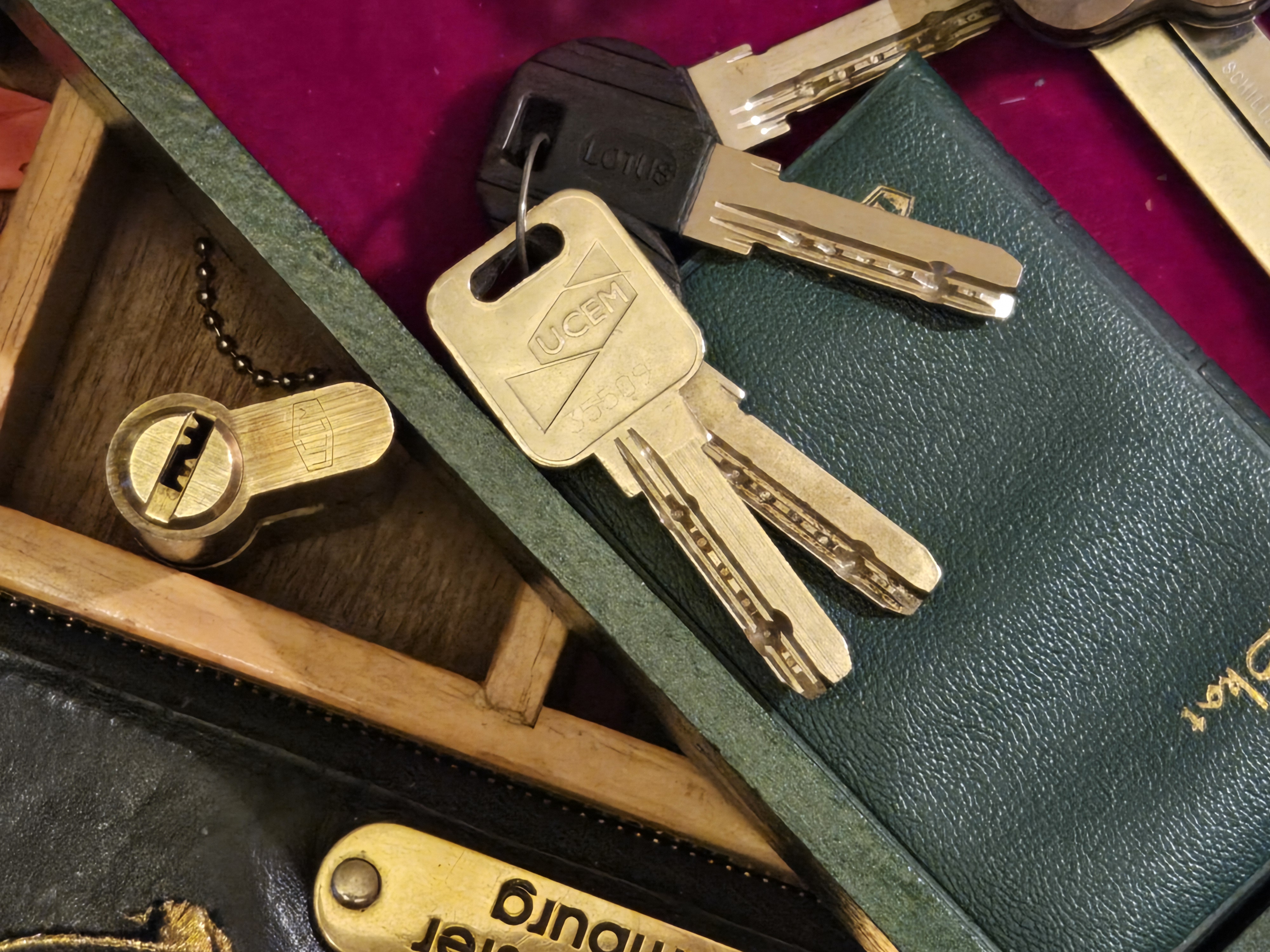 ♥ 𝔄𝔯𝔱𝔥𝔲𝔯 𝔅ü𝔥𝔩, 𝔄𝔯𝔱𝔥𝔲𝔯𝔪𝔢𝔦𝔰𝔱𝔢𝔯® Arthur Andreas Bühl, Detektiv und Sympathieträger ♥, Made in Germany, Jahrgang 1961 aus Baden - Württemberg stellt seinen Leporello " Der Aufmacher " vor. Arthurmeister`s Jukebox im Hasenstübchen by YouTube, spielt Pointer Sisters: Slow Hand ! Am Tresen wird Helbing gekippt. Die Lockpicker am Stammtisch trinken nach jeder Öffnung ein Pils, manche auch Weizenbier ! Der Scholischeck nörgelt, weil er kein Padlock öffnen kann ! Ferrari Rudi brüllt: Martina die F1 Saison beginnt. Wir fliegen zum Hockenheimring ! Der Hannenberger sagt: Ich will auch mit ! Martina schreit: Minardi, wir gewinnen nie. Minardiiii, wir gewinnen niiiie. Und der Alex Young darf auch nicht mit. Can not drive ! Verschlagwortet mit Buehl, Buhl, Rotkäppchen, Zwetschgenhengst, Bühl er Zwetschge SEO für heute: Arthur Bühl, Arthurmeister® Arthur ♥ Schwäbischer Hengst, Heini, Zwetschgen Hengst, Buhl, Artur, Buehl er, Zwetschge, Made in Germany, Born 1961, Sympathieträger, Google Earth, Mittelpunkt der Welt, Pflaumen, Arkadasch, Datschi, ♥ Martinameisterin, Cartomanze, Scholischek, " HIGH NOON ! ", ♥ ♥ Vokuhila, Friseur ♥ Parole Emil !