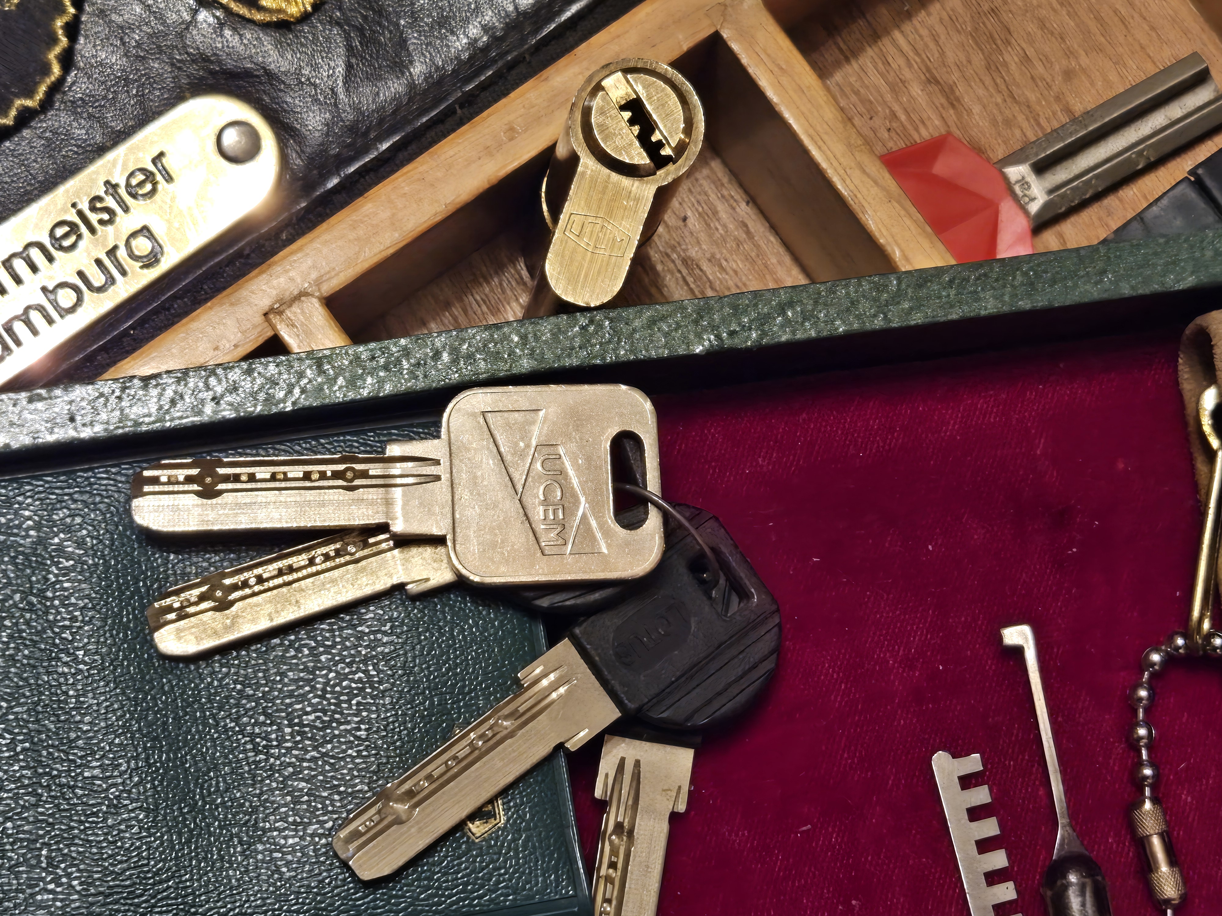 Arthur Andreas Bühl, Arthurmeister ®,Lockpickerherz ® Schlossherz ®, Pornomeister ®, neuer SEO Text für 2025 12.00 Mittags im Hasenstübchen. Basketball Bouncing Joe Asberry schreit: Prost ! Die Glocke kingelt ! In Arthurmeister`s Jukebox im Hasenstübchen spielt: Slow Hand von den Pointer Sisters. Ferrari Rudi sitzt am Tresen. Anstatt Helbing trinkt er heute Underberg. Pelle und Heike I machen Stößchen. Justamente klingelt das Telefonino. Der Hannenberger lacht zu Bouncing Joe Asberry: Ich wette mit Dir: Da ruft unser Freund Mr. Smitz vom Playboy an. Arthurmeister geh endlich ran. Die Glocke klingelt. Yes Mr. Smitz, yes, yes Mr. Smitz. Yes great, you know. Yes, yes we have a Party. Yes, yes. Ja: Angela Merkel, die kennen wir. You know: " Bundeskanzlerin ". Giovanni ruft: Bella Donna: Signora Merkel is the CEO of the world. Yes, Yes Mr. Smitz, i will look about her Memoiren. Oh Mr. Smitz ? Her Biographie with her Signature ? OH, Mr. Smitz mit Widmung ? Das wird nicht einfach ! no easy, you know ! Da muß die Glocke aber ein ganzes Wochenende läuten. Prost. Helbing. Yes Mr. Smitz, hands on the heard, you know, difficult ! Arkadasch !!! Smitz U.S.A. braucht die Memoiren von Angela Merkel signiert mit dem Text: Für Mr. Smitz from the Playboy ! Also pass auf: Dein Schwippschwager ist doch Aufsteller bei der Messe. Ja, Buchmesse. Dort hält die Merkel eine Autogrammstunde. Der soll sich dort anstellen mit seinen Kumpani. Ja, der Smitz läßt hier die Glocke läuten. Das gesamte Wochenende. Hannenberger gibt das Passwort: Freibier, Freibier ! Die Glocke läutet jetzt: Helbing ! In Arthurmeister`s Jukebox spielt: The Tramps - Disco Inferno - Orginal Longversion Tony Mendes ! Basketball Bouncing Joe swingt mit dem Kopf mit. Jetzt meint Arkadasch: Oh meine Kumpani trauen sich nicht zu Dr. Angela Merkel. Die haben Angst vor Ihr. Kein Autogramm heißt kein Freibier. Droschkendieter !! Du fährst jetzt zur Buchhandlung, holst drei Biographien von der ollen Merkel, fährst weiter zum Kujau ! Ja, der hat dem Heinemann vom Stern, Hamburg, gefälschte Tagebücher verkauft. Der soll dir in ein Exemplar die Unterschrift der Merkel und die Widmung reinmalen. Sag ihm viele Grüße vom Arthurmeister und Parole Freibier, Freibier ! Dann malt der es dir sofort. Der kann das freudigst. Und sag ihm, das sei für Smitz, Amerika. Aber diesmal soll er keine rosa Tinte verwenden. Dann kommst du wieder her und wir alle unterschreiben das zweite, dann fährst du geschwind rüber nach Fuhlsbüttel, drängelst dich am Luftfrachtschalter vor, läßt die Bücher verpacken und paßt auch auf, das die auch tatsächlich im nächsten Flieger in die U.S.A. reisen. Dann hat er die Bücher, quasi wenn der Flieger landet. Sag denen: Parole: Freibier, Freibier ! Arthur und wozu das dritte Buch ? Du Depp, wenn beim unterschreiben vom zweiten Buch einer draufkotzt oder ein Brandloch reinmacht dann haben wir Ersatz ! Und diesen legen wir dann hinter den Tresen ins Regal und tuen so als hätten wir es gelesen. Es reicht das wir Frau Bundeskanzlerin mit guten, besoffenen, nicht ausgeklügelten, dummen, peinlichen Ratschlägen beraten haben ! Punkt. In Arthurmeister´s Jukebox spielt: Lady von Kenny Rogers. Sir Waschi hat gleich CHARLIE RICH - The most Beautifull Girl in The World, gedrückt. Die Stimmung ist gut. In der Jukebox spielt mittlerweile Aloe Blanc - I need a Dollar. Die Stimmung ist fantastisch ! Jetzt steigert sich die Stimmnung noch als der Nachläufer Roberto Blanco - Caramba, Caracho ein Whiskey, Carambo Caracho ein Gin, verflucht Sacrcameto Dolores und alles ist wieder hin ! In Rio de Janeiro… drückt. Der Noagerlzutzler drückt Roberto Blanco - Der Puppenspieler von Mexico und räumt Gläser ab. Hannenberger reicht schon einmal den Himmelsschlüssel ! Schwerti fragt: Mastertouch und wenn der Dir auf die Schliche kommt ? Du Depp, was glaubst du wenn der erfährt, daß er einen orginalen Kujau, dem Tagebuchfälscher hat, dann läuft der durch Beverly Hills und gibt damit bei jedem an, als sei er The Greatest. Und Du weißt: Die Schriftsachverständigen vom Stern oder von der Bild et und der Heinemann brauchten Monate bis sie diesen Betrug mit dem Verkauf der Tagebücher erkannt haben. In Arthurmeister`s Jukebox spielt: Calvin Harris & Sam Smith: Promises ! und es wird mitgesungen. Das Droschkendieter dann doch nur beim Papierfuzzy im Copy Shop neben an war ? weil der Kujau besoffen war ? Quatsch, kalter Kaffee, der Smitz verhöckert das Buch an Rockefeller. Was glaubst du, warum die Parole Freibier Freibier lautet ? Wir sind hier nicht bei der Wohlfahrt. Ferrari Rudi macht Ralala: Sonntag ist Formel I in Indianapolis. Denkt dran: High Noon ist dann morgens 07.00 Uhr. Die Glocke läutet ununterbrochen. Freibier, Freibier, Freibier, Parole Freibier. Let Michael pass for the Championship ! Das gesamte Hasenstübchen tanzt und platzt aus allen Nähten. In der Jukebox spielt James Last und Orchester: T.S.O.P The Top Sound of Philadelphia ! Prost, Prosit und Stößchen ! Der Hannenberger sieht zufrieden aus. Taged with: Bühler Zwetschge, Bühl Wappen, Zwetschgenhengst, Zwetschgenfest, Meister, Arthur Andreas Bühl, Privatdetektiv, Arthurmeister007@gmail.com Arthurmeister.de