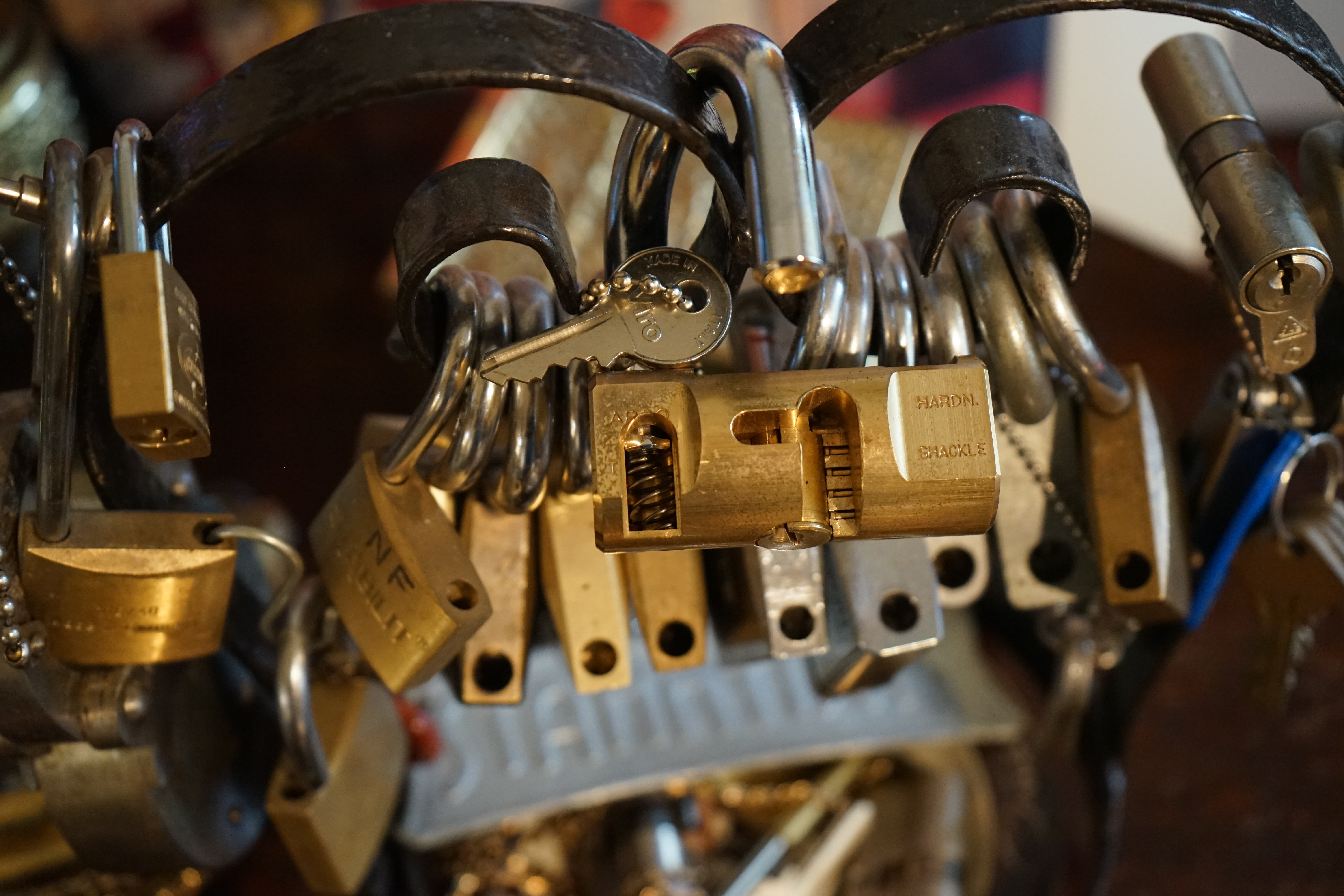 Lockpicker im Einsatz, ASSA ABLOY, Lockpicker Herz, patented by Arthur Bühl. Bühl, Detektiv aus Hamburg öffnet zerstörungsfrei Assa Abloy. Knacken, sägen, Love picking, Künstlerin knackt Liebesschlösser. Lockpicking. Arthur Andreas Bühl, Wiki, Fandom, Arthurmeister ®,Lockpickerherz ® Schlossherz ®, Pornomeister ®, Tagged with: Bühl, Stadt Bühl, Bühler Zwetschge, Bühl Wappen, Bühl Fahne, Bühl Design, Bühl Sign, Bühl Arthur, Zwetschgenhengst, Bühl Zwetschgenfest, Meister Arthur, Meister Porno, Porno Master, Arthur Andreas Bühl, Privatdetektiv, HAM. Bühl. Arthur Andreas Bühl. Hier ist die rasende Uschi von der Bild et und schreibt mit der neuen KI Arthurmeister den neuen SEO Text für 2025. Der Sympathieträger ist in Stuttgart, Baden - Württemberg geboren. Der Detektiv lebt in HAM, ist im Dienste der Wahrheitsfindung unterwegs, BUDEG. H1 Text der SEO schreibt: Hamburger knackte 1000 ( tausend ) Schlösser, Bild Zeitung, Performancekünstler, Xing, Arthurmeister `s Jukebox im Hasenstuebchen, Slow Hand - Pointer Sisters, Joy Flemming. 𝔄𝔯𝔱𝔥𝔲𝔯 𝔅ü𝔥𝔩, 𝔄𝔯𝔱𝔥𝔲𝔯𝔪𝔢𝔦𝔰𝔱𝔢𝔯® VereinsWiki / Fandom, Arthur Bühl. Bühl, Arthur, Jahrgang 1961, Made in Germany, Detektiv or Private Investigator, Performancekünstler und Lockpicker aus Hamburg erzählt in seinem Leporello wahre Geschichten aus dem Hasenstuebchen, Bunny Hall, Stammtisch, Fuhlsbüttel. Kaba Days Im Europapark Rust: Unternehmensschutz im Fokus, dorma kaba, Deutschland, praktische Vorführung von Arthur Buehl, Sportsfreunde. Koksa Vereinsauflösung taz Ein bisschen Ruhe bitte ! Arthur Bühl, der Weltbeste aus Stuttgart mit Wohnsitz im Lockpickermekka Hamburg ist auch Deutscher Meister. slideplayer: but Jesus is the only Masterwho can unlock the human soul. But there is another obvious difference between Arthurmeister and the " Jesusmeister " that connects today´s story to our lives. The tools that Arthur Bühl collected are mostly from the Stasi. Schlossherz, Lockpickerherz, Pornomeister, Bühl Fahne, Bühl Wappen, Bühl Stadt Wappen, UHU Linkedin Arthur Bühl, Arthurmeister, Präsident, Performance, Bundesverband für Detektive und Ermittler, Budeg. Arthur Andreas Bühl, EverybodyWiki Bios&Wiki, 27.03.61,Stuttgart, auch unter dem Pseudonym Arthurmeister bekannt, ist mehrfacher Deutscher Meister im Lockpicking. Koksa.Org Vereinsauflösung, Arthur Bühl, Arthurmeister, Tagesordnung, Mitgliederversammlung Arthurmeister`s Jukebox im Hasenstübchen by You Tube arthurmeister007, Schloßöffnung. Arthurbuehl@Arthurbuehl, X, Erfreulich ! Schlossindustrie und Elite rücken zusammen ! Verein, Sportsfreunde, Arthur Bühl, Erfahrung. FAZ.net Freizeit: Lockpickern bleibt nichts verschlossen - Doch der Beste der Besten hat alle schon besiegt: Der 42 jährige Kaufmann sitzt in Trachtenkleidung vor einer verrosteten alten Kiste. Preview Jesusmeister Homeleticsonline, At the Dutsch open Lock Picking Championship, Arthur Bühl emerged as the champion. No one picks locks as well as he does. Arthurmeister Phila-Locksmith Arthur Bühl Lock Picking Legend, Mr. Bühl, tool, nl, Sneek. Unter Knackern, jungle.world. Welt.de Die Kunst Sclösser ohne Schlüssel zu öffnen, Vereins-Mitbegründer und Vize Präsident trägt seine Leidenschaft schon auf der Krawatte: Sie ist blau mit gelben Schlüsseln drauf. The Master Touch: Lockpicker in the world Arthur Bühl. He`s this six-seven German private Investigator. He has this. The international Competition Whre Master Lock-Pickers… Arthur Bühl, the Dutsch Open Lock-picking champion. Charles Graeber … Arthurmeister standing above them all, with a beer stein in one hand and a cigarette in …. Wired.com Securitylaboratories.org, Arthur Bühl. Phila-locksmith.com - Arthur Bühl Lock Picking Legend, can see intimidating man. Toool, LockCon. Arthurmeister. Hailing from Hamburg, he is among a legion of German lock picker who have estabished their country as one of the top producers of master lock pickers. Slate.com Lock Picking: a arte de arrombar cadeados - Nascido em Hamburgo, o alemao Arthur Bühl é provavelmente um dos nomes mais conhecidos do submundo do lock picking. Conhecido nesse Círculo… Sportsfreunde Slik hacka vi i Norge pa 90-tallet Arthur Bühl PlusPedia, Arthur Andreas Bühl, Legend taz.de Ein bisschen Ruhe bitte Arthur Bühl, der Weltbeste aus Stuttgart mit Wohnsitz im Lockpickermekka Hamburg .. Telefonbuch, Meisterschaften. Jungle.World - Da hat auch Arthur Bühl, genannt " Arthurmeister ", durchaus Chancen auf weitere Titel für seine große Sammlung. " Scheiße ", brüllt der aus … The Lock Busters, Charles Graeber, Schließzylinder, Lock Picking, metallpinnen. Spiegel, Lockpicker: Die schnellsten Schlossknacker Deutschlands. Arthur Meister Bühl, Arthurmeister, ist amtierender Deutscher Meister der Lockpicker. Sein Hobby: Schlösser öffnen - ohne Schlüssel natürlich. media.ccc.de Schlossöffnung bei der Staatssicherheit der DDR ArthurMeister erläutert das operative Vorgehen und die speziellen Werkzeuge zur Schlossöffnung, die von der Staatssicherheit der DDR ……. Flickr Meister Arthur, Arthurmeister / Oberalster VfW Meisterschaft, Picktools.de FoeBud.org Schloß-Öffnen ArthurMeister aus Hamburg, erläutert, wie die Staatssicherheit…. Vortrag Bielefeld. Schlösser knacken: So einfach geht es!!! Gemäß ArthurMeister legt der Verein großen Wert auf den selbstauferlegten Kodex, der sich so… ZDF Lockpicking Reportage Boston Magazine.com The joy Lock Club The Arthurmeister was one of the top lock pickers in the world, and Towne was just a kid,but to everyone`s surprise - most especially to… Lock Picking 101 toool.us live I did vote arthurmeister when i first saw the site bevor the discussion on it startet but only……. Public Domain 147 Schloß-Öffnen ArthurMeister Bühl aus Hamburg, Gründungsmitglied…. Impressioning games Jos and Arthurmeister Aufsperrstunde ArthurMeister, ein Riesenkerl mit süddeutschem Akzent…. blogs.com Jesus, the Lock-Picker! - HOMELETICS - That might be a bit much, but nonetheless they call him the Arthurmeister! and then ther`s the JesusMaster, or Meister, if you will. if you….. Citywide RFID Master Arthurmeister Dezember / 2012 / SSDev Arthurmeister, Workshop, Barry Wels Herr Bühl sagt Danke ! xn-Arthur-bhl-heb.de Arthur Bühl, Detektiv aus Hamburg, Buehl, Siegel. Lockpickerherz.de Pornomeister.de Schlossherz.de Arthurmeister.de Linkedin Arthur Bühl ( Arthurmeister ) - Präsident - Von rechts nach links, Glück bringt`s. X. Linkedin, Detektiv aus Hamburg Acclaimed Lock Picker Explain the Art of Competive Locksport, Schyler Towne, Youtube, Arthurmeister, Gadget Hack. Key Cutting. Master Lock. Datenschleuder. Boston. Jägermeister. Demonstration not for Sale, Muster ohne Wert. Joe Asberry, Bouncing Joe. Angezettelt vom Fanclub. Radio-Eriwan.de Bildbeschreibung, Modula, SEO. Sympathietraeger. Im Prinzip ja, aber…. der Detektiv sei der Gärtner. Bunny Hall, B - Seite Jukebox. Schwarz, rot, gold. Bild Zeitung: Herr der tausend Schlösser. Zeiträuber. Streng vertraulich ! Fandom ! Boston. ABUS, Lock, security. Schlösser und Tresore von Ed Willis, The National Locksmith® - Guide to Modern Safe Locks by Mark Bates Tobias Locks, Safes and Security Markenanmeldung-Pornomeister-®-Praesident-Arthur-Buehl.jpeg Arthur-Buehl-Germany-Wappen-Arthurmeister007@gmail.com-Detektiv-Babyboomer-Sympathietraeger.png 𝔄𝔯𝔱𝔥𝔲𝔯-𝔅ue𝔥𝔩-Wappen-𝔄𝔯𝔱𝔥𝔲𝔯𝔪𝔢𝔦𝔰𝔱𝔢𝔯-®-Von-rechts-nach-links-Glueck-bringts-♥.gif 𝔄𝔯𝔱𝔥𝔲𝔯-𝔅ue𝔥𝔩-𝔄𝔯𝔱𝔥𝔲𝔯𝔪𝔢𝔦𝔰𝔱𝔢𝔯®-Arthur-Buehl-WebTuev®-ges.-gesch.-Die-E-Mail-lautet-Webtuev@WebTuev.de.png Arthur-A.-Buehl-Detektiv-aus-Hamburg-Arthurmeister®-Vitrine-Cut-Lock-veroeffentlicht-Xing-Linkedin-Facebook-Twitter-X.jpg Kaba, Schließzylinder, Zutrittskontrolle, Schlüssel, The Joy Lock Club, Houdini, Keyhole, Schyler, Toool, Lockpicker, Locksport, hulking, Arthurmeister, Linus Yale jr., Convention, Devitent Ollam, Barry Wels, Eddie the wire, Guide to Lockpicking, tools, TSA, approved baggage lock, Pin Tumbler, Medeco, Practical Lockpicking, Jakko Fagerlund, Javadi, open in Thirty Seconds, Sport, Schließkanal, Zylinder läßt sich drehen, Zeitvertreib, Lockcon, Locks, Security, Locksmith, Tool, bump key, Crypto Phone, Arthur Bühl, Charles Graeber, Arthurmeister ! booms Arthurmeister, Champ Julian, Kryptonite, ready to Rock, Lips, Oh, Arthur he sighs, Beer, Rotation, Vereins - Mitbergründer und Vizepräsident Arthur Bühl trägt seine Leidenschaft schon auf der Krawatte, Spardosenschloss, Understatement, Alles eine Frage der Übung, Geselligkeit, Ausdauer, Disziplin, Vertrauen, Ehrgeiz, Entspannung, Sportler, Hacker CCC, Profipickset, knacken, Zigarettenrauch, Unternehmensschutz im Focus, Zutrittskontrolle, Hahn & Kolb, Werkzeuge, Manipulation, Lösungen, Zylinder, Zeitwirtschaft, Presse BOX, Europa - Park, Kaba, Rust, The Joy Lock Club, Schyler Towne, Boston, Magazin, SSD, Arthur Bühl, a private Detektive from Germany, defeatet an all - Star field of Lockpicker´s to capture the aptey, Marc Weber Tobias ! Jesusmeister, Jesusmaster, Performancekünstler Xing, Hamburger Detektiv Arthur Bühl knackte 1000 Schlösser, Bild Zeitung, Steckbrief, wanted, Siegelring, Wappen Stadt Bühl, Bildbezeichnung, Arthurmeister007@gmail.com, Lockpickerherz, Schlossherz, Arthurmeister, Pornomeister, Arthur Bühl sagt: Junge Besen kehren besser, aber wir alten Bürsten kennen jede Ecke - Merzer. Deshalb habe ich keinen Grund ihnen zu glauben = aber sie möchten es so gern ! Bühl Wappen ges.gesch. für Inhaber Arthur A. Bühl: Im Dienste der Wahrheitsfindung. Im Falle eines Falles, klebt UHU aus Bühl wirklich alles und kurze Zeit drauf, ist alles wieder auf ! Arthur Bühl, Detektiv aus Hamburg und Präsident Pornomeister S.A.R.L Stammtisch Parole. Fandom und vendors. Unverkäufliches Musterexemplar. Demonstration and Example not for sale. Tilt 404. Mr. Smitz spricht: Der Weihnachtsmann, der Weihnachtsmann, hat keine Hosen an. Meisterkatze, BUEHL.-Wappen-ges-gesch-Arthur-Andreas-Buehl-DETEKTIV-Germany-HAM-1961-2061-BUEHL.png, Schlossherz-Arthur-Buehl.png, Arthur-Buehl-Detektiv-und-Sympathietraeger-Arthurmeister-®-Von-rechts-nach-links-Glueck-bringts-♥.png, Arthur-Buehl-Ina-Mueller.png, Arthur-Buehl-Detektiv-Hamburg-von-rechts-nach-links-Glueck-bringts-♥.png, Arthur-Buehl-Siegel-Ring-♥-𝔄𝔯𝔱𝔥𝔲𝔯-𝔅ue𝔥𝔩-𝔄𝔯𝔱𝔥𝔲𝔯𝔪𝔢𝔦𝔰𝔱𝔢𝔯®.jpg, LEGO-Billund-𝔄𝔯𝔱𝔥𝔲𝔯-𝔅ue𝔥𝔩-♥-PADLOCK-WIRED-LEGO-Schloss.jpg, Arthur-Buehl-Arthurmeister®-Europa-Open-Kaba-Days-Europapark-Rust.png, Arthur Bühl, Arthur meister ®, Lockpickerherz ®, Schlossherz ®, Porno meister ® Carsten Jasner, MUT PROBEN ! Das Leben ist tödlich. Aber es muß nicht sterbenslangweilig sein. In diesem Buch werde ich ab Seite 139 in dem Kapitel: Mut zur Lücke, Loch im Tresor. Todsichere Systeme und wie man sie knackt wie folgt beschrieben: Ein Mann mit Pferdeschwanz sitzt hoch konzentriert am Werktisch. Sein Blick ist ins Nichts gerichtet. Für das was er tut, braucht er seine Augen nicht, er sieht mit dem kleinen Stahlhaken zwischen seinen großen Fingern, mit denen er sich einen Weg in das Schicherheitsschloss bahnt. Er gleitet in die ölige Innenwelt, ertastet Wände, Widerstände, Ausbuchtungen. Er fühlt schließlich die genaue Position der Stifte, rastet einen nach dem anderen ein. Diese Momente, sagt der Zweimeter mann, seien " Vorboten zum Orgasmus " ! Arthur Bühl, von seinen zahlreichen Bewunderern " ARTHURMEISTER " genannt, ist einer der Besten bei den Sportsfreunden der Sperrtechnik, einem Verein in dem sich bundesweit rund fünfzehnhundert Mitglieder in sechzehn Ortsgruppen treffen, um in ihrer Freizeit Schlösser zu knacken. Ins Leben gerufen hat den Verein Arthur Bühl und sein Freund Steffen Wernèry, ein Mitbegründer des Caos Computer Club. Digital hacken oder analog knacken - für Wernèry gibt es da keinen Unterschied. Hier wie da treibt ihn der rebellische Reiz, Lücken im System zu finden, die Verkäufer als todsicher preisen. " Doch sicher ist nur, daß alles aufgeht " ! Dafür sort die Lust, die jeder kennt: Schatzkammern zu betreten, Geheimnisse zu entschlüsseln, Widerstände zu überwinden, Verbotenes zu tun, sich Zugang zu veerbogenen Ecken und Winkeln zu verschaffen. Die " Sportsfreunde " treibt diese Lust seit ihrer Kindheit um. Wernèry bog mit zwölf Jahren seinen ersten Dietrich aus einem Kleiderbügel und sperrte seine Lehrer ein. Der kleine Arthur bekam eine Ahnung von seinem Talent, als es ihm gelang, die Spardose schlüssel - und zerstörungsfrei zu entriegeln. Heute triumphiert er als mehrfacher Deutscher Meister im sogenannten Lockpicking, dem Öffnen von Schlössern unter Wettkampfbedingungen. Immerhin siebenundsechzig Jahre lang war das erste Sicherheitschloss der Welt tatsächlich ein Sicherheitsschloss. Der englische Tüftler Joseph Bramah, der so nützliche Dinge erfand wie eine Banknoten - Nummeriermaschine und eine Zapfanlage, die heute noch in britischen Pubs Bier in Gläser sprotzt, ersann 1784 ein Zylinderschloss, daß als unbezwigbar galt - bis 1851 ein professioneller Knacker nach sechzehn Tagen engagierten Stocherns das Ding öffnete. Dieser Akt war ein Schlüsselerlebnis in der Beziehung zwischen Mensch und Mechanik. Ein Sieg der lebendigen Sinne über ein sprödes System - zu einer Zeit, da die Gesellschaft sich dem stampfenden Rhythmus der Industrialisierung unterwarf und der Glaube an das Heil der Technik verdrängte. Lockpicking wurde zu einem populären Sport, der Helden schuf. In den dreißiger Jahren des 20. Jahrhunderts etwa gelangte ein Prister zu Weltruhm, weil er reihenweise sowohl als einbruchsicher gepriesene Tresore als auch " ausbruchsichere " Gefängnisschlösser entriegelte. " Der schwerste Schrank hat seine Schwächen, er läßt sich ohne Müh erbrechen " ! - diese alte Panzerknacker Weisheit hat nach wie vor Gültigkeit; sie hängt über den Köpfen der Hamburger Lockpicker. Arthurmeister braucht für handelsübliche Stiftschlösser, die fast jede Wohnungstür zieren, zwischen zehn Sekunden und fünf Minuten, je nach Hersteller. Bohrmuldenschlösser, die bei der Deutschen Post, auf Flughäfen und in Atomkraftwerken verwendet werden, sind vor ihm ebenso wenig sicher. Er nutzt dabei mechanische Ungenauigkeiten, winzige Spielräume, die sich bei der Herstellung nicht vermeiden lassen und zehnmal dünner sind als ein Haar. Ein paar Mal klickt es, der Meister dreht den Zylinder, streicht seine Haare zurück, steckt sich eine Zigarette an. " Tja " sagt er, " und wenn man dann das Schloss aufkriegt - das ist ein geiles Gefühl ! " Ich habe dann später den Jasner in Berlin angerufen. Bei dem Telefonat kam lediglich heraus er wüßte von dem Interview nichts mehr und wolle auch nichts mehr wissen. Da habe ich noch bemerkt, er hätte auf dem Lockpicking " Bunten Nachmittag " nicht so nerven brauchen, wenn er dann doch so einiges durch den " Tüddel " kriegt. Taged mit: Spiel nicht mit den Schmuddelkindern ! Verzwetschget mit: Bühl Arthur, Bühl Wappen, Bühl Fahne, Bühl Urkunde, Bühl Patent, Bühl achteck, Zwetschgenhengst, Zwetschgenfest, Meister Arthur, Bühler Zwetschge Arthur Andreas Bühl, Detektiv, Privatdetektiv, Hamburg,Germany, Siegel Ring. Arthurmeister007@gmail.com Arthurmeister-Mastertouch@Arthurmeister-Mastertouch.de Arthurmeister-Slowhand@Arthurmeister-Slowhand.de ArthurBuehl@ArthurBuehl.de Arthurmeister@Arthurmeister.de Pornomeister@Pornomeister.de Schlossherz@Schlossherz.de Lockpickerherz@Lockpickerherz.de Mr.Smitz@Mr.Smitz.us Sympathietraeger@Sympathietraeger.com Arthur-Buehl@Arthur-Buehl.de Unzenziert@Unzenziert.de Hasenstuebchen@Hasenstuebchen.de Cartomanze@Cartomanze.de Martinameisterin@Martinameisterin.de Seogeister@Seogeister.de Seo-Geister@Seo-Geister.de Scholischek@Scholischek.de Web-Tuev@Web-Tuev.de Webseitentuev@Webseitentuev.de Zwetschgenhengst@Zwetschgenhengst.de Tresorherz@Tresorherz.de Legal1001@Legal1001.de Meisterkatze@Meisterkatze.de ArthurAndreasBuehl@ArthurAndreasBuehl.de Arthur-Andreas-Buehl@Arthur-Andreas-Buehl.de Katzenveit@Katzenveit.de Schlosstaster@Schlosstaster.de Schnellauf@Schnellauf.de Securator@Securator.org Raucherherz@Raucherherz.de Leporello@Leporello.us Frauenwirt@Frauenwirt.de Endlich-Raucher@Endlich-Raucher.de EndlichRaucher@EndlichRaucher.de DoubleBrain@DoubleBrain.de Rappermeister@Rappermeister.de meisterArte@meisterArte.de Der-Aufmacher@Der-Aufmacher.de The-Opener@The-Opener.de Geiler-Schwanz@Geiler-Schwanz.de GeileVotze@GeileVotze.de