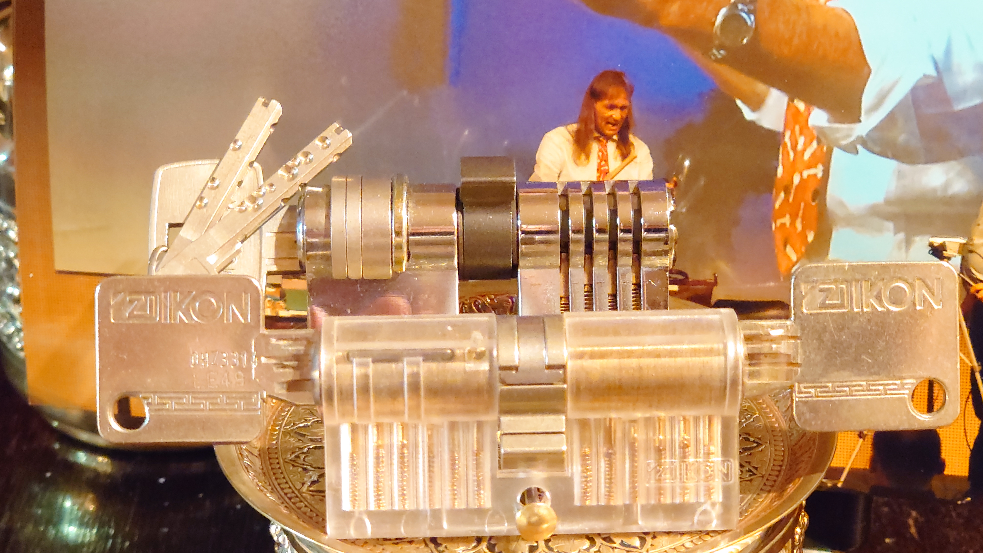 Arthur A. Bühl, Made in Germany, born 1961 in Stuttgart, arbeitet seit 40 Jahren als Privatdetektiv und lebt in Hamburg. Er ist als Detektiv Mitglied in nationalen und internationalen Berufsverbänden. Unter dem Künstlernamen " Arthurmeister " erklärt Arthur Bühl Lockpicking; das zerstörungsfreie Öffnen von Schlössern und Schließzylindern. Der Ehrenkodex lautet: Öffne nur deine eigenen Schlösser. Fremde Schlösser dürfen nur mit Einwilligung des Eigentümers geöffnet werden. Herr Bühl wurde schon als Schlossknacker bezeichnet. Dies ist natürlich Quatsch, denn wenn man oder Frau z.B. ein Vorhangschloss knackt, so ist es kaputt und die Wettbewerber und Lockpickerkollegen können nicht mehr daran üben. Knacker benutzen einen Kuhfuß. Der mehrfache Deutsche Meister dagegen ein Pickset und es gilt: " Offen ist gut, schneller Offen ist besser ". Viel Spaß und Erfolg beim Üben. Von der Zeitschrift " WIRED " wurde Arthurmeister als Master of the Universe, betitelt. SEO für heute: Parole Emil ! Arthur Bühl, Sympathieträger.com, Präsident Pornomeister SARL. Die Anschrift lautet: Arthur A. Bühl, Postfach 605 145, 22 246 Hamburg.