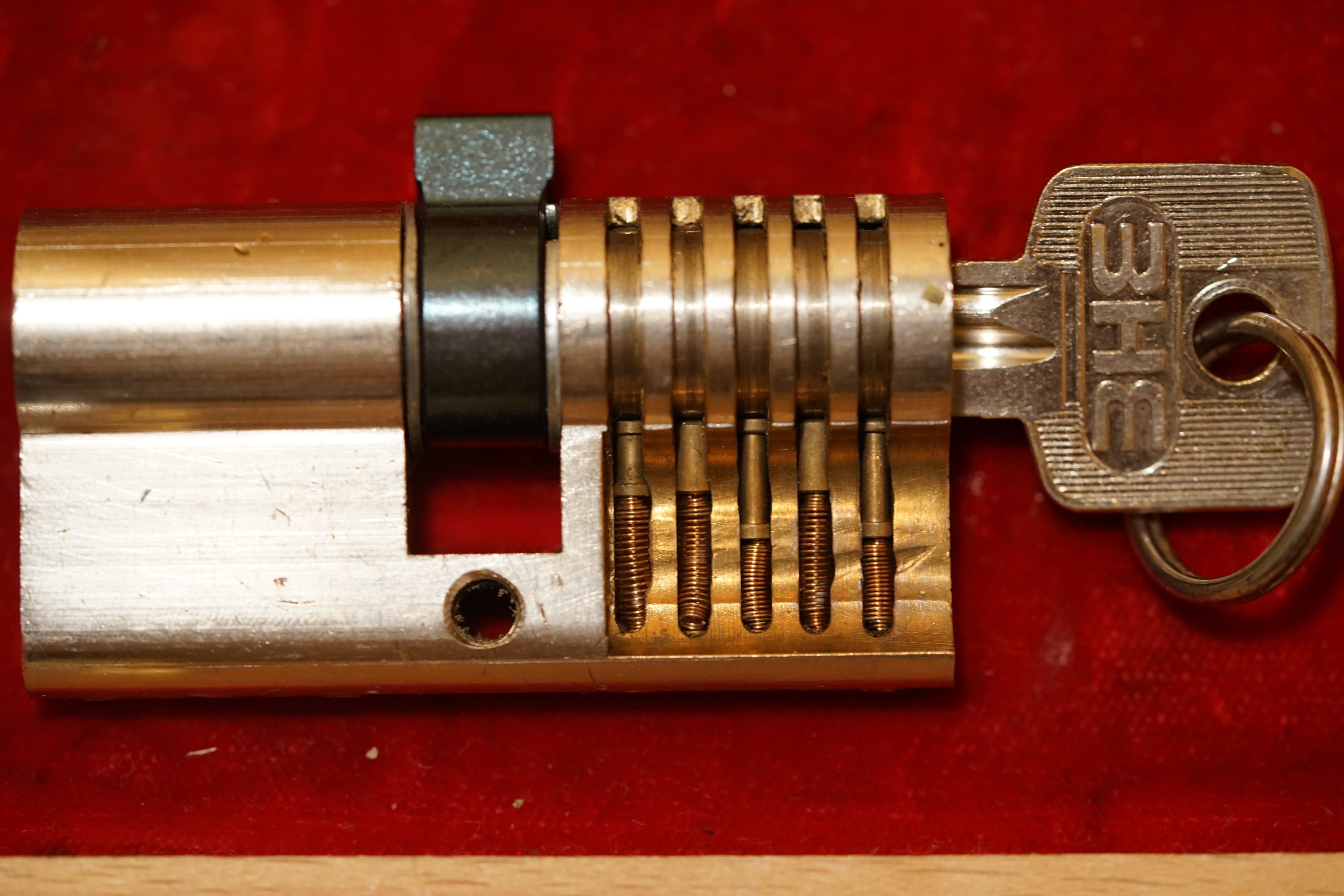 born 1961 Arthur Bühl, Arthur Andreas Bühl, Made in Germany, born 1961 in Stuttgart, arbeitet seit 40 Jahren als Privatdetektiv und lebt in Hamburg. Er ist als Detektiv Mitglied in nationalen und internationalen Berufsverbänden. Unter dem Künstlernamen " Arthurmeister " erklärt Arthur Bühl Lockpicking; das zerstörungsfreie öffnen von Schlössern und Schließzylindern. Der Ehrenkodex lautet: Öffne nur deine eigenen Schlösser. Fremde Schlösser dürfen nur mit Einwilligung des Eigentümers geöffnet werden. Herr Bühl wurde schon als Schlossknacker bezeichnet. Dies ist natürlich Quatsch, denn wenn man oder Frau z.B. ein Vorhangschloss knackt, so ist es kaputt und die Wettbewerber und Lockpickerkollegen können nicht mehr daran üben. Knacker benutzen einen Kuhfuß. Der mehrfache Deutsche Meister dagegen ein Pickset und es gilt: " Offen ist gut, schneller Offen ist besser ". Viel Spaß und Erfolg beim Üben. Von der Zeitschrift " WIRED " wurde Arthurmeister als Master of the Universe, betitelt. SEO für heute: Parole Emil ! Arthur Bühl, Sympathieträger.com, Präsident Pornomeister SARL. Die Anschrift lautet: Arthur A. Bühl, Postfach 605 145, 22 246 Hamburg. In der Vitrine von Arthur Bühl, Arthurmeister® sind Schlösser, Padlocks, von HKR, ABUS, Binoxx BUGA, BKS, CES, DOM, EVVA, FEFI, Assa Abloy, Z Ikon, Kaba, Keso, ASSA, Winkhaus, Wilka, Trelock, Schmelting, Bode Panzer, Comet, Ancor Las, Drumm Geminy, Xylock, EMKA, SEA, Medeco, Mul-T-Lock, Cut away, ABUS Granit, Pfaffenhain, E*S, ESS, Nemef, BAB, Babelsberg, Stasi, Diskus, WMF, Tesa, Noch, Vachette, Cisa, Wally, Rielda, Mottura, Viro, FAI, GeGe, K + K, Fichet, Bode Panzer, Tresor, Bramah, Protector, Braun`s Patent, Walomatus, Arolds, Combination Lock, Yale, Master, American Lock, Tubular, China, Indien, Aligarh, Nepal, Thailand, Zahlenschlösser, Himmelsschlüssel und noch vieles mehr, vorhanden. Alle Schliesszylinder sind Übungsmaterial für das Lockpicking. Schlagschlüssel und so vieles mehr, sind auch dabei. Auch der Sputnik. Verschlagwortet mit: ♥ Vokuhila, Friseur ♥ Schwäbischer Hengst, Zwetschgen Heini, Bühl er, Zwetschge, Google Earth, Mittelpunkt der Welt, Martinameisterin, Cartomanze, Scholischek, " HIGH NOON ! ". ♥ Parole Emil !