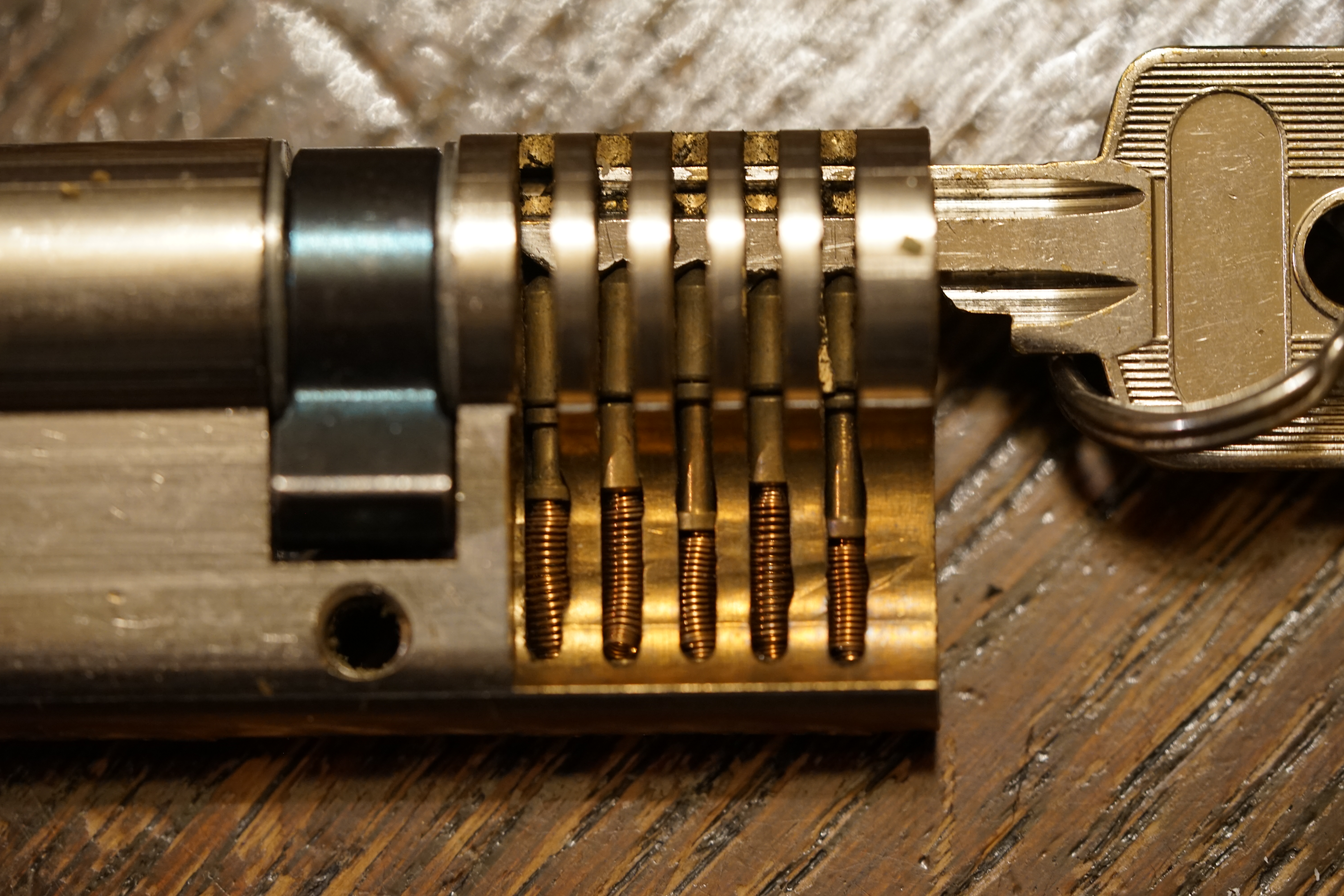 Arthur Bühl, Arthurmeister, Wappen Bühl, Flagge, Fahne, Arthurmeister Ring BÜHL öffnet Dormakaba, Kaba, Kaba 8 und weitere wie Quattro und Gemini. Tja und im Falle eines Falles, klebt UHU wirklich alles und kurz drauf, ist alles wieder auf ! Auch Dormakaba in Bühl im Falle eines Falles ! Verschlagwortet mit: Arthur Bühl, Detektiv, the dutch open Lockpicking Champion ! From WIRED. ÖFFNUNG OHNE SCHLÜSSEL, Linkedin Joe Asberry, NBA, Twitter X. Basket Ball Bouncing Verbot, Arthurmeister, Raucher, Roth - Händle, Stadt Lahr - Bühl, Schwarzwald, Black Forest, Rötkäppchen you know Mr. Smitz, Sorte Schwäbischerhengst de is großfruchtig und süss wie UHU. Buhl er Zwetschge. No, only woman has Pflaumen ♥ Wappen Arthur Andreas Bühl, Flagge ! Wilhelm Busch ♥