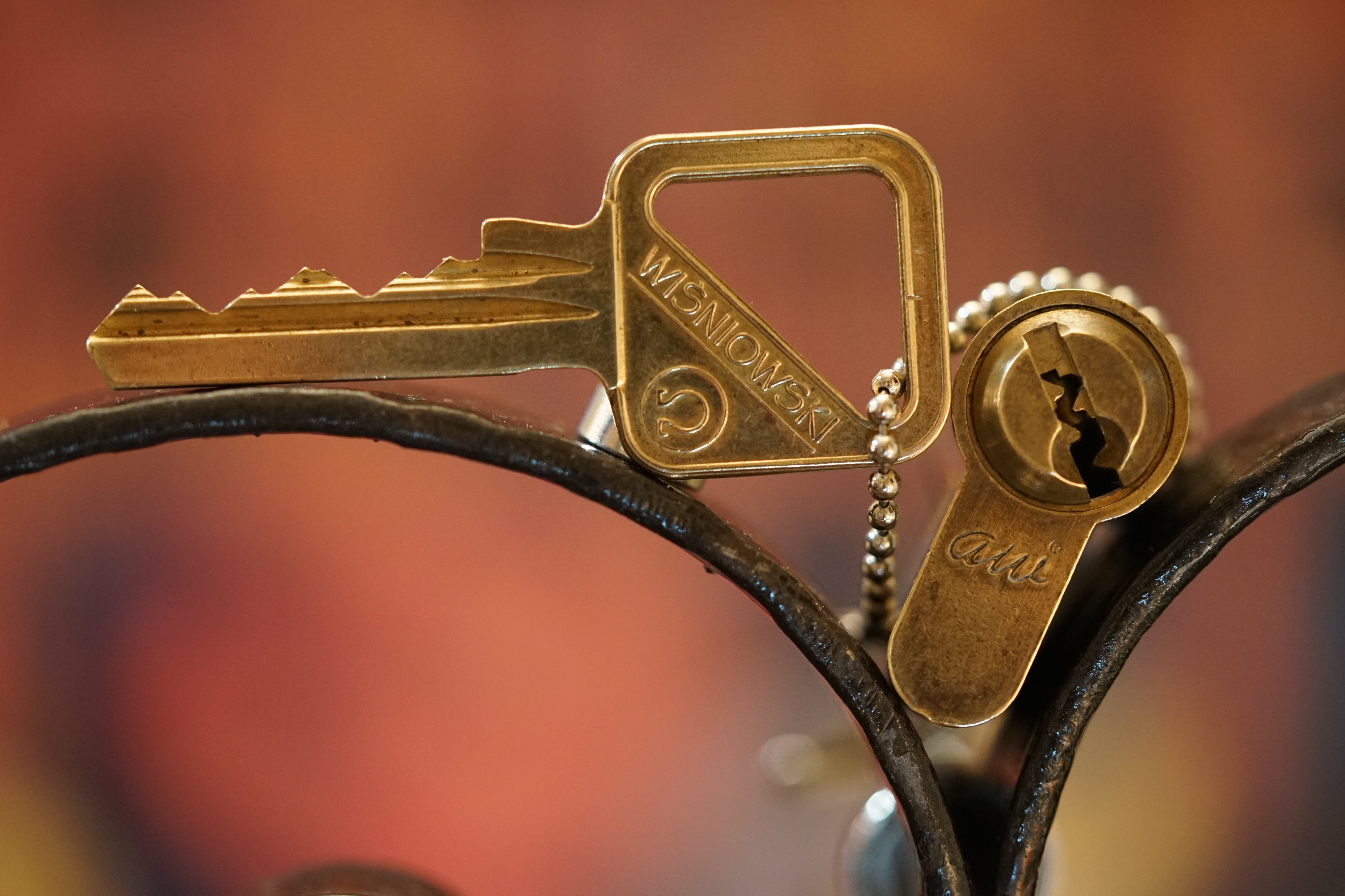 Arthur Bühl, Jahrgang 1961, Detektiv aus Germany, Im Dienste der Wahrheitsfindung unterwegs, betreibt in seiner Freizeit Lockpicking aus Leidenschaft. Der mehrfache Deutsche Meister wird in der WIRED als " Master of the Universe " betitelt. In der BILD et ist der Artikel " Herr der Schlösser " abgedruckt. Im Hasenstübchen - Fuhlsbüttel, am Hasenberge, Santa Fu, wird gefeiert. Arthurmeister® stellt seinen Leporello " Der Aufmacher " vor. Der Stammtisch grölt " OFFEN ". Scholischek, Rudi, Heike I, Noagerlzutzler, Arthur und Joe Asberry, der alte NBA ler, prosten sich zu. Arthurmeister`s Jukebox auf YouTube spielt Pointer Sisters - Slow Hand ! ♥ Beim Tanzen ruft die Cartomanze " Ey du Sympthieträger ♥, komm mal her " ! Verschlagwortet mit: Arthur Bühl, Arthurmeister® Arthur ♥ Schwäbischer Hengst, Buhl, Zwetschgen Heini, Artur, Buehl er, Zwetschge, Made in Germany, Born 1961, Sympathieträger, Google Earth, Mittelpunkt der Welt, Pflaumen, Arkadasch, Datschi, ♥ Martinameisterin, Cartomanze, Scholischek, " HIGH NOON ! ", ♥ ♥ Vokuhila ♥ Parole Emil ! Verschlagwortet mit: Bühl er Zwetschge, International Lockpicking, Google Earth, Earth Song, Schwäbischer Hengst !