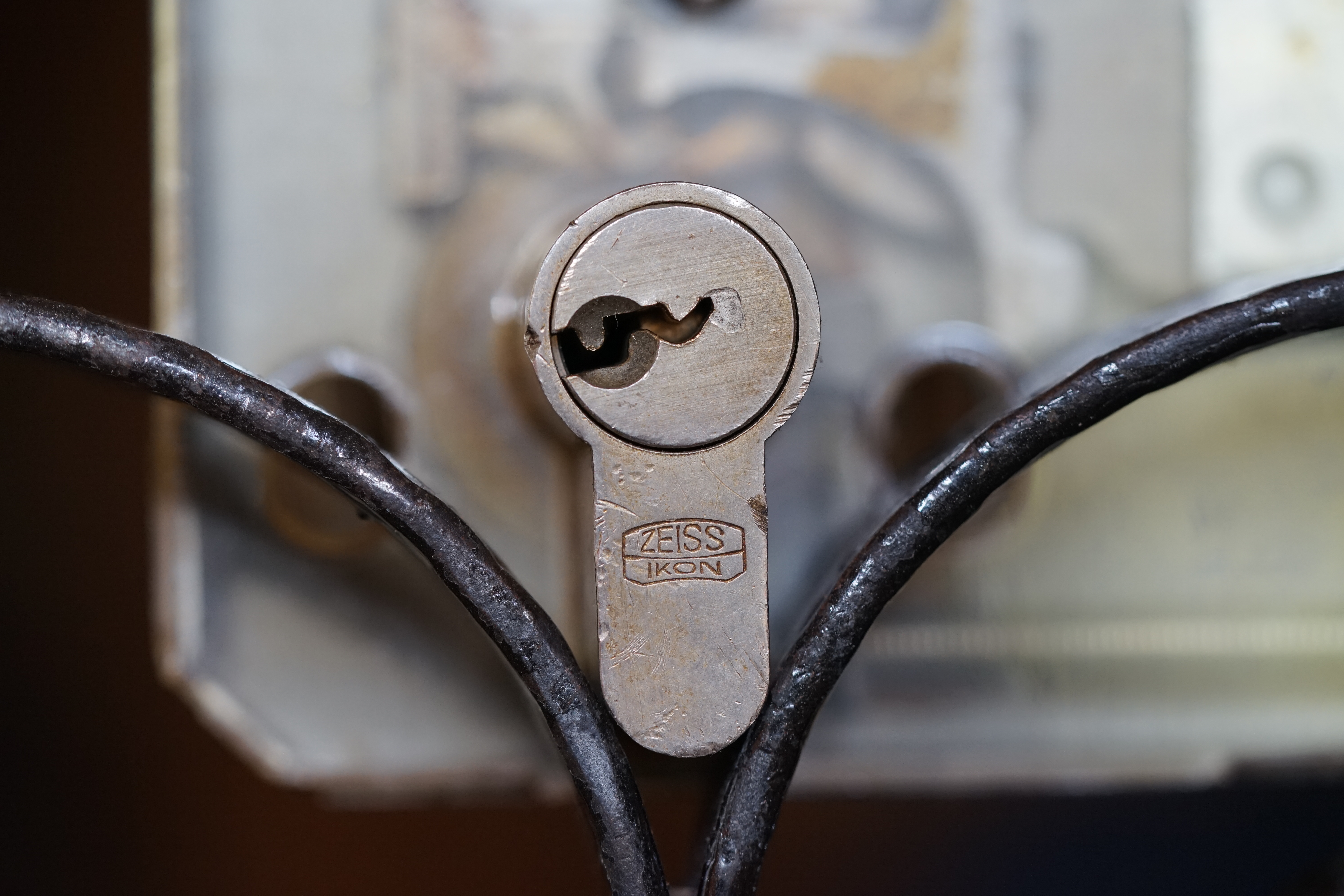 Lockpicker im Einsatz, ASSA ABLOY, Lockpicker Herz, patented by Arthur Bühl. Bühl, Detektiv aus Hamburg öffnet zerstörungsfrei Assa Abloy. Knacken, sägen, Love picking, Künstlerin knackt Liebesschlösser. Lockpicking. Arthur Andreas Bühl, Wiki, Fandom, Arthurmeister ®,Lockpickerherz ® Schlossherz ®, Pornomeister ®, Tagged with: Bühl, Stadt Bühl, Bühler Zwetschge, Bühl Wappen, Bühl Fahne, Bühl Design, Bühl Sign, Bühl Arthur, Zwetschgenhengst, Bühl Zwetschgenfest, Meister Arthur, Meister Porno, Porno Master, Arthur Andreas Bühl, Privatdetektiv, HAM. Bühl. Arthur Andreas Bühl. Hier ist die rasende Uschi von der Bild et und schreibt mit der neuen KI Arthurmeister den neuen SEO Text für 2025. Der Sympathieträger ist in Stuttgart, Baden - Württemberg geboren. Der Detektiv lebt in HAM, ist im Dienste der Wahrheitsfindung unterwegs, BUDEG. H1 Text der SEO schreibt: Hamburger knackte 1000 ( tausend ) Schlösser, Bild Zeitung, Performancekünstler, Xing, Arthurmeister `s Jukebox im Hasenstuebchen, Slow Hand - Pointer Sisters, Joy Flemming. 𝔄𝔯𝔱𝔥𝔲𝔯 𝔅ü𝔥𝔩, 𝔄𝔯𝔱𝔥𝔲𝔯𝔪𝔢𝔦𝔰𝔱𝔢𝔯® VereinsWiki / Fandom, Arthur Bühl. Bühl, Arthur, Jahrgang 1961, Made in Germany, Detektiv or Private Investigator, Performancekünstler und Lockpicker aus Hamburg erzählt in seinem Leporello wahre Geschichten aus dem Hasenstuebchen, Bunny Hall, Stammtisch, Fuhlsbüttel. Kaba Days Im Europapark Rust: Unternehmensschutz im Fokus, dorma kaba, Deutschland, praktische Vorführung von Arthur Buehl, Sportsfreunde. Koksa Vereinsauflösung taz Ein bisschen Ruhe bitte ! Arthur Bühl, der Weltbeste aus Stuttgart mit Wohnsitz im Lockpickermekka Hamburg ist auch Deutscher Meister. slideplayer: but Jesus is the only Masterwho can unlock the human soul. But there is another obvious difference between Arthurmeister and the " Jesusmeister " that connects today´s story to our lives. The tools that Arthur Bühl collected are mostly from the Stasi. Schlossherz, Lockpickerherz, Pornomeister, Bühl Fahne, Bühl Wappen, Bühl Stadt Wappen, UHU Linkedin Arthur Bühl, Arthurmeister, Präsident, Performance, Bundesverband für Detektive und Ermittler, Budeg. Arthur Andreas Bühl, EverybodyWiki Bios&Wiki, 27.03.61,Stuttgart, auch unter dem Pseudonym Arthurmeister bekannt, ist mehrfacher Deutscher Meister im Lockpicking. Koksa.Org Vereinsauflösung, Arthur Bühl, Arthurmeister, Tagesordnung, Mitgliederversammlung Arthurmeister`s Jukebox im Hasenstübchen by You Tube arthurmeister007, Schloßöffnung. Arthurbuehl@Arthurbuehl, X, Erfreulich ! Schlossindustrie und Elite rücken zusammen ! Verein, Sportsfreunde, Arthur Bühl, Erfahrung. FAZ.net Freizeit: Lockpickern bleibt nichts verschlossen - Doch der Beste der Besten hat alle schon besiegt: Der 42 jährige Kaufmann sitzt in Trachtenkleidung vor einer verrosteten alten Kiste. Preview Jesusmeister Homeleticsonline, At the Dutsch open Lock Picking Championship, Arthur Bühl emerged as the champion. No one picks locks as well as he does. Arthurmeister Phila-Locksmith Arthur Bühl Lock Picking Legend, Mr. Bühl, tool, nl, Sneek. Unter Knackern, jungle.world. Welt.de Die Kunst Sclösser ohne Schlüssel zu öffnen, Vereins-Mitbegründer und Vize Präsident trägt seine Leidenschaft schon auf der Krawatte: Sie ist blau mit gelben Schlüsseln drauf. The Master Touch: Lockpicker in the world Arthur Bühl. He`s this six-seven German private Investigator. He has this. The international Competition Whre Master Lock-Pickers… Arthur Bühl, the Dutsch Open Lock-picking champion. Charles Graeber … Arthurmeister standing above them all, with a beer stein in one hand and a cigarette in …. Wired.com Securitylaboratories.org, Arthur Bühl. Phila-locksmith.com - Arthur Bühl Lock Picking Legend, can see intimidating man. Toool, LockCon. Arthurmeister. Hailing from Hamburg, he is among a legion of German lock picker who have estabished their country as one of the top producers of master lock pickers. Slate.com Lock Picking: a arte de arrombar cadeados - Nascido em Hamburgo, o alemao Arthur Bühl é provavelmente um dos nomes mais conhecidos do submundo do lock picking. Conhecido nesse Círculo… Sportsfreunde Slik hacka vi i Norge pa 90-tallet Arthur Bühl PlusPedia, Arthur Andreas Bühl, Legend taz.de Ein bisschen Ruhe bitte Arthur Bühl, der Weltbeste aus Stuttgart mit Wohnsitz im Lockpickermekka Hamburg .. Telefonbuch, Meisterschaften. Jungle.World - Da hat auch Arthur Bühl, genannt " Arthurmeister ", durchaus Chancen auf weitere Titel für seine große Sammlung. " Scheiße ", brüllt der aus … The Lock Busters, Charles Graeber, Schließzylinder, Lock Picking, metallpinnen. Spiegel, Lockpicker: Die schnellsten Schlossknacker Deutschlands. Arthur Meister Bühl, Arthurmeister, ist amtierender Deutscher Meister der Lockpicker. Sein Hobby: Schlösser öffnen - ohne Schlüssel natürlich. media.ccc.de Schlossöffnung bei der Staatssicherheit der DDR ArthurMeister erläutert das operative Vorgehen und die speziellen Werkzeuge zur Schlossöffnung, die von der Staatssicherheit der DDR ……. Flickr Meister Arthur, Arthurmeister / Oberalster VfW Meisterschaft, Picktools.de FoeBud.org Schloß-Öffnen ArthurMeister aus Hamburg, erläutert, wie die Staatssicherheit…. Vortrag Bielefeld. Schlösser knacken: So einfach geht es!!! Gemäß ArthurMeister legt der Verein großen Wert auf den selbstauferlegten Kodex, der sich so… ZDF Lockpicking Reportage Boston Magazine.com The joy Lock Club The Arthurmeister was one of the top lock pickers in the world, and Towne was just a kid,but to everyone`s surprise - most especially to… Lock Picking 101 toool.us live I did vote arthurmeister when i first saw the site bevor the discussion on it startet but only……. Public Domain 147 Schloß-Öffnen ArthurMeister Bühl aus Hamburg, Gründungsmitglied…. Impressioning games Jos and Arthurmeister Aufsperrstunde ArthurMeister, ein Riesenkerl mit süddeutschem Akzent…. blogs.com Jesus, the Lock-Picker! - HOMELETICS - That might be a bit much, but nonetheless they call him the Arthurmeister! and then ther`s the JesusMaster, or Meister, if you will. if you….. Citywide RFID Master Arthurmeister Dezember / 2012 / SSDev Arthurmeister, Workshop, Barry Wels Herr Bühl sagt Danke ! xn-Arthur-bhl-heb.de Arthur Bühl, Detektiv aus Hamburg, Buehl, Siegel. Lockpickerherz.de Pornomeister.de Schlossherz.de Arthurmeister.de Linkedin Arthur Bühl ( Arthurmeister ) - Präsident - Von rechts nach links, Glück bringt`s. X. Linkedin, Detektiv aus Hamburg Acclaimed Lock Picker Explain the Art of Competive Locksport, Schyler Towne, Youtube, Arthurmeister, Gadget Hack. Key Cutting. Master Lock. Datenschleuder. Boston. Jägermeister. Demonstration not for Sale, Muster ohne Wert. Joe Asberry, Bouncing Joe. Angezettelt vom Fanclub. Radio-Eriwan.de Bildbeschreibung, Modula, SEO. Sympathietraeger. Im Prinzip ja, aber…. der Detektiv sei der Gärtner. Bunny Hall, B - Seite Jukebox. Schwarz, rot, gold. Bild Zeitung: Herr der tausend Schlösser. Zeiträuber. Streng vertraulich ! Fandom ! Boston. ABUS, Lock, security. Schlösser und Tresore von Ed Willis, The National Locksmith® - Guide to Modern Safe Locks by Mark Bates Tobias Locks, Safes and Security Markenanmeldung-Pornomeister-®-Praesident-Arthur-Buehl.jpeg Arthur-Buehl-Germany-Wappen-Arthurmeister007@gmail.com-Detektiv-Babyboomer-Sympathietraeger.png 𝔄𝔯𝔱𝔥𝔲𝔯-𝔅ue𝔥𝔩-Wappen-𝔄𝔯𝔱𝔥𝔲𝔯𝔪𝔢𝔦𝔰𝔱𝔢𝔯-®-Von-rechts-nach-links-Glueck-bringts-♥.gif 𝔄𝔯𝔱𝔥𝔲𝔯-𝔅ue𝔥𝔩-𝔄𝔯𝔱𝔥𝔲𝔯𝔪𝔢𝔦𝔰𝔱𝔢𝔯®-Arthur-Buehl-WebTuev®-ges.-gesch.-Die-E-Mail-lautet-Webtuev@WebTuev.de.png Arthur-A.-Buehl-Detektiv-aus-Hamburg-Arthurmeister®-Vitrine-Cut-Lock-veroeffentlicht-Xing-Linkedin-Facebook-Twitter-X.jpg Kaba, Schließzylinder, Zutrittskontrolle, Schlüssel, The Joy Lock Club, Houdini, Keyhole, Schyler, Toool, Lockpicker, Locksport, hulking, Arthurmeister, Linus Yale jr., Convention, Devitent Ollam, Barry Wels, Eddie the wire, Guide to Lockpicking, tools, TSA, approved baggage lock, Pin Tumbler, Medeco, Practical Lockpicking, Jakko Fagerlund, Javadi, open in Thirty Seconds, Sport, Schließkanal, Zylinder läßt sich drehen, Zeitvertreib, Lockcon, Locks, Security, Locksmith, Tool, bump key, Crypto Phone, Arthur Bühl, Charles Graeber, Arthurmeister ! booms Arthurmeister, Champ Julian, Kryptonite, ready to Rock, Lips, Oh, Arthur he sighs, Beer, Rotation, Vereins - Mitbergründer und Vizepräsident Arthur Bühl trägt seine Leidenschaft schon auf der Krawatte, Spardosenschloss, Understatement, Alles eine Frage der Übung, Geselligkeit, Ausdauer, Disziplin, Vertrauen, Ehrgeiz, Entspannung, Sportler, Hacker CCC, Profipickset, knacken, Zigarettenrauch, Unternehmensschutz im Focus, Zutrittskontrolle, Hahn & Kolb, Werkzeuge, Manipulation, Lösungen, Zylinder, Zeitwirtschaft, Presse BOX, Europa - Park, Kaba, Rust, The Joy Lock Club, Schyler Towne, Boston, Magazin, SSD, Arthur Bühl, a private Detektive from Germany, defeatet an all - Star field of Lockpicker´s to capture the aptey, Marc Weber Tobias ! Jesusmeister, Jesusmaster, Performancekünstler Xing, Hamburger Detektiv Arthur Bühl knackte 1000 Schlösser, Bild Zeitung, Steckbrief, wanted, Siegelring, Wappen Stadt Bühl, Bildbezeichnung, Arthurmeister007@gmail.com, Lockpickerherz, Schlossherz, Arthurmeister, Pornomeister, Arthur Bühl sagt: Junge Besen kehren besser, aber wir alten Bürsten kennen jede Ecke - Merzer. Deshalb habe ich keinen Grund ihnen zu glauben = aber sie möchten es so gern ! Bühl Wappen ges.gesch. für Inhaber Arthur A. Bühl: Im Dienste der Wahrheitsfindung. Im Falle eines Falles, klebt UHU aus Bühl wirklich alles und kurze Zeit drauf, ist alles wieder auf ! Arthur Bühl, Detektiv aus Hamburg und Präsident Pornomeister S.A.R.L Stammtisch Parole. Fandom und vendors. Unverkäufliches Musterexemplar. Demonstration and Example not for sale. Tilt 404. Mr. Smitz spricht: Der Weihnachtsmann, der Weihnachtsmann, hat keine Hosen an. Meisterkatze, BUEHL.-Wappen-ges-gesch-Arthur-Andreas-Buehl-DETEKTIV-Germany-HAM-1961-2061-BUEHL.png, Schlossherz-Arthur-Buehl.png, Arthur-Buehl-Detektiv-und-Sympathietraeger-Arthurmeister-®-Von-rechts-nach-links-Glueck-bringts-♥.png, Arthur-Buehl-Ina-Mueller.png, Arthur-Buehl-Detektiv-Hamburg-von-rechts-nach-links-Glueck-bringts-♥.png, Arthur-Buehl-Siegel-Ring-♥-𝔄𝔯𝔱𝔥𝔲𝔯-𝔅ue𝔥𝔩-𝔄𝔯𝔱𝔥𝔲𝔯𝔪𝔢𝔦𝔰𝔱𝔢𝔯®.jpg, LEGO-Billund-𝔄𝔯𝔱𝔥𝔲𝔯-𝔅ue𝔥𝔩-♥-PADLOCK-WIRED-LEGO-Schloss.jpg, Arthur-Buehl-Arthurmeister®-Europa-Open-Kaba-Days-Europapark-Rust.png, Arthurmeister007@gmail.com Arthurmeister-Mastertouch@Arthurmeister-Mastertouch.de Arthurmeister-Slowhand@Arthurmeister-Slowhand.de ArthurBuehl@ArthurBuehl.de Arthurmeister@Arthurmeister.de Pornomeister@Pornomeister.de Schlossherz@Schlossherz.de Lockpickerherz@Lockpickerherz.de Mr.Smitz@Mr.Smitz.us Sympathietraeger@Sympathietraeger.com Arthur-Buehl@Arthur-Buehl.de Unzenziert@Unzenziert.de Hasenstuebchen@Hasenstuebchen.de Cartomanze@Cartomanze.de Martinameisterin@Martinameisterin.de Seogeister@Seogeister.de Seo-Geister@Seo-Geister.de Scholischek@Scholischek.de Web-Tuev@Web-Tuev.de Webseitentuev@Webseitentuev.de Zwetschgenhengst@Zwetschgenhengst.de Tresorherz@Tresorherz.de Legal1001@Legal1001.de Meisterkatze@Meisterkatze.de ArthurAndreasBuehl@ArthurAndreasBuehl.de Arthur-Andreas-Buehl@Arthur-Andreas-Buehl.de Katzenveit@Katzenveit.de Schlosstaster@Schlosstaster.de Schnellauf@Schnellauf.de Securator@Securator.org Raucherherz@Raucherherz.de Leporello@Leporello.us Frauenwirt@Frauenwirt.de Endlich-Raucher@Endlich-Raucher.de EndlichRaucher@EndlichRaucher.de DoubleBrain@DoubleBrain.de Rappermeister@Rappermeister.de meisterArte@meisterArte.de Der-Aufmacher@Der-Aufmacher.de The-Opener@The-Opener.de Geiler-Schwanz@Geiler-Schwanz.de GeileVotze@GeileVotze.de