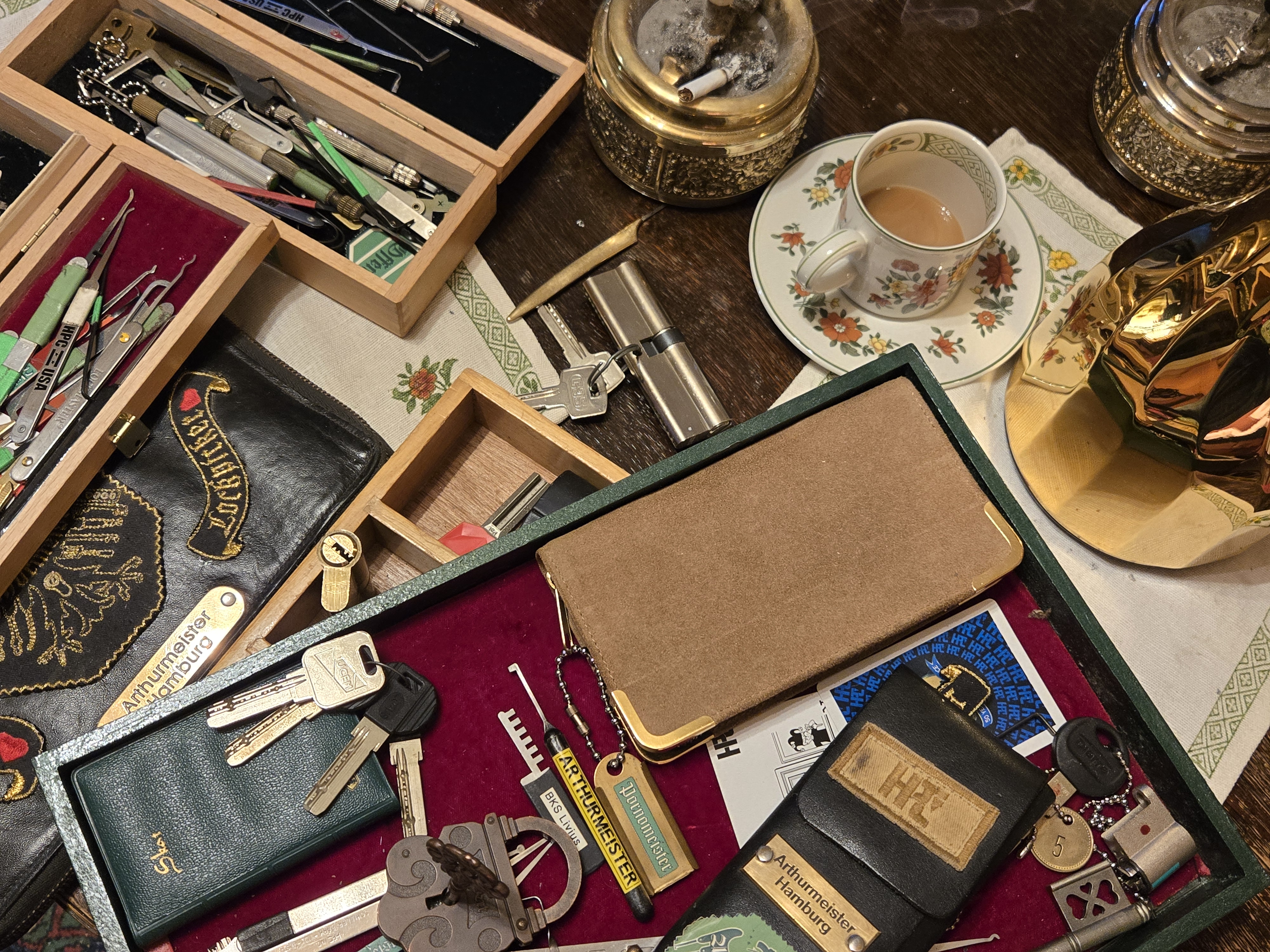 ♥ 𝔄𝔯𝔱𝔥𝔲𝔯 𝔅ü𝔥𝔩, 𝔄𝔯𝔱𝔥𝔲𝔯𝔪𝔢𝔦𝔰𝔱𝔢𝔯® Arthur Andreas Buehl, Made in Germany, born 1961 in Stuttgart. Arthurmeister007@gmail.com International Airport, Jugendschutz, ab 21, Oktagon, grün weiss, ges. gesch. Arthurmeister®, Lockpicking. Im Hasenstübchen in Fuhlsbüttel wird in Arthurmeister`s Jukebox auf YouTube Slow Hand gespielt ! Der Stammtisch grölt. Die Lockpicker schreien: OFFEN ! Verschlagwortet mit Bühl, Buhl, Zwetschgenhengst, Bühl er Zwetschge, Rotkäppchen Verschlagwortet mit: Bühl er Zwetschge, International Lockpicking, Google Earth, Earth Song, Schwäbischer Hengst ! KI-Worldwide.de !