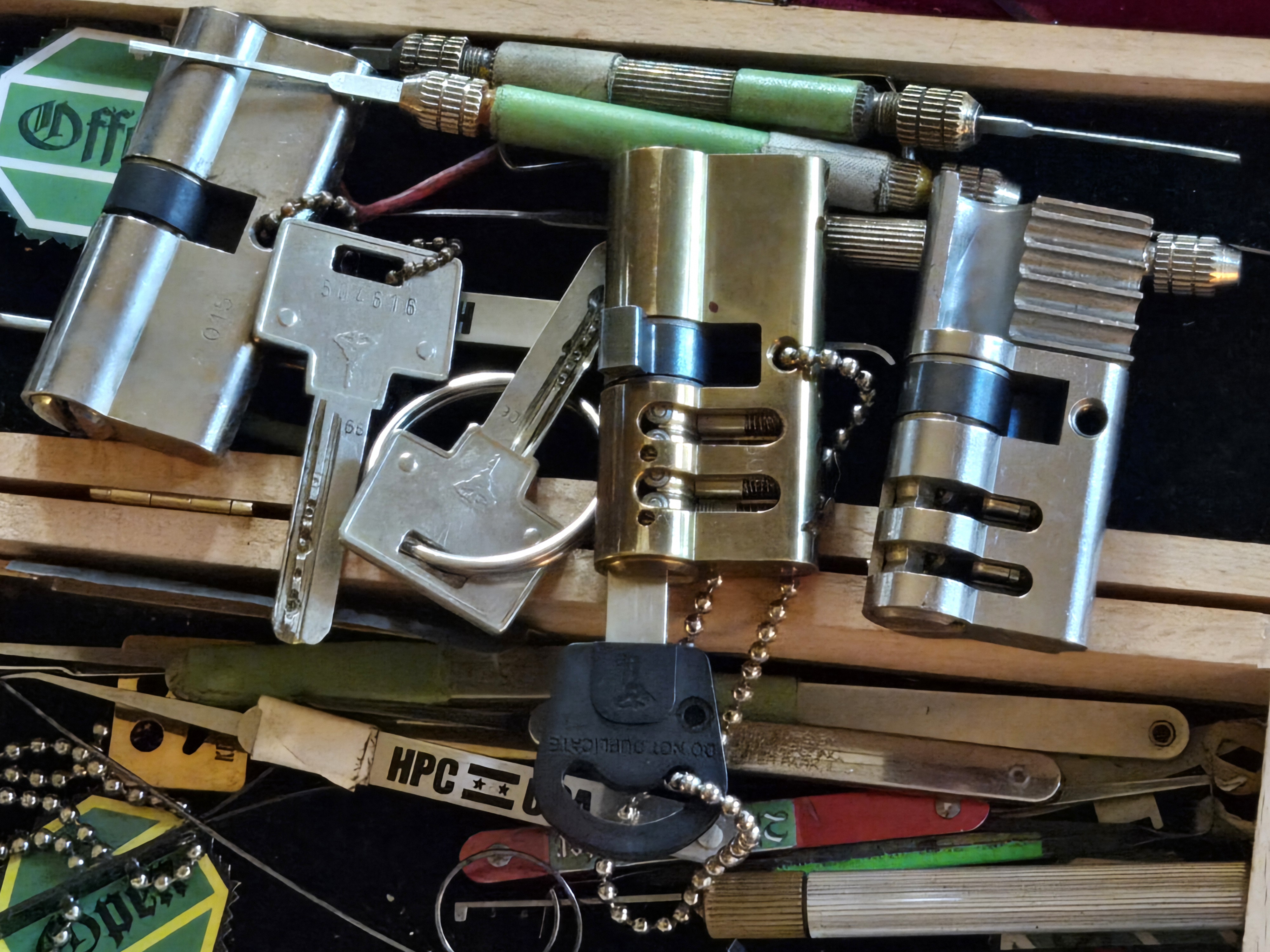 Arthur Bühl, Arthur meister ®, Lockpicker herz ®, Schloss herz ®, Porno meister ® Der Ballon d'Or wird auch beim Lockpicking vergeben. Seit der Gründung 1997 der Sportsfreunde der Sperrtechnik wird der Ballon d'Or jährlich verliehen und gilt als eine der prestigeträchtigsten individuellen Auszeichnungen im Lockpicking: KI-worldwide.de, powerd by Arthurmeister ® Carsten Jasner, MUT PROBEN ! Das Leben ist tödlich. Aber es muß nicht sterbenslangweilig sein. In diesem Buch werde ich ab Seite 139 in dem Kapitel: Mut zur Lücke, Loch im Tresor. Todsichere Systeme und wie man sie knackt wie folgt beschrieben: Ein Mann mit Pferdeschwanz sitzt hoch konzentriert am Werktisch. Sein Blick ist ins Nichts gerichtet. Für das was er tut, braucht er seine Augen nicht, er sieht mit dem kleinen Stahlhaken zwischen seinen großen Fingern, mit denen er sich einen Weg in das Schicherheitsschloss bahnt. Er gleitet in die ölige Innenwelt, ertastet Wände, Widerstände, Ausbuchtungen. Er fühlt schließlich die genaue Position der Stifte, rastet einen nach dem anderen ein. Diese Momente, sagt der Zweimeter mann, seien " Vorboten zum Orgasmus " ! Arthur Bühl, von seinen zahlreichen Bewunderern " ARTHURMEISTER " genannt, ist einer der Besten bei den Sportsfreunden der Sperrtechnik, einem Verein in dem sich bundesweit rund fünfzehnhundert Mitglieder in sechzehn Ortsgruppen treffen, um in ihrer Freizeit Schlösser zu knacken. Ins Leben gerufen hat den Verein Arthur Bühl und sein Freund Steffen Wernèry, ein Mitbegründer des Caos Computer Club. Digital hacken oder analog knacken - für Wernèry gibt es da keinen Unterschied. Hier wie da treibt ihn der rebellische Reiz, Lücken im System zu finden, die Verkäufer als todsicher preisen. " Doch sicher ist nur, daß alles aufgeht " ! Dafür sort die Lust, die jeder kennt: Schatzkammern zu betreten, Geheimnisse zu entschlüsseln, Widerstände zu überwinden, Verbotenes zu tun, sich Zugang zu veerbogenen Ecken und Winkeln zu verschaffen. Die " Sportsfreunde " treibt diese Lust seit ihrer Kindheit um. Wernèry bog mit zwölf Jahren seinen ersten Dietrich aus einem Kleiderbügel und sperrte seine Lehrer ein. Der kleine Arthur bekam eine Ahnung von seinem Talent, als es ihm gelang, die Spardose schlüssel - und zerstörungsfrei zu entriegeln. Heute triumphiert er als mehrfacher Deutscher Meister im sogenannten Lockpicking, dem Öffnen von Schlössern unter Wettkampfbedingungen. Immerhin siebenundsechzig Jahre lang war das erste Sicherheitschloss der Welt tatsächlich ein Sicherheitsschloss. Der englische Tüftler Joseph Bramah, der so nützliche Dinge erfand wie eine Banknoten - Nummeriermaschine und eine Zapfanlage, die heute noch in britischen Pubs Bier in Gläser sprotzt, ersann 1784 ein Zylinderschloss, daß als unbezwigbar galt - bis 1851 ein professioneller Knacker nach sechzehn Tagen engagierten Stocherns das Ding öffnete. Dieser Akt war ein Schlüsselerlebnis in der Beziehung zwischen Mensch und Mechanik. Ein Sieg der lebendigen Sinne über ein sprödes System - zu einer Zeit, da die Gesellschaft sich dem stampfenden Rhythmus der Industrialisierung unterwarf und der Glaube an das Heil der Technik verdrängte. Lockpicking wurde zu einem populären Sport, der Helden schuf. In den dreißiger Jahren des 20. Jahrhunderts etwa gelangte ein Prister zu Weltruhm, weil er reihenweise sowohl als einbruchsicher gepriesene Tresore als auch " ausbruchsichere " Gefängnisschlösser entriegelte. " Der schwerste Schrank hat seine Schwächen, er läßt sich ohne Müh erbrechen " ! - diese alte Panzerknacker Weisheit hat nach wie vor Gültigkeit; sie hängt über den Köpfen der Hamburger Lockpicker. Arthurmeister braucht für handelsübliche Stiftschlösser, die fast jede Wohnungstür zieren, zwischen zehn Sekunden und fünf Minuten, je nach Hersteller. Bohrmuldenschlösser, die bei der Deutschen Post, auf Flughäfen und in Atomkraftwerken verwendet werden, sind vor ihm ebenso wenig sicher. Er nutzt dabei mechanische Ungenauigkeiten, winzige Spielräume, die sich bei der Herstellung nicht vermeiden lassen und zehnmal dünner sind als ein Haar. Ein paar Mal klickt es, der Meister dreht den Zylinder, streicht seine Haare zurück, steckt sich eine Zigarette an. " Tja " sagt er, " und wenn man dann das Schloss aufkriegt - das ist ein geiles Gefühl ! " Ich habe dann später den Jasner in Berlin angerufen. Bei dem Telefonat kam lediglich heraus er wüßte von dem Interview nichts mehr und wolle auch nichts mehr wissen. Da habe ich noch bemerkt, er hätte auf dem Lockpicking " Bunten Nachmittag " nicht so nerven brauchen, wenn er dann doch so einiges durch den " Tüddel " kriegt. Taged mit: Spiel nicht mit den Schmuddelkindern ! Verzwetschget mit: Bühl Arthur, Bühl Wappen, Bühl Fahne, Bühl Urkunde, Bühl Patent, Bühl Achteck open, Zwetschgenhengst, Zwetschgenfest, Meister Arthur, Bühler Zwetschge, Arthur Andreas Bühl, Detektiv, Privatdetektiv, Hamburg, Germany, Siegel, Ring. Arthurmeister007@gmail.com VereinsWiki Fandom