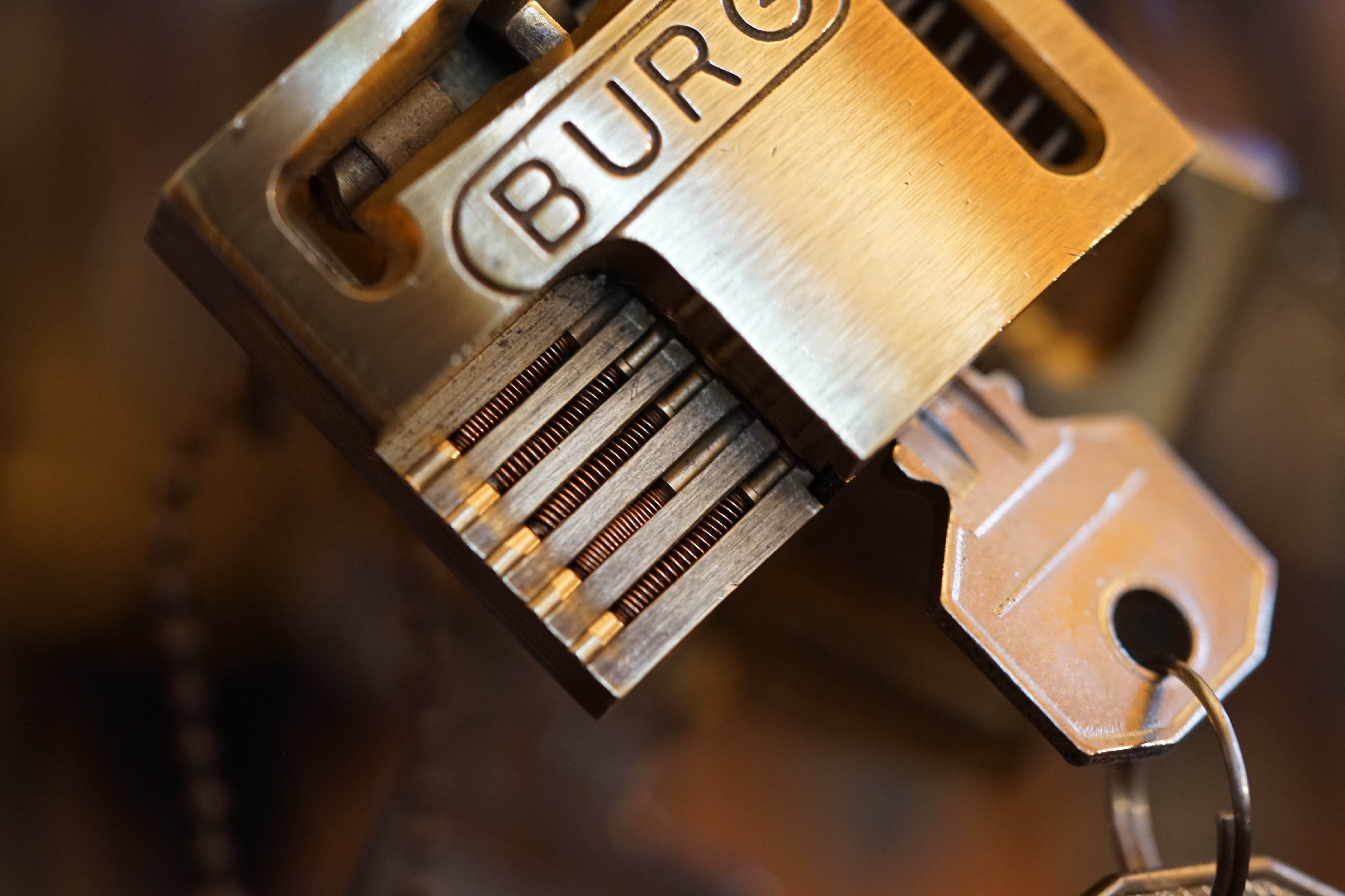 Arthur Andreas Bühl, Arthurmeister ®,Lockpickerherz ® Schlossherz ®, Pornomeister ®, neuer SEO Text für 2025 12.00 Mittags im Hasenstübchen. Basketball Bouncing Joe Asberry schreit: Prost ! Die Glocke kingelt ! In Arthurmeister`s Jukebox im Hasenstübchen spielt: Slow Hand von den Pointer Sisters. Ferrari Rudi sitzt am Tresen. Anstatt Helbing trinkt er heute Underberg. Pelle und Heike I machen Stößchen. Justamente klingelt das Telefonino. Der Hannenberger lacht zu Bouncing Joe Asberry: Ich wette mit Dir: Da ruft unser Freund Mr. Smitz vom Playboy an. Arthurmeister geh endlich ran. Die Glocke klingelt. Yes Mr. Smitz, yes, yes Mr. Smitz. Yes great, you know. Yes, yes we have a Party. Yes, yes. Ja: Angela Merkel, die kennen wir. You know: " Bundeskanzlerin ". Giovanni ruft: Bella Donna: Signora Merkel is the CEO of the world. Yes, Yes Mr. Smitz, i will look about her Memoiren. Oh Mr. Smitz ? Her Biographie with her Signature ? OH, Mr. Smitz mit Widmung ? Das wird nicht einfach ! no easy, you know ! Da muß die Glocke aber ein ganzes Wochenende läuten. Prost. Helbing. Yes Mr. Smitz, hands on the heard, you know, difficult ! Arkadasch !!! Smitz U.S.A. braucht die Memoiren von Angela Merkel signiert mit dem Text: Für Mr. Smitz from the Playboy ! Also pass auf: Dein Schwippschwager ist doch Aufsteller bei der Messe. Ja, Buchmesse. Dort hält die Merkel eine Autogrammstunde. Der soll sich dort anstellen mit seinen Kumpani. Ja, der Smitz läßt hier die Glocke läuten. Das gesamte Wochenende. Hannenberger gibt das Passwort: Freibier, Freibier ! Die Glocke läutet jetzt: Helbing ! In Arthurmeister`s Jukebox spielt: The Tramps - Disco Inferno - Orginal Longversion Tony Mendes ! Basketball Bouncing Joe swingt mit dem Kopf mit. Jetzt meint Arkadasch: Oh meine Kumpani trauen sich nicht zu Dr. Angela Merkel. Die haben Angst vor Ihr. Kein Autogramm heißt kein Freibier. Droschkendieter !! Du fährst jetzt zur Buchhandlung, holst drei Biographien von der ollen Merkel, fährst weiter zum Kujau ! Ja, der hat dem Heinemann vom Stern, Hamburg, gefälschte Tagebücher verkauft. Der soll dir in ein Exemplar die Unterschrift der Merkel und die Widmung reinmalen. Sag ihm viele Grüße vom Arthurmeister und Parole Freibier, Freibier ! Dann malt der es dir sofort. Der kann das freudigst. Und sag ihm, das sei für Smitz, Amerika. Aber diesmal soll er keine rosa Tinte verwenden. Dann kommst du wieder her und wir alle unterschreiben das zweite, dann fährst du geschwind rüber nach Fuhlsbüttel, drängelst dich am Luftfrachtschalter vor, läßt die Bücher verpacken und paßt auch auf, das die auch tatsächlich im nächsten Flieger in die U.S.A. reisen. Dann hat er die Bücher, quasi wenn der Flieger landet. Sag denen: Parole: Freibier, Freibier ! Arthur und wozu das dritte Buch ? Du Depp, wenn beim unterschreiben vom zweiten Buch einer draufkotzt oder ein Brandloch reinmacht dann haben wir Ersatz ! Und diesen legen wir dann hinter den Tresen ins Regal und tuen so als hätten wir es gelesen. Es reicht das wir Frau Bundeskanzlerin mit guten, besoffenen, nicht ausgeklügelten, dummen, peinlichen Ratschlägen beraten haben ! Punkt. In Arthurmeister´s Jukebox spielt: Lady von Kenny Rogers. Sir Waschi hat gleich CHARLIE RICH - The most Beautifull Girl in The World, gedrückt. Die Stimmung ist gut. In der Jukebox spielt mittlerweile Aloe Blanc - I need a Dollar. Die Stimmung ist fantastisch ! Jetzt steigert sich die Stimmnung noch als der Nachläufer Roberto Blanco - Caramba, Caracho ein Whiskey, Carambo Caracho ein Gin, verflucht Sacrcameto Dolores und alles ist wieder hin ! In Rio de Janeiro… drückt. Der Noagerlzutzler drückt Roberto Blanco - Der Puppenspieler von Mexico und räumt Gläser ab. Hannenberger reicht schon einmal den Himmelsschlüssel ! Schwerti fragt: Mastertouch und wenn der Dir auf die Schliche kommt ? Du Depp, was glaubst du wenn der erfährt, daß er einen orginalen Kujau, dem Tagebuchfälscher hat, dann läuft der durch Beverly Hills und gibt damit bei jedem an, als sei er The Greatest. Und Du weißt: Die Schriftsachverständigen vom Stern oder von der Bild et und der Heinemann brauchten Monate bis sie diesen Betrug mit dem Verkauf der Tagebücher erkannt haben. In Arthurmeister`s Jukebox spielt: Calvin Harris & Sam Smith: Promises ! und es wird mitgesungen. Das Droschkendieter dann doch nur beim Papierfuzzy im Copy Shop neben an war ? weil der Kujau besoffen war ? Quatsch, kalter Kaffee, der Smitz verhöckert das Buch an Rockefeller. Was glaubst du, warum die Parole Freibier Freibier lautet ? Wir sind hier nicht bei der Wohlfahrt. Ferrari Rudi macht Ralala: Sonntag ist Formel I in Indianapolis. Denkt dran: High Noon ist dann morgens 07.00 Uhr. Die Glocke läutet ununterbrochen. Freibier, Freibier, Freibier, Parole Freibier. Let Michael pass for the Championship ! Das gesamte Hasenstübchen tanzt und platzt aus allen Nähten. In der Jukebox spielt James Last und Orchester: T.S.O.P The Top Sound of Philadelphia ! Prost, Prosit und Stößchen ! Der Hannenberger sieht zufrieden aus. Taged with: Bühler Zwetschge, Bühl Wappen, Zwetschgenhengst, Zwetschgenfest, Meister, Arthur Andreas Bühl, Privatdetektiv, Arthurmeister007@gmail.com Arthurmeister.de