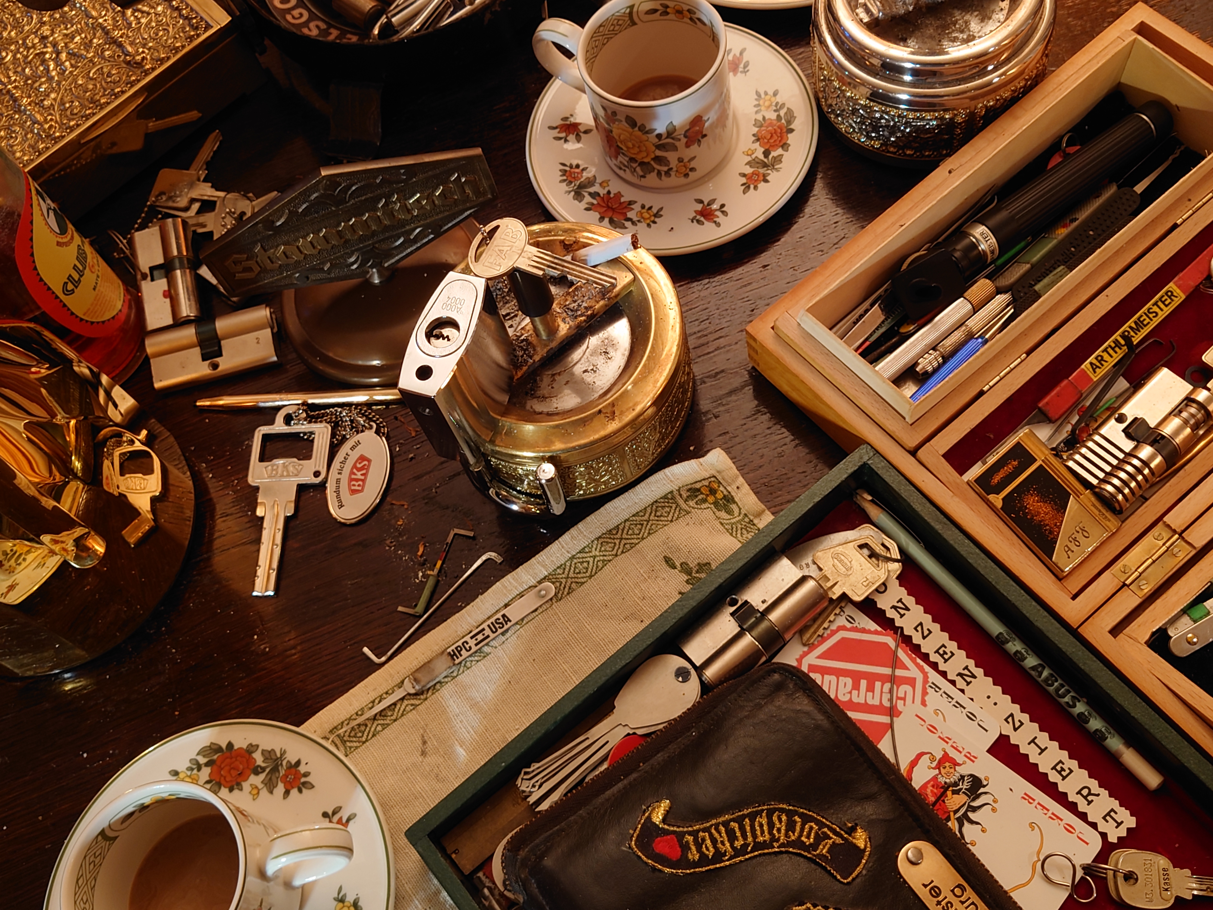 Herr Arthur Bühl, Detektiv aus Hamburg - Fuhlsbüttel betritt das Hasenstübchen. In der Jukebox singen die Pointer Sisters " Slow Hand ". Ey ! Arthurmeister®: Wir haben für Deinen Lockpicker - Stammtisch ein ABUS Vorhangschloss mitgebracht ! Offen ist gut, schneller offen ist besser ! spricht der Deusche Meister und Sympathieträger®. Wenige Sekunden später hat der Performancekünstler das wehrlose Schloss entsperrt. Der Tresen spendet Beifall. Die Jukebox spielt: Du wirst alle Jahre schöner von Roger Whittaker. Schwerti und Bouncing - Joe sagen : allens kloor ? Meine Webseiten Schlossherz .de, Lockpickerherz .de, sind top aktuell. In der Jukebox spielt: T S O P, the top Sound of Philadelphia. Gestern hat die BILD et Uschi weitere Cut - Lock`s auf der Internetseite Pornomeister .de, eingestellt. Der Gelenkbusfuzzy kommt von der Schicht. Ohnesorg Theater halt ! Tagged with: einarmiger Bandit Wie sind Babyboomer !