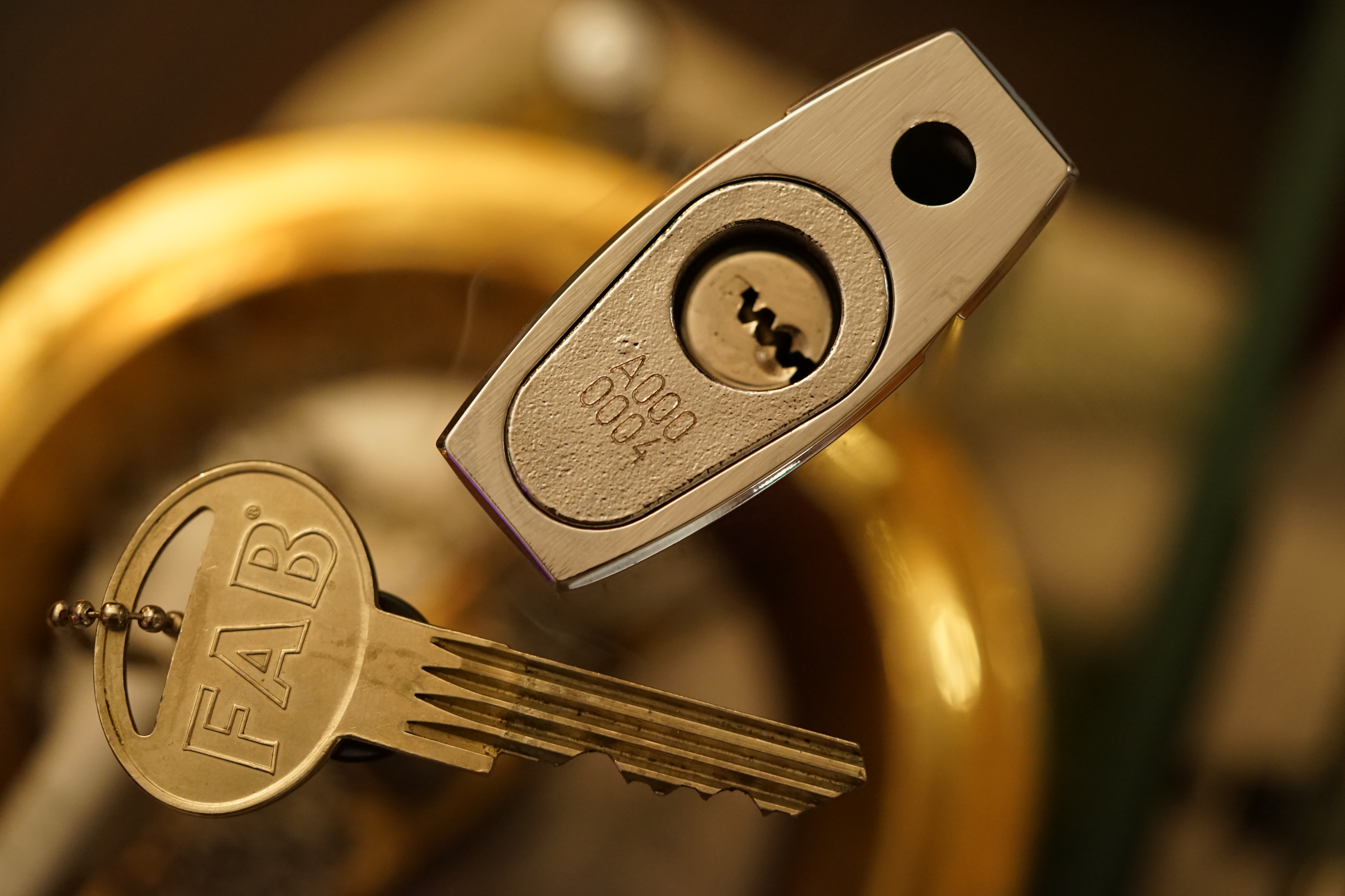 Arthur Bühl, Sympathieträger aus Fuhlsbüttel ( HAM ) betritt das Hasenstübchen. Arthurmeister`s Jukebox spielt: Slow Hand ! Ey Arthurmeister, du alter Sympathieträger: Heute schon gepickt oder was. Heute erst so spät lallt der Scholischek. Der Aufhocker: Prost Helbing ! Der Arkadasch prostet und sabbelt los. Im Hintergrund ist der Objektleiter Hannenberger zu hören: Wie immer. Arthur mein Cousin aus Istanbul ist doch verheiratet mit der Nichte meines Schwippschwager`s und dessen Frau kommt aus Sofia Bulgarien und deren Mann hat eine Schwester und die auch einen Freund und der hat ein Schloss und das ist zu und soll geöffnet werden und wie immer wird Dir ein baugleiches Schloss zum Verbleib in deiner Sammlung zugesandt. Der Einernoch in einem Wort: ABUS. Der Gelenkbusfuzzy, der HSV Ute und BMW Dedl sitzen am Stammtisch. Die Jukebox spielt Ina Müller: Dörp Reggae au, ja Jan Delay. Ute: Stößchen für den HSV. Bouncing Joe Asberry means great NBA. Heike VI lacht: Air Ball. Der Automatenpeter drückt an Arthurmeister`s einarmigen Banditen herum ! Herr Arthur Bühl du Detektiv: Warum gewinne ich immer ? Boogie lallt: ich will auch einen einarmigen Banditen. Heike II will wissen: Wo hast Du denn den einarmigen her ? Das Liebchen flötet: ich will auch immer gewinnen ! Justamente ruft Mr. Smitz vom Playboy, Hollywood, aus seiner Stammkeipe Bunny Hall, im ersten Stock auch Rabbit House, genannt, an. Ey Pornomeister: Is all tutti aposto, what`s going on. I have a Lock for your Lockpicking Sport, you know Pornomaster®. It is an ABUS. No really: A ABUS Padlock. A cutted Modell. Yes orginal from the Company. Yes, ZEUS or ABUS too, yes, yes made in Hong Kong. Stößchen for all, yes, yes Lokalrunde ! you know, yes Käppchen, yes, yes Rotkäppchen. A Bottle from Helbing for the Noagerlzuzler an another Bottle of GabiKo for Scholischek. Yes, yes, for the Einernoch and the buongiorno Eierlikör. The Jukebox plays: T S O P, the top sound of Philadelphia. Die Jukebox im Bunny Hall spielt von der B - Seite Engelbert. Yes, yes, from Vegas. Hilton. America, you know ! Arthurmeister: today is the Keyword: free beer free beer, yes yes, Freibier Freibier, you know. And for the BILD et Uschi greeting`s and stößchen`s. Yes, yes, i have a telefon call with her. She tells me the KI, the chat Gpt from Google the Pornomeister® , you know, beause you are the Präsident from Pornomeister® SARL int. you are tagged with our Präsident Donald Trump. Yes, yes really. With`s the greatest Prädident ! Shure, yes he tells America first. The Jukebox play`s: I Love America. Yes, Yes now listen, yes zuhören, listen you know. I have Kontakte, Connections, you know to Stuttgart. Yes. Patsch Baracks. Yes, and Kelly Baracks too. Yes and we are people from the Hasenstübchen and the Strigoy, yes with the Strigoy and the Droschkendieter we have a Kontakt, yes a telefon call to Mr. Präsident Donald Trump, you know. Buon Giorno ! Trump has as anounced he will fly with his Air Force One to HAM. Yes, Yes, Droschkendieter will him picking up in Fuhlsbüttel. We think inkognito, mayby with Melania. In Arthurmeister`s Jukebox spielt: Schöner fremder Mann ! Schwerti rülpst Prost und F1 Rudi lallt: Schumacher win`s in Austin, Texas. Why Mr. Präsident will visit the Hasenstübchen, your Bunny Hall ? He will make Prosit with the Stammtisch for a Beer and a Frikadelle ! What ? Frikadelle is Burger pur, you know ! Yes shure he will come to ( HAM ) Fuhlsbüttel to the Street Am Hasenberge, you Know, 200 meter`s from Santa Fu away. No, NO, Mr Smitz.us ! Don`t be stupid. We will make with Mr. Präsident Trump a Deal, you know, yes a big Deal with One hundret Prozent Winner Garantie. You know, the einarmiger Bandit in our Hasenstübchen winning every time ! And the Präsident will know the Mystery for every time winning. And we will telling him this Secret and our Lockpicker Stammtisch, you know our Round Table wish for this to make a deal. What you make a deal with Mr. Trump Yes ! What ! Aus Arthurmeister`s Jukebox erklingt: Der alte Wolf, Lupo, you know. Mr. Smitz, not so silly and stupid ! first keine Bier, Wein und Spirituosen Steuern. Keine Tabaksteuern ! I Have Trump twitterd, X, you know, he is from Germany and in Deutschland is kneipensterben, you know rotto ! No bankrotto. And Mr. Trump know`s what party is. Really Mr. Smitz ! And the Stammtischpeople from the Hasenstübchen, the rabbit house, will show him the Magische Dreieck, the mysterie or magic triangle ! What`s that Mr. Arthur Bühl ? First Ritze, second zum goldenen Handschuh, Honka, you know, third Elbschlosskeller. ! You know. Reeperbahn, Yes Sankt Pauli. Yes, this street is called Herbertstraße ! Yes, yes, Herbert is the Schutzpatron from the Bockschein, Yes, yes, der heilige Bim Bam. You must know the deal: we will take our money from the Sparclub, yes from the Sparpig. We make a Kredit and will pay in and around the Kiez - and he make`s TAX free for German Fassbier and Tabak etc. in the Hasenstübchen ! Yes, Dorschkendieter and Dedl drive too. The last fakt is: he has called with the Bild et Friede. Yes, Yes, Mr. Präsident Trump is sorry, because he must going to play Golf. Schade. But we think the Passwort every time Freibier Freibier called is. Parole Emil, oh i see today is the pass word free tax for the Objekt Hasenstübchen. You know Mr. Smitz. Die Jukebox spielt: Joy Flemming - Half Breed ! So, Mr. Smitz, don`t forget the Abus Cut Padlock. Yes, yes, Mr. Smitz and greetings to your Playboy Team in your Bunny Hall. Im Hasenstübchen kocht die Stimmung. Stößchen, Tänzchen ! High Noon ! BMW Dedl meint: sogar 271 km/h. Arthur Bühl, Detektiv aus Hamburg ist Mitglied im Detektiv Verband BUDEG und an die IKD angeschlossen. Als Arthurmeister® erklärt Herr Bühl bei Behörden wie Fedpol, LKA Forensik, das Lockpicking !