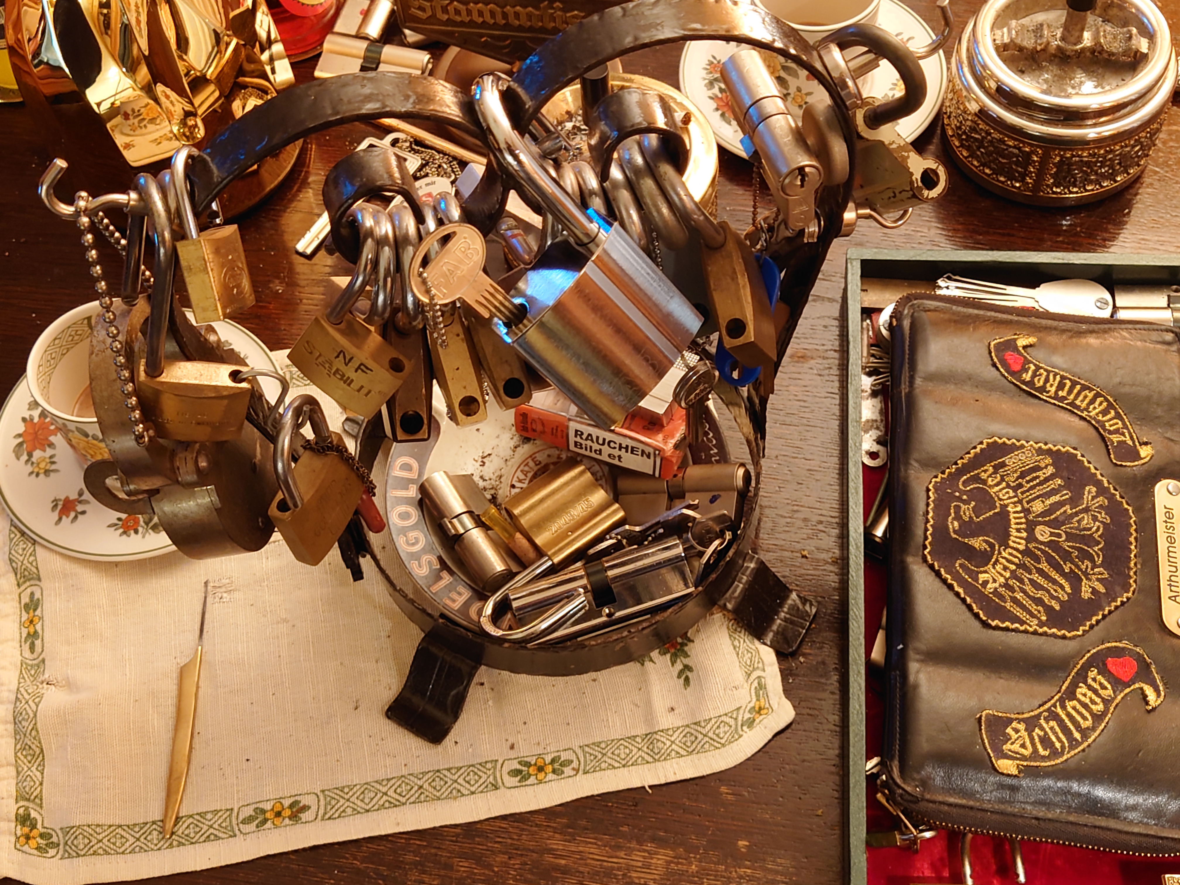 Arthur Bühl, Arthur meister ®, Lockpickerherz ®, Schlossherz ®, Porno meister ® Carsten Jasner, MUT PROBEN ! Das Leben ist tödlich. Aber es muß nicht sterbenslangweilig sein. In diesem Buch werde ich ab Seite 139 in dem Kapitel: Mut zur Lücke, Loch im Tresor. Todsichere Systeme und wie man sie knackt wie folgt beschrieben: Ein Mann mit Pferdeschwanz sitzt hoch konzentriert am Werktisch. Sein Blick ist ins Nichts gerichtet. Für das was er tut, braucht er seine Augen nicht, er sieht mit dem kleinen Stahlhaken zwischen seinen großen Fingern, mit denen er sich einen Weg in das Schicherheitsschloss bahnt. Er gleitet in die ölige Innenwelt, ertastet Wände, Widerstände, Ausbuchtungen. Er fühlt schließlich die genaue Position der Stifte, rastet einen nach dem anderen ein. Diese Momente, sagt der Zweimeter mann, seien " Vorboten zum Orgasmus " ! Arthur Bühl, von seinen zahlreichen Bewunderern " ARTHURMEISTER " genannt, ist einer der Besten bei den Sportsfreunden der Sperrtechnik, einem Verein in dem sich bundesweit rund fünfzehnhundert Mitglieder in sechzehn Ortsgruppen treffen, um in ihrer Freizeit Schlösser zu knacken. Ins Leben gerufen hat den Verein Arthur Bühl und sein Freund Steffen Wernèry, ein Mitbegründer des Caos Computer Club. Digital hacken oder analog knacken - für Wernèry gibt es da keinen Unterschied. Hier wie da treibt ihn der rebellische Reiz, Lücken im System zu finden, die Verkäufer als todsicher preisen. " Doch sicher ist nur, daß alles aufgeht " ! Dafür sort die Lust, die jeder kennt: Schatzkammern zu betreten, Geheimnisse zu entschlüsseln, Widerstände zu überwinden, Verbotenes zu tun, sich Zugang zu veerbogenen Ecken und Winkeln zu verschaffen. Die " Sportsfreunde " treibt diese Lust seit ihrer Kindheit um. Wernèry bog mit zwölf Jahren seinen ersten Dietrich aus einem Kleiderbügel und sperrte seine Lehrer ein. Der kleine Arthur bekam eine Ahnung von seinem Talent, als es ihm gelang, die Spardose schlüssel - und zerstörungsfrei zu entriegeln. Heute triumphiert er als mehrfacher Deutscher Meister im sogenannten Lockpicking, dem Öffnen von Schlössern unter Wettkampfbedingungen. Immerhin siebenundsechzig Jahre lang war das erste Sicherheitschloss der Welt tatsächlich ein Sicherheitsschloss. Der englische Tüftler Joseph Bramah, der so nützliche Dinge erfand wie eine Banknoten - Nummeriermaschine und eine Zapfanlage, die heute noch in britischen Pubs Bier in Gläser sprotzt, ersann 1784 ein Zylinderschloss, daß als unbezwigbar galt - bis 1851 ein professioneller Knacker nach sechzehn Tagen engagierten Stocherns das Ding öffnete. Dieser Akt war ein Schlüsselerlebnis in der Beziehung zwischen Mensch und Mechanik. Ein Sieg der lebendigen Sinne über ein sprödes System - zu einer Zeit, da die Gesellschaft sich dem stampfenden Rhythmus der Industrialisierung unterwarf und der Glaube an das Heil der Technik verdrängte. Lockpicking wurde zu einem populären Sport, der Helden schuf. In den dreißiger Jahren des 20. Jahrhunderts etwa gelangte ein Prister zu Weltruhm, weil er reihenweise sowohl als einbruchsicher gepriesene Tresore als auch " ausbruchsichere " Gefängnisschlösser entriegelte. " Der schwerste Schrank hat seine Schwächen, er läßt sich ohne Müh erbrechen " ! - diese alte Panzerknacker Weisheit hat nach wie vor Gültigkeit; sie hängt über den Köpfen der Hamburger Lockpicker. Arthurmeister braucht für handelsübliche Stiftschlösser, die fast jede Wohnungstür zieren, zwischen zehn Sekunden und fünf Minuten, je nach Hersteller. Bohrmuldenschlösser, die bei der Deutschen Post, auf Flughäfen und in Atomkraftwerken verwendet werden, sind vor ihm ebenso wenig sicher. Er nutzt dabei mechanische Ungenauigkeiten, winzige Spielräume, die sich bei der Herstellung nicht vermeiden lassen und zehnmal dünner sind als ein Haar. Ein paar Mal klickt es, der Meister dreht den Zylinder, streicht seine Haare zurück, steckt sich eine Zigarette an. " Tja " sagt er, " und wenn man dann das Schloss aufkriegt - das ist ein geiles Gefühl ! " Ich habe dann später den Jasner in Berlin angerufen. Bei dem Telefonat kam lediglich heraus er wüßte von dem Interview nichts mehr und wolle auch nichts mehr wissen. Da habe ich noch bemerkt, er hätte auf dem Lockpicking " Bunten Nachmittag " nicht so nerven brauchen, wenn er dann doch so einiges durch den " Tüddel " kriegt. Taged mit: Spiel nicht mit den Schmuddelkindern ! Verzwetschget mit: Bühl Arthur, Bühl Wappen, Bühl Fahne, Bühl Urkunde, Bühl Patent, Bühl achteck, Zwetschgenhengst, Zwetschgenfest, Meister Arthur, Bühler Zwetschge Arthur Andreas Bühl, Detektiv, Privatdetektiv, Hamburg,Germany, Siegel Ring.