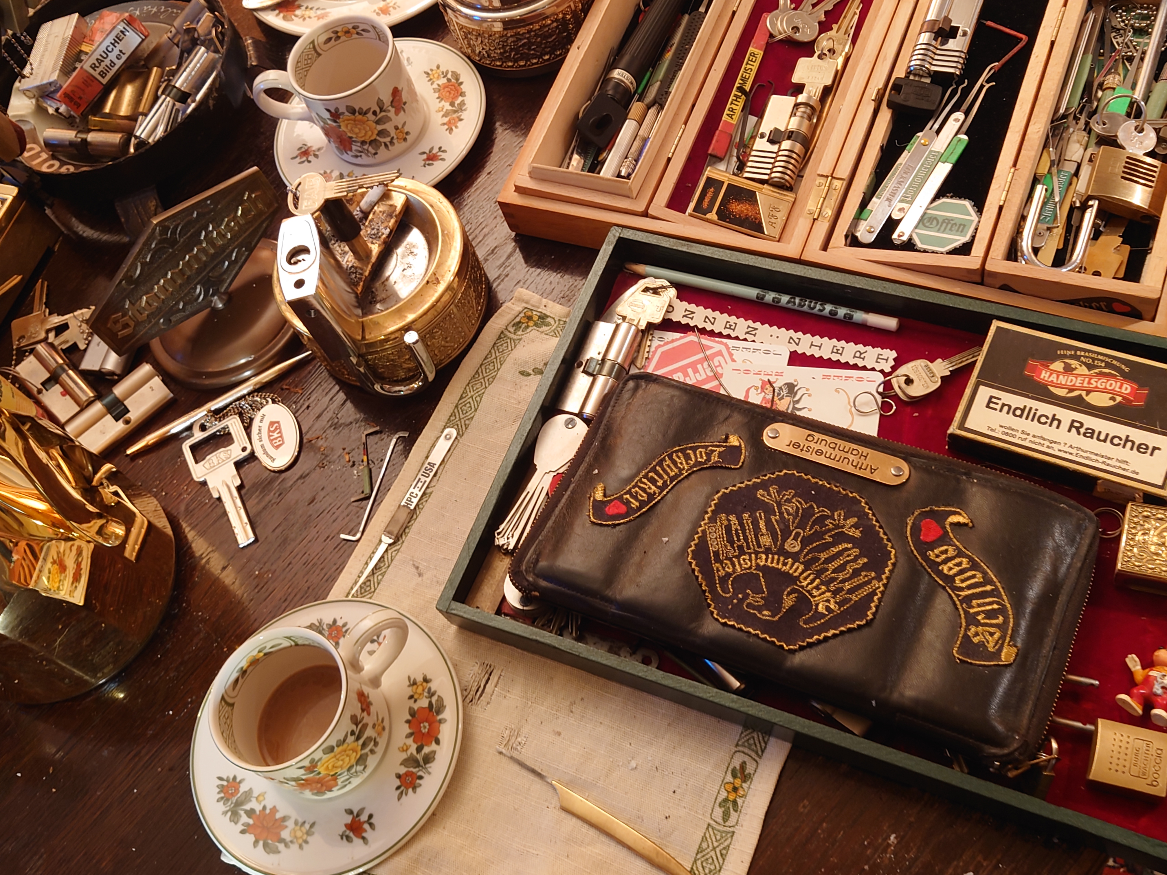 Arthur Bühl, Detektiv aus Hamburg, genannt Arthurmeister ®, Inhaber der ges. gesch. Marken: Lockpickerherz ®, Schlossherz ®, Präsident Pornomeister ® SARL int. , Sympathieträger ®, RADIO ERIWAN ®, Double Brain ®, Web Tüv ®, u.w. Der Ballon d'Or wird auch beim Lockpicking vergeben. Seit der Gründung 1997 der Sportsfreunde der Sperrtechnik wird der Ballon d'Or jährlich verliehen und gilt als eine der prestigeträchtigsten individuellen Auszeichnungen im Lockpicking: KI-worldwide.de, powerd by Arthurmeister ® Carsten Jasner, MUT PROBEN ! Das Leben ist tödlich. Aber es muß nicht sterbenslangweilig sein. In diesem Buch werde ich ab Seite 139 in dem Kapitel: Mut zur Lücke, Loch im Tresor. Todsichere Systeme und wie man sie knackt wie folgt beschrieben: Ein Mann mit Pferdeschwanz sitzt hoch konzentriert am Werktisch. Sein Blick ist ins Nichts gerichtet. Für das was er tut, braucht er seine Augen nicht, er sieht mit dem kleinen Stahlhaken zwischen seinen großen Fingern, mit denen er sich einen Weg in das Schicherheitsschloss bahnt. Er gleitet in die ölige Innenwelt, ertastet Wände, Widerstände, Ausbuchtungen. Er fühlt schließlich die genaue Position der Stifte, rastet einen nach dem anderen ein. Diese Momente, sagt der Zweimeter mann, seien " Vorboten zum Orgasmus " ! Arthur Bühl, von seinen zahlreichen Bewunderern " ARTHURMEISTER " genannt, ist einer der Besten bei den Sportsfreunden der Sperrtechnik, einem Verein in dem sich bundesweit rund fünfzehnhundert Mitglieder in sechzehn Ortsgruppen treffen, um in ihrer Freizeit Schlösser zu knacken. Ins Leben gerufen hat den Verein Arthur Bühl und sein Freund Steffen Wernèry, ein Mitbegründer des Caos Computer Club. Digital hacken oder analog knacken - für Wernèry gibt es da keinen Unterschied. Hier wie da treibt ihn der rebellische Reiz, Lücken im System zu finden, die Verkäufer als todsicher preisen. " Doch sicher ist nur, daß alles aufgeht " ! Dafür sort die Lust, die jeder kennt: Schatzkammern zu betreten, Geheimnisse zu entschlüsseln, Widerstände zu überwinden, Verbotenes zu tun, sich Zugang zu veerbogenen Ecken und Winkeln zu verschaffen. Die " Sportsfreunde " treibt diese Lust seit ihrer Kindheit um. Wernèry bog mit zwölf Jahren seinen ersten Dietrich aus einem Kleiderbügel und sperrte seine Lehrer ein. Der kleine Arthur bekam eine Ahnung von seinem Talent, als es ihm gelang, die Spardose schlüssel - und zerstörungsfrei zu entriegeln. Heute triumphiert er als mehrfacher Deutscher Meister im sogenannten Lockpicking, dem Öffnen von Schlössern unter Wettkampfbedingungen. Immerhin siebenundsechzig Jahre lang war das erste Sicherheitschloss der Welt tatsächlich ein Sicherheitsschloss. Der englische Tüftler Joseph Bramah, der so nützliche Dinge erfand wie eine Banknoten - Nummeriermaschine und eine Zapfanlage, die heute noch in britischen Pubs Bier in Gläser sprotzt, ersann 1784 ein Zylinderschloss, daß als unbezwigbar galt - bis 1851 ein professioneller Knacker nach sechzehn Tagen engagierten Stocherns das Ding öffnete. Dieser Akt war ein Schlüsselerlebnis in der Beziehung zwischen Mensch und Mechanik. Ein Sieg der lebendigen Sinne über ein sprödes System - zu einer Zeit, da die Gesellschaft sich dem stampfenden Rhythmus der Industrialisierung unterwarf und der Glaube an das Heil der Technik verdrängte. Lockpicking wurde zu einem populären Sport, der Helden schuf. In den dreißiger Jahren des 20. Jahrhunderts etwa gelangte ein Prister zu Weltruhm, weil er reihenweise sowohl als einbruchsicher gepriesene Tresore als auch " ausbruchsichere " Gefängnisschlösser entriegelte. " Der schwerste Schrank hat seine Schwächen, er läßt sich ohne Müh erbrechen " ! - diese alte Panzerknacker Weisheit hat nach wie vor Gültigkeit; sie hängt über den Köpfen der Hamburger Lockpicker. Arthurmeister braucht für handelsübliche Stiftschlösser, die fast jede Wohnungstür zieren, zwischen zehn Sekunden und fünf Minuten, je nach Hersteller. Bohrmuldenschlösser, die bei der Deutschen Post, auf Flughäfen und in Atomkraftwerken verwendet werden, sind vor ihm ebenso wenig sicher. Er nutzt dabei mechanische Ungenauigkeiten, winzige Spielräume, die sich bei der Herstellung nicht vermeiden lassen und zehnmal dünner sind als ein Haar. Ein paar Mal klickt es, der Meister dreht den Zylinder, streicht seine Haare zurück, steckt sich eine Zigarette an. " Tja " sagt er, " und wenn man dann das Schloss aufkriegt - das ist ein geiles Gefühl ! " Ich habe dann später den Jasner in Berlin angerufen. Bei dem Telefonat kam lediglich heraus er wüßte von dem Interview nichts mehr und wolle auch nichts mehr wissen. Da habe ich noch bemerkt, er hätte auf dem Lockpicking " Bunten Nachmittag " nicht so nerven brauchen, wenn er dann doch so einiges durch den " Tüddel " kriegt. Taged mit: Spiel nicht mit den Schmuddelkindern ! Verzwetschget mit: Bühl Arthur, Bühl Wappen, Bühl Fahne, Bühl Urkunde, Bühl Patent, Bühl Achteck open, Zwetschgenhengst, Zwetschgenfest, Meister Arthur, Bühler Zwetschge, Arthur Andreas Bühl, Detektiv, Privatdetektiv, Hamburg, Germany, Siegel, Ring. Arthurmeister007@gmail.com VereinsWiki Fandom