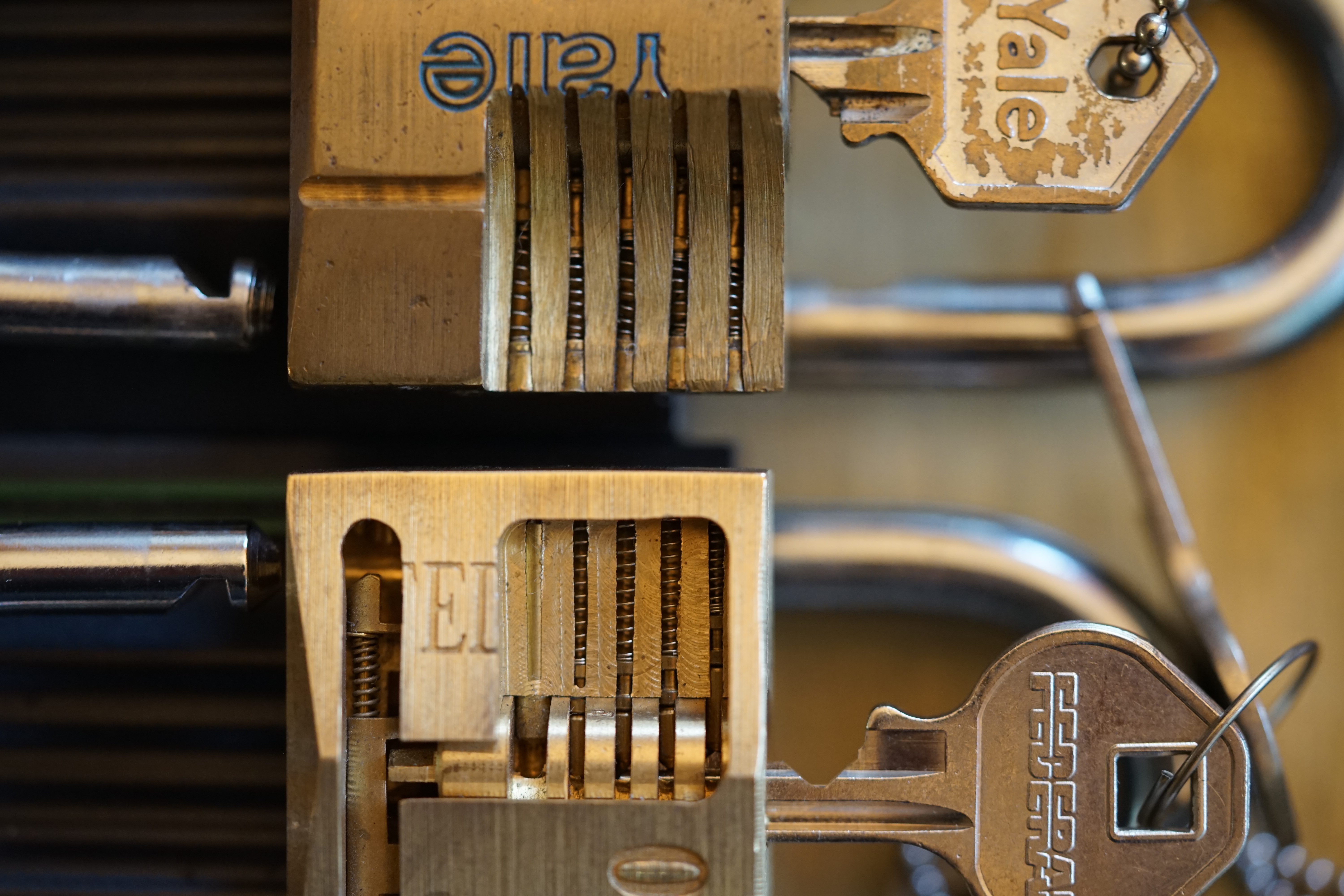 ♥ 𝔄𝔯𝔱𝔥𝔲𝔯 𝔅ü𝔥𝔩, 𝔄𝔯𝔱𝔥𝔲𝔯𝔪𝔢𝔦𝔰𝔱𝔢𝔯® Arthur Andreas Bühl, Made in Germany, born 1961, ist mehrfacher Deutscher Meister im Lockpicking. In dem Magazin WIRED wird er als " Master of the Universe " betitelt. Im Hasenstübchen stellt er seinen Leporello " Der Aufmacher ", vor und telefoniert mit Mr. Smitz, Beverly Hills from the News Paper PLAYBOY, USA. No, Mr. Smitz, the E - Mail is not Parole Emil, the E - Mail is called: PAROLE E-Mail.com. Mr. Smitz is laughing ! Take the romantic move. Yes, Mr. Smitz, with every beat of your heart. You know Engelbert ? Mr. Humperdinck ! This is the favorite song from Friede Springer from the BILD et, You know ? Arthurmeister`s Jukebox, YouTube, spielt Pointer Sisters: Slow Hand. Der Noagerlzutzler, der Scholischek und Raucher am Stammtisch können keine Padlocks öffnen. Deshalb müssen diese Spitzbuben an den Tresen. Die Glocke wird geläutet. Arthurmeister brüllt " OFFEN " ! Die Jukebox spielt jetzt Ina Müller - Dörp Reggae. Arthurmeister und Joe Asberry, der alte Basketballer von der NBA, stoßen miteinander an. Stößchen ! Stößchen schreit Martinameisterin. Santa Maria ! Tante Martina ! Mittlerweile spielt in der Jukebox Engelbert: A man without love. Die Stimmung steigt. Die KI in der Jukebox, der Rock - Ola, spielt nacheinander: Joy Flemming, Ata Canani, Deutsche Freunde, natürlich auch Cem Karaca und die Kanaken, Mein deutscher Freund, Alle Menschen dieser Erde. Nina Hagen spielt African Reggae, UB 40 - spielt Kingston Town. Jan Delay ist mit Irgendwie, Irgendwo, Irgendwann, Live und die BeeGees mit How deep is your love, dabei. Eddy Holman, Hey there lonely girl, bei Pink Floyd und bei den The Doors, Riders on the Storm tanzen die Gäste. Heike I drückt Harold Melvin & the Blue Notes This love I lost. T.S.O.P. The Sound Of Philadelphia und Hildegard Knef mit - Der alte Wolf, bringen die Menge zum kochen. Pelle dröhnt: Marmor Stein und Eisen bricht. Die Affen rasen durch den Wald. Die Five Tops: Warte auf das Glück, Kenny Rogers - You decorated my life, Reinhard Fendrich - Strada del sole, Sammy Davis jr. mit Mr. Bojangles live in Germany und Teddy Pendergrass - Turn off the lights sowie Julio Iglesias mit Diana Ross - All of you, bringt die Meute weiter zum toben. Die Polizei drückt Empire of the Sun - We are the people. Helen Ready singt Angie Baby. Bei Element of Crime steigert sich die Ekstase vom Mittelpunkt der Welt über die Straßenbahn des Todes zu Am Ende denk ich immer nur an Dich. Die Love Story - Andy Williams, ABBA mit Hasta Manana, runden die Sache ab. Hannenberger schmeißt bei Roger Whittaker - Abschied ist ein scharfes Schwert, alle RAUS ! Morgen ist 11 Uhr High NOON ! Dänen lügen nicht. ♥ Verschlagwortet mit: Arthur Bühl, Arthurmeister® Arthur ♥ Schwäbischer Hengst, Buhl, Zwetschgen Heini, Artur, Buehl er, Zwetschge, Made in Germany, Born 1961, Sympathieträger, Google Earth, Mittelpunkt der Welt, Pflaumen, Arkadasch, Datschi, ♥ Martinameisterin, Cartomanze, Scholischek, " HIGH NOON ! ", ♥ ♥ Vokuhila ♥ Parole Emil !