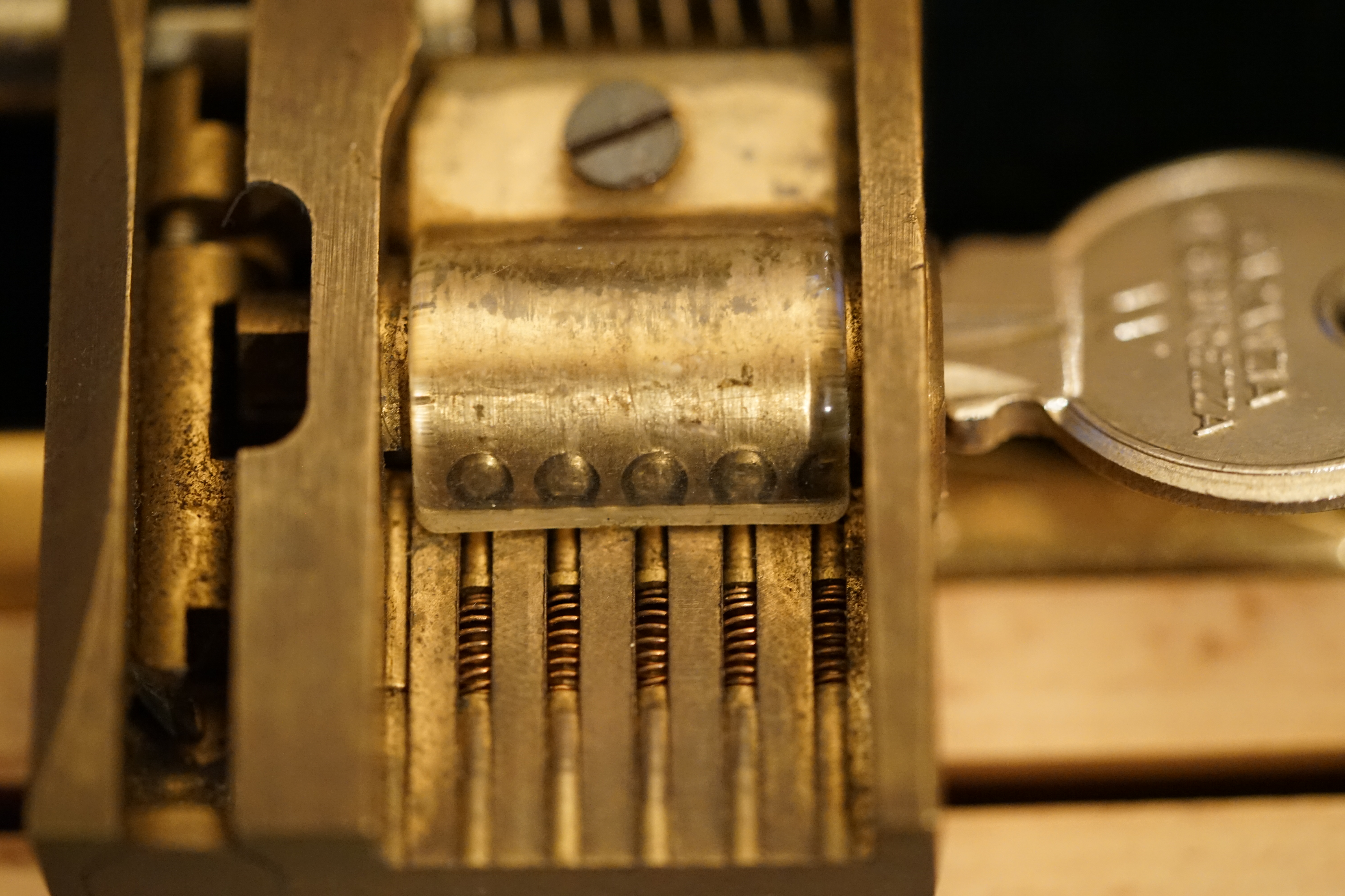 Arthur Bühl, Arthurmeister, Wappen Bühl, Flagge, Fahne, Arthurmeister Ring BÜHL öffnet Dormakaba, Kaba, Kaba 8 und weitere wie Quattro und Gemini. Tja und im Falle eines Falles, klebt UHU wirklich alles und kurz drauf, ist alles wieder auf ! Auch Dormakaba in Bühl im Falle eines Falles ! Verschlagwortet mit: Arthur Bühl, Detektiv, the dutch open Lockpicking Champion ! From WIRED. ÖFFNUNG OHNE SCHLÜSSEL, Linkedin Joe Asberry, NBA, Twitter X. Basket Ball Bouncing Verbot, Arthurmeister, Raucher, Roth - Händle, Stadt Lahr - Bühl, Schwarzwald, Black Forest, Rötkäppchen you know Mr. Smitz, Sorte Schwäbischerhengst de is großfruchtig und süss wie UHU. Buhl er Zwetschge. No, only woman has Pflaumen ♥ Wappen Arthur Andreas Bühl, Flagge ! Wilhelm Busch ♥
