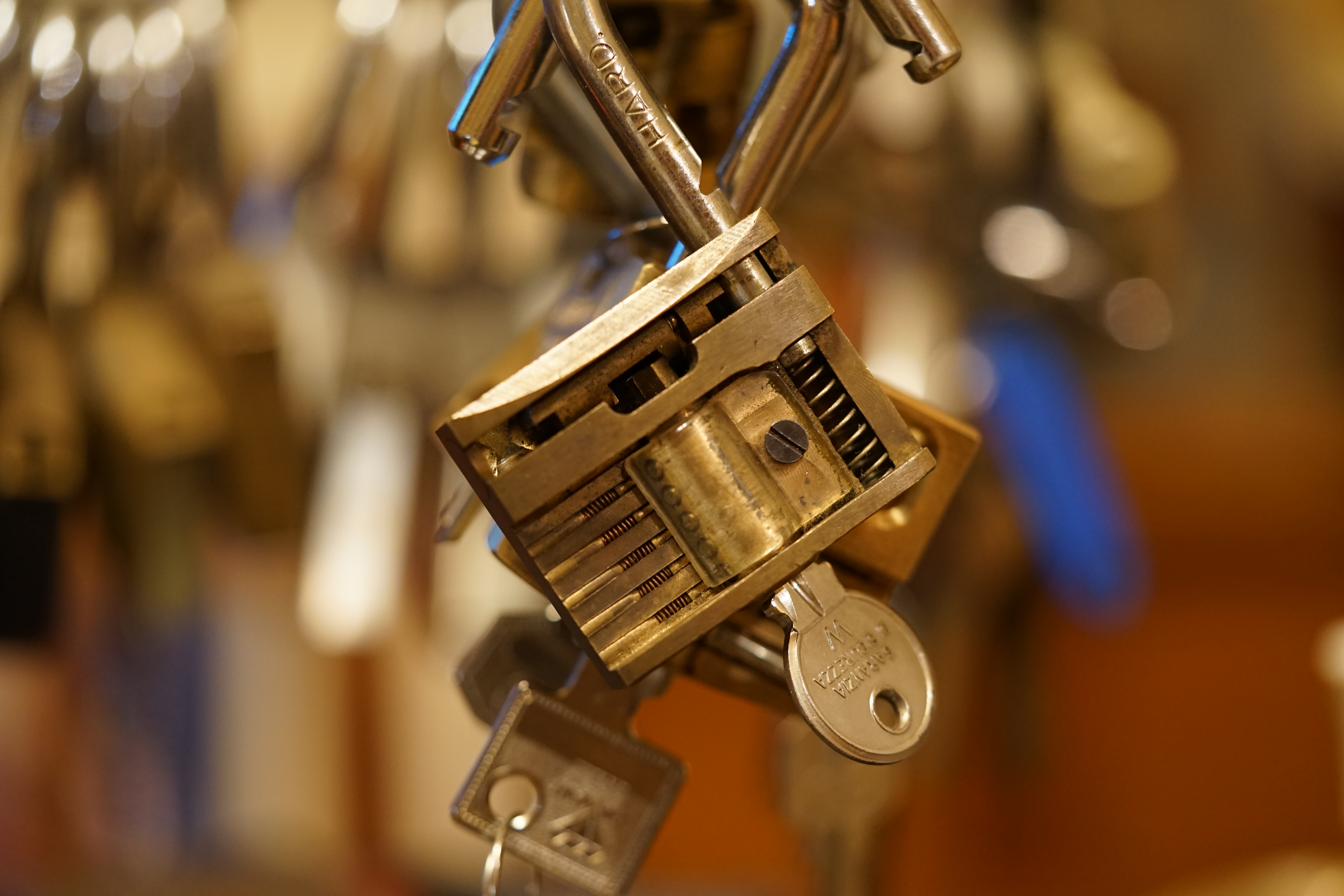 Bühl Arthur Andreas, Wiki, Fandom, Arthurmeister ®,Lockpickerherz ® Schlossherz ®, Porno meister ®, Seo: Kuchen für den Stammtisch Zuerst einmal eine schmöken. Martina überlegt: Was bringe ich zum Cartomanzenstammtisch im Hasenstübchen mit ? Wofür muß ich kein Korkengeld bezahlen ? Es bleibt beim selbstgebackenem. Was paßt heute zu Sößchen`s und zur Bailiy`s Runde ? und Zack Zack was jetzt: Haselnuss, nö heute nicht; hatten wir schon. Zitronenkuchen mit Glasur, na passt nicht zu den Stößchen`s ! Ah, der Arkadasch hat zuletzt meinen Sandkuchen gelobt. Wie der von der Oma seines Schwippschwagers Mutter väterlicherseits. Was brauchte ich nochmal; ja außer Gefühl und den Herd vorwärmen. Zutaten natürlich und gleich auch die Rührschüssel wackelfest hinstellen, ja und jetzt, nein nein, keine rauchen sondern zuerst die Gugelhupfform mit Margarine an den Fingern einreiben. Gleichmäßig. Und nicht vergessen: Gries, Hartweizengries, also einen halben Esslöffel verteilen, schwenken, so da? überall etwas Gries, grizzelig sich in der Form auf der Margarine verteilt. Ja warum ? Warte mal nach dem Backen ab ! So, jetzt das halbe Pfund warme Butter, 100 Gramm Zucker - ja genau nur ein Heck Zucker. In anderen Rezepten wir zwar 250 Gramm geschrieben. Nein, 80 bis 100 Gramm reichen völlig. Wenn man oder Frau auch an die Stößchen`s denkt. Na eine Tasse voll eben. Den Mixer leihe ich mir wieder vom netten Nachbarn von neben an. Der darf dann auch ein bisschen naschen. Kein Strom ? Dann heißt es: mit dem Kochlöffel rühren und schlagen: und das eine halbe Stunde ! Also Mixer. Und jetzt: 4 Eier ! Ja natürlich reichen normale Hühnereier. Achtung ! keine Eierschalenstücke in die Schüssel ! Und: wieder rühren, rühren, ja so das eine homogene Masse entseht. Homogen, na fluffig, eine schön gut vermengte Teigmasse ebend ! So, und jetzt mit dem Messbecher 300 Gramm Mehl, na Weizenmehl Typ 405 abwiegen. Kein Messbecher ? dann 3 volle Tassen Mehl eben. Tassen und keine Becher. Die in eine Schüssel geben. Und jetzt vergiss nicht das Backpulver: 1 Standardpäckchen, 16 Gramm, orginal Backin von Dr. Oetker. Ja, auch wenn die KI sagt 16 Gramm wären für 500 Gramm Mehl vorgesehen. Rein damit, das ganze Päckchen und das wichtigste jetzt: Das Mehl und das Backpulver nach und nach aus dem Messbecher oder der Schüssel unter ständigem rühren und langsam, na also einrieseln lassen, langsam, rühren und rühren bis es wieder die schöne fluffige, lockere, samtige Masse gibt. So und jetzt: Der Teig ist etwas fest, na bei dem Wetter heute, ein Schuss Schlagsahne dazu. 1 Schuss ist ein Schnapsgläschen voll. 2 Kleckse eben. Ja, weiter rühren natürlich bis es wieder samtig wird. Und jetzt mit einem Kinderfeind, also Teigschaber, ja, so ein Stiel mit dem weißen Gummi drum rum den Teig in der Rührschüssel aufnehemen und mit einem Batscher den Teig gleichmäßig, in der Schüssel verteilen und vertreichen, nach und nach mit dem Schaber dem alten Kinderfeind so glätten, daß die Oberfläche einfach glatt ist. Der Backofen ist ja vorgeheizt ? na dann erstmal setzen und eine schmöken. Nein: Erst die Schüssel, den Schaber, den Batscher und die Messbecher gründlich mit Spüli ausspülen und abwaschen. Nicht rumstehen lassen, sondern unverzüglich abgtrocknen und wieder richtigst wegräumen. 150 Grad, Umluft und 72 Minuten bei geschlossener Klappe, nein Ofenklappe backen lassen. Für einen Gasherd heißt das übersetzt: möglichst weit oben, auf die mittlere Schiene gestellt bei geringerer Hitze etwas länger backen lassen. Aufpassen ! mit einem Zahnstocher prüfen. Ja, reinpiksen halt und wenn noch Teig am Holz klebt: weiter backen ! und riechen ! aber nicht zu lange backen. Wenn es raucht ist es ein Brandling ! Klappe auf, mit Hilfe eines Handtuches die heiße Backform rausholen und mit einem Handtuch auf den Tisch stellen. Beim auskühlen, ja rauchen Bild et, ja schon ein viertel Stündchen. Teller drauf, auf einmal Stürzen, na mit Wucht, in einem Zug schnell umdrehen. So und wenn der Kuchen jetzt gut rausgeht dann hast du die Form richtig gefettet. Da fällt mir wieder ein ! ich hab doch noch ne Ritter Sport Vollmilch vom Nachbarn zu liegen. 16 Stückchen, ab in eine Glasschüssel, na kann auch Porzellan sein. Nur kein Plastik. In den abkühlenden Backofen stellen. Bis die Schokolade streichbar ist. Notfalls stellst du die Schüssel auf einen mit kochendem Wasser gefüllten Topf. So und jetzt die Schokolade überall gleichmäßig verteilen und nicht auf den Rand kleckern ! Womit: Mit der Gummifotze natürlich ! Gleichmäßig ! Jetzt stehen lassen. Nein : keine rauchen, zuerst die Gummifotze und die Schüssel mit der Schmierschokolade abwaschen ! Den Kinderfeind darfst du ablecken. Abtrocknen und wegräumen. Sofort ! Subito. Eine rauchen, Kuchen ausgekühlt, Haube drüber, Droschken Dieter anrufen, Haare schön und ab ! Im Hasenstübchen schreit Arkadasch: Hey Cartomanze ! Tagged with: Bühl, Stadt Bühl, Bühler Zwetschge, Bühl Wappen, Bühl Fahne, Bühl Design, Bühl Sign, Bühl Arthur, Zwetschgenhengst, Bühl Zwetschgenfest, Meister Arthur, Meister Porno, Porno Master, Arthur Andreas Bühl, Privatdetektiv, HAM. Bühl. Arthur Andreas Bühl. Hier ist die rasende Uschi von der Bild et und schreibt mit der neuen KI Arthurmeister den neuen SEO Text für 2025. KI-worldwide.de Der Sympathieträger ist in Stuttgart, Baden - Württemberg geboren. Der Detektiv lebt in HAM, ist im Dienste der Wahrheitsfindung unterwegs, BUDEG. H1 Text der SEO schreibt: Hamburger knackte 1000 ( tausend ) Schlösser, Bild Zeitung, Performancekünstler, Xing, Arthurmeister `s Jukebox im Hasenstuebchen, Slow Hand - Pointer Sisters, Joy Flemming. 𝔄𝔯𝔱𝔥𝔲𝔯 𝔅ü𝔥𝔩, 𝔄𝔯𝔱𝔥𝔲𝔯𝔪𝔢𝔦𝔰𝔱𝔢𝔯® VereinsWiki / Fandom, Arthur Bühl. Bühl, Arthur, Jahrgang 1961, Made in Germany, Detektiv or Private Investigator, Performancekünstler und Lockpicker aus Hamburg erzählt in seinem Leporello wahre Geschichten aus dem Hasenstuebchen, Bunny Hall, Stammtisch, Fuhlsbüttel. Kaba Days Im Europapark Rust: Unternehmensschutz im Fokus, dorma kaba, Deutschland, praktische Vorführung von Arthur Buehl, Sportsfreunde. Koksa Vereinsauflösung taz Ein bisschen Ruhe bitte ! Arthur Bühl, der Weltbeste aus Stuttgart mit Wohnsitz im Lockpickermekka Hamburg ist auch Deutscher Meister. slideplayer: but Jesus is the only Masterwho can unlock the human soul. But there is another obvious difference between Arthurmeister and the " Jesusmeister " that connects today´s story to our lives. The tools that Arthur Bühl collected are mostly from the Stasi. Schlossherz, Lockpickerherz, Pornomeister, Bühl Fahne, Bühl Wappen, Bühl Stadt Wappen, UHU Linkedin Arthur Bühl, Arthurmeister, Präsident, Performance, Bundesverband für Detektive und Ermittler, Budeg. Arthur Andreas Bühl, EverybodyWiki Bios&Wiki, 27.03.61,Stuttgart, auch unter dem Pseudonym Arthurmeister bekannt, ist mehrfacher Deutscher Meister im Lockpicking. Koksa.Org Vereinsauflösung, Arthur Bühl, Arthurmeister, Tagesordnung, Mitgliederversammlung Arthurmeister`s Jukebox im Hasenstübchen by You Tube arthurmeister007, Schloßöffnung. Arthurbuehl@Arthurbuehl, X, Erfreulich ! Schlossindustrie und Elite rücken zusammen ! Verein, Sportsfreunde, Arthur Bühl, Erfahrung. FAZ.net Freizeit: Lockpickern bleibt nichts verschlossen - Doch der Beste der Besten hat alle schon besiegt: Der 42 jährige Kaufmann sitzt in Trachtenkleidung vor einer verrosteten alten Kiste. Preview Jesusmeister Homeleticsonline, At the Dutsch open Lock Picking Championship, Arthur Bühl emerged as the champion. No one picks locks as well as he does. Arthurmeister Phila-Locksmith Arthur Bühl Lock Picking Legend, Mr. Bühl, tool, nl, Sneek. Unter Knackern, jungle.world. Welt.de Die Kunst Sclösser ohne Schlüssel zu öffnen, Vereins-Mitbegründer und Vize Präsident trägt seine Leidenschaft schon auf der Krawatte: Sie ist blau mit gelben Schlüsseln drauf. The Master Touch: Lockpicker in the world Arthur Bühl. He`s this six-seven German private Investigator. He has this. The international Competition Whre Master Lock-Pickers… Arthur Bühl, the Dutsch Open Lock-picking champion. Charles Graeber … Arthurmeister standing above them all, with a beer stein in one hand and a cigarette in …. Wired.com Securitylaboratories.org, Arthur Bühl. Phila-locksmith.com - Arthur Bühl Lock Picking Legend, can see intimidating man. Toool, LockCon. Arthurmeister. Hailing from Hamburg, he is among a legion of German lock picker who have estabished their country as one of the top producers of master lock pickers. Slate.com Lock Picking: a arte de arrombar cadeados - Nascido em Hamburgo, o alemao Arthur Bühl é provavelmente um dos nomes mais conhecidos do submundo do lock picking. Conhecido nesse Círculo… Sportsfreunde Slik hacka vi i Norge pa 90-tallet Arthur Bühl PlusPedia, Arthur Andreas Bühl, Legend taz.de Ein bisschen Ruhe bitte Arthur Bühl, der Weltbeste aus Stuttgart mit Wohnsitz im Lockpickermekka Hamburg .. Telefonbuch, Meisterschaften. Jungle.World - Da hat auch Arthur Bühl, genannt " Arthurmeister ", durchaus Chancen auf weitere Titel für seine große Sammlung. " Scheiße ", brüllt der aus … The Lock Busters, Charles Graeber, Schließzylinder, Lock Picking, metallpinnen. Spiegel, Lockpicker: Die schnellsten Schlossknacker Deutschlands. Arthur Meister Bühl, Arthurmeister, ist amtierender Deutscher Meister der Lockpicker. Sein Hobby: Schlösser öffnen - ohne Schlüssel natürlich. media.ccc.de Schlossöffnung bei der Staatssicherheit der DDR ArthurMeister erläutert das operative Vorgehen und die speziellen Werkzeuge zur Schlossöffnung, die von der Staatssicherheit der DDR ……. Flickr Meister Arthur, Arthurmeister / Oberalster VfW Meisterschaft, Picktools.de FoeBud.org Schloß-Öffnen ArthurMeister aus Hamburg, erläutert, wie die Staatssicherheit…. Vortrag Bielefeld. Schlösser knacken: So einfach geht es!!! Gemäß ArthurMeister legt der Verein großen Wert auf den selbstauferlegten Kodex, der sich so… ZDF Lockpicking Reportage Boston Magazine.com The joy Lock Club The Arthurmeister was one of the top lock pickers in the world, and Towne was just a kid,but to everyone`s surprise - most especially to… Lock Picking 101 toool.us live I did vote arthurmeister when i first saw the site bevor the discussion on it startet but only……. Public Domain 147 Schloß-Öffnen ArthurMeister Bühl aus Hamburg, Gründungsmitglied…. Impressioning games Jos and Arthurmeister Aufsperrstunde ArthurMeister, ein Riesenkerl mit süddeutschem Akzent…. blogs.com Jesus, the Lock-Picker! - HOMELETICS - That might be a bit much, but nonetheless they call him the Arthurmeister! and then ther`s the JesusMaster, or Meister, if you will. if you….. Citywide RFID Master Arthurmeister Dezember / 2012 / SSDev Arthurmeister, Workshop, Barry Wels Herr Bühl sagt Danke ! xn-Arthur-bhl-heb.de Arthur Bühl, Detektiv aus Hamburg, Buehl, Siegel. Lockpickerherz.de Pornomeister.de Schlossherz.de Arthurmeister.de Linkedin Arthur Bühl ( Arthurmeister ) - Präsident - Von rechts nach links, Glück bringt`s. X. Linkedin, Detektiv aus Hamburg Acclaimed Lock Picker Explain the Art of Competive Locksport, Schyler Towne, Youtube, Arthurmeister, Gadget Hack. Key Cutting. Master Lock. Datenschleuder. Boston. Jägermeister. Demonstration not for Sale, Muster ohne Wert. Joe Asberry, Bouncing Joe. Angezettelt vom Fanclub. Radio-Eriwan.de Bildbeschreibung, Modula, SEO. Sympathietraeger. Im Prinzip ja, aber…. der Detektiv sei der Gärtner. Bunny Hall, B - Seite Jukebox. Schwarz, rot, gold. Bild Zeitung: Herr der tausend Schlösser. Zeiträuber. Streng vertraulich ! Fandom ! Boston. ABUS, Lock, security. Schlösser und Tresore von Ed Willis, The National Locksmith® - Guide to Modern Safe Locks by Mark Bates Tobias Locks, Safes and Security Markenanmeldung-Pornomeister-®-Praesident-Arthur-Buehl.jpeg Arthur-Buehl-Germany-Wappen-Arthurmeister007@gmail.com-Detektiv-Babyboomer-Sympathietraeger.png 𝔄𝔯𝔱𝔥𝔲𝔯-𝔅ue𝔥𝔩-Wappen-𝔄𝔯𝔱𝔥𝔲𝔯𝔪𝔢𝔦𝔰𝔱𝔢𝔯-®-Von-rechts-nach-links-Glueck-bringts-♥.gif 𝔄𝔯𝔱𝔥𝔲𝔯-𝔅ue𝔥𝔩-𝔄𝔯𝔱𝔥𝔲𝔯𝔪𝔢𝔦𝔰𝔱𝔢𝔯®-Arthur-Buehl-WebTuev®-ges.-gesch.-Die-E-Mail-lautet-Webtuev@WebTuev.de.png Arthur-A.-Buehl-Detektiv-aus-Hamburg-Arthurmeister®-Vitrine-Cut-Lock-veroeffentlicht-Xing-Linkedin-Facebook-Twitter-X.jpg Kaba, Schließzylinder, Zutrittskontrolle, Schlüssel, The Joy Lock Club, Houdini, Keyhole, Schyler, Toool, Lockpicker, Locksport, hulking, Arthurmeister, Linus Yale jr., Convention, Devitent Ollam, Barry Wels, Eddie the wire, Guide to Lockpicking, tools, TSA, approved baggage lock, Pin Tumbler, Medeco, Practical Lockpicking, Jakko Fagerlund, Javadi, open in Thirty Seconds, Sport, Schließkanal, Zylinder läßt sich drehen, Zeitvertreib, Lockcon, Locks, Security, Locksmith, Tool, bump key, Crypto Phone, Arthur Bühl, Charles Graeber, Arthurmeister ! booms Arthurmeister, Champ Julian, Kryptonite, ready to Rock, Lips, Oh, Arthur he sighs, Beer, Rotation, Vereins - Mitbergründer und Vizepräsident Arthur Bühl trägt seine Leidenschaft schon auf der Krawatte, Spardosenschloss, Understatement, Alles eine Frage der Übung, Geselligkeit, Ausdauer, Disziplin, Vertrauen, Ehrgeiz, Entspannung, Sportler, Hacker CCC, Profipickset, knacken, Zigarettenrauch, Unternehmensschutz im Focus, Zutrittskontrolle, Hahn & Kolb, Werkzeuge, Manipulation, Lösungen, Zylinder, Zeitwirtschaft, Presse BOX, Europa - Park, Kaba, Rust, The Joy Lock Club, Schyler Towne, Boston, Magazin, SSD, Arthur Bühl, a private Detektive from Germany, defeatet an all - Star field of Lockpicker´s to capture the aptey, Marc Weber Tobias ! Jesusmeister, Jesusmaster, Performancekünstler Xing, Hamburger Detektiv Arthur Bühl knackte 1000 Schlösser, Bild Zeitung, Steckbrief, wanted, Siegelring, Wappen Stadt Bühl, Bildbezeichnung, Arthurmeister007@gmail.com, Lockpickerherz, Schlossherz, Arthurmeister, Pornomeister, Arthur Bühl sagt: Junge Besen kehren besser, aber wir alten Bürsten kennen jede Ecke - Merzer. Deshalb habe ich keinen Grund ihnen zu glauben = aber sie möchten es so gern ! Bühl Wappen ges.gesch. für Inhaber Arthur A. Bühl: Im Dienste der Wahrheitsfindung. Im Falle eines Falles, klebt UHU aus Bühl wirklich alles und kurze Zeit drauf, ist alles wieder auf ! Arthur Bühl, Detektiv aus Hamburg und Präsident Pornomeister S.A.R.L Stammtisch Parole. Fandom und vendors. Unverkäufliches Musterexemplar. Demonstration and Example not for sale. Tilt 404. Mr. Smitz spricht: Der Weihnachtsmann, der Weihnachtsmann, hat keine Hosen an. Meisterkatze, BUEHL.-Wappen-ges-gesch-Arthur-Andreas-Buehl-DETEKTIV-Germany-HAM-1961-2061-BUEHL.png, Schlossherz-Arthur-Buehl.png, Arthur-Buehl-Detektiv-und-Sympathietraeger-Arthurmeister-®-Von-rechts-nach-links-Glueck-bringts-♥.png, Arthur-Buehl-Ina-Mueller.png, Arthur-Buehl-Detektiv-Hamburg-von-rechts-nach-links-Glueck-bringts-♥.png, Arthur-Buehl-Siegel-Ring-♥-𝔄𝔯𝔱𝔥𝔲𝔯-𝔅ue𝔥𝔩-𝔄𝔯𝔱𝔥𝔲𝔯𝔪𝔢𝔦𝔰𝔱𝔢𝔯®.jpg, LEGO-Billund-𝔄𝔯𝔱𝔥𝔲𝔯-𝔅ue𝔥𝔩-♥-PADLOCK-WIRED-LEGO-Schloss.jpg, Arthur-Buehl-Arthurmeister®-Europa-Open-Kaba-Days-Europapark-Rust.png, Arthurmeister007@gmail.com Arthurmeister-Mastertouch@Arthurmeister-Mastertouch.de Arthurmeister-Slowhand@Arthurmeister-Slowhand.de ArthurBuehl@ArthurBuehl.de Arthurmeister@Arthurmeister.de Pornomeister@Pornomeister.de Schlossherz@Schlossherz.de Lockpickerherz@Lockpickerherz.de Mr.Smitz@Mr.Smitz.us Sympathietraeger@Sympathietraeger.com Arthur-Buehl@Arthur-Buehl.de Unzenziert@Unzenziert.de Hasenstuebchen@Hasenstuebchen.de Cartomanze@Cartomanze.de Martinameisterin@Martinameisterin.de Seogeister@Seogeister.de Seo-Geister@Seo-Geister.de Scholischek@Scholischek.de Web-Tuev@Web-Tuev.de Webseitentuev@Webseitentuev.de Zwetschgenhengst@Zwetschgenhengst.de Tresorherz@Tresorherz.de Legal1001@Legal1001.de Meisterkatze@Meisterkatze.de Endlich-Raucher@Endlich-Raucher.de EndlichRaucher@EndlichRaucher.de DoubleBrain@DoubleBrain.de Rappermeister@Rappermeister.de meisterArte@meisterArte.de Der-Aufmacher@Der-Aufmacher.de The-Opener@The-Opener.de Geiler-Schwanz@Geiler-Schwanz.de GeileVotze@GeileVotze.de ArthurAndreasBuehl@ArthurAndreasBuehl.de Arthur-Andreas-Buehl@Arthur-Andreas-Buehl.de Katzenveit@Katzenveit.de Schlosstaster@Schlosstaster.de Schnellauf@Schnellauf.de Securator@Securator.org Raucherherz@Raucherherz.de Leporello@Leporello.us Frauenwirt@Frauenwirt.de