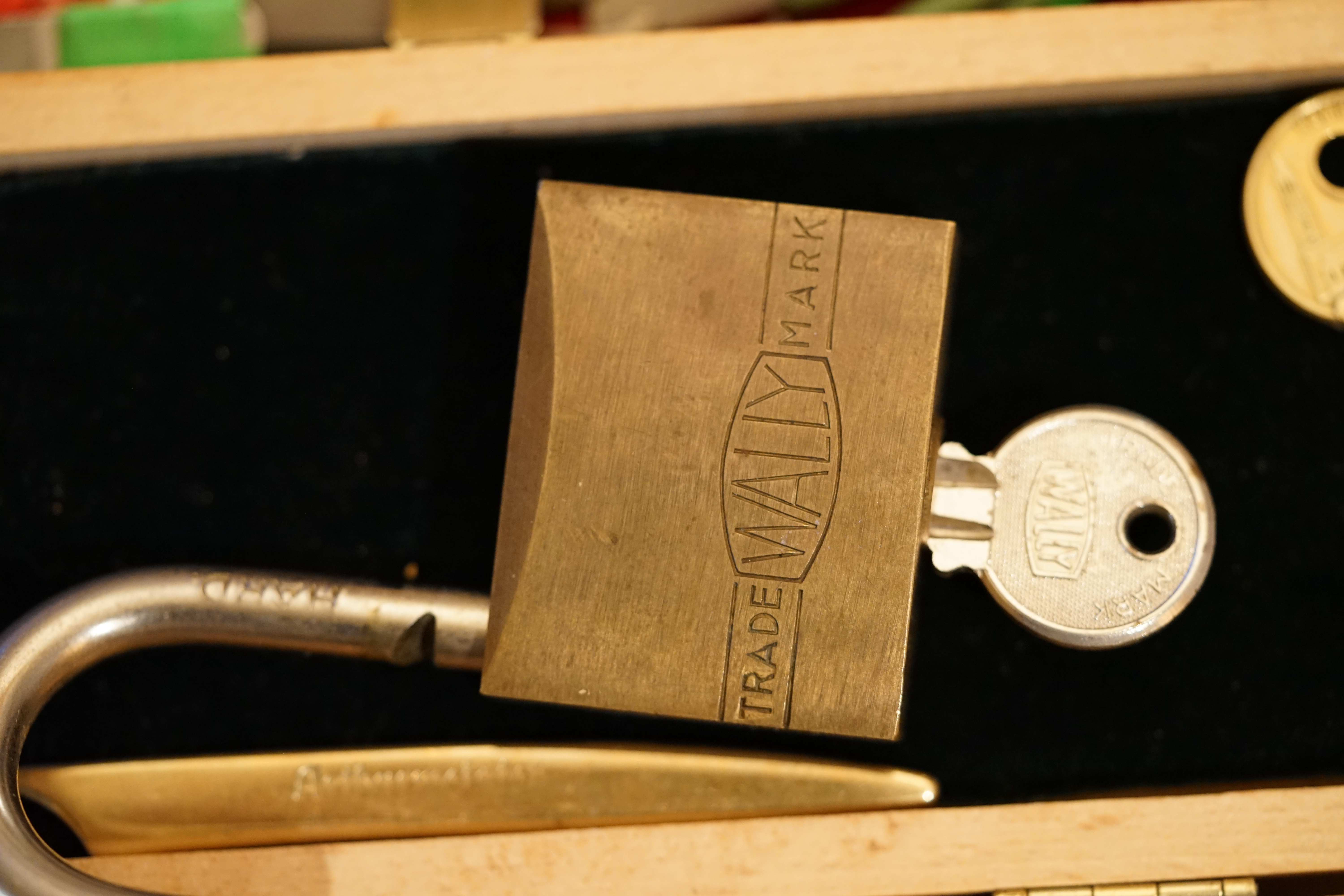 𝔄𝔯𝔱𝔥𝔲𝔯 𝔅ü𝔥𝔩, 𝔄𝔯𝔱𝔥𝔲𝔯𝔪𝔢𝔦𝔰𝔱𝔢𝔯 ® Stück Davon schwarze Katze, Zwei Katzenkopf Schlösser Zunft, Schlosser, Zunftabzeichen, Wappen, Geselle, Anstecknadel, Verbandsabzeichen, Stück Davon. Die nicht alltägliche Form eines Truhenschlossen führte dazu, das man die Schlosser im Zunftleben scherzhaft ironisierend Katzenköpfe nannte. Der Spitzname erhielt sich durch die Jahrhunderte. Und der Katzenkopf wurde damit zu einem Symbol. Er erscheint auf der Anstecknadel, die heute der Schlosser als Verbandabzeichen tragen kann. Die auf der Nadel angebrachte Inschrift " Stück Davon " erklärt sich wie folgt: Der wandernde Schlossergeselle sprach bei einem Meister um Arbeit vor. Befragt, ob er das Handwerk verstünde, antwortete er: Stück Davon ! Die zwei Worte wiesen ihn in aller Bescheidenheit als Angehörigen der Zunft aus, der bereit sei noch weiter zu lernen. DoubleBrain ® SEO für heute: Barockschlüssel, Schmiedeeisen, Halme gedreht, Bärte geschnitten, Reiden aufgesetzt, Stahlschnitttechnik, Kapelleneingerichte, Schmiedeeisen, Hohldorn, Gesenk, Pflanzenmotiv, Wappentierschmuck, geschmiedet, gepunzt, Schlüsselgriff beidseitig, halbrelief, Bekrönung auf der einen Seite als männlicher auf der anderen als weiblicher Kopf, Löwenwappen, Delphine, Schwanzflosse, Stilelemente der Reaissance, profilierter Steckhalm, Gesenke und Reide ziseliert, Griffrand, Zwei Schlangen blau angelassen, Eisenblech, Schließblech, Türrahmen, Schlosskasten, Eisenkern, französisch, Zierdecke ausgehauen, eingehauen und getrieben, Rosette, Ringgriff, Rokoko und Schlüssel, eisernes Wiener Barock Hangschloss mit Spreitzfedernverschluss, gefeilt, geschnitten und ziseliert, flacher Steckschlüssel, Eisengrundplatte und zwei Engel mit Trompete, Posaune und Blumengeranke verziert. Figuren, Schmuck, Jagdszene, Empire, Möbelschlösser, Messingzierdecken, Witwerschlüssel, Schlüsselgewalt, Symbol, Sargschlüssel, Silberschlüssel, Hohldorn, Nachbildung, Kammerherrnschlüssel, Bronce, feuervergoldet, Emblem mit Initialien der weltlichen oder kirchlichen Fürsten versehen, die sie verliehen haben. Doppeladler, Reichsapfel, Zepter und Krone, Übergabeschlüssel, magische Stilelemente, östrerreichischer Kammerherrenschlüssel mit Doppeladler, Kordeln und Quasten, Wien, Hoflieferant, Mayestät, päbstlich, ungarisch, bayerisch, in Silber gegossen, Sinsheim, Hohldornschlösser mit Eisenriegeln, Gelenkschlüssel, einfacher Schieberiegel aus Holz, klappbare Doppelschlüssel aus Tirol, Rohrhülse, Bart, Tirol, Kreuz, Herz, Schlüsselgehänge, süddeutsch, Leder, gotisch, Bügel, Tabakspfeifenschlüssel, Schlossergeselle nach bestandener Prüfung, Schlüsselgeschenketui für die Braut: Bund mit fünf Zimmer, Möbel und Kassettenschlüsseln, in der Mitte Haustorschlüssel aus einem Stück geschmiedet, geschnitten und mit Stahlstangen handpoliert auf dem vierseitigen Gesenk in Schreibschrift " Deutsches Empire ", Dreipass, Jugendstil, Doppelrohr, Hauptportal der Jesuitenkirchen Sankt Michael, Der Hammerschlüssel für Weinkeller: der ziselierte aufgesetzte Hammer diente dem Küfner zum abklopfen der Fässer und zum öffnen der Spunde, Enstehungszeit, Hoftheater, bayrisches Nationaltheater in München, Zerstörung, Kunstschlosser, Fritz Nüssel, Heinrich Pankofer, Germany, wissenschaftlich, systematisch, Schlüsselexperte, Sammler, Privatsammlung, Schlüsselzentrale München, Fachmann für Sicherheitsfragen, sachkundig, Experte, versierter Restaurator, historischer Wert, handwerkliches Geschick und seine langjährige Berufserfahrung, Anerkennung, international, Fachmann nicht nur für die Technick von Schlüsseln und Schloss, auch für künstlerische und historische Fragen. Standardwerk Europa, Übersee, offizielle Stellen, Landeskriminalamt, Bundesanwaltschaft, Keltenschlüssel, Vorchristus, Witwenschlüssel, John F. Kennedy, Weisses Haus, Schlossmuseum Velbert, gut verpackt, Pullach, Erfinder und Auror, Leidenschaft, aufschlußreiches Werrk, Memoiren, Töchter, Emmi Seifert, Marlene Nüssel, Frau Anni, Kaminkehrer, Schwanthal, Freund und Helfer der Polizei, mein Leben, Gedichte, Kaffeveranstaltung, Nachbarschaftshilfe, Essen auf Rädern, Schlüsselfigur, tausend Stücke, Keltenzeit, Christus, Kelheim, Exemplare, Ausländische Lehrlinge, Brocken, wiegt fünf Kilo, Schmucksafe, Ludwig XV 1430, Brillianten, Verona, Eisenzeit, Ägypten, Hallstadtzeit, Salzkammergut, Hallstadt Gräberfeld, Epoche, Eisenverhüttung, Salzbergbau, Gerätschaften zu exportieren, geographischer Ort am Nordende des Neuenburger Sees in der Schweiz, Pfalbauten, auf festem Land angelegte Siedlung, europäische Eisenzeit, Kelten Indogermanischen Völkergruppe, Germanen, Rhein, kämperisch, expansionsbereit, Rom, Homer, Dichter, Jugendzeit, halbdunkel, erahnbar, zivisilatorische Dokumente, Dichtung, märchenhaft schöne Gestalt, Götter treten vor uns hin, denen die mittelmerisch kleinasiatische Menschheit Wirkungen und Tätigkeiten zugedacht hat, die diesen Fabelwesen für immer Kontur verliehen haben. So tritt der Schmiedegott Hephaistos lateinisch Vulkanos vor uns hin: Rußig und edel zugleich, genial erfinderisch, ein kunstreicher Handwerkegott. Der zu den 12 Hauptgöttern der griechisch römischen Antike erzählt wird. Jupiter, Himmel, hinabgstürtzt, Entfernung der Erde von den Sternen, Insel Lemlos, Hinkefuss, Gerechtigkeit, alte Fabeln, schöne und liebenswürdige, Eheweib, Museeum of fine Arts in Boston USA, Parmenides Lehrgedicht Balanos, Hammer, Amboss, Feuer, Wasser, glühend, Metall, Hammerschlag, Gußverfahren, gewünschte Form, Holz oder Kohle, warmgeschmiedet, grobkristallin, feinkörnig, Streck und Bruchgrenze, Plinius, samische Künstler, Erzguß, Keltenschlüssel, hochkant durch einen Schlitz in der Tür gesteckt, gedreht, bis er - nun waagrecht - in die Angriffe der im Riegel gelagerten Sperrklötze eingerastet: die Sperrklötze werden angehoben, der Riegel ist entsperrt und lässt sich mit einem ledernen Zugriemen von außen auf und zu ziehen. Griechenland, lakonisch, neues Prinzip, Schlüsselträger, Kaiserzeit, Würde, Statussymbol, Römer, die punische Kriegen das Metallhandelsmonopol an sich gebracht hatten verfügten in reichem Maße über Kupfer, Zink und Zinn. Verschlußriegel, Feder, Lochkanäle, Sperrstifte, entsichert, auf oder zugeschoben, Drehschlüssel, Hangschloss, Spreitzfeder, Kulturlandschaft, Kassetten, Truhen, Türen, Tiermaskendeckel, Pferdegstalt, arabisch, Vexier, indisch, Kugel, Grundform, Volldorn, Technische Feinheit, Eleganz, Zweckgebilde in den Händen von Menschen, die bemüht sind, mit einem rauhen, kriegerischen Leben fertig zu werden, Verteidigung, bedachte Architektur, spürbar, verschlossen, Zierlichkeit, Zeitläufe, Kultur, Willen und Werkstätten in Pompji und Herkulaneum, Wachsmodell Tonmantel gebrannt, schmilzt das Wachs glühend, Nachteil, römisches Imperium, desto länger, primitive Form, Spätantik, Karolingische Kunst, Fräkisches Adelsgeschlecht, Karl der Große, Triebfeder, Höfische und Kirchliche Kreise, Monumental Kunst, Klerikale Kreise, Kulturträger, Elfenbein, Goldschmied, Goldschmiedekunst, geistig - kulturelle Erhellung, Abendland, profunde Bedeutung, Ehefrau, häusliche Gewalt, Vertrauen, Brauch, Kirchweihtag, Steiermark, geweiht, Gnadenschlüssel, Petrus - Schlüssel, Apostel, Pilger, Schenkung, Pabst Pälagius, Gregor, König Alfons von Kastilien, König Alfred, romanischer Stil, schöpferische Kraft, Kunstgewerbe, Klöster, Kostbarkeiten, kunsthandwerklich, Verfeinerung, Raffiniertheit, Formenwelt, Alltag, Kleidung, Ritterrüstung, kraftvoll, primitiv, gotische Epoche, Jan van Eick, Grammatik, Lebensstil, geläutert, gültig, Opulenz der Kleidung, Materialwert, Charme, Sakral, Phantasie, Formensprache, feinsinnig, Steinmetz, Bescheidenheit, Portal, Notre - Dame, Paris, köstlich, kostbar, Mechanismus, Entsperrungsvorgang, Fischblasen, Kreuze, Drei - und Vierpass, grotesk, meisterlich, Handwerkszeug primitiv, Gewirre, Besatzung, Tropfen Öl, rein von Hand, Prochnov, Kunstschreiner, gesunde Männer, Michael Mann, Michael Mann Kästchen, Nürnberg, Augsburg, Fürth, Wörth, Riegelwerk, sauber geätzte und vergoltdete Büchsen und Pistolen aus Eisen. Doppelmeyer, Markgraf, erlassene Strafe, Spinnenschlösser, Deckelunterseite, figürlich, kunstfertigkeit, Schlüsselloch, größere Summen harten Geldes, raffiniert, Spielerei, Kuriusität, Zeugnis, Möbel, Bombast, Schwulst, Liebe, Zäsur, Dreißigjähriger Krieg, Mutter Courage, Armut, Schichten in Deutschland, Reformation, patetisch, Phänomen, Ornament, Pierre Frommerie, Sedan, Berlin, Ebenholz, Emaill, monumental, Signatur, Barock, Formenreichtum, gediegen, summarisch, mittelmäßig, Epochen, Werkleute, Halskette, Mayestät, Spanien, Revolution, Mittelalter, feierlich, Feind, Öffnung der Tore, Kapitulation, Schlüsselsoldat, Mitglied der päbstlichen Schweizer Garde, Pabstwappen, abfällige Bedeutung, Stadtwappen Tabackspfeife, Vierkant, Dolch, Pistolenschlüssel, geheime Nachrichten, Siegel, Hammerschlüssel für einen Weinkeller, Liebende, Angebetete, Ritter, Kreuzzug, Heiliges Land, Kreuzritter, Ehefrau, Märchen, arges oder schönes, es will scheinen, das eine Welt ohne Schlüssel nicht denkbar ist, Paris, Turenschloss, Schlossfalle, Konstruktion, Luxus, Verschwendungssucht, Kleinod, Brilliant, Maillard, König Stanislas, Ballkongitter, Pastellportrait, Museeum der Stadt Nancy, spirituell Sonnenkönig, Prinz Eugen von Savojen, den sublimen Geist seiner Epoche, General Feldmarschall Prinz Freund der Musen, Besieger der Türken, Zunftbuch, Balthasar, Gitter, Porzellan, hochkultiviert, Degengriff, Münchener Hof, Wittelsbach, Gesamtkunstwerk, Johann Joachim Winckelmann, Kleidermode, Reifrock, Schnürrleibchen, Wohnkultur, Neoklassizismus, Möbel, Chubb, Bramah, Inselstaat, Engländer, Ungarn, Italiener, Tossi, Yale, Hobbs, Aber die Bemühungen um immer neue vergrößerte Sicherheit im Bereich des Schlosses gingen weiter. Man glaubte vorübergehend das non plus ultra Sicherheitsschloss konstruiert zu haben und zwar kühn genug, Geldpreise für denjenigen auszusetzen, dem es gelingen würde, diese neuartigen Schlösser aufzusperren. Überraschend geschah das dank der Fertigkeit des Amerikaners Hobbs 1853. Seine Medtode des Aufsperrens ist in der Fachwelt als Hobbsches Öffnungsverfahren bekannt. Es wurde mit Erfolg publiziert, das Kriminelle Hinweise zum Öffnen der Sicherheitsschlösser erhielten. Linus Yale, Fallstiftriegelschlösser, der Ägypter, Assyrer, Babyloner, Yale Zylinder, C.E. Schulte in Velbert, Kromer Protector Schloss 1871, Hahn AG, Karl Zeiss, BKS, Boge und Kasten Solingen, Koloss von Roddos, Byzanz, Konstantinopel, Moschee, Kirche, Schlüsseltyp, Kaufmann, Herkunft, Herzblatt, Kurfürst, Alltagsgebrauch. Die Schönheit der Welt. Die Kraft, die menschlichen Schöpfergeist gewahr werden lässt. Die beiden Schlüssel in der Hand des heiligen Petrus geben diesem die Macht, die Pforten des Himmels zu öffnen. Der Schlüssel ist ein christliches Symbol, er ist aber auch das Inbild menschlichen Schöpfergeistes und als solches steht er in unmittelbarer Beziehung zu der Arbeitswelt des Sammlers Heinrich Pankofer. Doblebrain ® gibt vor: Mehr SEO ! ! ! Bühl. Arthur Andreas Bühl. Der Sympathieträger ist in Stuttgart, Baden - Württemberg geboren. Der Detektiv lebt in HAM. H1 Text: Der SEO schreibt: 𝔄𝔯𝔱𝔥𝔲𝔯 𝔅ü𝔥𝔩, 𝔄𝔯𝔱𝔥𝔲𝔯𝔪𝔢𝔦𝔰𝔱𝔢𝔯® Bühl, Arthur, Jahrgang 1961, Made in Germany, Detektiv or Private Investigator how Mr. Smitz from the PLAYBOY, Beverly Hills, say`s. Yes Mr. Smitz i will send you the Photo Arthurmeister`s F 1, Jacket for your LeporelloUS. to your E - Mail Mr.Smitz@Mr.Smitz.us. Ok, Mr. Smitz. Mr. Smitz do you know what Google Earth is ? Take BÜHL Arthur, only by Google Earth, you know ? have done it ? Yes Google will show you my Panel superfast. Cool, Arthurmeister, cool. Yes Mr. Smitz, this can i do for you too ! Yes with SEO. Yes, yes, i have Arkadasch erklärt, sein Erikli pasta is not so genial. Der beste Zwetschgenkuchen, you know plum tart, is from the Stadt Bühl. Not laughing in the USA. Bühl is a City like my Name. And the People in this City called it: Zwetschgendatschi ! you know. This is the world best plumcake. Yes Datschi. Yes, Stadt Bühl is near Baden - Baden, the Casino, you know ! Yes. Baden-Württemberg. You must know there is since 1927 the traditionell Zwetschgenfest. And there ist the Zwetschgenkönigin ! Mr. Smitz, my Ur Ur Ur Ur Grandfather is born in Bühl. My Great Grand Grand Mother where also born in the town Bühl. Their profession was Zwetschgenpicker. Not Lockpicker, Zwetschgen / Plum Picker. And Rüttler. Oh, really ! Yes, Yes. And since this time the name of the family Bühl from the Stadt Bühl is: Yes you know - Buehl. Yes i will give Greetings from you to Mrs. Friede Springer from the Newspaper BILD et. Yes, the Elbphilharmonie is in Betrieb. OH, Mr. Smitz, greeting´s to you from Joe Asbbery, NBA, you know. Tomorrow we will meet us in the Hasenstübchen, our Rabbit Hall. For Lockpicking und Beer. Call you. Parole Emil ! H1 Text: Der SEO schreibt weiter: 𝔄𝔯𝔱𝔥𝔲𝔯 𝔅ü𝔥𝔩, 𝔄𝔯𝔱𝔥𝔲𝔯𝔪𝔢𝔦𝔰𝔱𝔢𝔯® Herr Arthur Bühl, kritischer Privatdetektiv aus der Hansestadt Hamburg, bereitet sich auf ein Interview mit der BILD et vor. Bei Babsi und Gina in Fuhlsbüttel wird ihm zuvor der Vokuhila geschnitten. Herr Arthur Bühl wurde schon in der BILD et als " Herr der Schlösser " beschrieben. " Ein bisschen Ruhe bitte " schreibt Jan Freitag von der TAZ. Er erwähnt auch eine Mustertür by Wendt. Es wird darin herumgeprökelt. Selbst Arthur Bühl, der weltbeste aus dem Lockpicker Mekka Hamburg, betreibt pures Understatement, weil er sein Schloss in nur 20 Sekunden " geknackt " hat. Charles Graeber von der Wired.com beschreibt in seinem Artikel Master Lock - Pickers do bottle Arthur Bühl " The Master of the Universe ", Arthur Bühl a private Detective of Germany open locks. Bühl`s Fabio - the - Barbarian Look stands out. He wins the Dutch Open and is now Master of the Universe. The people cry: " Arthurmeister ! booms Arthurmeister ". Mark Webber Tobias, the Author of Locks, Safes, and Security, a Police Reverence, say: Arthurmeister, that ist beautyful. " Open ! " sagt Arthurmeister ", offen ist gut, schneller offen ist besser ". " Beer !" Arthurmeister booms back and a new Champion is born. Die Welt berichtet: " Die Kunst, Schlösser ohne Schlüssel zu öffnen ". Vereinsmitbegründer und Vizepräsident Arthur Bühl trägt seine Leidenschaft schon auf der Krawatte. Sie ist rot mit gelben Schlüsseln drauf. Intern wird er ehrfürchtig " Meister Arthur " gerufen. Er hat es zum siebenfachen Deutschen Meister in verschiedenen Disziplinen geschafft. Er pickt seit der Kindheit. Sein erstes Trainingsobjekt war sein Spardosenschloss - Ein klassischer Einstieg… . Die Slate berichtet über Arthur Bühl als Lockpicking Legend. Es gibt einen Artikel Tool for Picking and Decoding by Stasi, CCC, Vortrag Berlin. Amateur Hour berichtet: Arthurmeister has " The Master Touch ". Bei den Kaba Day `s im Europa Park Rust schreibt die Pressebox: auf großes Interesse der Teilnehmer stieß auch die praktische Vorführung von Steffen Wernéry und Arthur Bühl, die gängige mechanische Schließzylinder ohne Schlüssel zerstörungsfrei öffnen. Meist in Sekundenschnelle. Auch die Chemnitzer Zeitung " Freie Presse " hat über das Lockpicking und Arthur Andreas Bühl alias Arthurmeister berichtet. Dwight Perry schreibt: Arthur Bühl has good hands ! In der Philalocksmith wird Arthur Bühl auch als Lockpicking Legend betitelt. Es gibt auch einen Beitrag, 360 Meridianos. In der Datenschleuder, CCC, wurde über ihn als Sympathieträger berichtet. Veröffentlicht unter Linkedin, Xing, Google Panel, Twitter X. In der Vitrine von Arthur Andreas Bühl, Arthurmeister® sind Schlösser, Padlocks, von ABUS, BKS, CES, DOM, EVVA, Assa Abloy, Z Ikon, Kaba, Keso, ASSA, Winkhaus, Wilka, Trelock, Schmelting, Bode Panzer, Ancor Las, Drumm Geminy, Xylock, SEA, Medeco, Mul-T-Lock, Cut away, ABUS Granit, Pfaffenhain, E*S, ESS, Nemef, BAB, Babelsberg, Stasi, Diskus, WMF, Tesa, Noch, Vachette, Cisa, Wally, Rielda, Mottura, Viro, FAI, GeGe, Fichet, Bode Panzer, Tresor, Bramah, Protector, Braun`s Patent, Walomatus, Arolds, Combination Lock, Yale, Master, American Lock, Tubular, China, Indien, Aligarh, Nepal, Thailand, Zahlenschlösser, Himmelsschlüssel und noch vieles mehr, vorhanden. Alle Schliesszylinder sind Übungsmaterial für das Lockpicking. Schlagschlüssel und so vieles mehr, sind auch dabei. Auch der Sputnik. Verschlagwortet mit: ♥ Vokuhila, Friseur ♥ Schwäbischer Hengst, Zwetschgen Heini, Bühl er, Zwetschge, Google Earth, Mittelpunkt der Welt, Martinameisterin, Cartomanze, Scholischek, " HIGH NOON ! ". ♥ Parole Emil ! Arthur Andreas Bühl, Detektiv, made in Germany, born 1961 in Stuttgart, Baden - Württemberg, living in HAM, Im Dienste der Wahrheitsfindung unterwegs, betreibt in seiner Freizeit Lockpicking aus Leidenschaft. Der mehrfache Deutsche Meister wird in der WIRED als " Master of the Universe " betitelt. In der BILD et ist der Artikel " Herr der Schlösser " abgedruckt. Im Hasenstübchen - Fuhlsbüttel, am Hasenberge, Santa Fu, wird gefeiert. Arthurmeister® stellt seinen Leporello " Der Aufmacher " vor. Der Stammtisch grölt " OFFEN ". Scholischek, Rudi, Heike I, Noagerlzutzler, Arthur und Joe Asberry, der alte NBA ler, prosten sich zu. Arthurmeister`s Jukebox auf YouTube spielt Pointer Sisters - Slow Hand ! ♥ Beim Tanzen ruft die Cartomanze " Ey du Sympthieträger ♥, komm mal her " ! SEO für heute: DETEKTIV, Arthur Bühl, Lockpicker, Deutscher Meister, pickt ABUS Padlock. 𝐀𝐫𝐭𝐡𝐮𝐫 𝐀𝐧𝐝𝐫𝐞𝐚𝐬 𝐁ü𝐡𝐥, 𝐃𝐞𝐭𝐞𝐤𝐭𝐢𝐯, 𝐦𝐚𝐝𝐞 𝐢𝐧 𝐆𝐞𝐫𝐦𝐚𝐧𝐲, 𝐛𝐨𝐫𝐧 𝟏𝟗𝟔𝟏 𝐢𝐧 𝐒𝐭𝐮𝐭𝐭𝐠𝐚𝐫𝐭, 𝐁𝐚𝐝𝐞𝐧 - 𝐖ü𝐫𝐭𝐭𝐞𝐦𝐛𝐞𝐫𝐠, 𝐥𝐢𝐯𝐢𝐧𝐠 𝐢𝐧 𝐇𝐀𝐌, 𝐈𝐦 𝐃𝐢𝐞𝐧𝐬𝐭𝐞 𝐝𝐞𝐫 𝐖𝐚𝐡𝐫𝐡𝐞𝐢𝐭𝐬𝐟𝐢𝐧𝐝𝐮𝐧𝐠 𝐮𝐧𝐭𝐞𝐫𝐰𝐞𝐠𝐬, 𝐛𝐞𝐭𝐫𝐞𝐢𝐛𝐭 𝐢𝐧 𝐬𝐞𝐢𝐧𝐞𝐫 𝐅𝐫𝐞𝐢𝐳𝐞𝐢𝐭 𝐋𝐨𝐜𝐤𝐩𝐢𝐜𝐤𝐢𝐧𝐠 𝐚𝐮𝐬 𝐋𝐞𝐢𝐝𝐞𝐧𝐬𝐜𝐡𝐚𝐟𝐭. 𝐃𝐞𝐫 𝐦𝐞𝐡𝐫𝐟𝐚𝐜𝐡𝐞 𝐃𝐞𝐮𝐭𝐬𝐜𝐡𝐞 𝐌𝐞𝐢𝐬𝐭𝐞𝐫 𝐰𝐢𝐫𝐝 𝐢𝐧 𝐝𝐞𝐫 𝐖𝐈𝐑𝐄𝐃 𝐚𝐥𝐬 " 𝐌𝐚𝐬𝐭𝐞𝐫 𝐨𝐟 𝐭𝐡𝐞 𝐔𝐧𝐢𝐯𝐞𝐫𝐬𝐞 " 𝐛𝐞𝐭𝐢𝐭𝐞𝐥𝐭. 𝐈𝐧 𝐝𝐞𝐫 𝐁𝐈𝐋𝐃 𝐞𝐭 𝐢𝐬𝐭 𝐝𝐞𝐫 𝐀𝐫𝐭𝐢𝐤𝐞𝐥 " 𝐇𝐞𝐫𝐫 𝐝𝐞𝐫 𝐒𝐜𝐡𝐥ö𝐬𝐬𝐞𝐫 " 𝐚𝐛𝐠𝐞𝐝𝐫𝐮𝐜𝐤𝐭. 𝐈𝐦 𝐇𝐚𝐬𝐞𝐧𝐬𝐭ü𝐛𝐜𝐡𝐞𝐧 - 𝐅𝐮𝐡𝐥𝐬𝐛ü𝐭𝐭𝐞𝐥, 𝐚𝐦 𝐇𝐚𝐬𝐞𝐧𝐛𝐞𝐫𝐠𝐞, 𝐒𝐚𝐧𝐭𝐚 𝐅𝐮, 𝐰𝐢𝐫𝐝 𝐠𝐞𝐟𝐞𝐢𝐞𝐫𝐭. 𝐀𝐫𝐭𝐡𝐮𝐫𝐦𝐞𝐢𝐬𝐭𝐞𝐫® 𝐬𝐭𝐞𝐥𝐥𝐭 𝐬𝐞𝐢𝐧𝐞𝐧 𝐋𝐞𝐩𝐨𝐫𝐞𝐥𝐥𝐨 " 𝐃𝐞𝐫 𝐀𝐮𝐟𝐦𝐚𝐜𝐡𝐞𝐫 " 𝐯𝐨𝐫. 𝐃𝐞𝐫 𝐒𝐭𝐚𝐦𝐦𝐭𝐢𝐬𝐜𝐡 𝐠𝐫ö𝐥𝐭 " 𝐎𝐅𝐅𝐄𝐍 ". 𝐒𝐜𝐡𝐨𝐥𝐢𝐬𝐜𝐡𝐞𝐤, 𝐑𝐮𝐝𝐢, 𝐇𝐞𝐢𝐤𝐞 𝐈, 𝐍𝐨𝐚𝐠𝐞𝐫𝐥𝐳𝐮𝐭𝐳𝐥𝐞𝐫, 𝐀𝐫𝐭𝐡𝐮𝐫 𝐮𝐧𝐝 𝐉𝐨𝐞 𝐀𝐬𝐛𝐞𝐫𝐫𝐲, 𝐝𝐞𝐫 𝐚𝐥𝐭𝐞 𝐍𝐁𝐀 𝐥𝐞𝐫, 𝐩𝐫𝐨𝐬𝐭𝐞𝐧 𝐬𝐢𝐜𝐡 𝐳𝐮. 𝐀𝐫𝐭𝐡𝐮𝐫𝐦𝐞𝐢𝐬𝐭𝐞𝐫`𝐬 𝐉𝐮𝐤𝐞𝐛𝐨𝐱 𝐚𝐮𝐟 𝐘𝐨𝐮𝐓𝐮𝐛𝐞 𝐬𝐩𝐢𝐞𝐥𝐭 𝐏𝐨𝐢𝐧𝐭𝐞𝐫 𝐒𝐢𝐬𝐭𝐞𝐫𝐬 - 𝐒𝐥𝐨𝐰 𝐇𝐚𝐧𝐝 ! ♥ 𝐁𝐞𝐢𝐦 𝐓𝐚𝐧𝐳𝐞𝐧 𝐫𝐮𝐟𝐭 𝐝𝐢𝐞 𝐂𝐚𝐫𝐭𝐨𝐦𝐚𝐧𝐳𝐞 " 𝐄𝐲 𝐝𝐮 𝐒𝐲𝐦𝐩𝐭𝐡𝐢𝐞𝐭𝐫ä𝐠𝐞𝐫 ♥, 𝐤𝐨𝐦𝐦 𝐦𝐚𝐥 𝐡𝐞𝐫 " ! 𝐒𝐄𝐎 𝐟ü𝐫 𝐡𝐞𝐮𝐭𝐞: 𝐃𝐄𝐓𝐄𝐊𝐓𝐈𝐕, 𝐀𝐫𝐭𝐡𝐮𝐫 𝐁ü𝐡𝐥, 𝐋𝐨𝐜𝐤𝐩𝐢𝐜𝐤𝐞𝐫, 𝐃𝐞𝐮𝐭𝐬𝐜𝐡𝐞𝐫 𝐌𝐞𝐢𝐬𝐭𝐞𝐫, 𝐩𝐢𝐜𝐤𝐭 𝐀𝐁𝐔𝐒 𝐏𝐚𝐝𝐥𝐨𝐜𝐤.