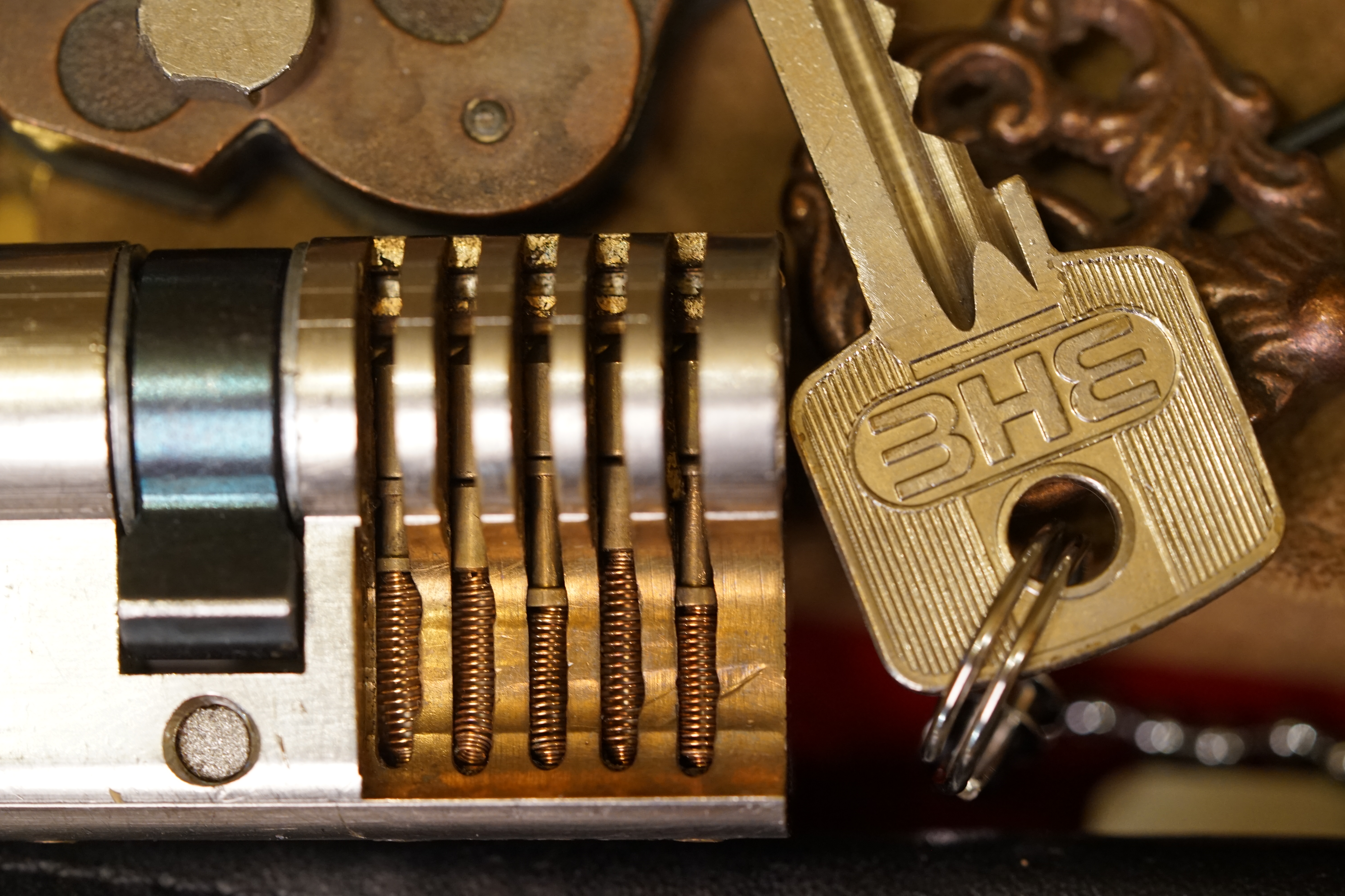 Arthur Bühl, Detektiv aus Hamburg ist Mitglied im Detektiv Verband BUDEG und an die IKD angeschlossen. Als Arthurmeister® erklärt Herr Bühl bei Behörden wie Fedpol, LKA Forensik, das Lockpicking !