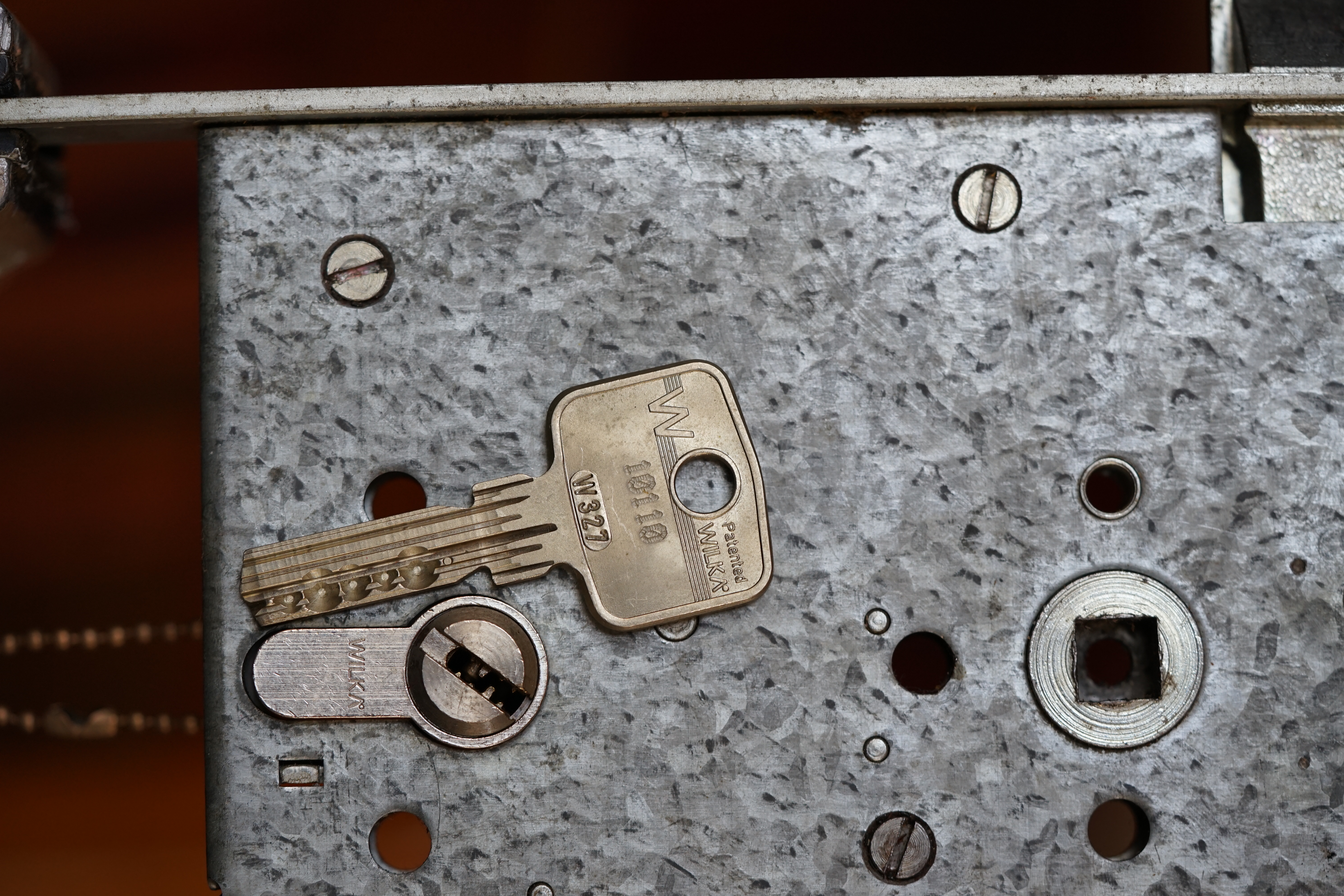 born 1961 Arthur Bühl, Arthur Andreas Bühl, Made in Germany, born 1961 in Stuttgart, arbeitet seit 40 Jahren als Privatdetektiv und lebt in Hamburg. Er ist als Detektiv Mitglied in nationalen und internationalen Berufsverbänden. Unter dem Künstlernamen " Arthurmeister " erklärt Arthur Bühl Lockpicking; das zerstörungsfreie öffnen von Schlössern und Schließzylindern. Der Ehrenkodex lautet: Öffne nur deine eigenen Schlösser. Fremde Schlösser dürfen nur mit Einwilligung des Eigentümers geöffnet werden. Herr Bühl wurde schon als Schlossknacker bezeichnet. Dies ist natürlich Quatsch, denn wenn man oder Frau z.B. ein Vorhangschloss knackt, so ist es kaputt und die Wettbewerber und Lockpickerkollegen können nicht mehr daran üben. Knacker benutzen einen Kuhfuß. Der mehrfache Deutsche Meister dagegen ein Pickset und es gilt: " Offen ist gut, schneller Offen ist besser ". Viel Spaß und Erfolg beim Üben. Von der Zeitschrift " WIRED " wurde Arthurmeister als Master of the Universe, betitelt. SEO für heute: Parole Emil ! Arthur Bühl, Sympathieträger.com, Präsident Pornomeister SARL. Die Anschrift lautet: Arthur A. Bühl, Postfach 605 145, 22 246 Hamburg. In der Vitrine von Arthur Bühl, Arthurmeister® sind Schlösser, Padlocks, von HKR, ABUS, Binoxx BUGA, BKS, CES, DOM, EVVA, FEFI, Assa Abloy, Z Ikon, Kaba, Keso, ASSA, Winkhaus, Wilka, Trelock, Schmelting, Bode Panzer, Comet, Ancor Las, Drumm Geminy, Xylock, EMKA, SEA, Medeco, Mul-T-Lock, Cut away, ABUS Granit, Pfaffenhain, E*S, ESS, Nemef, BAB, Babelsberg, Stasi, Diskus, WMF, Tesa, Noch, Vachette, Cisa, Wally, Rielda, Mottura, Viro, FAI, GeGe, K + K, Fichet, Bode Panzer, Tresor, Bramah, Protector, Braun`s Patent, Walomatus, Arolds, Combination Lock, Yale, Master, American Lock, Tubular, China, Indien, Aligarh, Nepal, Thailand, Zahlenschlösser, Himmelsschlüssel und noch vieles mehr, vorhanden. Alle Schliesszylinder sind Übungsmaterial für das Lockpicking. Schlagschlüssel und so vieles mehr, sind auch dabei. Auch der Sputnik. Verschlagwortet mit: ♥ Vokuhila, Friseur ♥ Schwäbischer Hengst, Zwetschgen Heini, Bühl er, Zwetschge, Google Earth, Mittelpunkt der Welt, Martinameisterin, Cartomanze, Scholischek, " HIGH NOON ! ". ♥ Parole Emil !