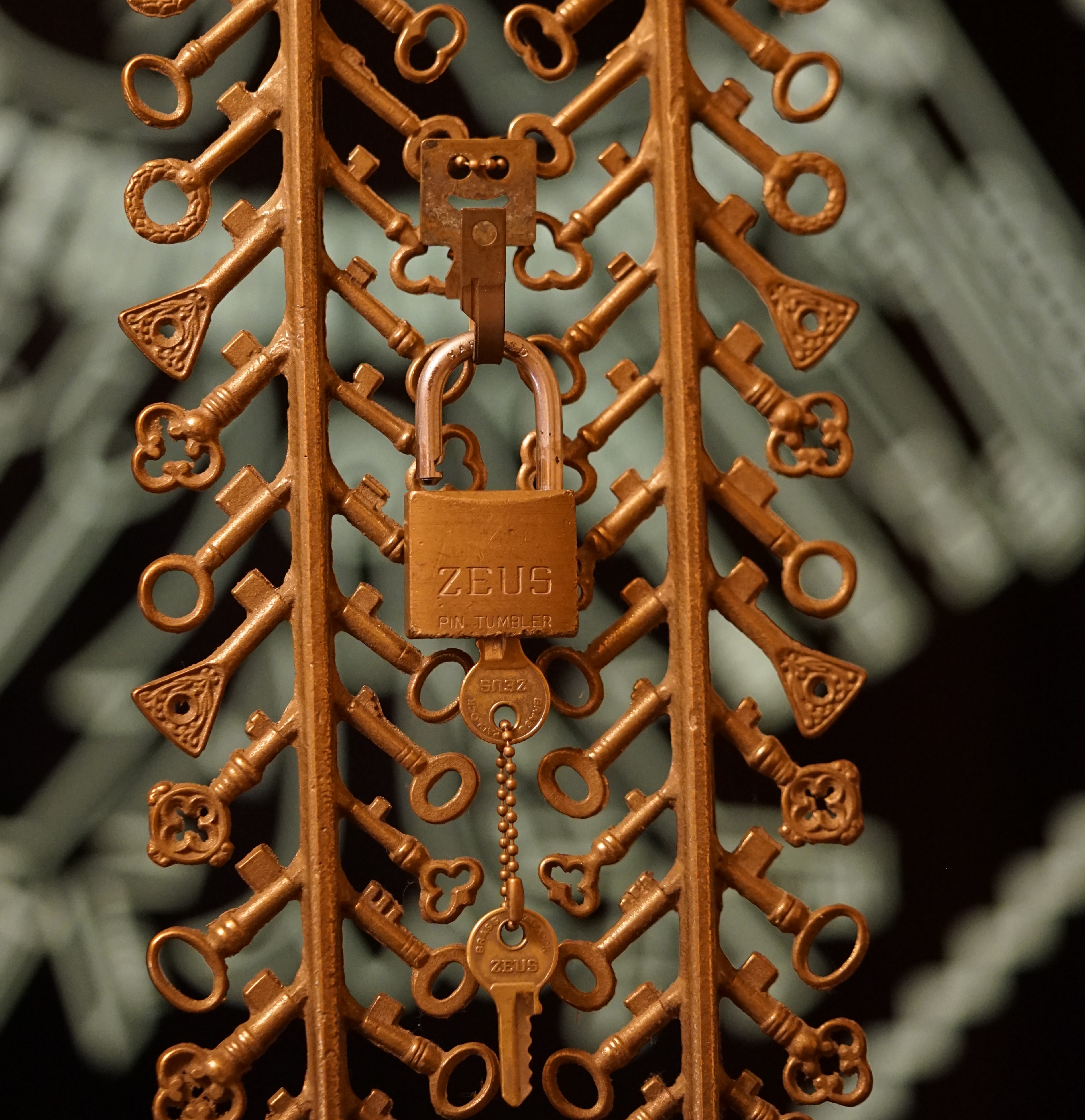 Arthur Bühl, Arthur meister ®, Lockpickerherz ®, Schlossherz ®, Porno meister ® Carsten Jasner, MUT PROBEN ! Das Leben ist tödlich. Aber es muß nicht sterbenslangweilig sein. In diesem Buch werde ich ab Seite 139 in dem Kapitel: Mut zur Lücke, Loch im Tresor. Todsichere Systeme und wie man sie knackt wie folgt beschrieben: Ein Mann mit Pferdeschwanz sitzt hoch konzentriert am Werktisch. Sein Blick ist ins Nichts gerichtet. Für das was er tut, braucht er seine Augen nicht, er sieht mit dem kleinen Stahlhaken zwischen seinen großen Fingern, mit denen er sich einen Weg in das Schicherheitsschloss bahnt. Er gleitet in die ölige Innenwelt, ertastet Wände, Widerstände, Ausbuchtungen. Er fühlt schließlich die genaue Position der Stifte, rastet einen nach dem anderen ein. Diese Momente, sagt der Zweimeter mann, seien " Vorboten zum Orgasmus " ! Arthur Bühl, von seinen zahlreichen Bewunderern " ARTHURMEISTER " genannt, ist einer der Besten bei den Sportsfreunden der Sperrtechnik, einem Verein in dem sich bundesweit rund fünfzehnhundert Mitglieder in sechzehn Ortsgruppen treffen, um in ihrer Freizeit Schlösser zu knacken. Ins Leben gerufen hat den Verein Arthur Bühl und sein Freund Steffen Wernèry, ein Mitbegründer des Caos Computer Club. Digital hacken oder analog knacken - für Wernèry gibt es da keinen Unterschied. Hier wie da treibt ihn der rebellische Reiz, Lücken im System zu finden, die Verkäufer als todsicher preisen. " Doch sicher ist nur, daß alles aufgeht " ! Dafür sort die Lust, die jeder kennt: Schatzkammern zu betreten, Geheimnisse zu entschlüsseln, Widerstände zu überwinden, Verbotenes zu tun, sich Zugang zu veerbogenen Ecken und Winkeln zu verschaffen. Die " Sportsfreunde " treibt diese Lust seit ihrer Kindheit um. Wernèry bog mit zwölf Jahren seinen ersten Dietrich aus einem Kleiderbügel und sperrte seine Lehrer ein. Der kleine Arthur bekam eine Ahnung von seinem Talent, als es ihm gelang, die Spardose schlüssel - und zerstörungsfrei zu entriegeln. Heute triumphiert er als mehrfacher Deutscher Meister im sogenannten Lockpicking, dem Öffnen von Schlössern unter Wettkampfbedingungen. Immerhin siebenundsechzig Jahre lang war das erste Sicherheitschloss der Welt tatsächlich ein Sicherheitsschloss. Der englische Tüftler Joseph Bramah, der so nützliche Dinge erfand wie eine Banknoten - Nummeriermaschine und eine Zapfanlage, die heute noch in britischen Pubs Bier in Gläser sprotzt, ersann 1784 ein Zylinderschloss, daß als unbezwigbar galt - bis 1851 ein professioneller Knacker nach sechzehn Tagen engagierten Stocherns das Ding öffnete. Dieser Akt war ein Schlüsselerlebnis in der Beziehung zwischen Mensch und Mechanik. Ein Sieg der lebendigen Sinne über ein sprödes System - zu einer Zeit, da die Gesellschaft sich dem stampfenden Rhythmus der Industrialisierung unterwarf und der Glaube an das Heil der Technik verdrängte. Lockpicking wurde zu einem populären Sport, der Helden schuf. In den dreißiger Jahren des 20. Jahrhunderts etwa gelangte ein Prister zu Weltruhm, weil er reihenweise sowohl als einbruchsicher gepriesene Tresore als auch " ausbruchsichere " Gefängnisschlösser entriegelte. " Der schwerste Schrank hat seine Schwächen, er läßt sich ohne Müh erbrechen " ! - diese alte Panzerknacker Weisheit hat nach wie vor Gültigkeit; sie hängt über den Köpfen der Hamburger Lockpicker. Arthurmeister braucht für handelsübliche Stiftschlösser, die fast jede Wohnungstür zieren, zwischen zehn Sekunden und fünf Minuten, je nach Hersteller. Bohrmuldenschlösser, die bei der Deutschen Post, auf Flughäfen und in Atomkraftwerken verwendet werden, sind vor ihm ebenso wenig sicher. Er nutzt dabei mechanische Ungenauigkeiten, winzige Spielräume, die sich bei der Herstellung nicht vermeiden lassen und zehnmal dünner sind als ein Haar. Ein paar Mal klickt es, der Meister dreht den Zylinder, streicht seine Haare zurück, steckt sich eine Zigarette an. " Tja " sagt er, " und wenn man dann das Schloss aufkriegt - das ist ein geiles Gefühl ! " Ich habe dann später den Jasner in Berlin angerufen. Bei dem Telefonat kam lediglich heraus er wüßte von dem Interview nichts mehr und wolle auch nichts mehr wissen. Da habe ich noch bemerkt, er hätte auf dem Lockpicking " Bunten Nachmittag " nicht so nerven brauchen, wenn er dann doch so einiges durch den " Tüddel " kriegt. Taged mit: Spiel nicht mit den Schmuddelkindern ! Verzwetschget mit: Bühl Arthur, Bühl Wappen, Bühl Fahne, Bühl Urkunde, Bühl Patent, Bühl achteck, Zwetschgenhengst, Zwetschgenfest, Meister Arthur, Bühler Zwetschge Arthur Andreas Bühl, Detektiv, Privatdetektiv, Hamburg,Germany, Siegel Ring. Arthur Bühl, Arthurmeister, Bühl Wappen Der Sympathieträger ist in Stuttgart, Baden - Württemberg geboren. Der Detektiv lebt in HAM. H1 Text der SEO gibt Texte aus Arthurmeister`s Leporello frei. 𝔄𝔯𝔱𝔥𝔲𝔯 𝔅ü𝔥𝔩, 𝔄𝔯𝔱𝔥𝔲𝔯𝔪𝔢𝔦𝔰𝔱𝔢𝔯 Bühl, Arthur, Jahrgang 1961, Made in Germany, Babyboomer, Detektiv or Private Investigator how Mr. Smitz from the PLAYBOY, Beverly Hills, say`s. Yes Mr. Smitz i will send you the Photo Arthurmeister`s F 1, Jacket for your LeporelloUS. to your E - Mail Mr.Smitz@Mr.Smitz.us. Ok, Mr. Smitz. Mr. Smitz do you know what Google Earth is ? Take BÜHL Arthur, only by Google Earth, you know ? have done it ? Yes Google will show you my Panel superfast. Cool, Arthurmeister, cool. Yes Mr. Smitz, this can i do for you too ! Yes with SEO. Yes, yes, i have Arkadasch erklärt, sein Erikli pasta is not so genial. Der beste Zwetschgenkuchen, you know plum tart, is from the Stadt Bühl. Not laughing in the USA. Bühl is a City like my Name. And the People in this City called it: Zwetschgendatschi ! you know. This is the world best plumcake. Yes Datschi. Yes, Stadt Bühl is near Baden - Baden, the Casino, you know ! Yes. Baden-Württemberg. You must know there is since 1927 the traditionell Zwetschgenfest. And there ist the Zwetschgenkönigin ! Mr. Smitz, my Ur Ur Ur Ur Grandfather is born in Bühl. My Great Grand Grand Mother where also born in the town Bühl. Their profession was Zwetschgenpicker. Not Lockpicker, Zwetschgen / Plum Picker. And Rüttler. Oh, really ! Yes, Yes. And since this time the name of the family Bühl from the Stadt Bühl is: Yes you know - Buehl. Yes i will give Greetings from you to Mrs. Friede Springer from the Newspaper BILD et. Yes, the Elbphilharmonie is in Betrieb. OH, Mr. Smitz, greeting´s to you from Joe Asbbery, NBA, you know. Tomorrow we will meet us in the Hasenstübchen, our Rabbit Hall. For Lockpicking und Beer. Call you. Parole Emil ! H1 Text der SEO schreibt weiter: 𝔄𝔯𝔱𝔥𝔲𝔯 𝔅ü𝔥𝔩, 𝔄𝔯𝔱𝔥𝔲𝔯𝔪𝔢𝔦𝔰𝔱𝔢𝔯® Herr Arthur Bühl, kritischer Privatdetektiv aus der Hansestadt Hamburg, bereitet sich auf ein Interview mit der BILD et vor. Bei Babsi und Gina in Fuhlsbüttel wird ihm zuvor der Vokuhila geschnitten. Herr Arthur Bühl wurde schon in der BILD et als " Herr der Schlösser " beschrieben. " Ein bisschen Ruhe bitte " schreibt Jan Freitag von der TAZ. Er erwähnt auch eine Mustertür by Wendt. Es wird darin herumgeprökelt. Selbst Arthur Bühl, der weltbeste aus dem Lockpicker Mekka Hamburg, betreibt pures Understatement, weil er sein Schloss in nur 20 Sekunden " geknackt " hat. Charles Graeber von der Wired.com beschreibt in seinem Artikel Master Lock - Pickers do bottle Arthur Bühl " The Master of the Universe ", Arthur Bühl a private Detective of Germany open locks. Bühl`s Fabio - the - Barbarian Look stands out. He wins the Dutch Open and is now Master of the Universe. The people cry: " Arthurmeister ! booms Arthurmeister ". Mark Webber Tobias, the Author of Locks, Safes, and Security, a Police Reverence, say: Arthurmeister, that ist beautyful. " Open ! " sagt Arthurmeister ", offen ist gut, schneller offen ist besser ". " Beer !" Arthurmeister booms back and a new Champion is born. Die Welt berichtet: " Die Kunst, Schlösser ohne Schlüssel zu öffnen ". Vereinsmitbegründer und Vizepräsident Arthur Bühl trägt seine Leidenschaft schon auf der Krawatte. Sie ist rot mit gelben Schlüsseln drauf. Intern wird er ehrfürchtig " Meister Arthur " gerufen. Er hat es zum siebenfachen Deutschen Meister in verschiedenen Disziplinen geschafft. Er pickt seit der Kindheit. Sein erstes Trainingsobjekt war sein Spardosenschloss - Ein klassischer Einstieg… . Die Slate berichtet über Arthur Bühl als Lockpicking Legend. Es gibt einen Artikel Tool for Picking and Decoding by Stasi, CCC, Vortrag Berlin. Amateur Hour berichtet: Arthurmeister has " The Master Touch ". Bei den Kaba Day `s im Europa Park Rust schreibt die Pressebox: auf großes Interesse der Teilnehmer stieß auch die praktische Vorführung von Steffen Wernéry und Arthur Bühl, die gängige mechanische Schließzylinder ohne Schlüssel zerstörungsfrei öffnen. Meist in Sekundenschnelle. Auch die Chemnitzer Zeitung " Freie Presse " hat über das Lockpicking und Arthur Andreas Bühl alias Arthurmeister berichtet. Dwight Perry schreibt: Arthur Bühl has good hands ! In der Philalocksmith wird Arthur Bühl auch als Lockpicking Legend betitelt. Es gibt auch einen Beitrag, 360 Meridianos. In der Datenschleuder, CCC, wurde über ihn als Sympathieträger berichtet. Veröffentlicht unter Linkedin, Xing, Google Panel, Twitter X. In der Vitrine von Arthur Andreas Bühl, Arthurmeister ® sind Schlösser, Padlocks, von ABUS, BKS, CES, DOM, EVVA, Assa Abloy, Z Ikon, Kaba, Keso, ASSA, Winkhaus, Wilka, Trelock, Schmelting, Bode Panzer, Ancor Las, Drumm Geminy, Xylock, SEA, Medeco, Mul-T-Lock, Cut away, ABUS Granit, Pfaffenhain, E*S, ESS, Nemef, BAB, Babelsberg, Stasi, Diskus, WMF, Tesa, Noch, Vachette, Cisa, Wally, Rielda, Mottura, Viro, FAI, GeGe, Fichet, Bode Panzer, Tresor, Bramah, Protector, Braun`s Patent, Walomatus, Arolds, Combination Lock, Yale, Master, American Lock, Tubular, China, Indien, Aligarh, Nepal, Thailand, Zahlenschlösser, Himmelsschlüssel und noch vieles mehr, vorhanden. Alle Schliesszylinder sind Übungsmaterial für das Lockpicking. Schlagschlüssel und so vieles mehr, sind auch dabei. Auch der Sputnik. Verschlagwortet mit: ♥ Vokuhila, Friseur ♥ Schwäbischer Hengst, Zwetschgen Heini, Bühl er, Zwetschge, Google Earth, Mittelpunkt der Welt, Martinameisterin, Cartomanze, Scholischek, " HIGH NOON ! ". ♥ Parole Emil ! SEO NEU Twitter X 11.06.24 Bilder Budeg ( Bold serif ) Arthur Andreas Bühl, Detektiv, made in Germany, born 1961 in Stuttgart, Baden - Württemberg, living in HAM, Im Dienste der Wahrheitsfindung unterwegs, betreibt in seiner Freizeit Lockpicking aus Leidenschaft. Der mehrfache Deutsche Meister wird in der WIRED als " Master of the Universe " betitelt. In der BILD et ist der Artikel " Herr der Schlösser " abgedruckt. Im Hasenstübchen - Fuhlsbüttel, am Hasenberge, Santa Fu, wird gefeiert. Arthurmeister® stellt seinen Leporello " Der Aufmacher " vor. Der Stammtisch grölt " OFFEN ". Scholischek, Rudi, Heike I, Noagerlzutzler, Arthur und Joe Asberry, der alte NBA ler, prosten sich zu. Arthurmeister`s Jukebox auf YouTube spielt Pointer Sisters - Slow Hand ! ♥ Beim Tanzen ruft die Cartomanze " Ey du Sympthieträger ♥, komm mal her " ! SEO für heute: DETEKTIV, Arthur Bühl, Lockpicker, Deutscher Meister, pickt ABUS Padlock.