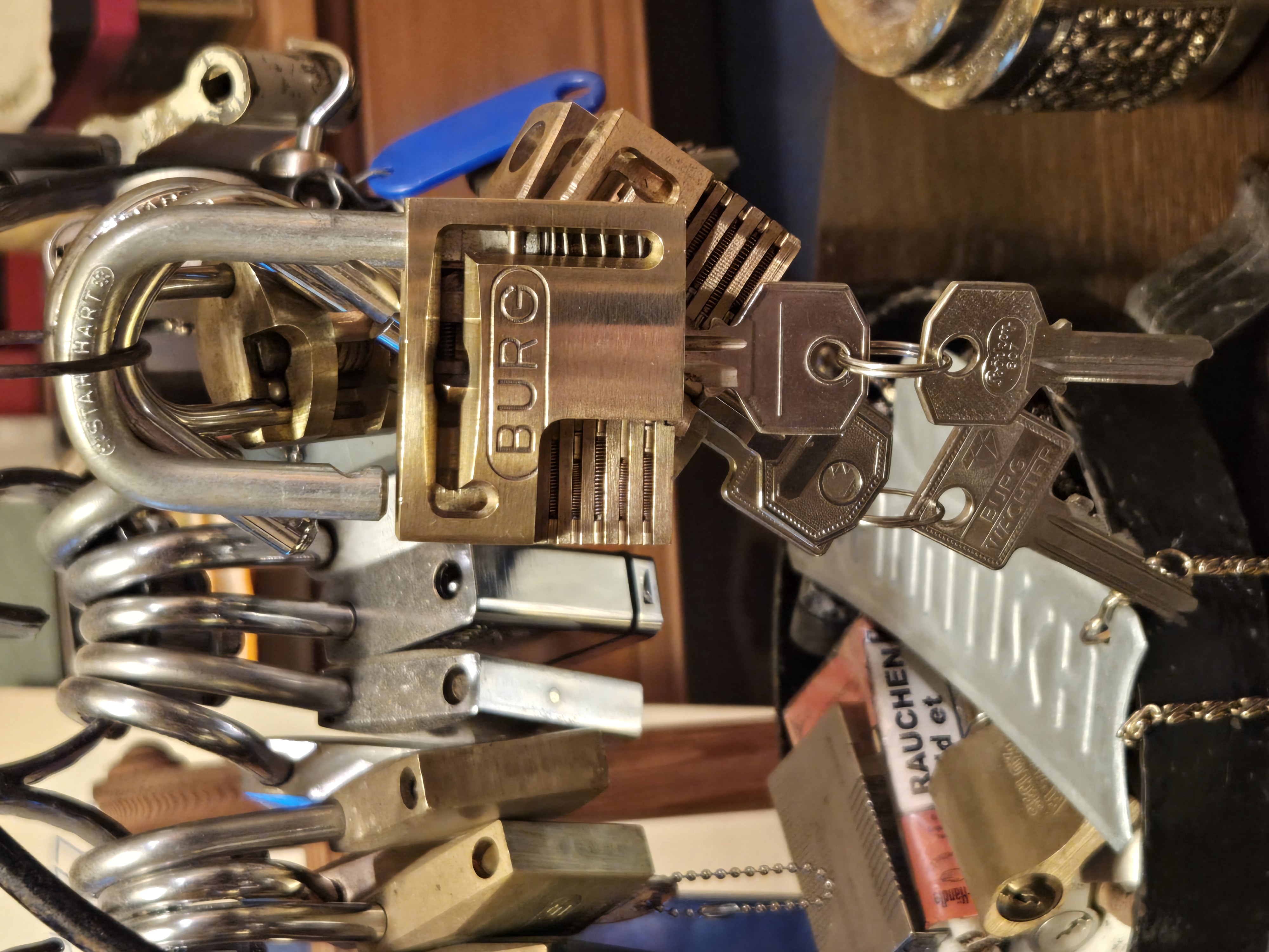 SEO Im Dienste der Wahrheitsfindung: ♥ 𝔄𝔯𝔱𝔥𝔲𝔯 𝔅ü𝔥𝔩, 𝔄𝔯𝔱𝔥𝔲𝔯𝔪𝔢𝔦𝔰𝔱𝔢𝔯 ® Arthur A. Bühl, Jahrgang 1961, wird von den Mitgliedern des BDD, Bundesverband Deutscher Detektive, jetzt BUDEG zur 30 jährigen Mitgliedschaft beglückwünscht und für seine Dienste zur Wahrheitsfindung mit der Verleihung der goldenen Ehrennadel gewürdigt. Die Kollegen haben ihm ebenfalls in der TAZ, FAZ, Welt und Hamburger Abendblatt gratuliert und sogar Anzeigen in der Rubrik Verschiedenes geschaltet. Arthur Bühl ist Inhaber der Marke Arthurmeister®. Veröffentlicht unter Linkedin, Xing, Google Panel, Twitter X. Verschlagwortet mit: ♥ Vokuhila, Friseur ♥ Schwäbischer Hengst, Zwetschgen Heini, Bühl er, Zwetschge, Google Earth, Mittelpunkt der Welt, Martinameisterin, Cartomanze, Scholischek, " HIGH NOON ! ". ♥ Parole Emil !