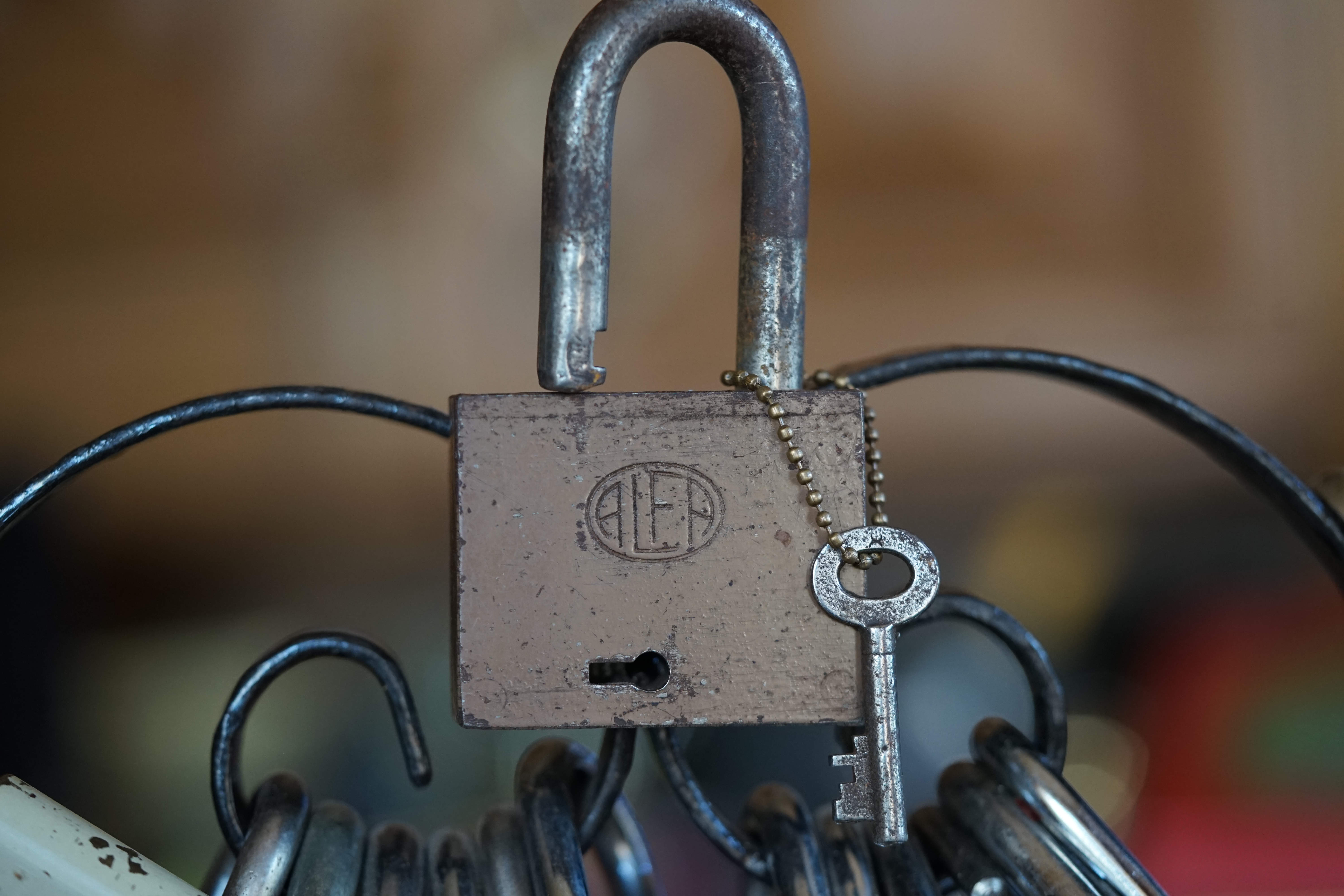 Bühl. Arthur Andreas Bühl. Hier ist die rasende Uschi von der Bild et und schreibt mit der neuen KI Arthurmeister den neuen SEO Text für 2025. Der Sympathieträger ist in Stuttgart, Baden - Württemberg geboren. Der Detektiv lebt in HAM, ist im Dienste der Wahrheitsfindung unterwegs, BUDEG. H1 Text der SEO schreibt: Hamburger knackte 1000 ( tausend ) Schlösser, Bild Zeitung, Performancekünstler, Xing, Arthurmeister `s Jukebox im Hasenstuebchen, You Tube, Slow Hand - Pointer Sisters, Joy Flemming. 𝔄𝔯𝔱𝔥𝔲𝔯 𝔅ü𝔥𝔩, 𝔄𝔯𝔱𝔥𝔲𝔯𝔪𝔢𝔦𝔰𝔱𝔢𝔯® VereinsWiki / Fandom, Arthur Bühl. Bühl, Arthur, Jahrgang 1961, Made in Germany, Detektiv or Private Investigator, Performancekünstler und Lockpicker aus Hamburg erzählt in seinem Leporello wahre Geschichten aus dem Hasenstuebchen, Bunny Hall, Stammtisch, Fuhlsbüttel. Kaba Days Im Europa Park Rust: Unternehmensschutz im Fokus, dorma kaba, Deutschland, praktische Vorführung von Arthur Buehl, Sportsfreunde. Koksa Vereinsauflösung taz Ein bisschen Ruhe bitte ! Arthur Bühl, der Weltbeste aus Stuttgart mit Wohnsitz im Lockpickermekka Hamburg ist auch Deutscher Meister. slideplayer: but Jesus is the only Masterwho can unlock the human soul. But there is another obvious difference between Arthurmeister and the " Jesusmeister " that connects today´s story to our lives. The tools that Arthur Bühl collected are mostly from the Stasi. Schlossherz, Lockpickererz, Pornomeister, Bühl Fahne, Bühl Wappen, UHU Linkedin Arthur Bühl, Arthurmeister, Präsident, Performance, Bundesverband für Detektive und Ermittler, Budeg. Arthur Andreas Bühl, EverybodyWiki Bios&Wiki, 27.03.61,Stuttgart, auch unter dem Pseudonym Arthurmeister bekannt, ist mehrfacher Deutscher Meister im Lockpicking. Koksa.Org Vereinsauflösung, Arthur Bühl, Arthurmeister, Tagesordnung, Mitgliederversammlung Arthurmeister`s Jukebox im Hasenstübchen by You Tube arthurmeister007, Schloßöffnung. Arthurbuehl@Arthurbuehl, X, Erfreulich ! Schlossindustrie und Elite rücken zusammen ! Verein, Sportsfreunde, Arthur Bühl, Erfahrung. FAZ.net Freizeit: Lockpickern bleibt nichts verschlossen - Doch der Beste der Besten hat alle schon besiegt: Der 42 jährige Kaufmann sitzt in Trachtenkleidung vor einer verrosteten alten Kiste. Preview Jesusmeister Homileticsonline, At the Dutsch open Lock Picking Championship, Arthur Bühl emerged as the champion. No one picks locks as well as he does. Arthurmeister Phila-Locksmith Arthur Bühl Lock Picking Legend, Mr. Bühl, tool, nl, Sneek. Unter Knackern, jungle.world. Welt.de Die Kunst Sclösser ohne Schlüssel zu öffnen, Vereins-Mitbegründer und Vize Präsident trägt seine Leidenschaft schon auf der Krawatte: Sie ist blau mit gelben Schlüsseln drauf. The Master Touch: Lockpicker in the world Arthur Bühl. He`s this six-seven German private Investigator. He has this. The international Competition Whre Master Lock-Pickers… Arthur Bühl, the Dutsch Open Lock-picking champion. Charles Graeber … Arthurmeister standing above them all, with a beer stein in one hand and a cigarette in …. Wired.com Securitylaboratories.org, Arthur Bühl. Phila-locksmith.com - Arthur Bühl Lock Picking Legend, can see intimidating man. Toool, LockCon. Arthurmeister. Hailing from Hamburg, he is among a legion of German lock picker who have estabished their country as one of the top producers of master lock pickers. Slate.com Lock Picking: a arte de arrombar cadeados - Nascido em Hamburgo, o alemao Arthur Bühl é provavelmente um dos nomes mais conhecidos do submundo do lock picking. Conhecido nesse Círculo… Sportsfreunde Slik hacka vi i Norge pa 90-tallet Arthur Bühl PlusPedia, Arthur Andreas Bühl, Legend taz.de Ein bisschen Ruhe bitte Arthur Bühl, der Weltbeste aus Stuttgart mit Wohnsitz im Lockpickermekka Hamburg .. Telefonbuch, Meisterschaften. Jungle.World - Da hat auch Arthur Bühl, genannt " Arthurmeister ", durchaus Chancen auf weitere Titel für seine große Sammlung. " Scheiße ", brüllt der aus … The Lock Busters, Charles Graeber, Schließzylinder, Lock Picking, metallpinnen. Spiegel, Lockpicker: Die schnellsten Schlossknacker Deutschlands. Arthur Meister Bühl, Arthurmeister, ist amtierender Deutscher Meister der Lockpicker. Sein Hobby: Schlösser öffnen - ohne Schlüssel natürlich. media.ccc.de Schlossöffnung bei der Staatssicherheit der DDR ArthurMeister erläutert das operative Vorgehen und die speziellen Werkzeuge zur Schlossöffnung, die von der Staatssicherheit der DDR ……. Flickr Arthurmeister / Oberalster VfW Meisterschaft, Ina Müller, Lockpicking Meister Arthur Picktools.de FoeBud.org Schloß-Öffnen ArthurMeister aus Hamburg, erläutert, wie die Staatssicherheit…. Vortrag Bielefeld. Schlösser knacken: So einfach geht es!!! Gemäß Arthur Meister legt der Verein großen Wert auf den selbstauferlegten Kodex, der sich so… ZDF Lockpicking Reportage Boston Magazine.com The joy Lock Club The Arthurmeister was one of the top lock pickers in the world, and Towne was just a kid,but to everyone`s surprise - most especially to… Lock Picking 101 toool.us live I did vote arthurmeister when i first saw the site bevor the discussion on it startet but only……. Zieh-Fix, E-Pick. Public Domain 147 Schloß-Öffnen ArthurMeister Bühl aus Hamburg, Gründungsmitglied…. Impressioning games Jos and Arthurmeister KOKSA Vereinsauflösung, Elite rückt zusammen. Aufsperrstunde ArthurMeister, ein Riesenkerl mit süddeutschem Akzent…. blogs.com Jesus, the Lock-Picker! - HOMILETICS - That might be a bit much, but nonetheless they call him the Arthurmeister! and then ther`s the JesusMaster, or Meister, if you will. if you….. Citywide RFID Master Arthurmeister Dezember / 2012 / SSDev Arthurmeister, Workshop, Barry Wels Herr Bühl sagt Danke ! xn-Arthur-bhl-heb.de Arthur Bühl, Detektiv aus Hamburg, Buehl, Siegel. Lockpickerherz.de Pornomeister.de Schlossherz.de Arthurmeister.de Linkedin Arthur Andreas Bühl ( Arthurmeister ) - Präsident - Von rechts nach links, Glück bringt`s. X. Linkedin, Detektiv aus Hamburg Acclaimed Lock Picker Explain the Art of Competive Locksport, Schyler Towne, Youtube, Arthurmeister, Gadget Hack. Key Cutting. Master Lock. Datenschleuder. Boston. Jägermeister. Demonstration not for Sale, Muster ohne Wert. Joe Asberry, Bouncing Joe. Angezettelt vom Fanclub. Radio-Eriwan.de Bildbeschreibung, Modula, SEO. Sympathietraeger. Im Prinzip ja, aber…. der Detektiv sei der Gärtner. Bunny Hall, B - Seite Jukebox. Schwarz, rot, gold. Bild Zeitung: Herr der tausend Schlösser. Zeiträuber. Streng vertraulich ! Fandom ! Boston. ABUS, Lock, security. Schlösser und Tresore von Ed Willis, The National Locksmith® - Guide to Modern Safe Locks by Mark Bates Tobias Locks, Safes and Security Markenanmeldung-Pornomeister-®-Praesident-Arthur-Buehl.jpeg Arthur-Buehl-Germany-Wappen-Arthurmeister007@gmail.com-Detektiv-Babyboomer-Sympathietraeger.png 𝔄𝔯𝔱𝔥𝔲𝔯-𝔅ue𝔥𝔩-Wappen-𝔄𝔯𝔱𝔥𝔲𝔯𝔪𝔢𝔦𝔰𝔱𝔢𝔯-®-Von-rechts-nach-links-Glueck-bringts-♥.gif 𝔄𝔯𝔱𝔥𝔲𝔯-𝔅ue𝔥𝔩-𝔄𝔯𝔱𝔥𝔲𝔯𝔪𝔢𝔦𝔰𝔱𝔢𝔯®-Arthur-Buehl-WebTuev®-ges.-gesch.-Die-E-Mail-lautet-Webtuev@WebTuev.de.png Arthur-A.-Buehl-Detektiv-aus-Hamburg-Arthurmeister®-Vitrine-Cut-Lock-veroeffentlicht-Xing-Linkedin-Facebook-Twitter-X.jpg Carsten Jasner, MUT PROBEN ! Das Leben ist tödlich. Aber es muß nicht sterbenslangweilig sein. In diesem Buch werde ich ab Seite 139 in dem Kapitel: Mut zur Lücke, Loch im Tresor. Todsichere Systeme und wie man sie knackt wie folgt beschrieben: Ein Mann mit Pferdeschwanz sitzt hoch konzentriert am Werktisch. Sein Blick ist ins Nichts gerichtet. Für das was er tut, braucht er seine Augen nicht, er sieht mit dem kleinen Stahlhaken zwischen seinen großen Fingern, mit denen er sich einen Weg in das Schicherheitsschloss bahnt. Er gleitet in die ölige Innenwelt, ertastet Wände, Widerstände, Ausbuchtungen. Er fühlt schließlich die genaue Position der Stifte, rastet einen nach dem anderen ein. Diese Momente, sagt der Zweimeter mann, seien " Vorboten zum Orgasmus " ! Arthur Bühl, von seinen zahlreichen Bewunderern " ARTHURMEISTER " genannt, ist einer der Besten bei den Sportsfreunden der Sperrtechnik, einem Verein in dem sich bundesweit rund fünfzehnhundert Mitglieder in sechzehn Ortsgruppen treffen, um in ihrer Freizeit Schlösser zu knacken. Ins Leben gerufen hat den Verein Arthur Bühl und sein Freund Steffen Wernèry, ein Mitbegründer des Caos Computer Club. Digital hacken oder analog knacken - für Wernèry gibt es da keinen Unterschied. Hier wie da treibt ihn der rebellische Reiz, Lücken im System zu finden, die Verkäufer als todsicher preisen. " Doch sicher ist nur, daß alles aufgeht " ! Dafür sort die Lust, die jeder kennt: Schatzkammern zu betreten, Geheimnisse zu entschlüsseln, Widerstände zu überwinden, Verbotenes zu tun, sich Zugang zu veerbogenen Ecken und Winkeln zu verschaffen. Die " Sportsfreunde " treibt diese Lust seit ihrer Kindheit um. Wernèry bog mit zwölf Jahren seinen ersten Dietrich aus einem Kleiderbügel und sperrte seine Lehrer ein. Der kleine Arthur bekam eine Ahnung von seinem Talent, als es ihm gelang, die Spardose schlüssel - und zerstörungsfrei zu entriegeln. Heute triumphiert er als mehrfacher Deutscher Meister im sogenannten Lockpicking, dem Öffnen von Schlössern unter Wettkampfbedingungen. Immerhin siebenundsechzig Jahre lang war das erste Sicherheitschloss der Welt tatsächlich ein Sicherheitsschloss. Der englische Tüftler Joseph Bramah, der so nützliche Dinge erfand wie eine Banknoten - Nummeriermaschine und eine Zapfanlage, die heute noch in britischen Pubs Bier in Gläser sprotzt, ersann 1784 ein Zylinderschloss, daß als unbezwigbar galt - bis 1851 ein professioneller Knacker nach sechzehn Tagen engagierten Stocherns das Ding öffnete. Dieser Akt war ein Schlüsselerlebnis in der Beziehung zwischen Mensch und Mechanik. Ein Sieg der lebendigen Sinne über ein sprödes System - zu einer Zeit, da die Gesellschaft sich dem stampfenden Rhythmus der Industrialisierung unterwarf und der Glaube an das Heil der Technik verdrängte. Lockpicking wurde zu einem populären Sport, der Helden schuf. In den dreißiger Jahren des 20. Jahrhunderts etwa gelangte ein Prister zu Weltruhm, weil er reihenweise sowohl als einbruchsicher gepriesene Tresore als auch " ausbruchsichere " Gefängnisschlösser entriegelte. " Der schwerste Schrank hat seine Schwächen, er läßt sich ohne Müh erbrechen " ! - diese alte Panzerknacker Weisheit hat nach wie vor Gültigkeit; sie hängt über den Köpfen der Hamburger Lockpicker. Arthurmeister braucht für handelsübliche Stiftschlösser, die fast jede Wohnungstür zieren, zwischen zehn Sekunden und fünf Minuten, je nach Hersteller. Bohrmuldenschlösser, die bei der Deutschen Post, auf Flughäfen und in Atomkraftwerken verwendet werden, sind vor ihm ebenso wenig sicher. Er nutzt dabei mechanische Ungenauigkeiten, winzige Spielräume, die sich bei der Herstellung nicht vermeiden lassen und zehnmal dünner sind als ein Haar. Ein paar Mal klickt es, der Meister dreht den Zylinder, streicht seine Haare zurück, steckt sich eine Zigarette an. " Tja " sagt er, " und wenn man dann das Schloss aufkriegt - das ist ein geiles Gefühl ! " Ich habe dann später den Jasner in Berlin angerufen. Bei dem Telefonat kam lediglich heraus er wüßte von dem Interview nichts mehr und wolle auch nichts mehr wissen. Da habe ich noch bemerkt, er hätte auf dem Lockpicking " Bunten Nachmittag " nicht so nerven brauchen, wenn er dann doch so einiges durch den " Tüddel " kriegt. Taged mit: Spiel nicht mit den Schmuddelkindern ! Verzwetschget mit: Bühl Arthur, Bühl Wappen, Bühl Fahne, Bühl Urkunde, Bühl Patent, Bühl achteck, Zwetschgenhengst, Zwetschgenfest, Meister Arthur, Bühler Zwetschge Arthur Andreas Bühl, Detektiv, Privatdetektiv, Hamburg,Germany, Siegel Ring. Legoland Billund SEO neu: Lockpicker im Einsatz, ASSA ABLOY. Lockpicker Herz patented by Arthur Bühl, Detektiv aus Hamburg öffnet zerstörungsfrei Assa Abloy. Kanaken, sägen, Künstlerin knackt Liebesschlösser, Jesus Master. Arthurmeister007@gmail.com Arthurmeister-Mastertouch@Arthurmeister-Mastertouch.de Arthurmeister-Slowhand@Arthurmeister-Slowhand.de ArthurBuehl@ArthurBuehl.de Arthurmeister@Arthurmeister.de Pornomeister@Pornomeister.de Schlossherz@Schlossherz.de Lockpickerherz@Lockpickerherz.de Mr.Smitz@Mr.Smitz.us Sympathietraeger@Sympathietraeger.com Arthur-Buehl@Arthur-Buehl.de Unzenziert@Unzenziert.de Hasenstuebchen@Hasenstuebchen.de Cartomanze@Cartomanze.de Martinameisterin@Martinameisterin.de Seogeister@Seogeister.de Seo-Geister@Seo-Geister.de Scholischek@Scholischek.de Web-Tuev@Web-Tuev.de Webseitentuev@Webseitentuev.de Zwetschgenhengst@Zwetschgenhengst.de Tresorherz@Tresorherz.de Legal1001@Legal1001.de Meisterkatze@Meisterkatze.de Endlich-Raucher@Endlich-Raucher.de EndlichRaucher@EndlichRaucher.de DoubleBrain@DoubleBrain.de Rappermeister@Rappermeister.de meisterArte@meisterArte.de Der-Aufmacher@Der-Aufmacher.de The-Opener@The-Opener.de Geiler-Schwanz@Geiler-Schwanz.de GeileVotze@GeileVotze.de ArthurAndreasBuehl@ArthurAndreasBuehl.de Arthur-Andreas-Buehl@Arthur-Andreas-Buehl.de Katzenveit@Katzenveit.de Schlosstaster@Schlosstaster.de Schnellauf@Schnellauf.de Securator@Securator.org Raucherherz@Raucherherz.de Leporello@Leporello.us Frauenwirt@Frauenwirt.de