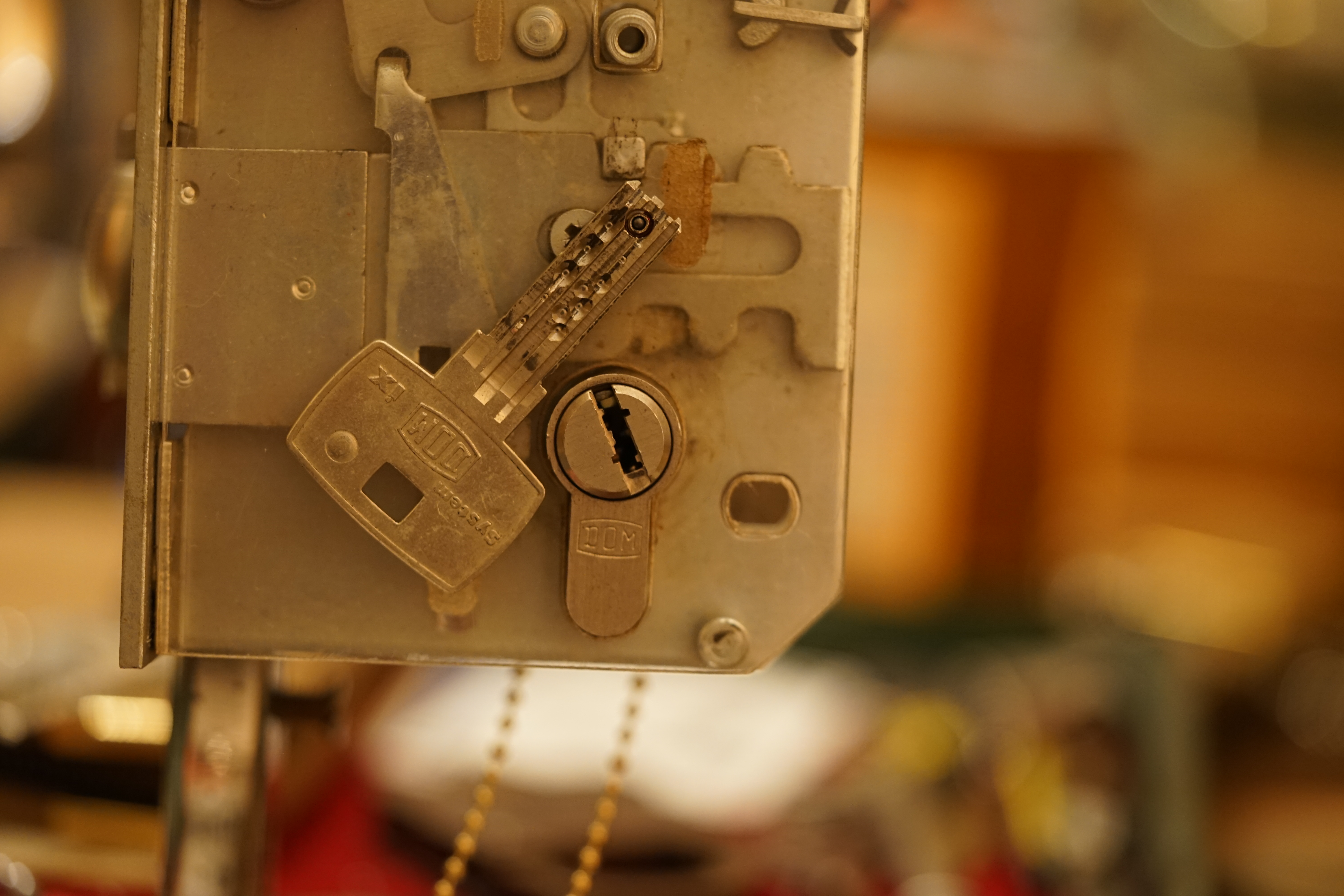 Arthur Bühl, Arthurmeister, Bühl Wappen Der Sympathieträger ist in Stuttgart, Baden - Württemberg geboren. Der Detektiv lebt in HAM. H1 Text der SEO gibt Texte aus Arthurmeister`s Leporello frei. 𝔄𝔯𝔱𝔥𝔲𝔯 𝔅ü𝔥𝔩, 𝔄𝔯𝔱𝔥𝔲𝔯𝔪𝔢𝔦𝔰𝔱𝔢𝔯 Bühl, Arthur, Jahrgang 1961, Made in Germany, Babyboomer, Detektiv or Private Investigator how Mr. Smitz from the PLAYBOY, Beverly Hills, say`s. Yes Mr. Smitz i will send you the Photo Arthurmeister`s F 1, Jacket for your LeporelloUS. to your E - Mail Mr.Smitz@Mr.Smitz.us. Ok, Mr. Smitz. Mr. Smitz do you know what Google Earth is ? Take BÜHL Arthur, only by Google Earth, you know ? have done it ? Yes Google will show you my Panel superfast. Cool, Arthurmeister, cool. Yes Mr. Smitz, this can i do for you too ! Yes with SEO. Yes, yes, i have Arkadasch erklärt, sein Erikli pasta is not so genial. Der beste Zwetschgenkuchen, you know plum tart, is from the Stadt Bühl. Not laughing in the USA. Bühl is a City like my Name. And the People in this City called it: Zwetschgendatschi ! you know. This is the world best plumcake. Yes Datschi. Yes, Stadt Bühl is near Baden - Baden, the Casino, you know ! Yes. Baden-Württemberg. You must know there is since 1927 the traditionell Zwetschgenfest. And there ist the Zwetschgenkönigin ! Mr. Smitz, my Ur Ur Ur Ur Grandfather is born in Bühl. My Great Grand Grand Mother where also born in the town Bühl. Their profession was Zwetschgenpicker. Not Lockpicker, Zwetschgen / Plum Picker. And Rüttler. Oh, really ! Yes, Yes. And since this time the name of the family Bühl from the Stadt Bühl is: Yes you know - Buehl. Yes i will give Greetings from you to Mrs. Friede Springer from the Newspaper BILD et. Yes, the Elbphilharmonie is in Betrieb. OH, Mr. Smitz, greeting´s to you from Joe Asbbery, NBA, you know. Tomorrow we will meet us in the Hasenstübchen, our Rabbit Hall. For Lockpicking und Beer. Call you. Parole Emil ! H1 Text der SEO schreibt weiter: 𝔄𝔯𝔱𝔥𝔲𝔯 𝔅ü𝔥𝔩, 𝔄𝔯𝔱𝔥𝔲𝔯𝔪𝔢𝔦𝔰𝔱𝔢𝔯® Herr Arthur Bühl, kritischer Privatdetektiv aus der Hansestadt Hamburg, bereitet sich auf ein Interview mit der BILD et vor. Bei Babsi und Gina in Fuhlsbüttel wird ihm zuvor der Vokuhila geschnitten. Herr Arthur Bühl wurde schon in der BILD et als " Herr der Schlösser " beschrieben. " Ein bisschen Ruhe bitte " schreibt Jan Freitag von der TAZ. Er erwähnt auch eine Mustertür by Wendt. Es wird darin herumgeprökelt. Selbst Arthur Bühl, der weltbeste aus dem Lockpicker Mekka Hamburg, betreibt pures Understatement, weil er sein Schloss in nur 20 Sekunden " geknackt " hat. Charles Graeber von der Wired.com beschreibt in seinem Artikel Master Lock - Pickers do bottle Arthur Bühl " The Master of the Universe ", Arthur Bühl a private Detective of Germany open locks. Bühl`s Fabio - the - Barbarian Look stands out. He wins the Dutch Open and is now Master of the Universe. The people cry: " Arthurmeister ! booms Arthurmeister ". Mark Webber Tobias, the Author of Locks, Safes, and Security, a Police Reverence, say: Arthurmeister, that ist beautyful. " Open ! " sagt Arthurmeister ", offen ist gut, schneller offen ist besser ". " Beer !" Arthurmeister booms back and a new Champion is born. Die Welt berichtet: " Die Kunst, Schlösser ohne Schlüssel zu öffnen ". Vereinsmitbegründer und Vizepräsident Arthur Bühl trägt seine Leidenschaft schon auf der Krawatte. Sie ist rot mit gelben Schlüsseln drauf. Intern wird er ehrfürchtig " Meister Arthur " gerufen. Er hat es zum siebenfachen Deutschen Meister in verschiedenen Disziplinen geschafft. Er pickt seit der Kindheit. Sein erstes Trainingsobjekt war sein Spardosenschloss - Ein klassischer Einstieg… . Die Slate berichtet über Arthur Bühl als Lockpicking Legend. Es gibt einen Artikel Tool for Picking and Decoding by Stasi, CCC, Vortrag Berlin. Amateur Hour berichtet: Arthurmeister has " The Master Touch ". Bei den Kaba Day `s im Europa Park Rust schreibt die Pressebox: auf großes Interesse der Teilnehmer stieß auch die praktische Vorführung von Steffen Wernéry und Arthur Bühl, die gängige mechanische Schließzylinder ohne Schlüssel zerstörungsfrei öffnen. Meist in Sekundenschnelle. Auch die Chemnitzer Zeitung " Freie Presse " hat über das Lockpicking und Arthur Andreas Bühl alias Arthurmeister berichtet. Dwight Perry schreibt: Arthur Bühl has good hands ! In der Philalocksmith wird Arthur Bühl auch als Lockpicking Legend betitelt. Es gibt auch einen Beitrag, 360 Meridianos. In der Datenschleuder, CCC, wurde über ihn als Sympathieträger berichtet. Veröffentlicht unter Linkedin, Xing, Google Panel, Twitter X. In der Vitrine von Arthur Andreas Bühl, Arthurmeister ® sind Schlösser, Padlocks, von ABUS, BKS, CES, DOM, EVVA, Assa Abloy, Z Ikon, Kaba, Keso, ASSA, Winkhaus, Wilka, Trelock, Schmelting, Bode Panzer, Ancor Las, Drumm Geminy, Xylock, SEA, Medeco, Mul-T-Lock, Cut away, ABUS Granit, Pfaffenhain, E*S, ESS, Nemef, BAB, Babelsberg, Stasi, Diskus, WMF, Tesa, Noch, Vachette, Cisa, Wally, Rielda, Mottura, Viro, FAI, GeGe, Fichet, Bode Panzer, Tresor, Bramah, Protector, Braun`s Patent, Walomatus, Arolds, Combination Lock, Yale, Master, American Lock, Tubular, China, Indien, Aligarh, Nepal, Thailand, Zahlenschlösser, Himmelsschlüssel und noch vieles mehr, vorhanden. Alle Schliesszylinder sind Übungsmaterial für das Lockpicking. Schlagschlüssel und so vieles mehr, sind auch dabei. Auch der Sputnik. Verschlagwortet mit: ♥ Vokuhila, Friseur ♥ Schwäbischer Hengst, Zwetschgen Heini, Bühl er, Zwetschge, Google Earth, Mittelpunkt der Welt, Martinameisterin, Cartomanze, Scholischek, " HIGH NOON ! ". ♥ Parole Emil ! SEO NEU Twitter X 11.06.24 Bilder Budeg ( Bold serif ) Arthur Andreas Bühl, Detektiv, made in Germany, born 1961 in Stuttgart, Baden - Württemberg, living in HAM, Im Dienste der Wahrheitsfindung unterwegs, betreibt in seiner Freizeit Lockpicking aus Leidenschaft. Der mehrfache Deutsche Meister wird in der WIRED als " Master of the Universe " betitelt. In der BILD et ist der Artikel " Herr der Schlösser " abgedruckt. Im Hasenstübchen - Fuhlsbüttel, am Hasenberge, Santa Fu, wird gefeiert. Arthurmeister® stellt seinen Leporello " Der Aufmacher " vor. Der Stammtisch grölt " OFFEN ". Scholischek, Rudi, Heike I, Noagerlzutzler, Arthur und Joe Asberry, der alte NBA ler, prosten sich zu. Arthurmeister`s Jukebox auf YouTube spielt Pointer Sisters - Slow Hand ! ♥ Beim Tanzen ruft die Cartomanze " Ey du Sympthieträger ♥, komm mal her " ! SEO für heute: DETEKTIV, Arthur Bühl, Lockpicker, Deutscher Meister, pickt ABUS Padlock. Good Morning, High Noon, guten Tag from Germany, Hamburg, mein Name ist Uschi. Die rasende Reporterin von der Bild et Zeitung. Ich konzipiere und betreue die Webseiten des Herrn Arthur Bühl, alias ARTHURMEISTER, Präsident Pornomeister SARL. Ich bemängele ihre falsche Auswahl zu den Bilder aud dem Laufband Arthurmeister " Arthur-Buehl-Arthurmeister®-Praesident ", dem Foto aus dem Laufband Pornomeister " Arthur-Buehl-Arthurmeister®-Detektiv-und-Sympathietraeger " und dem Foto des Herrn Bühl aus dem Laufband Arthur-Bühl.de " 𝔄𝔯𝔱𝔥𝔲𝔯-𝔅ue𝔥𝔩-𝔄𝔯𝔱𝔥𝔲𝔯𝔪𝔢𝔦𝔰𝔱𝔢𝔯®-Arthurmeister-beim-Friseur-vor-dem-Interview-Die-E-Mail-lautet-Sympathietraeger@Sympathietraeger.com ". Diese Lichtbilder wurden von mir zwar unter der Google Bilder - Gallerei eingepflegt, sind aber seit geraumer Zeit nicht mehr sichtbar. Deshalb habe ich die Bildbeschreibung dahingehend ergänzt, das es sich um eine private Performance Webseite handelt. Meine Anordnung dieser JPG in Ihrer Gallerie ist gewollt. Deshalb machen Sie diese Fotos aus dem Laufband Arthur Bühl und aus den Laufbändern Arthurmeister und Pornomeister wieder sichtbar. Diese Foto`s sind Bestandteil dieser Performance, wie das Grün in Ihrem geschätzten Google Logo, oder das Rot aus Ihrer geschätzten Landesflagge ! Ich würde Ihre Logo`s auch nicht entfernen ! Also: alle Foto`s und JPG `s im Internetz, wieder sichtbar machen ! Ihre Uschi, die rasende Reporterin von der Bild et Zeitung und die Macherin von Radio-Eriwan.de. Ihre Mühe sehe ich als Selbstverständlichkeit ! Gerne Grüße ich vom Stammtisch im Hasenstübchen unserem Bunny Hall. In Arthurmeister`s Jukebox haben wir für das Google - Team den Bringersound " We speak no Americano " gedrückt ! Parole Freibier für Google LLC. And greetings from Mr. Smitz.us ! Arthur Bühl, Arthurmeister ®,Lockpickerherz ® Schlossherz ®, Pornomeister ®, neuer SEO Text für 2025 12.00 Mittags im Hasenstübchen. Basketball Bouncing Joe Asberry schreit: Prost ! Die Glocke kingelt ! In Arthurmeister`s Jukebox im Hasenstübchen spielt: Slow Hand von den Pointer Sisters. Ferrari Rudi sitzt am Tresen. Anstatt Helbing trinkt er heute Underberg. Pelle und Heike I machen Stößchen. Justamente klingelt das Telefonino. Der Hannenberger lacht zu Bouncing Joe Asberry: Ich wette mit Dir: Da ruft unser Freund Mr. Smitz vom Playboy an. Arthurmeister geh endlich ran. Die Glocke klingelt. Yes Mr. Smitz, yes, yes Mr. Smitz. Yes great, you know. Yes, yes we have a Party. Yes, yes. Ja: Angela Merkel, die kennen wir. You know: " Bundeskanzlerin ". Giovanni ruft: Bella Donna: Signora Merkel is the CEO of the world. Yes, Yes Mr. Smitz, i will look about her Memoiren. Oh Mr. Smitz ? Her Biographie with her Signature ? OH, Mr. Smitz mit Widmung ? Das wird nicht einfach ! no easy, you know ! Da muß die Glocke aber ein ganzes Wochenende läuten. Prost. Helbing. Yes Mr. Smitz, hands on the heard, you know, difficult ! Arkadasch !!! Smitz U.S.A. braucht die Memoiren von Angela Merkel signiert mit dem Text: Für Mr. Smitz from the Playboy ! Also pass auf: Dein Schwippschwager ist doch Aufsteller bei der Messe. Ja, Buchmesse. Dort hält die Merkel eine Autogrammstunde. Der soll sich dort anstellen mit seinen Kumpani. Ja, der Smitz läßt hier die Glocke läuten. Das gesamte Wochenende. Hannenberger gibt das Passwort: Freibier, Freibier ! Die Glocke läutet jetzt: Helbing ! In Arthurmeister`s Jukebox spielt: The Tramps - Disco Inferno - Orginal Longversion Tony Mendes ! Basketball Bouncing Joe swingt mit dem Kopf mit. Jetzt meint Arkadasch: Oh meine Kumpani trauen sich nicht zu Dr. Angela Merkel. Die haben Angst vor Ihr. Kein Autogramm heißt kein Freibier. Droschkendieter !! Du fährst jetzt zur Buchhandlung, holst drei Biographien von der ollen Merkel, fährst weiter zum Kujau ! Ja, der hat dem Heinemann vom Stern, Hamburg, gefälschte Tagebücher verkauft. Der soll dir in ein Exemplar die Unterschrift der Merkel und die Widmung reinmalen. Sag ihm viele Grüße vom Arthurmeister und Parole Freibier, Freibier ! Dann malt der es dir sofort. Der kann das freudigst. Und sag ihm, das sei für Smitz, Amerika. Aber diesmal soll er keine rosa Tinte verwenden. Dann kommst du wieder her und wir alle unterschreiben das zweite, dann fährst du geschwind rüber nach Fuhlsbüttel, drängelst dich am Luftfrachtschalter vor, läßt die Bücher verpacken und paßt auch auf, das die auch tatsächlich im nächsten Flieger in die U.S.A. reisen. Dann hat er die Bücher, quasi wenn der Flieger landet. Sag denen: Parole: Freibier, Freibier ! Arthur und wozu das dritte Buch ? Du Depp, wenn beim unterschreiben vom zweiten Buch einer draufkotzt oder ein Brandloch reinmacht dann haben wir Ersatz ! Und diesen legen wir dann hinter den Tresen ins Regal und tuen so als hätten wir es gelesen. Es reicht das wir Frau Bundeskanzlerin mit guten, besoffenen, nicht ausgeklügelten, dummen, peinlichen Ratschlägen beraten haben ! Punkt. In Arthurmeister´s Jukebox spielt: Lady von Kenny Rogers. Sir Waschi hat gleich CHARLIE RICH - The most Beautifull Girl in The World, gedrückt. Die Stimmung ist gut. In der Jukebox spielt mittlerweile Aloe Blanc - I need a Dollar. Die Stimmung ist fantastisch ! Jetzt steigert sich die Stimmnung noch als der Nachläufer Roberto Blanco - Caramba, Caracho ein Whiskey, Carambo Caracho ein Gin, verflucht Sacrcameto Dolores und alles ist wieder hin ! In Rio de Janeiro… drückt. Der Noagerlzutzler drückt Roberto Blanco - Der Puppenspieler von Mexico und räumt Gläser ab. Hannenberger reicht schon einmal den Himmelsschlüssel ! Schwerti fragt: Mastertouch und wenn der Dir auf die Schliche kommt ? Du Depp, was glaubst du wenn der erfährt, daß er einen orginalen Kujau, dem Tagebuchfälscher hat, dann läuft der durch Beverly Hills und gibt damit bei jedem an, als sei er The Greatest. Und Du weißt: Die Schriftsachverständigen vom Stern oder von der Bild et und der Heinemann brauchten Monate bis sie diesen Betrug mit dem Verkauf der Tagebücher erkannt haben. In Arthurmeister`s Jukebox spielt: Calvin Harris & Sam Smith: Promises ! und es wird mitgesungen. Das Droschkendieter dann doch nur beim Papierfuzzy im Copy Shop neben an war ? weil der Kujau besoffen war ? Quatsch, kalter Kaffee, der Smitz verhöckert das Buch an Rockefeller. Was glaubst du, warum die Parole Freibier Freibier lautet ? Wir sind hier nicht bei der Wohlfahrt. Ferrari Rudi macht Ralala: Sonntag ist Formel I in Indianapolis. Denkt dran: High Noon ist dann morgens 07.00 Uhr. Die Glocke läutet ununterbrochen. Freibier, Freibier, Freibier, Parole Freibier. Let Michael pass for the Championship ! Das gesamte Hasenstübchen tanzt und platzt aus allen Nähten. In der Jukebox spielt James Last und Orchester: T.S.O.P The Top Sound of Philadelphia ! Prost, Prosit und Stößchen ! Der Hannenberger sieht zufrieden aus. Taged with: Bühler Zwetschge, Bühl Wappen, Zwetschgenhengst, Zwetschgenfest, Meister, Arthur Bühl, Privatdetektiv. Für das Jahr 2025 wurde der SEO von der Firma chatgpt und von einer KI ergänzt: Arthur Andreas Bühl, ist ein Babyboomer ! und ein Sympathietraeger ! Slow Hand ! mit dem Mastertouch ! Locksport: The strange things that happen at a lock-picking convention by Tom Vanderbilt, Deviant Olliam, Slate, picking, Hackers Planet, Earth, Event, Flickr, Foto, Ina Müller, Arthur Meister, Lockpicking, ssdev, Photo, Slide Player, The Joy Lock Club, Schuyler Towne, by Pagan Kennedy, Arthur Bühl, called Arthurmeister, can pick a Lock faster than you, David Olliam, Slate, Tool, Toool, the open organisation of Lockpickers, Wired, Jan Freitag, TAZ, FAZ, BILD, WELT, BUDEG, BDD, Linkedin, Pornomeister SARL, X, Twitter, Security of Locks, Linkedin Arthur Bühl, Zwetschgenstadt Bühl, Wappen Bühl, Fahne Bühl, Facebook, Bühl, Arthurmeister, Pornomeister SARL, Lockpicking Experte. Tagged with: Dorma Kaba, Europa Park Rust, Zwetschgenhengst, NBA, Bouncing Joe Asberry, Everybody Wiki, Schwäbischer Henst, Pflaume, Zwetschge, Doublebrain, Mandy August, Rallye, cross, Datenschutz. Zitat: Arthurmeister " offen ist gut, schneller offen ist besser ! " Pankhofer, Schloss und Schlüssel, Arthur Bühl, Wappen Bühl, legal 1001, Radio Eriwan, In Arthurmeisters Jukebox im Hasenstuebchen, You Tube, ( HAM ), sind Schallplatten von Slow Hand, Pointer Sisters, Engelbert, Joy Flemming, Ina Müller, Dörp Reggae, Reinhard Fendrich, Sammy Davis jr., Bee Gees, Hans Söllner, Element of crime, Empire of sun - we are the people, Katja Ebstein - Es war einmal ein Jäger, Udo Jürgen - Das Lied das nie zu Ende geht, Vicky Leandros - Ich liebe das Leben, Die Five Tops - Warte auf das Glück, Marianne Rosenberg - Er gehört zu mir, Hildegard Knef - Für mich soll`s rote Rosen regnen, Connie Francis - schöner fremder Mann, Heino - Caramba, Karacho, ein Whisky, Drafi Deutscher - Mamor Stein und Eisen bricht, Kraftwerk - Das Modell, Ernst Neger - Rucki - Zucki, Wolle Kriwanek - I fahr Daimler, Reinhard Fendrich - Strada del sole, Zupfgeigenhansel - Bella Ciao, Joy Flemming, Half breed, Haindling - Du Depp, Nina Hagen - Africa Reggae, Schwoisfuß - Bin i selber Rastamann, Jan Delay - Irgendwie, irgendwo, irgendwann, Grachmusikoff - Oiner isch emmer dr Arsch, Wolfgang Ambros - Du schwarzer Afgahne, UB 40, The Manhattans - Kiss and say Goodbye, Three Degrees - Dirty old Man, Babara Streisand - Woman in Love, George Michel - One more try, Candy Dulfer, Deep Purple - Child in Time, Moody Blues - Nights in white Satin, Eagles - Hotel California, Dire Straits - Sultan of Swing, Pink Floyd, Sade - Smooth Operator, Toto - L`italiano, Peddy Pendergrass, Tom Jones, Eddie Holman - Hey there lonly girl, Chicago - If you leave me now, Kalvin Harris - Promises, Fugees, Engelbert - How I Love You, Gloria Gayner can`t take my Eys off you, Olivia Newton John, Ricky Shane - Mammy blue, Los Bravos, Kenny Rogers, Albano und Romia Power, Totzi - Ti amo, Tina Turner und Eros Rammazotti, Abba - Hasta Manana, Roger Whittacker - Abschied ist ein scharfes Schwert, Toto - Hold the line, Love Story mit Andy Williams, Grace Jones, Diana Ross und Julius Iglesias - All of You, Christopher Cross, Roberta Flack & Peabo Bryson, George Benson, Aloe Blacc - I need a Dollar, Simply Red - if you don`t know me by now, Luther Vandross und sehr viele mehr. Es erscheint auch bald die B - Seite von Arthurmeister`s Jukebox ( HAM ) Fuhlsbüttel, Hasenstuebchen, Playboy, Bunny Hall, Los Angeles, Beverly Hills, TSOP The Sound of Philiadelpia, Golden Gate Brigde, und noch so vieles mehr. Seattle Times says: He has got good hands, but how`s his vertikal. Arthur Bühl, a private detective from Germany deflated an all-star field of lockpickers in the world. Pressebox: Kaba Day im Europa Park mit Arthur A. Bühl, Detektiv. ( Arthurmeister ) - Präsident Pornomeister SARL, Linkedin: Arthur Andreas Bühl, Detektiv. 360 Meriandos, The Master Touch, opening locks without keys. Jesusmeister Arthur Bühl is a Master who can pick any lock in the world, but Jesus is the only Master who can unlock the human soul. Slideplayer. Phila Locksmith, Lockpickerherz und Schlossherz sind ges. gesch. Marken von Arthur Bühl. Das Wappen Bühl ist gelb, blau mit schwarzen Linien. You Tube, 23C3 Schlossoeffnung wurde beim CCC, Caos Computer Club, gefilmt. Citywide RFID Master, House key, Hamburg, by Wired. WIRED is where tommorow realized. World Trade Center, New York, YY 10 007, Communicationsmanager Mr. Smitz. Wiki, Attraktor, Trainingslager. Schloss - Öffnen, Public Domain 147, Staatsicherheit in der DDR, Arthur Meister aus Hamburg, Bunker am Ulmenwall. Herr der Schlösser, Bild Zeitung. 𝔄𝔯𝔱𝔥𝔲𝔯 𝔅ü𝔥𝔩, 𝔄𝔯𝔱𝔥𝔲𝔯𝔪𝔢𝔦𝔰𝔱𝔢𝔯® Arthur A. Bühl, ist mehrfacher Deutscher Meister im Lockpicking. In dem Magazin WIRED wird er als " Master of Universe " betitelt. Im Hasenstübchen stellt er seinen Leporello " Der Aufmacher ", vor und telefoniert mit Mr. Smitz, Beverly Hills from the News Paper PLAYBOY, USA. Arthurmeister`s Jukebox, YouTube, spielt Slow Hand. Der Noagerlzutzler und der Scholischek können am Stammtisch keine Padlocks öffnen. Deshalb müssen diese Spitzbuben an den Tresen. Die Glocke wird geläutet. Arthurmeister brüllt " OFFEN " ! Die Jukebox spiel jetzt Ina Müller - Dörp Reggae. Arthurmeister ist Inhaber der Marken Cartomanze®, Martinameisterin®, Pornomeister®, Lockpickerherz®, Schlossherz®, WebTüv® und Legal 1001®. Verschlagwortet mit: Buhl er Zwetschge, Schwäbischer Hengst, Lockpicking, International. Für das Jahr 2025 wurde der SEO von der Firma chatgpt und von einer KI ergänzt: Arthur Andreas Bühl, ist ein Babyboomer ! und ein Sympathietraeger ! Slow Hand ! mit dem Mastertouch ! Locksport: The strange things that happen at a lock-picking convention by Tom Vanderbilt, Deviant Olliam, Slate, picking, Hackers Planet, Earth, Event, Flickr, Foto, Ina Müller, Arthur Meister, Lockpicking, ssdev, Photo, Slide Player, The Joy Lock Club, Schuyler Towne, by Pagan Kennedy, Arthur Bühl, called Arthurmeister, can pick a Lock faster than you, David Olliam, Slate, Tool, Toool, the open organisation of Lockpickers, Wired, Jan Freitag, TAZ, FAZ, BILD, WELT, BUDEG, BDD, Linkedin, Pornomeister SARL, X, Twitter, Security of Locks, Linkedin Arthur Bühl, Zwetschgenstadt Bühl, Wappen Bühl, Fahne Bühl, Facebook, Bühl, Arthurmeister, Pornomeister SARL, Lockpicking Experte. Tagged with: Dorma Kaba, Europa Park Rust, Zwetschgenhengst, NBA, Bouncing Joe Asberry, Everybody Wiki, Schwäbischer Henst, Pflaume, Zwetschge, Doublebrain, Mandy August, Rallye, cross, Datenschutz. Zitat: Arthurmeister " offen ist gut, schneller offen ist besser ! " Pankhofer, Schloss und Schlüssel, Arthur Bühl, Wappen Bühl, legal 1001, Radio Eriwan, In Arthurmeisters Jukebox im Hasenstuebchen, You Tube, ( HAM ), sind Schallplatten von Slow Hand, Pointer Sisters, Engelbert, Joy Flemming, Ina Müller, Dörp Reggae, Reinhard Fendrich, Sammy Davis jr., Bee Gees, Hans Söllner, Element of crime, Empire of sun - we are the people, Katja Ebstein - Es war einmal ein Jäger, Udo Jürgen - Das Lied das nie zu Ende geht, Vicky Leandros - Ich liebe das Leben, Die Five Tops - Warte auf das Glück, Marianne Rosenberg - Er gehört zu mir, Hildegard Knef - Für mich soll`s rote Rosen regnen, Connie Francis - schöner fremder Mann, Heino - Caramba, Karacho, ein Whisky, Drafi Deutscher - Mamor Stein und Eisen bricht, Kraftwerk - Das Modell, Ernst Neger - Rucki - Zucki, Wolle Kriwanek - I fahr Daimler, Reinhard Fendrich - Strada del sole, Zupfgeigenhansel - Bella Ciao, Joy Flemming, Half breed, Haindling - Du Depp, Nina Hagen - Africa Reggae, Schwoisfuß - Bin i selber Rastamann, Jan Delay - Irgendwie, irgendwo, irgendwann, Grachmusikoff - Oiner isch emmer dr Arsch, Wolfgang Ambros - Du schwarzer Afgahne, UB 40, The Manhattans - Kiss and say Goodbye, Three Degrees - Dirty old Man, Babara Streisand - Woman in Love, George Michel - One more try, Candy Dulfer, Deep Purple - Child in Time, Moody Blues - Nights in white Satin, Eagles - Hotel California, Dire Straits - Sultan of Swing, Pink Floyd, Sade - Smooth Operator, Toto - L`italiano, Peddy Pendergrass, Tom Jones, Eddie Holman - Hey there lonly girl, Chicago - If you leave me now, Kalvin Harris - Promises, Fugees, Engelbert - How I Love You, Gloria Gayner can`t take my Eys off you, Olivia Newton John, Ricky Shane - Mammy blue, Los Bravos, Kenny Rogers, Albano und Romia Power, Totzi - Ti amo, Tina Turner und Eros Rammazotti, Abba - Hasta Manana, Roger Whittacker - Abschied ist ein scharfes Schwert, Toto - Hold the line, Love Story mit Andy Williams, Grace Jones, Diana Ross und Julius Iglesias - All of You, Christopher Cross, Roberta Flack & Peabo Bryson, George Benson, Aloe Blacc - I need a Dollar, Simply Red - if you don`t know me by now, Luther Vandross und sehr viele mehr. Es erscheint auch bald die B - Seite von Arthurmeister`s Jukebox ( HAM ) Fuhlsbüttel, Hasenstuebchen, Playboy, Bunny Hall, Los Angeles, Beverly Hills, TSOP The Sound of Philiadelpia, Golden Gate Brigde, und noch so vieles mehr. Seattle Times says: He has got good hands, but how`s his vertikal. Arthur Bühl, a private detective from Germany deflated an all-star field of lockpickers in the world. Pressebox: Kaba Day im Europa Park mit Arthur A. Bühl, Detektiv. ( Arthurmeister ) - Präsident Pornomeister SARL, Linkedin: Arthur Andreas Bühl, Detektiv. 360 Meriandos, The Master Touch, opening locks without keys. Jesusmeister Arthur Bühl is a Master who can pick any lock in the world, but Jesus is the only Master who can unlock the human soul. Slideplayer. Phila Locksmith, Lockpickerherz und Schlossherz sind ges. gesch. Marken von Arthur Bühl. Das Wappen Bühl ist gelb, blau mit schwarzen Linien. You Tube, 23C3 Schlossoeffnung wurde beim CCC, Caos Computer Club, gefilmt. Citywide RFID Master, House key, Hamburg, by Wired. WIRED is where tommorow realized. World Trade Center, New York, YY 10 007, Communicationsmanager Mr. Smitz. Wiki, Attraktor, Trainingslager. Schloss - Öffnen, Public Domain 147, Staatsicherheit in der DDR, Arthur Meister aus Hamburg, Bunker am Ulmenwall. Herr der Schlösser, Bild Zeitung. In der Vitrine von Arthur Andreas Bühl, Arthurmeister® sind Schlösser, Padlocks, von ABUS, BKS, CES, DOM, EVVA, Assa Abloy, Z Ikon, Kaba, Keso, ASSA, Winkhaus, Wilka, Trelock, Schmelting, Bode Panzer, Ancor Las, Drumm Geminy, Xylock, SEA, Medeco, Mul-T-Lock, Cut away, ABUS Granit, Pfaffenhain, E*S, ESS, Nemef, BAB, Babelsberg, Stasi, Diskus, WMF, Tesa, Noch, Vachette, Cisa, Wally, Rielda, Mottura, Viro, FAI, GeGe, Fichet, Bode Panzer, Tresor, Bramah, Protector, Braun`s Patent, Walomatus, Arolds, Combination Lock, Yale, Master, American Lock, Tubular, China, Indien, Aligarh, Nepal, Thailand, Zahlenschlösser, Himmelsschlüssel und noch vieles mehr, vorhanden. Alle Schliesszylinder sind Übungsmaterial für das Lockpicking. Schlagschlüssel und so vieles mehr, sind auch dabei. Auch der Sputnik. SEO Hintergrundbild Flickr Hey Joe " Asberry ", ruft F 1 Rudi vom Tresen, Prost und Stößchen ruft Heike III zum Stammtisch. Die Jukebox spielt in voller Lautstärke Mr. Bojangles. Arthurmeister, der Sympathieträger hat bay the way mit einem ABUS Padlock Joe`s Michael Air Jordan`s Basketball bag gesichert ! Auch der Michael Jordan mußte hier im Hasenstübchen das Basketball bouncing Verbot akzeptieren. Formel 1 Rudi schreit: Bouncing darf und kann hier nur ein Michael Schumacher. Die Cartomanze meint, ein Ralf Schumacher auch ! Prost Weizen, Stößchen, Käppchen, ASBERRY !!! Die Jukebox by Youtube spielt " Slow Hand ". Joe, du rascal belehre uns nicht schon wieder. Wir sind hier in der Rabbit Hall and smoking is good for your drunken head. Prosit, Cheer`s, Salute, Gin Gin, altüst, sante` und Viva ! Hoch die Tassen ! Am Tresen läutet die Glocke. Der Rotamint der blinkt. Drei Tage war der JOE krank, jetzt trinkt und raucht er wieder. Gott sei Dank ! In der Zwischenzeit haben Mittrinker an der neuen Jukebox B - SEITE im Hasenstübchen eine Bass - Boom - Boom - Box angeschlossen. In voller Lautstärke sind jetzt Sounds wie I Love America von Patrick Juvet, Pointer Sisters - Slow Hand, Bryan Ferry - Don`t stop the Dance, UB 40 - Kingston Town, Jimmy Sommerville - To love somebody, Bob Marley & The Wailers - Jammin, Shaft - Isaac Hayes - The Late Show with David Lettermann zu hören. Heike !! drückt dann Roberto Blanco - Der Puppenspieler. Schwerti hält mit Amanda Lear - Queen of China - Town, dagegen. F 1 Rudi drückt: Element of Crime - Delmenhordt und ein weiteres von Element of Crime - Am ersten Sonntag nach dem Weltuntergang. Sir Washi drückt unsere Ina Müller - Sowas passiert mir heut nicht mehr und Roger Wittaker - Du wirst alle Jahre schöner ! Prost ! Rotkäppchen, Stößchen, Hallöchen ! Rudi mein Ralalla. Jetzt kommt unsere Disco Fraktion an die Reihe. Der Auftackt: Gary Low - La Colegiala, Bobby O - She has the way, Bonny M. Sunny. Die ersten Gäste im Hasenstübchen fangen an zu tanzen. Whre do i Begin - Love Story 1971, Dionne Warwick - Heartbreaker, Sweet Sensation - Sad sweet dreamer, und natürlich Lobo - I`d Love You To Want Me - Top Pop wurden in Folge gedrückt. Immer diese Drücker: Bad Boys Blue - You`re a Woman 1985, Pointer Sisters - I´m so Excited Live, Lipps Inc. - How Long, Chic - Le Freak folgten. Die Glocke läutet - die Gläser klingen. Der Hannenberger freut sich. Auf der dieser Party wird jetzt in der Juke Box B - Seite die Musik von: Duck Sauce vs Boney M - Barbara Streisand Go Home VIVA DISCO MIX, Pargo - You And Me, Telex - Moskow Diskow, TEQUILA - BO BOSS, Geil - Bruce & Bongo gespielt. Die Glocke am Tresen läutet wieder: Parole Freibier ! Electrica Salsa OFF, Space - Magic Fly, Neja - Restless - Bum Bum Radio Edit, bringen richtig Stimmung in die Bude. Heike will unbedingt ihren GAZEBO - Masterpiece in der 12" Version hören. My Heart Goes Boom in der Xrended Club Version, das FPI Project - Rich in Paradiese - Going Back To My Roots, Boys Town Gang - Can`t Take My Eyes Of You und Evelyn Thomas mit High Energy bringen weitere Performace ! Pony´s und Weizen. Fassbier, Freibier, Helbing ! und GabiKo. Der Eintieg erfolgt wieder bei: Sister Sledge - All American Girls, Bumblebee Unlimited - LADY BUG, Gary Low - You ar danger in der Extended Version von 1982 und Camouflage - Love is a shield. Prost und Prösterchen: bei Alle Farben & ILIRA - FADING wird auf den Bänken getanzt. Natürlich auch noch bei P. Lion - Happy Children und Girlie - Girlie von Sophia George. Bei Sandra - Little Girl gehen die ersten in den Nebenraum. French Affair - SEXY ! Philly Vanilli - Viagra Sex Machine, Marvin Gaye - Sexual Healing lassen Hannenberger das gezapfte in den Nebenraum bringen. Hannenberger schwitzt ! Die Glocke läutet: Umsatz ! Gary Moore - This Flight Tonight, Golden Earring - Radar Love und GIANNA NANNINI - AMERICA läuten eine weitere Runde ein. Schwerti und Bouncing Joe Asberry sind am rocken: Led Zepplin - Stairway To Heaven Live, IRON BUTTERFLY - IN A GADDA DA VIDA ! Bier, mehr Bier ! am besten Freibier ! Der Song: The Doors - Light My Fire verlangt nach mehr Bier. Bei unserem Willy DeVille - Heaven Stood Still schauen die Säufer in den Spiegel. Bei Diana Ross mit: Touch Me In The Morning will aber keiner aufwachen. Pony`s und Stösschen`s ! Nachher um 11.00 ist wieder High - Noon ! Dann geht`s von vorn los: SLOW HAND und ARTHURMEISTER MASTERTOUCH ! Heute schlägt der Noagerlzutzler zusammen mit dem Arkadasch den SEO vor: Balla coi miti, Tanz mit den Legenden, Grüße an Radio Sabbia nach Riccione / Italy in die Via Veneto 3, I 47 838 Riccione. Luigi del Bianco !!! APERTO !!! Der F 1 Rudi schreit: Helbing ! Arthur du mußt noch Bild ungsfern, schwupp di wupp - OFFEN, Musik, Music, Arthur Meister poke arround Houdini, Telefon, Telefonbucheintrag, gelbe Seiten, örtliche, MUT PROBEN, Carsten Jasner, Das Leben ist tödlich. Aber es muß nicht sterbenslangweilig sein ! Tazelwurm schreit Pelle Pelz. Heinz Schenk, Käffchen und Schnittchen werden noch genannt. Der Och will das auch Bettnässer und mit zweifelhafter Hygiene hier steht. Der Scholischek darf sich zu Wort melden: Biene Maja, getestet, TÜV, DEKRA, FRISEUR ! CARAMBA ! Verschlagwortet mit: Arthur Bühl, Detektiv, the dutch open Lockpicking Champion ! From WIRED. ÖFFNUNG OHNE SCHLÜSSEL, Linkedin Joe Asberry, F 1 Rudi, Heike IV, Stößchen, Sir Washi, Nachläufer, Skat, Twitter X. Basket Ball Bouncing Verbot, Arthurmeister, Raucher, Roth - Händle, Stadt Lahr - Bühl, Schwarzwald, Black Forest, Rotkäppchen you know Mr. Smitz, Sorte Schwäbischerhengst.de is großfruchtig und süss. Buhl er Zwetschge. No, only woman has Pflaumen ♥. Wilhelm Busch ! In der Vitrine von Arthur Andreas Bühl, Arthurmeister® sind Schlösser, Padlocks, von ABUS, BKS, CES, DOM, EVVA, Assa Abloy, Z Ikon, Kaba, Keso, ASSA, Winkhaus, Wilka, Trelock, Schmelting, Bode Panzer, Ancor Las, Drumm Geminy, Xylock, SEA, Medeco, Mul-T-Lock, Cut away, ABUS Granit, Pfaffenhain, E*S, ESS, Nemef, BAB, Babelsberg, Stasi, Diskus, WMF, Tesa, Noch, Vachette, Cisa, Wally, Rielda, Mottura, Viro, FAI, GeGe, Fichet, Bode Panzer, Tresor, Bramah, Protector, Braun`s Patent, Walomatus, Arolds, Combination Lock, Yale, Master, American Lock, Tubular, China, Indien, Aligarh, Nepal, Thailand, Zahlenschlösser, Himmelsschlüssel und noch vieles mehr, vorhanden. Alle Schliesszylinder sind Übungsmaterial für das Lockpicking. Schlagschlüssel und so vieles mehr, sind auch dabei. Auch der Sputnik.