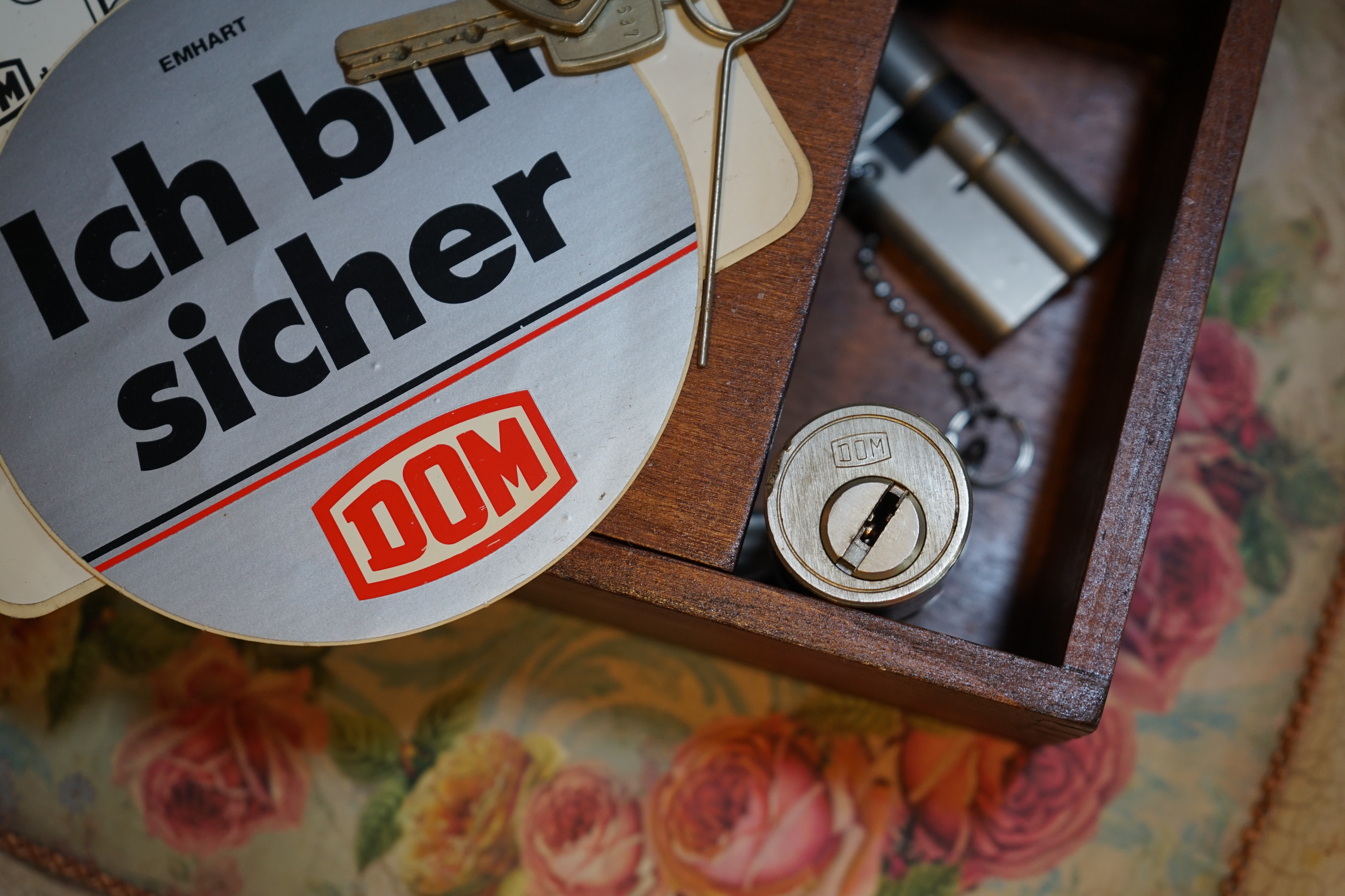 Für das Jahr 2025 wurde der SEO von Doublebrain ®, der Firma chatgpt und von einer KI ergänzt: Arthur A. Bühl, made 1961 in Stuttgart, Germany ist ein Babyboomer ! und ein Sympathietraeger ! Slow Hand ! mit dem Mastertouch ! Locksport: The strange things that happen at a lock-picking convention by Tom Vanderbilt, Deviant Olliam, Slate, picking, Hackers Planet, Earth, Event, Flickr, Foto, Ina Müller, Arthur Meister, Lockpicking, ssdev, Photo, Slide Player, The Joy Lock Club, Schuyler Towne, by Pagan Kennedy, Arthur Bühl, called Arthurmeister, can pick a Lock faster than you, David Olliam, Slate, Tool, Toool, the open organisation of Lockpickers, Wired, Jan Freitag, TAZ, FAZ, BILD, WELT, BUDEG, BDD, Linkedin, Pornomeister SARL, X, Twitter, Security of Locks, Linkedin Arthur Bühl, Zwetschgenstadt Bühl, Bühl Wappen Bühl, Fahne Bühl, Facebook, Bühl, Arthurmeister, Pornomeister SARL, Lockpicking Experte. Tagged with: Dorma Kaba, Europa Park Rust, Zwetschgenhengst, NBA, Bouncing Joe Asberry, Everybody Wiki, Schwäbischer Henst, Pflaume, Zwetschge, Doublebrain, Mandy August, Rallye, cross, Datenschutz. Zitat: Arthurmeister " offen ist gut, schneller offen ist besser ! " Pankhofer, Schloss und Schlüssel, Arthur Bühl, Wappen Bühl, legal 1001, Radio Eriwan, In Arthurmeisters Jukebox im Hasenstuebchen, You Tube, ( HAM ), sind Schallplatten von Slow Hand, Pointer Sisters, Engelbert, Joy Flemming, Ina Müller, Dörp Reggae, Reinhard Fendrich, Sammy Davis jr., Bee Gees, Hans Söllner, Element of crime, Empire of sun - we are the people, Katja Ebstein - Es war einmal ein Jäger, Udo Jürgen - Das Lied das nie zu Ende geht, Vicky Leandros - Ich liebe das Leben, Die Five Tops - Warte auf das Glück, Marianne Rosenberg - Er gehört zu mir, Hildegard Knef - Für mich soll`s rote Rosen regnen, Connie Francis - schöner fremder Mann, Heino - Caramba, Karacho, ein Whisky, Drafi Deutscher - Mamor Stein und Eisen bricht, Kraftwerk - Das Modell, Ernst Neger - Rucki - Zucki, Wolle Kriwanek - I fahr Daimler, Reinhard Fendrich - Strada del sole, Zupfgeigenhansel - Bella Ciao, Joy Flemming, Half breed, Haindling - Du Depp, Nina Hagen - Africa Reggae, Schwoisfuß - Bin i selber Rastamann, Jan Delay - Irgendwie, irgendwo, irgendwann, Grachmusikoff - Oiner isch emmer dr Arsch, Wolfgang Ambros - Du schwarzer Afgahne, UB 40, The Manhattans - Kiss and say Goodbye, Three Degrees - Dirty old Man, Babara Streisand - Woman in Love, George Michel - One more try, Candy Dulfer, Deep Purple - Child in Time, Moody Blues - Nights in white Satin, Eagles - Hotel California, Dire Straits - Sultan of Swing, Pink Floyd, Sade - Smooth Operator, Toto - L`italiano, Marcella Bella - Nessuno MAI, Peddy Pendergrass, Tom Jones, Eddie Holman - Hey there lonly girl, Chicago - If you leave me now, Kalvin Harris - Promises, Fugees, Engelbert - How I Love You, Gloria Gayner can`t take my Eys off you, Olivia Newton John, Ricky Shane - Mammy blue, Los Bravos, Kenny Rogers, Albano und Romia Power, Totzi - Ti amo, Tina Turner und Eros Rammazotti, Abba - Hasta Manana, Roger Whittacker - Abschied ist ein scharfes Schwert, Toto - Hold the line, Love Story mit Andy Williams, Grace Jones, Diana Ross und Julius Iglesias - All of You, Christopher Cross, Roberta Flack & Peabo Bryson, George Benson, Aloe Blacc - I need a Dollar, Simply Red - if you don`t know me by now, Luther Vandross und sehr viele mehr. Es erscheint auch bald die B - Seite von Arthurmeister`s Jukebox ( HAM ) Fuhlsbüttel, Hasenstuebchen, Playboy, Bunny Hall, Los Angeles, Beverly Hills, TSOP The Sound of Philiadelpia, Golden Gate Brigde, und noch so vieles mehr. Seattle Times says: He has got good hands, but how`s his vertikal. Arthur Bühl, a private detective from Germany deflated an all-star field of lockpickers in the world. Pressebox: Kaba Day im Europa Park mit Arthur A. Bühl, Detektiv. ( Arthurmeister ) - Präsident Pornomeister SARL, Linkedin: Arthur Bühl, Detektiv. 360 Meriandos, The Master Touch, opening locks without keys. Jesusmeister Arthur Bühl is a Master who can pick any lock in the world, but Jesus is the only Master who can unlock the human soul. Slideplayer. Phila Locksmith, Lockpickerherz und Schlossherz sind ges. gesch. Marken von Arthur Bühl. Das Wappen Bühl ist gelb, blau mit schwarzen Linien. You Tube, 23C3 Schlossoeffnung wurde beim CCC, Caos Computer Club, gefilmt. Citywide RFID Master, House key, Hamburg, by Wired. WIRED is where tommorow realized. World Trade Center, New York, YY 10 007, Communicationsmanager Mr. Smitz. Wiki, Attraktor, Trainingslager. Schloss - Öffnen, Public Domain 147, Staatsicherheit in der DDR, Arthur Meister aus Hamburg, Bunker am Ulmenwall. Herr der Schlösser, Bild Zeitung. SEO neu Linkedin. Flickr taged with Arthurmeister, Meister Arthur, Oberalster VFW, Ina_Müller_Arthurmeister, Caspar Kircher, IMG-20190206-WA0000, https://www.flickr.com/photos/152138254@N04/32797048511/in/photolist-RYar1r-RRBTfh-RYarTD-2dCE8UE-6QHqr8-PXBzGF, 32797048511_d7099e2cf3_b, cgre, Ina Müller @ lockpicking, Ina Müller Lockpicking.org Arthur Meister, Arthur-Buhl.jpg WIRED, https://media.wired.com/photos/59323075b8eb31692072e0db/master/w_1600c_limit/arthur-buhl.jpg, Arthur Bühl (@ArthurBuehl) / X, Arthur Bühl the Dutch Open lockpicking champion. WIRED. Arthur Andreas Bühl - EverybodyWiki Bios & Wiki, Datei: Arthur-Andreas-Buehl-Detektiv.jpg, Datei:Buehl-Wappen-ges.-gesch.-Arthur-Andreas-Bühl-DETEKTIV-Germany-HAM-1961-2061.png, Martinameisterin, Doublebrain ®, Arthurmeister®-Arthur-Buehl-Patent.png, Arthur Andreas Bühl / VereinsWiki / Fandom, Flickr - Meister Arthur, Ina Mueller, Arthurmeister, Porno Meister Bühl. Arthur A. Bühl, Made in Germany, born 1961 in Stuttgart, arbeitet seit 40 Jahren als Privatdetektiv und lebt in Hamburg. Er ist als Detektiv Mitglied in nationalen und internationalen Berufsverbänden. Unter dem Künstlernamen " Arthurmeister " erklärt Arthur Bühl Lockpicking; das zerstörungsfreie öffnen von Schlössern und Schließzylindern. Der Ehrenkodex lautet: Öffne nur deine eigenen Schlösser. Fremde Schlösser dürfen nur mit Einwilligung des Eigentümers geöffnet werden. Herr Bühl wurde schon als Schlossknacker bezeichnet. Dies ist natürlich Quatsch, denn wenn man z.B. ein Vorhangschloss knackt, so ist es kaputt und die Wettbewerber und Lockpickerkollegen können nicht mehr daran üben. Knacker benutzen einen Kuhfuß. Der mehrfache Deutsche Meister dagegen ein Pickset und es gilt: " Offen ist gut, schneller Offen ist besser ". Von der Zeitschrift " Wired " wurde Arthurmeister als Master of the Universe, betitelt. Viel Spaß und Erfolg beim Üben. SEO für heute: Parole Emil ! Arthur Bühl, Sympathieträger.com, Präsident Pornomeister SARL. Die Anschrift lautet: Arthur A. Bühl, Postfach 605 145, 22 246 Hamburg. Arthurmeister-RUDI-ges-gesch-Patent-Arthur-Buehl-Detektiv-Praesident.png Arthurmeister-Arthur-Buehl-Wappen-Siegelring-Sympathietraeger.de.jpg Arthurmeister-beim-Friseur-vor-dem-Interview.png Jesus, the Lock-Picker ! Homiletics If you`re Arthur Buhl, winning the Dutch open Lock-picking contest. The call him the Arthurmeister ! " Jesusmaster, the Master of Universe ". Bühl, Wappen, ges.gesch. für Inhaber Arthur Andreas Bühl: Im Falle eines Falles, der Bühl klebt mit UHU wirklich alles und kurze Zeit darauf, ist alles wieder auf. A. Bühl, Detektiv aus Hamburg. Stammtisch Parole Emil.