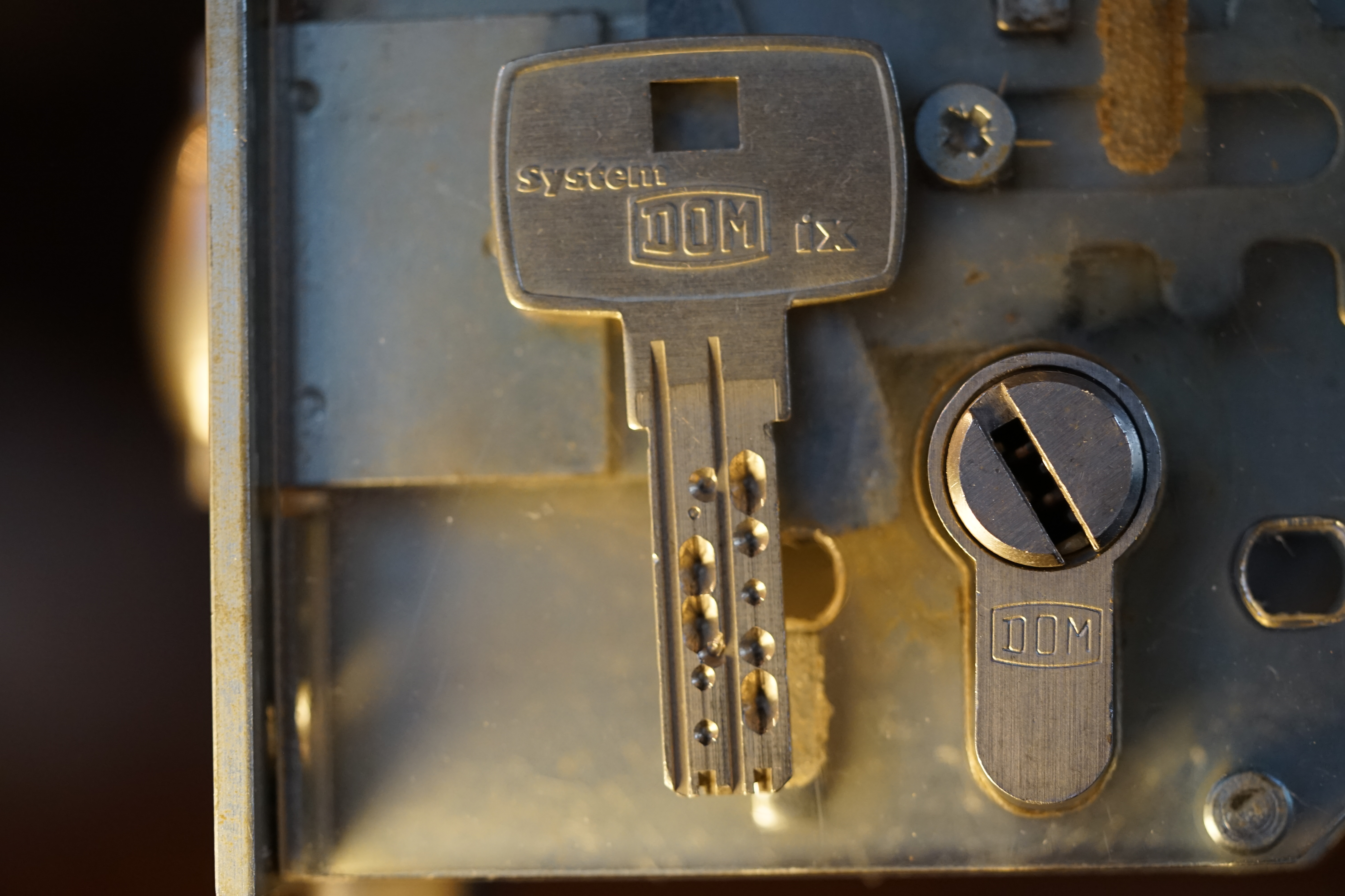 Max und Moritz – Eine Bubengeschichte in sieben Streichen Max und Moritz machten beide, als sie lebten, keinem Freude; Bildlich siehst du jetzt die Possen, die in Wirklichkeit verdrossen, mit behaglichem Gekicher, weil du selbst vor ihnen sicher. Aber das bedenke stets : Wie man’s treibt, mein Kind, so geht’s. Vorwort Ach was muß man oft von bösen Kindern hören oder lesen ! Wie zum Beispiel hier von diesen, welche Max und Moritz hießen. Die, anstatt durch weise Lehren sich zum Guten zu bekehren, oftmals noch darüber lachten und sich heimlich lustig machten. Ja, zur Übeltätigkeit, Ja, dazu ist man bereit ! Menschen necken, Tiere quälen, Äpfel, Birnen, Zwetschen stehlen, das ist freilich angenehmer und dazu auch viel bequemer, als in Kirche oder Schule festzusitzen auf dem Stuhle. Aber wehe, wehe, wehe, Wenn ich auf das Ende sehe ! ! Aber wehe, wehe, wehe, Wenn ich auf das Ende sehe ! ! Ach, das war ein schlimmes Ding, wie es Max und Moritz ging. Drum ist hier, was sie getrieben, abgemalt und aufgeschrieben. Max und Moritz - Erster Streich - Witwe Bolte Mancher gibt sich viele Müh mit dem lieben Federvieh; einesteils der Eier wegen, welche diese Vögel legen, zweitens, weil man dann und wann einen Braten essen kann; drittens aber nimmt man auch ihre Federn zum Gebrauch in die Kissen und die Pfühle, denn man liegt nicht gerne kühle. " Seht, da ist die Witwe Bolte, Die das auch nicht gerne wollte. " Seht, da ist die Witwe Bolte, die das auch nicht gerne wollte. Ihrer Hühner waren drei und ein stolzer Hahn dabei. Max und Moritz dachten nun : Was ist hier jetzt wohl zu tun ? Ganz geschwinde, eins, zwei, drei, schneiden sie sich Brot entzwei, in vier Teile, jedes Stück wie ein kleiner Finger dick. Diese binden sie an Fäden, übers Kreuz, ein Stück an jeden, und verlegen sie genau in den Hof der guten Frau. Kaum hat dies der Hahn gesehen, fängt er auch schon an zu krähen: Kikeriki, kikikerikih!! Tak, tak, tak, da kommen sie! Hahn und Hühner schlucken munter jedes ein Stück Brot hinunter; Aber als sie sich besinnen, konnte keines recht von hinnen. In die Kreuz und in die Quer reißen sie sich hin und her, flattern auf und in die Höh, Ach herrje, herrjemine! Ach, sie bleiben an dem langen, Dürren Ast des Baumes hangen. Und ihr Hals wird lang und länger, Ihr Gesang wird bang und bänger, Jedes legt noch schnell ein Ei, Und dann kommt der Tod herbei. Witwe Bolte in der Kammer Hört im Bette diesen Jammer; Ahnungsvoll tritt sie heraus: Ach, was war das für ein Graus! " Fließet aus dem Aug, ihr Tränen! All mein Hoffen, all mein Sehnen, meines Lebens schönster Traum hängt an diesem Apfelbaum " ! Tiefbetrübt und sorgenschwer kriegt sie jetzt das Messer her, Nimmt die Toten von den Strängen, Daß sie so nicht länger hängen, Und mit stummem Trauerblick Kehrt sie in ihr Haus zurück. Dieses war der erste Streich, Doch der zweite folgt sogleich. Max und Moritz - Zweiter Streich Als die gute Witwe Bolte Sich von ihrem Schmerz erholte, Dachte sie so hin und her, Daß es wohl das beste wär, Die Verstorbnen, die hienieden Schon so frühe abgeschieden, Ganz im stillen und in Ehren Gut gebraten zu verzehren. Freilich war die Trauer groß, Als sie nun so nackt und bloß Abgerupft am Herde lagen, Sie, die einst in schönen Tagen Bald im Hofe, bald im Garten Lebensfroh im Sande scharrten. Ach, Frau Bolte weint aufs neu, Und der Spitz steht auch dabei. Max und Moritz rochen dieses: "Schnell aufs Dach gekrochen!“ hieß es. Durch den Schornstein mit Vergnügen Sehen sie die Hühner liegen, Die schon ohne Kopf und Gurgeln Lieblich in der Pfanne schmurgeln. " Eben geht mit einem Teller Witwe Bolte in den Keller " Eben geht mit einem Teller Witwe Bolte in den Keller, Daß sie von dem Sauerkohle Eine Portion sich hole, Wofür sie besonders schwärmt, Wenn er wieder aufgewärmt. Unterdessen auf dem Dache Ist man tätig bei der Sache. Max hat schon mit Vorbedacht Eine Angel mitgebracht. Schnupdiwup, da wird nach oben Schon ein Huhn heraufgehoben! Schnupdiwup, jetzt Numro zwei! Schnupdiwup, jetzt Numro drei! Und jetzt kommt noch Numro vier: Schnupdiwup, dich haben wir! Zwar der Spitz sah es genau Und er bellt: Rawau, rawau! Aber schon sind sie ganz munter Fort und von dem Dach herunter. Na, das wird Spektakel geben, Denn Frau Bolte kommt soeben; Angewurzelt stand sie da, Als sie nach der Pfanne sah. Alle Hühner waren fort, "Spitz!“ das war ihr erstes Wort. "O du Spitz, du Ungetüm! Aber wart, ich komme ihm!“ Mit dem Löffel groß und schwer Geht es über Spitzen her; Laut ertönt sein Wehgeschrei, Denn er fühlt sich schuldenfrei. Max und Moritz im Verstecke Schnarchen aber an der Hecke. Und vom ganzen Hühnerschmaus Guckt nur noch ein Bein heraus. Dieses war der zweite Streich, Doch der dritte folgt sogleich. Max und Moritz - Dritter Streich Jedermann im Dorfe kannte Einen, der sich Böck benannte. " Alle diese Kleidungssachen Wußte Schneider Böck zu machen. " Alltagsröcke, Sonntagsröcke, Lange Hosen, spitze Fräcke, Westen mit bequemen Taschen, Warme Mäntel und Gamaschen, Alle diese Kleidungssachen Wußte Schneider Böck zu machen. Oder wäre was zu flicken, Abzuschneiden, anzustücken, Oder gar ein Knopf der Hose Abgerissen oder lose Wie und wo und was es sei, Hinten, vorne, einerlei Alles macht der Meister Böck, Denn das ist sein Lebenszweck. Drum so hat in der Gemeinde Jedermann ihn gern zum Freunde. Aber Max und Moritz dachten, Wie sie ihn verdrießlich machten. Nämlich vor des Meisters Hause Floß ein Wasser mit Gebrause. Übers Wasser führt ein Steg Und darüber geht der Weg. Max und Moritz, gar nicht träge, Sägen heimlich mit der Säge, Ritzeratze! voller Tücke, In die Brücke eine Lücke. Als nun diese Tat vorbei, Hört man plötzlich ein Geschrei: "He, heraus, du Ziegen-Böck! Scheider Schneider, meck, meck, meck!“ Alles konnte Böck ertragen, Ohne nur ein Wort zu sagen; Aber wenn er dies erfuhr, Ging“s ihm wider die Natur. " Denn schon wieder ihm zum Schreck Tönt ein lautes: ‚Meck, meck, meck! " Schnelle springt er mit der Elle Über seines Hauses Schwelle, Denn schon wieder ihm zum Schreck Tönt ein lautes: "Meck, meck, meck!“ Und schon ist er auf der Brücke. Kracks, die Brücke bricht in Stücke! Wieder tönt es: "Meck, meck, meck!“ Plumps, da ist der Schneider weg! Grad als dieses vorgekommen, Kommt ein Gänsepaar geschwommen, Welches Böck in Todeshast Krampfhaft bei den Beinen faßt. Beide Gänse in der Hand, Flattert er auf trocknes Land. Übrigens bei alledem Ist so etwas nicht bequem! Wie denn Böck von der Geschichte Auch das Magendrücken kriegte. Hoch ist hier Frau Böck zu preisen! Denn ein heißes Bügeleisen, Auf den kalten Leib gebracht, Hat es wiedergutgemacht. Bald im Dorf hinauf, hinunter Hieß es: Böck ist wieder munter. Dieses war der dritte Streich, Doch der vierte folgt sogleich. Max und Moritz - Vierter Streich Also lautet ein Beschluß: Daß der Mensch was lernen muß. Nicht allein das Abc Bringt den Menschen in die Höh, Nicht allein im Schreiben, Lesen Übt sich ein vernünftig Wesen; Nicht allein in Rechnungssachen Soll der Mensch sich Mühe machen; Sondern auch der Weisheit Lehren Muß man mit Vergnügen hören. " Daß dies mit Verstand geschah War Herr Lehrer Lämpel da. " Daß dies mit Verstand geschah War Herr Lehrer Lämpel da. Max und Moritz, diese beiden, Mochten ihn darum nicht leiden. Denn wer böse Streiche macht, Gibt nicht auf den Lehrer acht. Nun war dieser brave Lehrer Von dem Tobak ein Verehrer, Was man ohne alle Frage Nach des Tages Müh und Plage Einem guten, alten Mann Auch von Herzen gönnen kann. Max und Moritz, unverdrossen, Sinnen aber schon auf Possen, Ob vermittelst seiner Pfeifen Dieser Mann nicht anzugreifen. Einstens, als es Sonntag wieder Und Herr Lämpel brav und bieder In der Kirche mit Gefühle Saß vor seinem Orgelspiele, Schlichen sich die bösen Buben In sein – Haus und seine Stuben, Wo die Meerschaumpfeife stand; Max hält sie in seiner Hand; Aber Moritz aus der Tasche Zieht die Flintenpulverflasche, Und geschwinde – stopf, stopf, stopf – Pulver in den Pfeifenkopf. Jetzt nur still und schnell nach Haus, Denn schon ist die Kirche aus! Eben schließt in sanfter Ruh Lämpel seine Kirche zu; Und mit Buch und Notenheften, Nach besorgten Amtsgeschäften, Lenkt er freudig seine Schritte Zu der heimatlichen Hütte, Und voll Dankbarkeit sodann Zündet er sein Pfeifchen an. "Ach!“ spricht er, "die größte Freud Ist doch die Zufriedenheit!“ Rums, da geht die Pfeife los Mit Getöse, schrecklich groß! Kaffeetopf und Wasserglas, Tabaksdose, Tintenfaß, Ofen, Tisch und Sorgensitz Alles fliegt im Pulverblitz. Als der Dampf sich nun erhob, Sieht man Lämpel, der – gottlob! – Lebend auf dem Rücken liegt; Doch er hat was abgekriegt. Nase, Hand, Gesicht und Ohren Sind so schwarz als wie die Mohren, Und des Haares letzter Schopf Ist verbrannt bis auf den Kopf. Wer soll nun die Kinder lehren Und die Wissenschaft vermehren Wer soll nun für Lämpel leiten Seine Amtestätigkeiten Woraus soll der Lehrer rauchen, Wenn die Pfeife nicht zu brauchen Mit der Zeit wird alles heil, Nur die Pfeife hat ihr Teil. Dieses war der vierte Streich, Doch der fünfte folgt sogleich. Max und Moritz - Fünfter Streich Wer in Dorfe oder Stadt Einen Onkel wohnen hat, Der sei höflich und bescheiden; Denn das mag der Onkel leiden. Morgens sagt man: "Guten Morgen! Haben Sie was zu besorgen?“ Bringt ihm, was er haben muß: Zeitung, Pfeife, Fidibus. Oder sollt“ es wo im Rücken Drücken, beißen oder zwicken, Gleich ist man mit Freudigkeit Dienstbeflissen und bereit. Oder sei“s nach einer Prise, Daß der Onkel heftig niese, Ruft man: "Prosit!“ alsogleich. "Danke!“ – "Wohl bekomm es Euch!“ Oder kommt er spät nach Haus, Zieht man ihm die Stiefel aus, Holt Pantoffel, Schlafrock, Mütze, Daß er nicht im Kalten sitze. Kurz, man ist darauf bedacht, Was dem Onkel Freude macht. Max und Moritz ihrerseits Fanden darin keinen Reiz. Denkt euch nur, welch schlechten Witz Machten sie mit Onkel Fritz! Jeder weiß, was so ein Mai- Käfer für ein Vogel sei. In den Bäumen hin und her Fliegt und kriecht und krabbelt er. Max und Moritz, immer munter, Schütteln sie vom Baum herunter. In die Tüte von Papiere Sperren sie die Krabbeltiere. Fort damit und in die Ecke Unter Onkel Fritzens Decke! Bald zu Bett geht Onkel Fritze In der spitzen Zipfelmütze; Seine Augen macht er zu Hüllt sich ein und schläft in Ruh. Doch die Käfer - kritze, kratze ! - Kommen schnell aus der Matratze. Schon faßt einer, der voran, Onkel Fritzens Nase an. " Bau! " schreit er“,was ist das hier ? " Und erfaßt das Ungetier. Und den Onkel voller Grausen Sieht man aus dem Bette sausen. "Autsch!“ – schon wieder hat er einen lm Genicke, an den Beinen; Hin und her und rundherum Kriecht es, fliegt es mit Gebrumm. " Onkel Fritz, in dieser Not, Haut und trampelt alles tot. " Onkel Fritz, in dieser Not, Haut und trampelt alles tot. Guckste wohl, jetzt ist“s vorbei Mit der Käferkrabbelei! Onkel Fritz hat wieder Ruh Und macht seine Augen zu. Dieses war der fünfte Streich, Doch der sechste folgt sogleich. Max und Moritz - Sechster Streich In der schönen Osterzeit, Wenn die frommen Bäckersleut Viele süße Zuckersachen Backen und zurechtemachen, Wünschen Max und Moritz auch Sich so etwas zum Gebrauch. Doch der Bäcker, mit Bedacht, Hat das Backhaus zugemacht, Also, will hier einer stehlen, Muß er durch den Schlot sich quälen. Ratsch! . da kommen die zwei Knaben Durch den Schornstein,schwarz wie Raben. Puff. sie fallen in die Kist, Wo das Mehl darinnen ist! Da! nun sind sie alle beide Rundherum so weiß wie Kreide Aber schon mit viel Vergnügen Sehen sie die Brezeln liegen. Knacks! da bricht der Stuhl entzwei; Schwapp! da liegen sie im Brei. Ganz von Kuchenteig umhüllt, Stehn sie da als Jammerbild. " Gleich erscheint der Meister Bäcker Und bemerkt die Zuckerlecker. " Gleich erscheint der Meister Bäcker Und bemerkt die Zuckerlecker. Eins, zwei, drei, eh man“s gedacht, Sind zwei Brote draus gemacht! In dem Ofen glüht es noch Ruff! damit ins Ofenloch! Ruff! man zieht sie aus der Glut; Denn nun sind sie braun und gut! Jeder denkt: die sind perdü! Aber nein – noch leben sie. Knusper, knasper! wie zwei Mäuse Fressen sie durch das Gehäuse; Und der Meister Bäcker schrie: "Ach herrje, da laufen sie!“ Dieses war der sechste Streich, Doch der letzte folgt sogleich. Max und Moritz - Letzter Streich Max und Moritz, wehe euch! Jetzt kommt euer letzter Streich! Wozu müssen auch die beiden Löcher in die Säcke schneiden? " Seht, da trägt der Bauer Mecke Einen seiner Maltersäcke. " Seht, da trägt der Bauer Mecke Einen seiner Maltersäcke. Aber kaum, daß er von hinnen, Fängt das Korn schon an zu rinnen. Und verwundert steht und spricht er: " Zapperment ! Dat Ding werd lichter ! " Hei ! Da sieht er voller Freude Max und Moritz im Getreide. Rabs ! - In seinen großen Sack Schaufelt er das Lumpenpack. Max und Moritz wird es schwüle; Denn nun geht es nach der Mühle. " Meister Müller, he, heran ! Mahl er das, so schnell er kann ! " " Her damit ! " und in den Trichter Schüttelt er die Bösewichter. Rickeracke! Rickeracke! Geht die Mühle mit Geknacke. Hier kann man sie noch erblicken Fein geschroten und in Stücken. Doch sogleich verzehret sie Meister Müllers Federvieh. Schluß Als man dies im Dorf erfuhr, War von Trauer keine Spur. Witwe Bolte, mild und weich, Sprach: " Sieh da, ich dacht es gleich ! " " Jajaja ! " rief Meister Böck, " Bosheit ist kein Lebenszweck! " Drauf so sprach Herr Lehrer Lämpel: "Dies ist wieder ein Exempel!“ "Freilich“, meint der Zuckerbäcker, "Warum ist der Mensch so lecker!“ Selbst der gute Onkel Fritze Sprach: "Das kommt von dumme Witze! “ Doch der brave Bauersmann Dachte: " Wat geiht meck dat an! “ Kurz, im ganzen Ort herum Ging ein freudiges Gebrumm " Gott sei Dank! Nun ist “s vorbei Mit der Übeltäterei ! ! “ Tagged with Arthur Andreas Bühl, Arthurmeister, Vereins - Wiki - Fandom, Bühl, Stadt Bühl, Wappen Bühl, Design Bühl, Zwetschgenfest Bühl, Schwäbischer Hengst Bühl