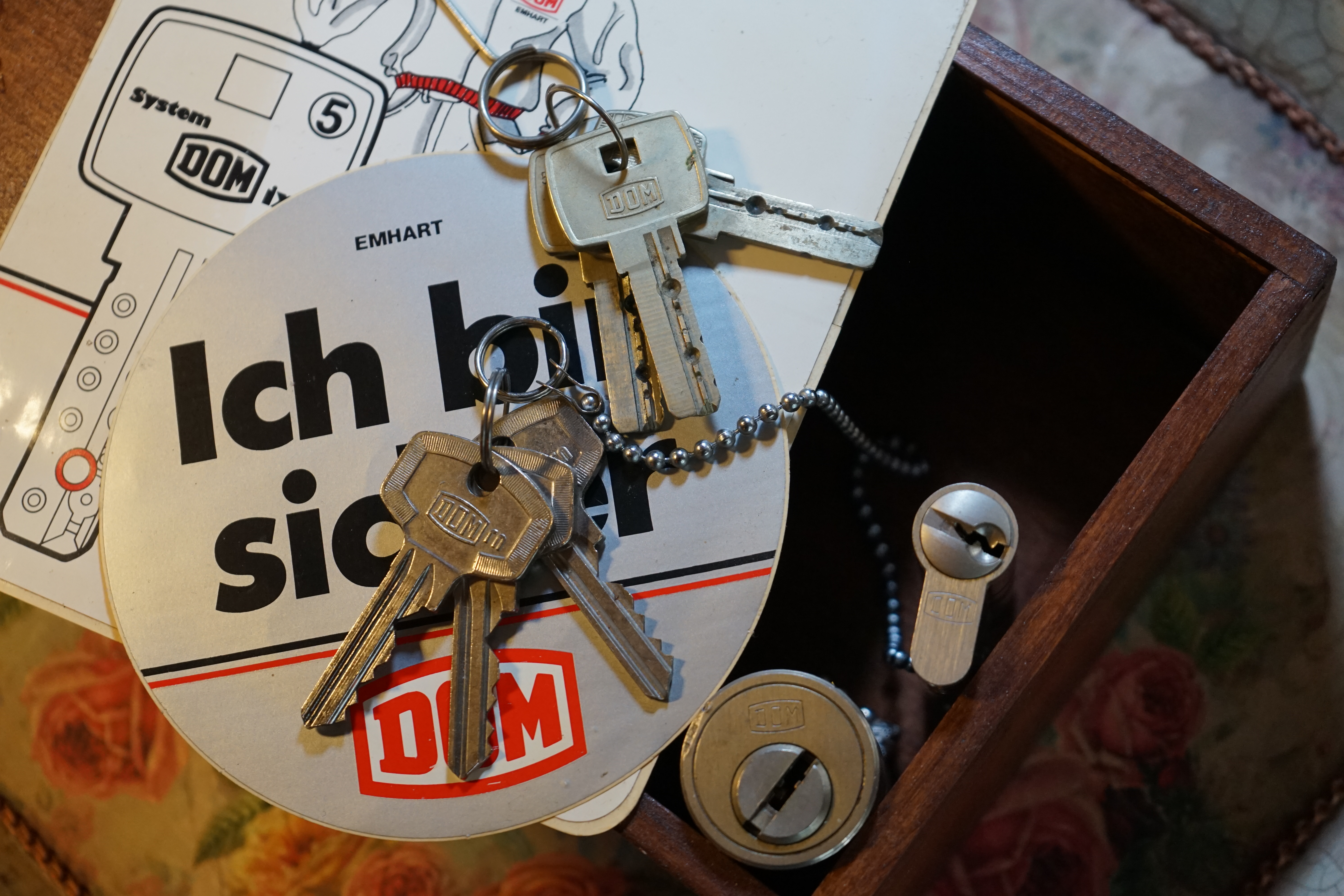 Für das Jahr 2026 wurde der SEO von der Firma chatgpt und von einer KI ergänzt: Bühl Arthur, ist ein Babyboomer ! und ein Sympathietraeger ! Slow Hand ! mit dem Mastertouch ! Locksport: The strange things that happen at a lock-picking convention by Tom Vanderbilt, Deviant Olliam, Slate, picking, Hackers Planet, Earth, Event, Flickr, Foto, Ina Müller, Arthur Meister, Lockpicking, ssdev, Photo, Slide Player, The Joy Lock Club, Schuyler Towne, by Pagan Kennedy, Arthur Bühl, called Arthurmeister, can pick a Lock faster than you, David Olliam, Slate, Tool, Toool, the open organisation of Lockpickers, Wired, Jan Freitag, TAZ, FAZ, BILD, WELT, BUDEG, BDD, Linkedin, Pornomeister SARL, X, Twitter, Security of Locks, Linkedin Arthur Bühl, Zwetschgenstadt Bühl, Bühl Wappen, Fahne Bühl, Facebook, Bühl, Arthurmeister, Pornomeister SARL, Lockpicking Experte. Tagged with: Dorma Kaba, Europa Park Rust, Zwetschgenhengst, NBA, Bouncing Joe Asberry, Everybody Wiki, Schwäbischer Henst, Pflaume, Zwetschge, Doublebrain, Mandy August, Rallye, cross, Datenschutz. Zitat: Arthurmeister " offen ist gut, schneller offen ist besser ! " Pankhofer, Schloss und Schlüssel, Arthur Bühl, Wappen Bühl, legal 1001, Radio Eriwan, In Arthurmeisters Jukebox im Hasenstuebchen, You Tube, ( HAM ), sind Schallplatten von Slow Hand, Pointer Sisters, Engelbert, Joy Flemming, Ina Müller, Dörp Reggae, Reinhard Fendrich, Sammy Davis jr., Bee Gees, Hans Söllner, Element of crime, Empire of sun - we are the people, Katja Ebstein - Es war einmal ein Jäger, Udo Jürgen - Das Lied das nie zu Ende geht, Vicky Leandros - Ich liebe das Leben, Die Five Tops - Warte auf das Glück, Marianne Rosenberg - Er gehört zu mir, Hildegard Knef - Für mich soll`s rote Rosen regnen, Connie Francis - schöner fremder Mann, Heino - Caramba, Karacho, ein Whisky, Drafi Deutscher - Mamor Stein und Eisen bricht, Kraftwerk - Das Modell, Ernst Neger - Rucki - Zucki, Wolle Kriwanek - I fahr Daimler, Reinhard Fendrich - Strada del sole, Zupfgeigenhansel - Bella Ciao, Joy Flemming, Half breed, Haindling - Du Depp, Nina Hagen - Africa Reggae, Schwoisfuß - Bin i selber Rastamann, Jan Delay - Irgendwie, irgendwo, irgendwann, Grachmusikoff - Oiner isch emmer dr Arsch, Wolfgang Ambros - Du schwarzer Afgahne, UB 40, The Manhattans - Kiss and say Goodbye, Three Degrees - Dirty old Man, Babara Streisand - Woman in Love, George Michel - One more try, Candy Dulfer, Deep Purple - Child in Time, Moody Blues - Nights in white Satin, Eagles - Hotel California, Dire Straits - Sultan of Swing, Pink Floyd, Sade - Smooth Operator, Toto - L`italiano, Peddy Pendergrass, Tom Jones, Eddie Holman - Hey there lonly girl, Chicago - If you leave me now, Kalvin Harris - Promises, Fugees, Engelbert - How I Love You, Gloria Gayner can`t take my Eys off you, Olivia Newton John, Ricky Shane - Mammy blue, Los Bravos, Kenny Rogers, Albano und Romia Power, Totzi - Ti amo, Tina Turner und Eros Rammazotti, Abba - Hasta Manana, Roger Whittacker - Abschied ist ein scharfes Schwert, Toto - Hold the line, Love Story mit Andy Williams, Grace Jones, Diana Ross und Julius Iglesias - All of You, Christopher Cross, Roberta Flack & Peabo Bryson, George Benson, Aloe Blacc - I need a Dollar, Simply Red - if you don`t know me by now, Luther Vandross und sehr viele mehr. Es erscheint auch bald die B - Seite von Arthurmeister`s Jukebox ( HAM ) Fuhlsbüttel, Hasenstuebchen, Playboy, Bunny Hall, Los Angeles, Beverly Hills, TSOP The Sound of Philiadelpia, Golden Gate Brigde, und noch so vieles mehr. Seattle Times says: He has got good hands, but how`s his vertikal. Arthur Bühl, a private detective from Germany deflated an all-star field of lockpickers in the world. Pressebox: Kaba Day im Europa Park mit Arthur A. Bühl, Detektiv. ( Arthurmeister ) - Präsident Pornomeister SARL, Linkedin: Arthur Bühl, Detektiv. 360 Meriandos, The Master Touch, opening locks without keys. Jesusmeister Arthur Bühl is a Master who can pick any lock in the world, but Jesus is the only Master who can unlock the human soul. Slideplayer. Phila Locksmith, Lockpickerherz und Schlossherz sind ges. gesch. Marken von Arthur Bühl. Das Wappen Bühl ist gelb, blau mit schwarzen Linien. You Tube, 23C3 Schlossoeffnung wurde beim CCC, Caos Computer Club, gefilmt. Citywide RFID Master, House key, Hamburg, by Wired. WIRED is where tommorow realized. World Trade Center, New York, YY 10 007, Communicationsmanager Mr. Smitz. Wiki, Attraktor, Trainingslager. Schloss - Öffnen, Public Domain 147, Staatsicherheit in der DDR, Arthur Meister aus Hamburg, Bunker am Ulmenwall. Herr der Schlösser, Bild Zeitung. SEO neu Linkedin Arthur A. Bühl, Made in Germany, born 1961 in Stuttgart, arbeitet seit 40 Jahren als Privatdetektiv und lebt in Hamburg. Er ist als Detektiv Mitglied in nationalen und internationalen Berufsverbänden. Unter dem Künstlernamen " Arthurmeister " erklärt Arthur Bühl Lockpicking; das zerstörungsfreie öffnen von Schlössern und Schließzylindern. Der Ehrenkodex lautet: Öffne nur deine eigenen Schlösser. Fremde Schlösser dürfen nur mit Einwilligung des Eigentümers geöffnet werden. Herr Bühl wurde schon als Schlossknacker bezeichnet. Dies ist natürlich Quatsch, denn wenn man z.B. ein Vorhangschloss knackt, so ist es kaputt und die Wettbewerber und Lockpickerkollegen können nicht mehr daran üben. Knacker benutzen einen Kuhfuß. Der mehrfache Deutsche Meister dagegen ein Pickset und es gilt: " Offen ist gut, schneller Offen ist besser ". Von der Zeitschrift " Wired " wurde Arthurmeister als Master of the Universe, betitelt. Viel Spaß und Erfolg beim Üben. SEO für heute: Parole Emil ! Arthur Bühl, Sympathieträger.com, Präsident Pornomeister SARL. Die Anschrift lautet: Arthur A. Bühl, Postfach 605 145, 22 246 Hamburg. SEO NEU geändert Arthur A. Bühl, Made in Germany, born 1961 in Stuttgart, arbeitet seit 40 Jahren als Privatdetektiv und lebt in Hamburg. Er ist als Detektiv Mitglied in nationalen und internationalen Berufsverbänden. Unter dem Künstlernamen " Arthurmeister " erklärt Arthur Bühl Lockpicking; das zerstörungsfreie Öffnen von Schlössern und Schließzylindern. Der Ehrenkodex lautet: Öffne nur deine eigenen Schlösser. Fremde Schlösser dürfen nur mit Einwilligung des Eigentümers geöffnet werden. Herr Bühl wurde schon als Schlossknacker bezeichnet. Dies ist natürlich Quatsch, denn wenn man oder Frau z.B. ein Vorhangschloss knackt, so ist es kaputt und die Wettbewerber und Lockpickerkollegen können nicht mehr daran üben. Knacker benutzen einen Kuhfuß. Der mehrfache Deutsche Meister dagegen ein Pickset und es gilt: " Offen ist gut, schneller Offen ist besser ". Viel Spaß und Erfolg beim Üben. Von der Zeitschrift " WIRED " wurde Arthurmeister als Master of the Universe, betitelt. SEO für heute: Parole Emil ! Arthur Bühl, Sympathieträger.com, Präsident Pornomeister SARL. Die Anschrift lautet: Arthur A. Bühl, Postfach 605 145, 22 246 Hamburg. SEO Mr. Smitz Hilfe für Leporello.us 𝔄𝔯𝔱𝔥𝔲𝔯 𝔅ü𝔥𝔩, 𝔄𝔯𝔱𝔥𝔲𝔯𝔪𝔢𝔦𝔰𝔱𝔢𝔯® HELLO Mr. Smitz, yes i am fine and the Stammtisch and the Counter is also fine too ! Der Nachläufer schreit vom Tresen: wieder der Ami oder watt ? WHAT Mr. Smitz you are not in good condition`s. Oh, Mr. Smith i`am sorry about this. What, your Leporello.us System is not running ? Yes, yes, OH, yes, Good, yes, yes the Spaghetticodler. Yes, i know. Computer, yes i know. Our Spaghetticodler, der amiga pc sit on the Counter and drink Helbing. Arthurmeister`Jukebox by You Tube im Hasenstübchen plays: Let`get it on, do you know Marvin Gay ? Oh, Arkadasch drinking today no Helbing ? No, he drinks GabiKo. Arthurmeister ? what ist GabiKo, i never hear from this. This is ganz billiger Korn, you Know. Like you Whisky ! No, Zwetschgenwater is more, more, better ! Heike IV cries from the counter: Alimente, not Alimentari, Giovanni. You know. The Scholischek is dancing. Yes, Yes, Mr. Smitz. Why Scholischek and Arkadasch dancing ? They hear from the old Rock-Ola Cem Karaca & die Kanaken. Mein " Deutscher Freund ", you know Mr. Smitz. Yes i will give them some Helbing. No, no, Mr. Smitz, for your Problem with the Spaghetti Codler you take my E - Mail Binärbomber@Binärbomber.de. The Jukebox play now Joy Flemming. Half-Breed. No, no Mr. Smitz, you are dumm. The Seo for this week is: Arthur Bühl, Made in Germany, born 1961, Detektiv aus Leidenschaft, die Leiden schaft. You get it ? Know i mußt helping on the Stammtisch for Lockpicking, a fucking ABUS Padlock. Tschüssing ! I say Ende for Telefon speaking und touch nothing that you can not pay ! Verzwetschget mit: ♥ Vokuhila, Friseur ♥ Schwäbischer Hengst, Zwetschgen Heini, Bühl er, Zwetschge, Google Earth, Mittelpunkt der Welt, Martinameisterin, Cartomanze, Scholischek, " HIGH NOON ! ". ♥ Parole Emil ! SEO LOTTO 𝔄𝔯𝔱𝔥𝔲𝔯 𝔅ü𝔥𝔩, 𝔄𝔯𝔱𝔥𝔲𝔯𝔪𝔢𝔦𝔰𝔱𝔢𝔯® Samstag 11 Uhr, a.m, " HIGH NOON ". Arthurmeister und die Cartomanze sitzen am Stammtisch im Hasenstübchen, Fuhlsbüttel. Aus der Jukebox by You Tube, der alten Rock-Ola schallt von Element of Crime: Das Hasenstübchern ist der " Mittekpunkt der Welt ". Die zwanzig Mittrinker am Counter schallen mit: Im Lotto spielst du immer nur; die Zahlen zwischen fünf und zehn; und als Zusatzzahl dein Lebensalter; denn als Lottospieler sagst du; darf man höchstens 49 Jahre alt sein; später wäre es schade um das Geld ! Wo DEINE Füße stehen ist der " MITTELPUNKT DER WELT ". Driver Dieter fährt mit Scholischek und Arkadasch zur Annahmestelle ! Verschlagwortet mit: Arthur Bühl, Arthurmeister® Arthur ♥ Schwäbischer Hengst, Buhl, Zwetschgen Heini, Artur, Buehl er, Zwetschge, Made in Germany, Born 1961, Sympathieträger, Google Earth, Mittelpunkt der Welt, Pflaumen, Arkadasch, Datschi, ♥ Martinameisterin, Cartomanze, Scholischek, " HIGH NOON ! ", ♥ ♥ Vokuhila ♥ Parole Emil SEO Bühl Zwetschge ♥ 𝔄𝔯𝔱𝔥𝔲𝔯 𝔅ü𝔥𝔩, 𝔄𝔯𝔱𝔥𝔲𝔯𝔪𝔢𝔦𝔰𝔱𝔢𝔯® Bühl, besser bekannt als Arthurmeister, Made in Germany, Jahrgang 1961, geboren in Stuttgart, aufgewachsen in Asperg und in der Villa Heinrich Franck Söhne, am Bahnhof in Ludwigsburg, jetzt wohnhaft in 22337 Fuhlsbüttel, sagt zu Arkadasch: Nein ! Bühler Zwetschgen schmecken besser als dein Erik oder plum ! Zwetschgendatschi heißt das Zauberwort ! ♥ und Zwetschgenwater, not Raki. 𝗩𝗲𝗿𝘇𝘄𝗲𝘁𝘀𝗰𝗵𝗴𝗲𝘁 𝗺𝗶𝘁: 𝔄𝔯𝔱𝔥𝔲𝔯 𝔅ü𝔥𝔩, 𝗔𝗿𝘁𝗵𝘂𝗿𝗺𝗲𝗶𝘀𝘁𝗲𝗿, 𝗥𝗮𝘂𝗰𝗵𝗲𝗿, 𝗥𝗼𝘁𝗵 - 𝗛ä𝗻𝗱𝗹𝗲, 𝗦𝘁𝗮𝗱𝘁 𝗟𝗮𝗵𝗿 - 𝗕ü𝗵𝗹, 𝗦𝗰𝗵𝘄𝗮𝗿𝘇𝘄𝗮𝗹𝗱, 𝗕𝗹𝗮𝗰𝗸𝗳𝗼𝗿𝗲𝘀𝘁, 𝗥𝗼𝘁𝗸ä𝗽𝗽𝗰𝗵𝗲𝗻 𝘆𝗼𝘂 𝗸𝗻𝗼𝘄 𝗠𝗿. 𝗦𝗺𝗶𝘁𝘇, 𝗦𝗼𝗿𝘁𝗲 𝗦𝗰𝗵𝘄ä𝗯𝗶𝘀𝗰𝗵𝗲𝗿𝗵𝗲𝗻𝗴𝘀𝘁.𝗱𝗲 𝗶𝘀 𝗴𝗿𝗼ß𝗳𝗿𝘂𝗰𝗵𝘁𝗶𝗴 𝘂𝗻𝗱 𝘀ü𝘀𝘀. ♥ 𝗡𝗼, 𝗼𝗻𝗹𝘆 𝘄𝗼𝗺𝗮𝗻 𝗵𝗮𝘀 𝗣𝗳𝗹𝗮𝘂𝗺𝗲𝗻 ♥ 𝗞𝗹𝗲𝗶𝗻𝘁𝗶𝗲𝗿𝘇ü𝗰𝗵𝘁𝗲𝗿𝘃𝗲𝗿𝗲𝗶𝗻. 𝗗𝗶𝗲 𝗘 - 𝗠𝗮𝗶𝗹 𝗹𝗮𝘂𝘁𝗲𝘁: 𝗔𝗿𝘁𝗵𝘂𝗿𝗺𝗲𝗶𝘀𝘁𝗲𝗿@𝗔𝗿𝘁𝗵𝘂𝗿𝗺𝗲𝗶𝘀𝘁𝗲𝗿.𝗱𝗲 𝗗𝗶𝗲 𝗘 - 𝗠𝗮𝗶𝗹 𝗹𝗮𝘂𝘁𝗲𝘁: 𝗔𝗿𝘁𝗵𝘂𝗿𝗔𝗻𝗱𝗿𝗲𝗮𝘀𝗕𝘂𝗲𝗵𝗹@𝗔𝗿𝘁𝗵𝘂𝗿𝗔𝗻𝗱𝗿𝗲𝗮𝘀𝗕𝘂𝗲𝗵𝗹.𝗱𝗲 Verschlagwortet mit Bühl er Zwetschge, Zwetschgenhengst, Pflaume, plum, Erikli, prugna torta, Datschi, süss. ♥ Zwetschgen Heini SEO DER AUFMACHER Zwetschge lang 𝔄𝔯𝔱𝔥𝔲𝔯 𝔅ü𝔥𝔩, 𝔄𝔯𝔱𝔥𝔲𝔯𝔪𝔢𝔦𝔰𝔱𝔢𝔯® Bühl, Arthur, Jahrgang 1961, Made in Germany, Detektiv or Private Investigator how Mr. Smitz from the PLAYBOY, Beverly Hills, say`s. Yes Mr. Smitz i will send you the Photo Arthurmeister`s F 1, Jacket for your LeporelloUS. to your E - Mail Mr.Smitz@Mr.Smitz.us. Ok, Mr. Smitz. Mr. Smitz do you know what Google Earth is ? Take BÜHL Arthur, only by Google Earth, you know ? have done it ? Yes Google will show you my Panel superfast. Cool, Arthurmeister, cool. Yes Mr. Smitz, this can i do for you too ! Yes with SEO. Yes, yes, i have Arkadasch erklärt, sein Erikli pasta is not so genial. Der beste Zwetschgenkuchen, you know plum tart, is from the Stadt Bühl. Not laughing in the USA. Bühl is a City like my Name. And the People in this City called it: Zwetschgendatschi ! you know. This is the world best plumcake. Yes Datschi. Yes, Stadt Bühl is near Baden - Baden, the Casino, you know ! Yes. Baden-Württemberg. You must know there is since 1927 the traditionell Zwetschgenfest. And there ist the Zwetschgenkönigin ! Mr. Smitz, my Ur Ur Ur Ur Grandfather is born in Bühl. My Great Grand Grand Mother where also born in the town Bühl. Their profession was Zwetschgenpicker. Not Lockpicker, Zwetschgen / Plum Picker. And Rüttler. Oh, really ! Yes, Yes. And since this time the name of the family Bühl from the Stadt Bühl is: Yes you know - Buehl. Yes i will give Greetings from you to Mrs. Friede Springer from the Newspaper BILD et. Yes, the Elbphilharmonie is in Betrieb. OH, Mr. Smitz, greeting´s to you from Joe Asbbery, NBA, you know. Tomorrow we will meet us in the Hasenstübchen, our Rabbit Hall. For Lockpicking und Beer. Call you. Parole Emil ! Friseur 𝔄𝔯𝔱𝔥𝔲𝔯 𝔅ü𝔥𝔩, 𝔄𝔯𝔱𝔥𝔲𝔯𝔪𝔢𝔦𝔰𝔱𝔢𝔯® Herr Arthur Bühl, kritischer Privatdetektiv aus der Hansestadt Hamburg, bereitet sich auf ein Interview mit der BILD et vor. Bei Babsi und Gina in Fuhlsbüttel wird ihm zuvor der Vokuhila geschnitten. Herr Arthur Bühl wurde schon in der BILD et als " Herr der Schlösser " beschrieben. " Ein bisschen Ruhe bitte " schreibt Jan Freitag von der TAZ. Er erwähnt auch eine Mustertür by Wendt. Es wird darin herumgeprökelt. Selbst Arthur Bühl, der weltbeste aus dem Lockpicker Mekka Hamburg, betreibt pures Understatement, weil er sein Schloss in nur 20 Sekunden " geknackt " hat. Charles Graeber von der Wired.com beschreibt in seinem Artikel Master Lock - Pickers do bottle Arthur Bühl " The Master of the Universe ", Arthur Bühl a private Detective of Germany open locks. Bühl`s Fabio - the - Barbarian Look stands out. He wins the Dutch Open and is now Master of the Universe. The people cry: " Arthurmeister ! booms Arthurmeister ". Mark Webber Tobias, the Author of Locks, Safes, and Security, a Police Reverence, say: Arthurmeister, that ist beautyful. " Open ! " sagt Arthurmeister ", offen ist gut, schneller offen ist besser ". " Beer !" Arthurmeister booms back and a new Champion is born. Die Welt berichtet: " Die Kunst, Schlösser ohne Schlüssel zu öffnen ". Vereinsmitbegründer und Vizepräsident Arthur Bühl trägt seine Leidenschaft schon auf der Krawatte. Sie ist rot mit gelben Schlüsseln drauf. Intern wird er ehrfürchtig " Meister Arthur " gerufen. Er hat es zum siebenfachen Deutschen Meister in verschiedenen Disziplinen geschafft. Er pickt seit der Kindheit. Sein erstes Trainingsobjekt war sein Spardosenschloss - Ein klassischer Einstieg… . Die Slate berichtet über Arthur Bühl als Lockpicking Legend. Es gibt einen Artikel Tool for Picking and Decoding by Stasi, CCC, Vortrag Berlin. Amateur Hour berichtet: Arthurmeister has " The Master Touch ". Bei den Kaba Day `s im Europa Park Rust schreibt die Pressebox: auf großes Interesse der Teilnehmer stieß auch die praktische Vorführung von Steffen Wernéry und Arthur Bühl, die gängige mechanische Schließzylinder ohne Schlüssel zerstörungsfrei öffnen. Meist in Sekundenschnelle. Auch die Chemnitzer Zeitung " Freie Presse " hat über das Lockpicking und Arthur Andreas Bühl alias Arthurmeister berichtet. Dwight Perry schreibt: Arthur Bühl has good hands ! In der Philalocksmith wird Arthur Bühl auch als Lockpicking Legend betitelt. Es gibt auch einen Beitrag, 360 Meridianos. In der Datenschleuder, CCC, wurde über ihn als Sympathieträger berichtet. Veröffentlicht unter Linkedin, Xing, Google Panel, Twitter X. In der Vitrine von Arthur Andreas Bühl, Arthurmeister® sind Schlösser, Padlocks, von ABUS, BKS, CES, DOM, EVVA, Assa Abloy, Z Ikon, Kaba, Keso, ASSA, Winkhaus, Wilka, Trelock, Schmelting, Bode Panzer, Ancor Las, Drumm Geminy, Xylock, SEA, Medeco, Mul-T-Lock, Cut away, ABUS Granit, Pfaffenhain, E*S, ESS, Nemef, BAB, Babelsberg, Stasi, Diskus, WMF, Tesa, Noch, Vachette, Cisa, Wally, Rielda, Mottura, Viro, FAI, GeGe, Fichet, Bode Panzer, Tresor, Bramah, Protector, Braun`s Patent, Walomatus, Arolds, Combination Lock, Yale, Master, American Lock, Tubular, China, Indien, Aligarh, Nepal, Thailand, Zahlenschlösser, Himmelsschlüssel und noch vieles mehr, vorhanden. Alle Schliesszylinder sind Übungsmaterial für das Lockpicking. Schlagschlüssel und so vieles mehr, sind auch dabei. Auch der Sputnik. Verschlagwortet mit: ♥ Vokuhila, Friseur ♥ Schwäbischer Hengst, Zwetschgen Heini, Bühl er, Zwetschge, Google Earth, Mittelpunkt der Welt, Martinameisterin, Cartomanze, Scholischek, " HIGH NOON ! ". ♥ Parole Emil ! SEO Mr. Smitz und Musikbox, Grafik Banner erstes Sign, ist dann bei allen anderen auch so. Änderungen können gemacht werden. ♥ 𝔄𝔯𝔱𝔥𝔲𝔯 𝔅ü𝔥𝔩, 𝔄𝔯𝔱𝔥𝔲𝔯𝔪𝔢𝔦𝔰𝔱𝔢𝔯® Arthur Andreas Bühl, Made in Germany, born 1961, ist mehrfacher Deutscher Meister im Lockpicking. In dem Magazin WIRED wird er als " Master of the Universe " betitelt. Im Hasenstübchen stellt er seinen Leporello " Der Aufmacher ", vor und telefoniert mit Mr. Smitz, Beverly Hills from the News Paper PLAYBOY, USA. No, Mr. Smitz, the E - Mail is not Parole Emil, the E - Mail is called: PAROLE E-Mail.com. Mr. Smitz is laughing ! Take the romantic move. Yes, Mr. Smitz, with every beat of your heart. You know Engelbert ? Mr. Humperdinck ! This is the favorite song from Friede Springer from the BILD et, You know ? Arthurmeister`s Jukebox, YouTube, spielt Pointer Sisters: Slow Hand. Der Noagerlzutzler, der Scholischek und Raucher am Stammtisch können keine Padlocks öffnen. Deshalb müssen diese Spitzbuben an den Tresen. Die Glocke wird geläutet. Arthurmeister brüllt " OFFEN " ! Die Jukebox spielt jetzt Ina Müller - Dörp Reggae. Arthurmeister und Joe Asberry, der alte Basketballer von der NBA, stoßen miteinander an. Stößchen ! Stößchen schreit Martinameisterin. Santa Maria ! Tante Martina ! Mittlerweile spielt in der Jukebox Engelbert: A man without love. Die Stimmung steigt. Die KI in der Jukebox, der Rock - Ola, spielt nacheinander: Joy Flemming, Ata Canani, Deutsche Freunde, natürlich auch Cem Karaca und die Kanaken, Mein deutscher Freund, Alle Menschen dieser Erde. Nina Hagen spielt African Reggae, UB 40 - spielt Kingston Town. Jan Delay ist mit Irgendwie, Irgendwo, Irgendwann, Live und die BeeGees mit How deep is your love, dabei. Eddy Holman, Hey there lonely girl, bei Pink Floyd und bei den The Doors, Riders on the Storm tanzen die Gäste. Heike I drückt Harold Melvin & the Blue Notes This love I lost. T.S.O.P. The Sound Of Philadelphia und Hildegard Knef mit - Der alte Wolf, bringen die Menge zum kochen. Pelle dröhnt: Marmor Stein und Eisen bricht. Die Affen rasen durch den Wald. Die Five Tops: Warte auf das Glück, Kenny Rogers - You decorated my life, Reinhard Fendrich - Strada del sole, Sammy Davis jr. mit Mr. Bojangles live in Germany und Teddy Pendergrass - Turn off the lights sowie Julio Iglesias mit Diana Ross - All of you, bringt die Meute weiter zum toben. Die Polizei drückt Empire of the Sun - We are the people. Helen Ready singt Angie Baby. Bei Element of Crime steigert sich die Ekstase vom Mittelpunkt der Welt über die Straßenbahn des Todes zu Am Ende denk ich immer nur an Dich. Die Love Story - Andy Williams, ABBA mit Hasta Manana, runden die Sache ab. Hannenberger schmeißt bei Roger Whittaker - Abschied ist ein scharfes Schwert, alle RAUS ! Morgen ist 11 Uhr High NOON ! Dänen lügen nicht. ♥ Verschlagwortet mit: Arthur Bühl, Arthurmeister® Arthur ♥ Schwäbischer Hengst, Buhl, Zwetschgen Heini, Artur, Buehl er, Zwetschge, Made in Germany, Born 1961, Sympathieträger, Google Earth, Mittelpunkt der Welt, Pflaumen, Arkadasch, Datschi, ♥ Martinameisterin, Cartomanze, Scholischek, " HIGH NOON ! ", ♥ ♥ Vokuhila ♥ Parole Emil ! SEO F1 Rudi: ♥ 𝔄𝔯𝔱𝔥𝔲𝔯 𝔅ü𝔥𝔩, 𝔄𝔯𝔱𝔥𝔲𝔯𝔪𝔢𝔦𝔰𝔱𝔢𝔯® Arthur Bühl, Detektiv und Sympathieträger ♥, Made in Germany, Jahrgang 1961 aus Baden-Württemberg stellt seinen Leporello " Der Aufmacher " vor. Arthurmeister`s Jukebox im Hasenstübchen by YouTube, spielt Pointer Sisters: Slow Hand ! Am Tresen wird Helbing gekippt. Die Lockpicker am Stammtisch trinken nach jeder Öffnung ein Pils, manche auch Weizenbier ! Der Scholischeck nörgelt, weil er kein Padlock öffnen kann ! Ferrari Rudi brüllt: Martina die F1 Saison beginnt. Wir fliegen zum Hockenheimring ! Der Hannenberger sagt: Ich will auch mit ! Martina schreit: Minardi, wir gewinnen ni. Minardiiii, wir gewinnen niiiie. Und der Alex Young darf auch nicht mit. Can not drive ! In der Vitrine von Arthur Andreas Bühl, Arthurmeister sind Schlösser, Padlocks, von ABUS, BKS, CES, DOM, EVVA, Assa Abloy, Z Ikon, Kaba, Keso, ASSA, Winkhaus, Wilka, Trelock, Schmelting, Bode Panzer, Ancor Las, Drumm Geminy, Xylock, SEA, Medeco, Mul-T-Lock, Cut away, ABUS Granit, Pfaffenhain, E*S, ESS, Nemef, BAB, Babelsberg, Stasi, Diskus, WMF, Tesa, Vachette, Cisa, Wally, Rielda, Mottura, Viro, FAI, GeGe, Fichet, Bode Panzer, Tresor, Bramah, Protector, Braun`s Patent, Walomatus, Arolds, Combination Lock, Yale, Master, American Lock, Tubular, China, Indien, Aligarh, Nepal, Thailand, Zahlenschlösser, Himmelsschlüssel und noch vieles mehr, vorhanden. Alle Schliesszylinder sind Übungsmaterial für das Lockpicking. Schlagschlüssel sind auch dabei. Das Trabbi Tool, Stasi, natürlich auch. Verschlagwortet mit Buehl, Buhl, Rotkäppchen, Zwetschgenhengst, Bühl er Zwetschge SEO Jahrgang 1961 ♥ 𝔄𝔯𝔱𝔥𝔲𝔯 𝔅ü𝔥𝔩, 𝔄𝔯𝔱𝔥𝔲𝔯𝔪𝔢𝔦𝔰𝔱𝔢𝔯® Arthur Bühl, Jahrgang 1961, Detektiv aus Germany, Im Dienste der Wahrheitsfindung unterwegs, betreibt in seiner Freizeit Lockpicking aus Leidenschaft. Der mehrfache Deutsche Meister wird in der WIRED als " Master of the Universe " betitelt. In der BILD et ist der Artikel " Herr der Schlösser " abgedruckt. Im Hasenstübchen - Fuhlsbüttel, am Hasenberge, Santa Fu, wird gefeiert. Arthurmeister® stellt seinen Leporello " Der Aufmacher " vor. Der Stammtisch grölt " OFFEN ". Scholischek, Rudi, Heike I, Noagerlzutzler, Arthur und Joe Asberry, der alte NBA ler, prosten sich zu. Arthurmeister`s Jukebox auf YouTube spielt Pointer Sisters - Slow Hand ! ♥ Beim Tanzen ruft die Cartomanze " Ey du Sympthieträger ♥, komm mal her " ! Verschlagwortet mit: Arthur Bühl, Arthurmeister® Arthur ♥ Schwäbischer Hengst, Buhl, Zwetschgen Heini, Artur, Buehl er, Zwetschge, Made in Germany, Born 1961, Sympathieträger, Google Earth, Mittelpunkt der Welt, Pflaumen, Arkadasch, Datschi, ♥ Martinameisterin, Cartomanze, Scholischek, " HIGH NOON ! ", ♥ ♥ Vokuhila ♥ Parole Emil ! SEO Vitrine Alternativtext: ♥ 𝔄𝔯𝔱𝔥𝔲𝔯 𝔅ü𝔥𝔩, 𝔄𝔯𝔱𝔥𝔲𝔯𝔪𝔢𝔦𝔰𝔱𝔢𝔯® Arthur Andreas Buehl, Privatdetektiv, Made in Germany, born 1961, stellt am Stammtisch im Hasenstübchen, Am Hasenberge, Santa Fu, Fuhlsbüttel, seine Vitrine vor: Die Lockpicker schreien " OFFEN ". Am Stammtischaschenbecher sind der Arkadasch, der Scholischek, der Noagerlzutzler und Heike I bei Öffnungsversuchen. Anfänger zur Schulung halt. In Arthurmeister`s Jukebox by YouTube spielt: Pointer Sisters: Slow Hand. Pelle tippt wie immer Marmor, Stein und Eisen bricht in die Rock-Ola. Heute hat aber Asberry dankenderweise den Drafi Deutscher getillt ! Now is only time for the Soul Train and T.S.O.P. Verschlagwortet mit: Arthur Bühl, Arthurmeister® Arthur ♥ Schwäbischer Hengst, Heini, Zwetschgen Hengst, Buhl er, Artur, Zwetschge, Made in Germany, Born 1961, Sympathieträger, Google Earth, Mittelpunkt der Welt, Pflaumen, Arkadasch, Datschi, ♥ Martinameisterin, Cartomanze, Scholischek, " HIGH NOON ! ", ♥ ♥ Vokuhila, Friseur ♥ Parole Emil ! ABUS, Assa Abloy, Basi, BKS, CES, Dom, Corbin, Cut away, Winkhaus, Wilka, Pfaffenhain, BAB, Babelsberg, Stasi, Xylock, Abus Granit, Viro, FAI, Mottura, WMF, Rielda, Noch, Drumm Geminy, Bode Panzer, Garny, Keller, Schladitz, Trelock, Vachette, Fichet, Sergent & Greenleaf, Yale, Tresor, Hahn, Handschellen, Abloy, Kaba, Keso, Kaba Day, ISEO, Burg Wächter, Medeco, Mul-T-Lock. Lockpicking by Arthurmeister®, Schlossherz®, Lockpickerherz®. Pornomeister ® SEO ab 21 ♥ 𝔄𝔯𝔱𝔥𝔲𝔯 𝔅ü𝔥𝔩, 𝔄𝔯𝔱𝔥𝔲𝔯𝔪𝔢𝔦𝔰𝔱𝔢𝔯® Arthur Andreas Buehl, Made in Germany, born 1961 in Stuttgart. International Airport, Jugendschutz, ab 21, Oktagon, grün weiss, ges. gesch. Arthurmeister®, Lockpicking. Im Hasenstübchen in Fuhlsbüttel wird in Arthurmeister`s Jukebox auf YouTube Slow Hand gespielt ! Der Stammtisch grölt. Die Lockpicker schreien: OFFEN ! Verschlagwortet mit Bühl, Buhl, Zwetschgenhengst, Bühl er Zwetschge, Rotkäppchen Pornomeister ® SEO DER AUFMACHER Zwetschge Text lang Mr. Smitz I ♥ 𝔄𝔯𝔱𝔥𝔲𝔯 𝔅ü𝔥𝔩, 𝔄𝔯𝔱𝔥𝔲𝔯𝔪𝔢𝔦𝔰𝔱𝔢𝔯® Bühl, Arthur, Jahrgang 1961, Made in Germany, Detektiv or Private Investigator how Mr. Smitz from the PLAYBOY, Beverly Hills, say`s. Yes Mr. Smitz i will send you the Photo Arthurmeister`s F1, Jacket for your LeporelloUS. to your E - Mail Mr.Smitz@Mr.Smitz.us. Ok, Mr. Smitz. Mr. Smitz do you know what Google Earth is ? Take BÜHL Arthur, only by Google Earth, you know ? have done it ? Yes Google will show you my Panel superfast. Cool, Arthurmeister, cool. Yes Mr. Smitz, this can i do for you too ! Yes with SEO. Yes, yes, i have Arkadasch erklärt, sein Erikli pasta is not so genial. Der beste Zwetschgenkuchen, you know plum tart, is from the Stadt Bühl. Not laughing in the USA. Bühl is a City like my Name. And the People in this City called it: Zwetschgendatschi ! you know. This is the world best plumcake. Yes Datschi ! Yes, Stadt Bühl is near Baden - Baden, the Casino, you know ! Yes. Baden-Württemberg. You must know there is since 1927 the traditionell Zwetschgenfest. And there ist the Zwetschgenkönigin ! Mr. Smitz, my Ur Ur Ur Ur Grandfather is born in Bühl. My Great Grand Grand Mother where also born in the town Bühl. Their profession was Zwetschgenpicker. Not Lockpicker, Zwetschgen / Plum Picker. And Rüttler. Oh, really ! Yes, Yes. And since this time the name of the family Bühl from the Stadt Bühl is: Yes you know - Buehl. Yes i will give Greetings from you to Mrs. Friede Springer from the Newspaper BILD et. Yes, the Elbphilharmonie is in Betrieb. OH, Mr. Smitz, greeting´s to you from Joe Asbbery, NBA, you know. Tomorrow we will meet us in the Hasenstübchen, our Rabbit Hall. For Lockpicking und Beer. Call you. Parole Emil ! Not E-Mail. Provided by www.Arthur-Bühl.de and www.Arthurmeister.de SEO Zwetschge Mr. Smitz II ♥ 𝔄𝔯𝔱𝔥𝔲𝔯 𝔅ü𝔥𝔩, 𝔄𝔯𝔱𝔥𝔲𝔯𝔪𝔢𝔦𝔰𝔱𝔢𝔯® Mr. Smitz from Beverly Hills, USA, from the Playboy ring`s Arthur Bühl, Arthurmeister. Arthur is in the Hasenstübchen. Arthurmeister`s Jukebox play`s: You decoratet my Life. Mr. Smitz, I am not a Zwetschgenheini. You are a Maneater, an old Pflaumenfresser and a Pflaumenkernbeisser ! No, I am auch not Mr. Pflaumen Bühl ! Drink your Whisky slowly. In Germany is 11 a.m. " High Noon " and not Bunter Nachmittag. Yes, I am the Platzhirsch in our Rabbit, Bunny House. The Rock - Ola play`s: I can´t tell you why. Pinofrank trinkt Vino. Scholischek ruft: Sag dem alten Ami die Zeit von Andretti ist abgelaufen. Und eine von Scott Speed gibt es nicht. F1 Rudi ruft: Hockenheim is better than Indianapolis ! Radio-Eriwan.de von Mr. Arthur-Buehl@Radio-Eriwan.de, ges.gesch. dröhnt " Im Prinzip ja ", die Bühl er Zwetschgen sind sehr gut und süss. Arkadasch sagt die Erikli pasta von der Oma seiner Grandma ist perfekt. Giovanni palare prugna torta from the Grand Nonna is molto molto bene. No, No, Mr. Smitz, listen: The Mamsell from the Patsch Barracks buy the Zwetschgen from the Oma by the Vaihinger Wochenmarkt. She do the Zwetschgen without your plum Rock on one hundred pices of five Meter long Cake tray. All the GI`s from the Patsch and the Kelly eat this and say: Das schmeckt gut ! Der Scholischek ruft: Bühl, du alter Zwetschgenlutscher, ich fress nur Apfelkuchen. Mr. Smitz, you know Apple Cake ? My Geheimtipp for the Datschi is the Heslacher Waldheim. And i`ll give you another Tipp where i am going: to the " Schellenhof " , you know. This Stübchen work`s " Im Dienste der Gastlichkeit ". Yes, Yes, first Schnitzel und than Obacht; care: Zwetschgenpastete ! You know ! No Mr. Smitz, i am " Im Dienste der Wahrheitsfindung " unterwegs and i drink Kaffee. Mr. Smitz, you are besoffen. Yes, the UHU is also from the Stadt Bühl, Hermannstreet. No, No, you can`t with UHU stick a Pflaume. Du Depp. Uhu is für cheeky Amerikaner`s ! And don`t forget: The Zwetschgen Rock is: Pointer Sisters " Slow Hand ". No Mr. Smitz, this Whisky is not Pflaumenschnaps - this is Zwetschgenwater ! you know ! No, No, not like Helbing. Yes i know Amazon. No, they have no fresch Zwetschen for make Whisky. NO, No, bei Bühl is ab 21 Pflicht duty, You know ! Arthurmeister s Jukebox by You Tube play: The End of the World ! No, Giovanni, this Song ist not from Michael Jackson. It is from Skeeter Davis. Mr. Smitz, now is genug with the Gelaber. Yes I send you via Air Force from the Patsch Zwetschgen. They are called like a Spitz Name, you know Nickname of me: Schwäbischer Hengst ! No, only Woman has Pflaumen. The Rock - Ola play: Julio und Diana. " All of you !" So Mr. Smitz, now is Fofftein. Yes i make greetings for Friede Springer from the BILD et. Yes, Yes ! Arthurmeister`s Jukebox plays Pendergrass: Turn Off the Lights ! Asberry say: Tschüssing ! Vinofrank trinkt jetzt Helbing ! Die Glocke läutet ! Parole Emil, Sorte Schwäbischer Hengst !! Arthur-Buehl@Radio-Erwian.de, www.Radio-Eriwan.de is performed by the Performancekünstler Arthurmeister@Arthurmeister.de for the www.leporello.us, Mr.Smitz@Leporello.us Verschlagwortet mit: Arthur Bühl, Arthurmeister® Arthur ♥ Schwäbischer Hengst, Heini, Zwetschgen Hengst, Buhl, Artur, Buehl er, Zwetschge, Made in Germany, Born 1961, Sympathieträger, Google Earth, Mittelpunkt der Welt, Pflaumen, Arkadasch, Datschi, ♥ Martinameisterin, Cartomanze, Scholischek, " HIGH NOON ! ", ♥ ♥ Vokuhila, Friseur ♥ Parole Emil ! SEO Im Dienste der Wahrheitsfindung: ♥ 𝔄𝔯𝔱𝔥𝔲𝔯 𝔅ü𝔥𝔩, 𝔄𝔯𝔱𝔥𝔲𝔯𝔪𝔢𝔦𝔰𝔱𝔢𝔯® Arthur A. Bühl, Jahrgang 1961, wird von den Mitgliedern des BDD, Bundesverband Deutscher Detektive, jetzt BUDEG zur 30 jährigen Mitgliedschaft beglückwünscht und für seine Dienste zur Wahrheitsfindung mit der Verleihung der goldenen Ehrennadel gewürdigt. Die Kollegen haben ihm ebenfalls in der TAZ, FAZ, Welt und Hamburger Abendblatt gratuliert und sogar Anzeigen in der Rubrik Verschiedenes geschaltet. Arthur Bühl ist Inhaber der Marke Arthurmeister®. Veröffentlicht unter Linkedin, Xing, Google Panel, Twitter X. SEO Karussel Individuell: 𝔄𝔯𝔱𝔥𝔲𝔯 𝔅ü𝔥𝔩, 𝔄𝔯𝔱𝔥𝔲𝔯𝔪𝔢𝔦𝔰𝔱𝔢𝔯® Arthur A. Bühl, ist mehrfacher Deutscher Meister im Lockpicking. In dem Magazin WIRED wird er als " Master of Universe " betitelt. Im Hasenstübchen stellt er seinen Leporello " Der Aufmacher ", vor und telefoniert mit Mr. Smitz, Beverly Hills from the News Paper PLAYBOY, USA. Arthurmeister`s Jukebox, YouTube, spielt: Pointer Sisters, Slow Hand. Der Noagerlzutzler und der Scholischek können am Stammtisch keine Padlocks öffnen. Deshalb müssen diese Spitzbuben an den Tresen. Die Glocke wird geläutet. Arthurmeister brüllt " OFFEN " ! and cries BEER ! Die Jukebox spielt jetzt Ina Müller - Dörp Reggae ! Arthurmeister ist Inhaber der Marken Cartomanze®, Martinameisterin®, Pornomeister®, Lockpickerherz®, Schlossherz®, WebTüv® und Legal 1001®. Verschlagwortet mit: ♥ Vokuhila, Friseur ♥ Schwäbischer Hengst, Zwetschgen Heini, Bühl er, Zwetschge, Google Earth, Mittelpunkt der Welt, Martinameisterin, Cartomanze, Scholischek, " HIGH NOON ! ". ♥ Parole Emil ! Veröffentlicht unter Linkedin, Xing, Google Panel, Twitter X. SEO für Karussel OFFEN und ZU: 𝔄𝔯𝔱𝔥𝔲𝔯 𝔅ü𝔥𝔩, 𝔄𝔯𝔱𝔥𝔲𝔯𝔪𝔢𝔦𝔰𝔱𝔢𝔯® Arthur Bühl, Jahrgang 1961, Detektiv aus Hamburg, Im Dienste der Wahrheitsfindung unterwegs, betreibt in seiner Freizeit Lockpicking aus Leidenschaft. Der mehrfache Deutsche Meister wird in der WIRED als " Master of Universe " betitelt. In der BILD et ist der Artikel " Herr der Schlösser " abgedruckt. Im Hasenstübchen - Fuhlsbüttel, am Hasenberge, Santa Fu, wird gefeiert. Arthurmeister® stellt seinen Leporello " Der Aufmacher " vor. Der Stammtisch grölt " OFFEN ". Scholischek, Rudi, Heike I, Noagerlzutzler und Arthur prosten sich zu. Die Jukebox auf YouTube spielt Slow Hand ! ♥ Beim Tanzen ruft die Cartomanze " Ey du Sympthieträger, komm mal her " ! Verschlagwortet mit: ♥ Vokuhila, Friseur ♥ Schwäbischer Hengst, Zwetschgen Heini, Bühl er, Zwetschge, Google Earth, Mittelpunkt der Welt, Martinameisterin, Cartomanze, Scholischek, " HIGH NOON ! ". ♥ Parole Emil ! SEO Lotto 𝔄𝔯𝔱𝔥𝔲𝔯 𝔅ü𝔥𝔩, 𝔄𝔯𝔱𝔥𝔲𝔯𝔪𝔢𝔦𝔰𝔱𝔢𝔯® Samstag, vormittag`s 11.00 Uhr a.m. " HIGH NOON ". Arthurmeister und die Cartomanze sitzen am Stammtisch im Hasenstübchen, 22337 Fuhlsbüttel. Aus der Jukebox by You Tube, der alten Rock Ola, schallt Element of Crime: Das Hasenstübchen ist der " Mittelpunkt der Welt ". Die zwanzig Trinker am Counter schallen mit: " Im Lotto spielst du immer nur die Zahlen zwischen fünf und zehn, und als Zusatzzahl dein Lebensalter, denn als Lottospieler darf man höchstens 49 Jahre alt sein, später wäre es schade um das Geld. Wo unsere Füße stehen, ist der Mittelpunkt der WELT. Arkadasch und Scholischek fahren mit Driver Dieter zum Lotto Geschäft. Verschlagwortet mit: Bühl er Zwetschge, International Lockpicking, Google Earth, Earth Song, Schwäbischer Hengst ! SEO Auszug Vitrine: In der Vitrine von Arthur Andreas Bühl, Arthurmeister sind Schlösser, Padlocks, von ABUS, BKS, CES, DOM, EVVA, Assa Abloy, Z Ikon, Kaba, Keso, ASSA, Winkhaus, Wilka, Trelock, Schmelting, Bode Panzer, Ancor Las, Drumm Geminy, Xylock, SEA, Medeco, Mul-T-Lock, Cut away, ABUS Granit, Pfaffenhain, E*S, ESS, Nemef, BAB, Babelsberg, Stasi, Diskus, WMF, Tesa, Vachette, Cisa, Wally, Rielda, Mottura, Viro, FAI, GeGe, Fichet, Bode Panzer, Tresor, Bramah, Protector, Braun`s Patent, Walomatus, Arolds, Combination Lock, Yale, Master, American Lock, Tubular, China, Indien, Aligarh, Nepal, Thailand, Zahlenschlösser, Himmelsschlüssel und noch vieles mehr, vorhanden. Alle Schliesszylinder sind Übungsmaterial für das Lockpicking. Schlagschlüssel sind auch dabei.