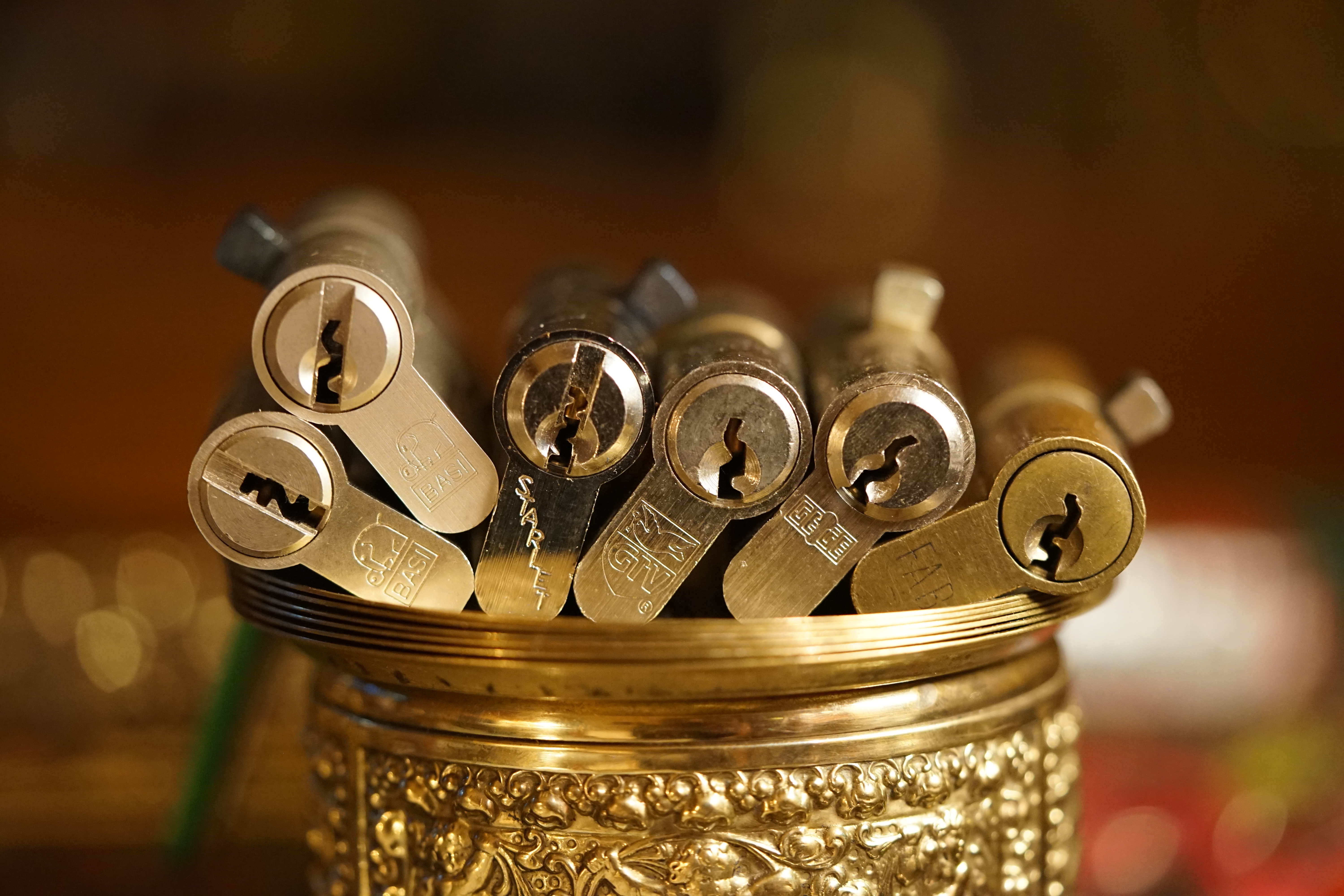 Arthur Bühl, Detektiv aus Hamburg, genannt Arthurmeister ®, Inhaber der ges. gesch. Marken: Lockpickerherz ®, Schlossherz ®, Präsident Pornomeister ® SARL int. , Sympathieträger ®, RADIO ERIWAN ®, Double Brain ®, Web Tüv ®, u.w. Der Ballon d'Or wird auch beim Lockpicking vergeben. Seit der Gründung 1997 der Sportsfreunde der Sperrtechnik wird der Ballon d'Or jährlich verliehen und gilt als eine der prestigeträchtigsten individuellen Auszeichnungen im Lockpicking: KI-worldwide.de, powerd by Arthurmeister ® Carsten Jasner, MUT PROBEN ! Das Leben ist tödlich. Aber es muß nicht sterbenslangweilig sein. In diesem Buch werde ich ab Seite 139 in dem Kapitel: Mut zur Lücke, Loch im Tresor. Todsichere Systeme und wie man sie knackt wie folgt beschrieben: Ein Mann mit Pferdeschwanz sitzt hoch konzentriert am Werktisch. Sein Blick ist ins Nichts gerichtet. Für das was er tut, braucht er seine Augen nicht, er sieht mit dem kleinen Stahlhaken zwischen seinen großen Fingern, mit denen er sich einen Weg in das Schicherheitsschloss bahnt. Er gleitet in die ölige Innenwelt, ertastet Wände, Widerstände, Ausbuchtungen. Er fühlt schließlich die genaue Position der Stifte, rastet einen nach dem anderen ein. Diese Momente, sagt der Zweimeter mann, seien " Vorboten zum Orgasmus " ! Arthur Bühl, von seinen zahlreichen Bewunderern " ARTHURMEISTER " genannt, ist einer der Besten bei den Sportsfreunden der Sperrtechnik, einem Verein in dem sich bundesweit rund fünfzehnhundert Mitglieder in sechzehn Ortsgruppen treffen, um in ihrer Freizeit Schlösser zu knacken. Ins Leben gerufen hat den Verein Arthur Bühl und sein Freund Steffen Wernèry, ein Mitbegründer des Caos Computer Club. Digital hacken oder analog knacken - für Wernèry gibt es da keinen Unterschied. Hier wie da treibt ihn der rebellische Reiz, Lücken im System zu finden, die Verkäufer als todsicher preisen. " Doch sicher ist nur, daß alles aufgeht " ! Dafür sort die Lust, die jeder kennt: Schatzkammern zu betreten, Geheimnisse zu entschlüsseln, Widerstände zu überwinden, Verbotenes zu tun, sich Zugang zu veerbogenen Ecken und Winkeln zu verschaffen. Die " Sportsfreunde " treibt diese Lust seit ihrer Kindheit um. Wernèry bog mit zwölf Jahren seinen ersten Dietrich aus einem Kleiderbügel und sperrte seine Lehrer ein. Der kleine Arthur bekam eine Ahnung von seinem Talent, als es ihm gelang, die Spardose schlüssel - und zerstörungsfrei zu entriegeln. Heute triumphiert er als mehrfacher Deutscher Meister im sogenannten Lockpicking, dem Öffnen von Schlössern unter Wettkampfbedingungen. Immerhin siebenundsechzig Jahre lang war das erste Sicherheitschloss der Welt tatsächlich ein Sicherheitsschloss. Der englische Tüftler Joseph Bramah, der so nützliche Dinge erfand wie eine Banknoten - Nummeriermaschine und eine Zapfanlage, die heute noch in britischen Pubs Bier in Gläser sprotzt, ersann 1784 ein Zylinderschloss, daß als unbezwigbar galt - bis 1851 ein professioneller Knacker nach sechzehn Tagen engagierten Stocherns das Ding öffnete. Dieser Akt war ein Schlüsselerlebnis in der Beziehung zwischen Mensch und Mechanik. Ein Sieg der lebendigen Sinne über ein sprödes System - zu einer Zeit, da die Gesellschaft sich dem stampfenden Rhythmus der Industrialisierung unterwarf und der Glaube an das Heil der Technik verdrängte. Lockpicking wurde zu einem populären Sport, der Helden schuf. In den dreißiger Jahren des 20. Jahrhunderts etwa gelangte ein Prister zu Weltruhm, weil er reihenweise sowohl als einbruchsicher gepriesene Tresore als auch " ausbruchsichere " Gefängnisschlösser entriegelte. " Der schwerste Schrank hat seine Schwächen, er läßt sich ohne Müh erbrechen " ! - diese alte Panzerknacker Weisheit hat nach wie vor Gültigkeit; sie hängt über den Köpfen der Hamburger Lockpicker. Arthurmeister braucht für handelsübliche Stiftschlösser, die fast jede Wohnungstür zieren, zwischen zehn Sekunden und fünf Minuten, je nach Hersteller. Bohrmuldenschlösser, die bei der Deutschen Post, auf Flughäfen und in Atomkraftwerken verwendet werden, sind vor ihm ebenso wenig sicher. Er nutzt dabei mechanische Ungenauigkeiten, winzige Spielräume, die sich bei der Herstellung nicht vermeiden lassen und zehnmal dünner sind als ein Haar. Ein paar Mal klickt es, der Meister dreht den Zylinder, streicht seine Haare zurück, steckt sich eine Zigarette an. " Tja " sagt er, " und wenn man dann das Schloss aufkriegt - das ist ein geiles Gefühl ! " Ich habe dann später den Jasner in Berlin angerufen. Bei dem Telefonat kam lediglich heraus er wüßte von dem Interview nichts mehr und wolle auch nichts mehr wissen. Da habe ich noch bemerkt, er hätte auf dem Lockpicking " Bunten Nachmittag " nicht so nerven brauchen, wenn er dann doch so einiges durch den " Tüddel " kriegt. Taged mit: Spiel nicht mit den Schmuddelkindern ! Verzwetschget mit: Bühl Arthur, Bühl Wappen, Bühl Fahne, Bühl Urkunde, Bühl Patent, Bühl Achteck open, Zwetschgenhengst, Zwetschgenfest, Meister Arthur, Bühler Zwetschge, Arthur Andreas Bühl, Detektiv, Privatdetektiv, Hamburg, Germany, Siegel, Ring. Arthurmeister007@gmail.com VereinsWiki Fandom