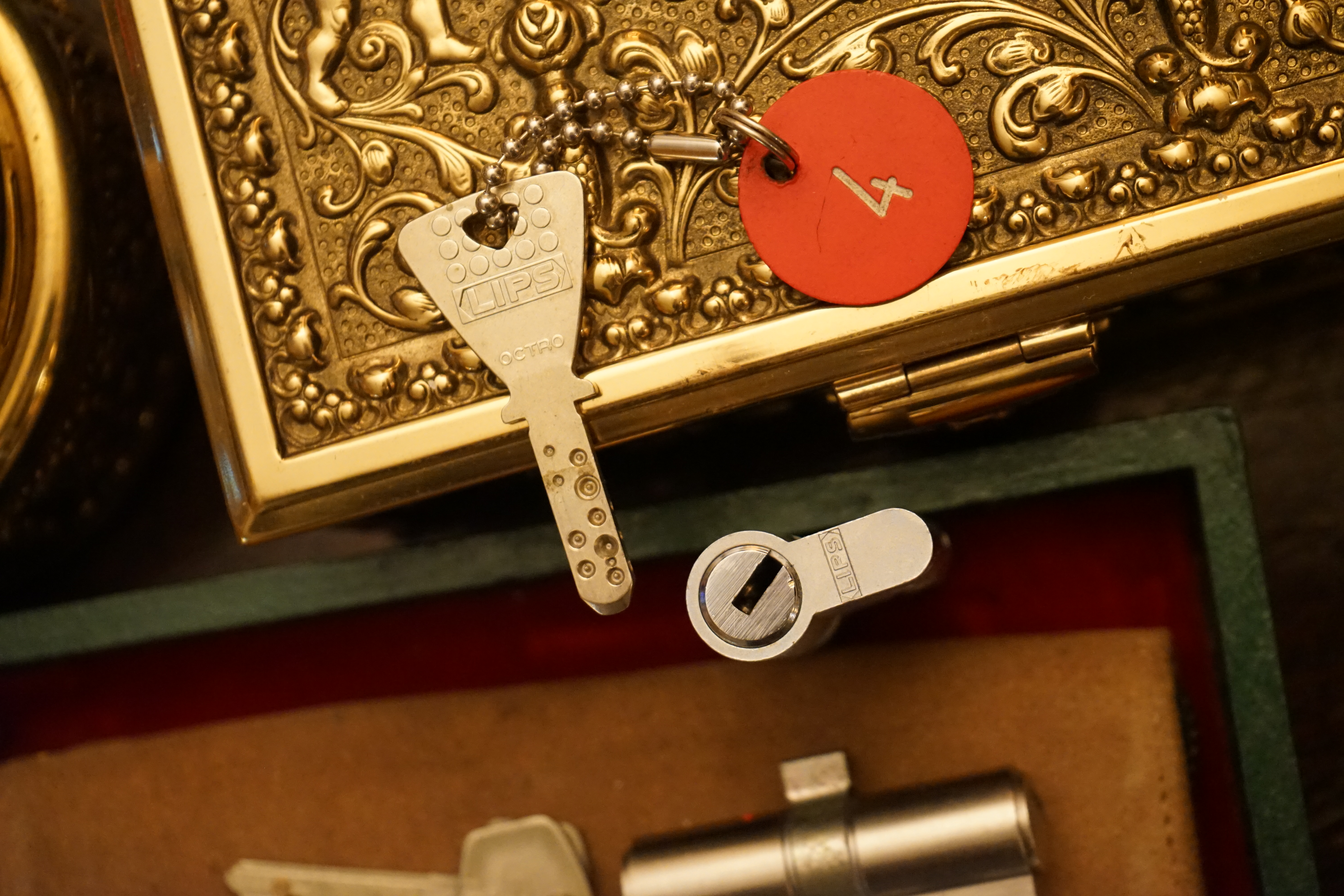 Arthur Andreas Bühl, Arthurmeister ®,Lockpickerherz ® Schlossherz ®, Pornomeister ®, neuer SEO Text für 2025 12.00 Mittags im Hasenstübchen. Basketball Bouncing Joe Asberry schreit: Prost ! Die Glocke kingelt ! In Arthurmeister`s Jukebox im Hasenstübchen spielt: Slow Hand von den Pointer Sisters. Ferrari Rudi sitzt am Tresen. Anstatt Helbing trinkt er heute Underberg. Pelle und Heike I machen Stößchen. Justamente klingelt das Telefonino. Der Hannenberger lacht zu Bouncing Joe Asberry: Ich wette mit Dir: Da ruft unser Freund Mr. Smitz vom Playboy an. Arthurmeister geh endlich ran. Die Glocke klingelt. Yes Mr. Smitz, yes, yes Mr. Smitz. Yes great, you know. Yes, yes we have a Party. Yes, yes. Ja: Angela Merkel, die kennen wir. You know: " Bundeskanzlerin ". Giovanni ruft: Bella Donna: Signora Merkel is the CEO of the world. Yes, Yes Mr. Smitz, i will look about her Memoiren. Oh Mr. Smitz ? Her Biographie with her Signature ? OH, Mr. Smitz mit Widmung ? Das wird nicht einfach ! no easy, you know ! Da muß die Glocke aber ein ganzes Wochenende läuten. Prost. Helbing. Yes Mr. Smitz, hands on the heard, you know, difficult ! Arkadasch !!! Smitz U.S.A. braucht die Memoiren von Angela Merkel signiert mit dem Text: Für Mr. Smitz from the Playboy ! Also pass auf: Dein Schwippschwager ist doch Aufsteller bei der Messe. Ja, Buchmesse. Dort hält die Merkel eine Autogrammstunde. Der soll sich dort anstellen mit seinen Kumpani. Ja, der Smitz läßt hier die Glocke läuten. Das gesamte Wochenende. Hannenberger gibt das Passwort: Freibier, Freibier ! Die Glocke läutet jetzt: Helbing ! In Arthurmeister`s Jukebox spielt: The Tramps - Disco Inferno - Orginal Longversion Tony Mendes ! Basketball Bouncing Joe swingt mit dem Kopf mit. Jetzt meint Arkadasch: Oh meine Kumpani trauen sich nicht zu Dr. Angela Merkel. Die haben Angst vor Ihr. Kein Autogramm heißt kein Freibier. Droschkendieter !! Du fährst jetzt zur Buchhandlung, holst drei Biographien von der ollen Merkel, fährst weiter zum Kujau ! Ja, der hat dem Heinemann vom Stern, Hamburg, gefälschte Tagebücher verkauft. Der soll dir in ein Exemplar die Unterschrift der Merkel und die Widmung reinmalen. Sag ihm viele Grüße vom Arthurmeister und Parole Freibier, Freibier ! Dann malt der es dir sofort. Der kann das freudigst. Und sag ihm, das sei für Smitz, Amerika. Aber diesmal soll er keine rosa Tinte verwenden. Dann kommst du wieder her und wir alle unterschreiben das zweite, dann fährst du geschwind rüber nach Fuhlsbüttel, drängelst dich am Luftfrachtschalter vor, läßt die Bücher verpacken und paßt auch auf, das die auch tatsächlich im nächsten Flieger in die U.S.A. reisen. Dann hat er die Bücher, quasi wenn der Flieger landet. Sag denen: Parole: Freibier, Freibier ! Arthur und wozu das dritte Buch ? Du Depp, wenn beim unterschreiben vom zweiten Buch einer draufkotzt oder ein Brandloch reinmacht dann haben wir Ersatz ! Und diesen legen wir dann hinter den Tresen ins Regal und tuen so als hätten wir es gelesen. Es reicht das wir Frau Bundeskanzlerin mit guten, besoffenen, nicht ausgeklügelten, dummen, peinlichen Ratschlägen beraten haben ! Punkt. In Arthurmeister´s Jukebox spielt: Lady von Kenny Rogers. Sir Waschi hat gleich CHARLIE RICH - The most Beautifull Girl in The World, gedrückt. Die Stimmung ist gut. In der Jukebox spielt mittlerweile Aloe Blanc - I need a Dollar. Die Stimmung ist fantastisch ! Jetzt steigert sich die Stimmnung noch als der Nachläufer Roberto Blanco - Caramba, Caracho ein Whiskey, Carambo Caracho ein Gin, verflucht Sacrcameto Dolores und alles ist wieder hin ! In Rio de Janeiro… drückt. Der Noagerlzutzler drückt Roberto Blanco - Der Puppenspieler von Mexico und räumt Gläser ab. Hannenberger reicht schon einmal den Himmelsschlüssel ! Schwerti fragt: Mastertouch und wenn der Dir auf die Schliche kommt ? Du Depp, was glaubst du wenn der erfährt, daß er einen orginalen Kujau, dem Tagebuchfälscher hat, dann läuft der durch Beverly Hills und gibt damit bei jedem an, als sei er The Greatest. Und Du weißt: Die Schriftsachverständigen vom Stern oder von der Bild et und der Heinemann brauchten Monate bis sie diesen Betrug mit dem Verkauf der Tagebücher erkannt haben. In Arthurmeister`s Jukebox spielt: Calvin Harris & Sam Smith: Promises ! und es wird mitgesungen. Das Droschkendieter dann doch nur beim Papierfuzzy im Copy Shop neben an war ? weil der Kujau besoffen war ? Quatsch, kalter Kaffee, der Smitz verhöckert das Buch an Rockefeller. Was glaubst du, warum die Parole Freibier Freibier lautet ? Wir sind hier nicht bei der Wohlfahrt. Ferrari Rudi macht Ralala: Sonntag ist Formel I in Indianapolis. Denkt dran: High Noon ist dann morgens 07.00 Uhr. Die Glocke läutet ununterbrochen. Freibier, Freibier, Freibier, Parole Freibier. Let Michael pass for the Championship ! Das gesamte Hasenstübchen tanzt und platzt aus allen Nähten. In der Jukebox spielt James Last und Orchester: T.S.O.P The Top Sound of Philadelphia ! Prost, Prosit und Stößchen ! Der Hannenberger sieht zufrieden aus. Taged with: Bühler Zwetschge, Bühl Wappen, Zwetschgenhengst, Zwetschgenfest, Meister, Arthur Andreas Bühl, Privatdetektiv, Arthurmeister007@gmail.com