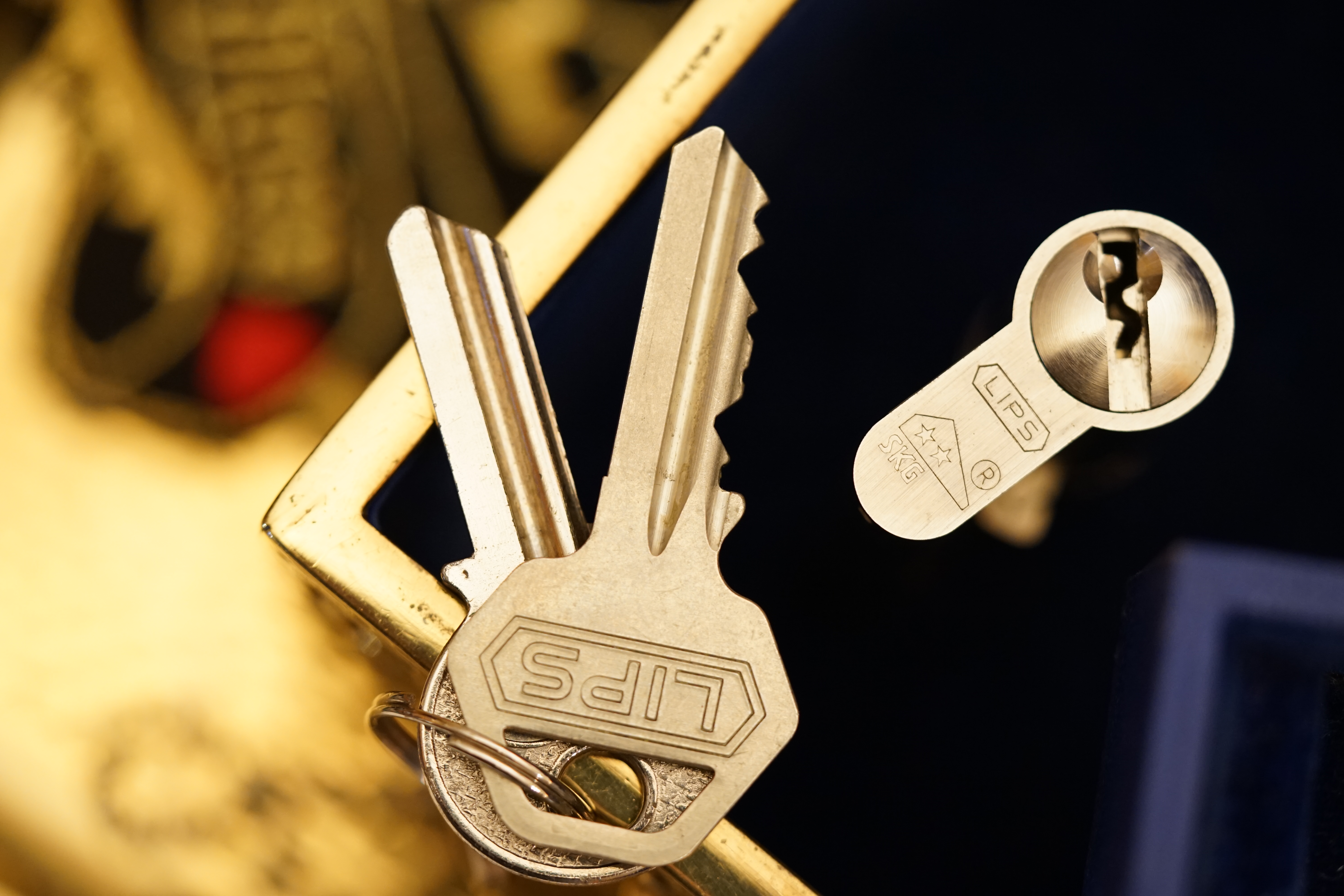 ♥ 𝔄𝔯𝔱𝔥𝔲𝔯 𝔅ü𝔥𝔩, 𝔄𝔯𝔱𝔥𝔲𝔯𝔪𝔢𝔦𝔰𝔱𝔢𝔯® Arthur Andreas Bühl, Made in Germany, born 1961, ist mehrfacher Deutscher Meister im Lockpicking. In dem Magazin WIRED wird er als " Master of the Universe " betitelt. Im Hasenstübchen stellt er seinen Leporello " Der Aufmacher ", vor und telefoniert mit Mr. Smitz, Beverly Hills from the News Paper PLAYBOY, USA. No, Mr. Smitz, the E - Mail is not Parole Emil, the E - Mail is called: PAROLE E-Mail.com. Mr. Smitz is laughing ! Take the romantic move. Yes, Mr. Smitz, with every beat of your heart. You know Engelbert ? Mr. Humperdinck ! This is the favorite song from Friede Springer from the BILD et, You know ? Arthurmeister`s Jukebox, YouTube, spielt Pointer Sisters: Slow Hand. Der Noagerlzutzler, der Scholischek und Raucher am Stammtisch können keine Padlocks öffnen. Deshalb müssen diese Spitzbuben an den Tresen. Die Glocke wird geläutet. Arthurmeister brüllt " OFFEN " ! Die Jukebox spielt jetzt Ina Müller - Dörp Reggae. Arthurmeister und Joe Asberry, der alte Basketballer von der NBA, stoßen miteinander an. Stößchen ! Stößchen schreit Martinameisterin. Santa Maria ! Tante Martina ! Mittlerweile spielt in der Jukebox Engelbert: A man without love. Die Stimmung steigt. Die KI in der Jukebox, der Rock - Ola, spielt nacheinander: Joy Flemming, Ata Canani, Deutsche Freunde, natürlich auch Cem Karaca und die Kanaken, Mein deutscher Freund, Alle Menschen dieser Erde. Nina Hagen spielt African Reggae, UB 40 - spielt Kingston Town. Jan Delay ist mit Irgendwie, Irgendwo, Irgendwann, Live und die BeeGees mit How deep is your love, dabei. Eddy Holman, Hey there lonely girl, bei Pink Floyd und bei den The Doors, Riders on the Storm tanzen die Gäste. Heike I drückt Harold Melvin & the Blue Notes This love I lost. T.S.O.P. The Sound Of Philadelphia und Hildegard Knef mit - Der alte Wolf, bringen die Menge zum kochen. Pelle dröhnt: Marmor Stein und Eisen bricht. Die Affen rasen durch den Wald. Die Five Tops: Warte auf das Glück, Kenny Rogers - You decorated my life, Reinhard Fendrich - Strada del sole, Sammy Davis jr. mit Mr. Bojangles live in Germany und Teddy Pendergrass - Turn off the lights sowie Julio Iglesias mit Diana Ross - All of you, bringt die Meute weiter zum toben. Die Polizei drückt Empire of the Sun - We are the people. Helen Ready singt Angie Baby. Bei Element of Crime steigert sich die Ekstase vom Mittelpunkt der Welt über die Straßenbahn des Todes zu Am Ende denk ich immer nur an Dich. Die Love Story - Andy Williams, ABBA mit Hasta Manana, runden die Sache ab. Hannenberger schmeißt bei Roger Whittaker - Abschied ist ein scharfes Schwert, alle RAUS ! Morgen ist 11 Uhr High NOON ! Dänen lügen nicht. ♥ Verschlagwortet mit: Arthur Bühl, Arthurmeister® Arthur ♥ Schwäbischer Hengst, Buhl, Zwetschgen Heini, Artur, Buehl er, Zwetschge, Made in Germany, Born 1961, Sympathieträger, Google Earth, Mittelpunkt der Welt, Pflaumen, Arkadasch, Datschi, ♥ Martinameisterin, Cartomanze, Scholischek, " HIGH NOON ! ", ♥ ♥ Vokuhila ♥ Parole Emil !