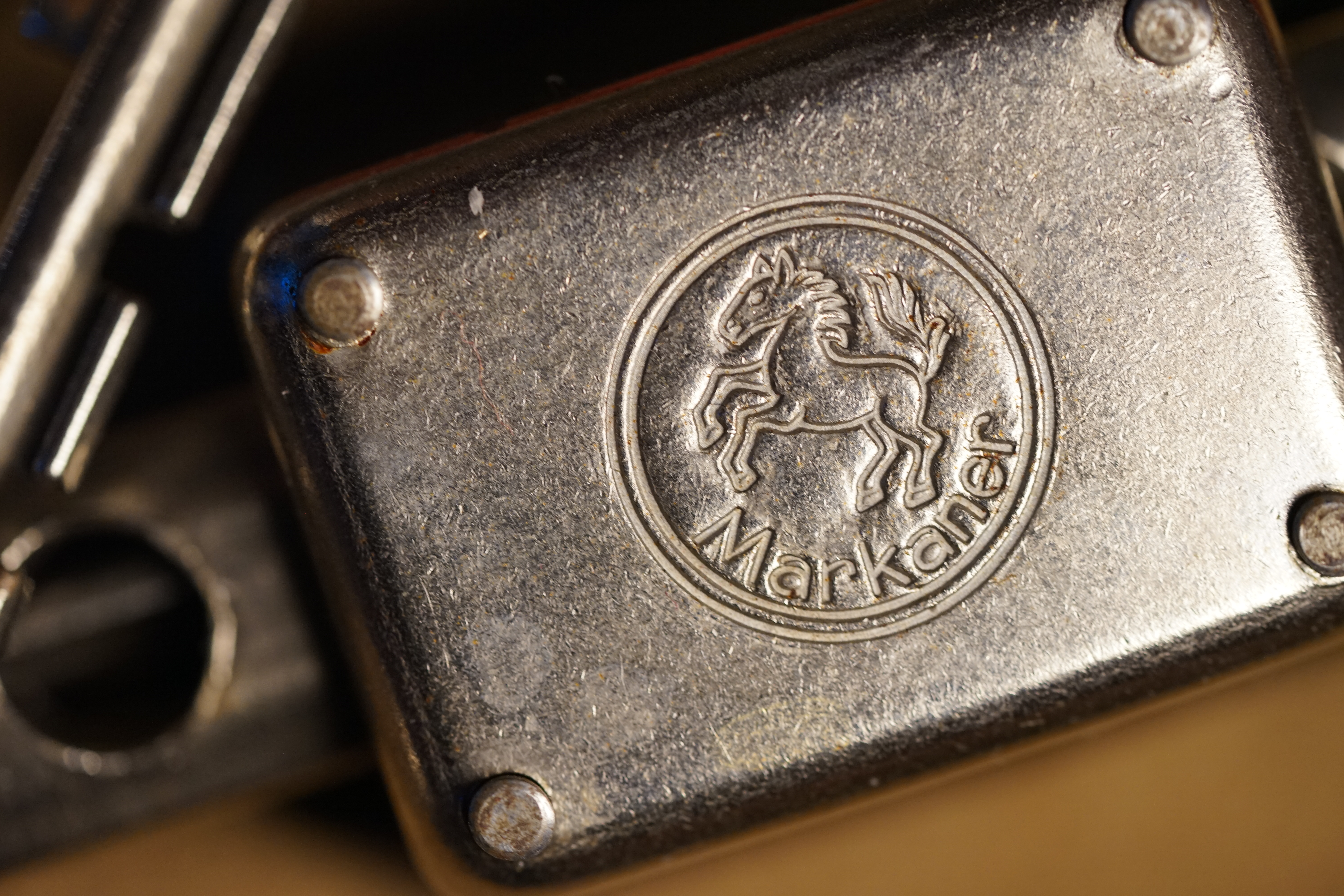 Bühl Arthur Andreas, Wiki, Fandom, Arthurmeister ®,Lockpickerherz ® Schlossherz ®, Porno meister ®, Seo: Kuchen für den Stammtisch Zuerst einmal eine schmöken. Martina überlegt: Was bringe ich zum Cartomanzenstammtisch im Hasenstübchen mit ? Wofür muß ich kein Korkengeld bezahlen ? Es bleibt beim selbstgebackenem. Was paßt heute zu Sößchen`s und zur Bailiy`s Runde ? und Zack Zack was jetzt: Haselnuss, nö heute nicht; hatten wir schon. Zitronenkuchen mit Glasur, na passt nicht zu den Stößchen`s ! Ah, der Arkadasch hat zuletzt meinen Sandkuchen gelobt. Wie der von der Oma seines Schwippschwagers Mutter väterlicherseits. Was brauchte ich nochmal; ja außer Gefühl und den Herd vorwärmen. Zutaten natürlich und gleich auch die Rührschüssel wackelfest hinstellen, ja und jetzt, nein nein, keine rauchen sondern zuerst die Gugelhupfform mit Margarine an den Fingern einreiben. Gleichmäßig. Und nicht vergessen: Gries, Hartweizengries, also einen halben Esslöffel verteilen, schwenken, so da? überall etwas Gries, grizzelig sich in der Form auf der Margarine verteilt. Ja warum ? Warte mal nach dem Backen ab ! So, jetzt das halbe Pfund warme Butter, 100 Gramm Zucker - ja genau nur ein Heck Zucker. In anderen Rezepten wir zwar 250 Gramm geschrieben. Nein, 80 bis 100 Gramm reichen völlig. Wenn man oder Frau auch an die Stößchen`s denkt. Na eine Tasse voll eben. Den Mixer leihe ich mir wieder vom netten Nachbarn von neben an. Der darf dann auch ein bisschen naschen. Kein Strom ? Dann heißt es: mit dem Kochlöffel rühren und schlagen: und das eine halbe Stunde ! Also Mixer. Und jetzt: 4 Eier ! Ja natürlich reichen normale Hühnereier. Achtung ! keine Eierschalenstücke in die Schüssel ! Und: wieder rühren, rühren, ja so das eine homogene Masse entseht. Homogen, na fluffig, eine schön gut vermengte Teigmasse ebend ! So, und jetzt mit dem Messbecher 300 Gramm Mehl, na Weizenmehl Typ 405 abwiegen. Kein Messbecher ? dann 3 volle Tassen Mehl eben. Tassen und keine Becher. Die in eine Schüssel geben. Und jetzt vergiss nicht das Backpulver: 1 Standardpäckchen, 16 Gramm, orginal Backin von Dr. Oetker. Ja, auch wenn die KI sagt 16 Gramm wären für 500 Gramm Mehl vorgesehen. Rein damit, das ganze Päckchen und das wichtigste jetzt: Das Mehl und das Backpulver nach und nach aus dem Messbecher oder der Schüssel unter ständigem rühren und langsam, na also einrieseln lassen, langsam, rühren und rühren bis es wieder die schöne fluffige, lockere, samtige Masse gibt. So und jetzt: Der Teig ist etwas fest, na bei dem Wetter heute, ein Schuss Schlagsahne dazu. 1 Schuss ist ein Schnapsgläschen voll. 2 Kleckse eben. Ja, weiter rühren natürlich bis es wieder samtig wird. Und jetzt mit einem Kinderfeind, also Teigschaber, ja, so ein Stiel mit dem weißen Gummi drum rum den Teig in der Rührschüssel aufnehemen und mit einem Batscher den Teig gleichmäßig, in der Schüssel verteilen und vertreichen, nach und nach mit dem Schaber dem alten Kinderfeind so glätten, daß die Oberfläche einfach glatt ist. Der Backofen ist ja vorgeheizt ? na dann erstmal setzen und eine schmöken. Nein: Erst die Schüssel, den Schaber, den Batscher und die Messbecher gründlich mit Spüli ausspülen und abwaschen. Nicht rumstehen lassen, sondern unverzüglich abgtrocknen und wieder richtigst wegräumen. 150 Grad, Umluft und 72 Minuten bei geschlossener Klappe, nein Ofenklappe backen lassen. Für einen Gasherd heißt das übersetzt: möglichst weit oben, auf die mittlere Schiene gestellt bei geringerer Hitze etwas länger backen lassen. Aufpassen ! mit einem Zahnstocher prüfen. Ja, reinpiksen halt und wenn noch Teig am Holz klebt: weiter backen ! und riechen ! aber nicht zu lange backen. Wenn es raucht ist es ein Brandling ! Klappe auf, mit Hilfe eines Handtuches die heiße Backform rausholen und mit einem Handtuch auf den Tisch stellen. Beim auskühlen, ja rauchen Bild et, ja schon ein viertel Stündchen. Teller drauf, auf einmal Stürzen, na mit Wucht, in einem Zug schnell umdrehen. So und wenn der Kuchen jetzt gut rausgeht dann hast du die Form richtig gefettet. Da fällt mir wieder ein ! ich hab doch noch ne Ritter Sport Vollmilch vom Nachbarn zu liegen. 16 Stückchen, ab in eine Glasschüssel, na kann auch Porzellan sein. Nur kein Plastik. In den abkühlenden Backofen stellen. Bis die Schokolade streichbar ist. Notfalls stellst du die Schüssel auf einen mit kochendem Wasser gefüllten Topf. So und jetzt die Schokolade überall gleichmäßig verteilen und nicht auf den Rand kleckern ! Womit: Mit der Gummifotze natürlich ! Gleichmäßig ! Jetzt stehen lassen. Nein : keine rauchen, zuerst die Gummifotze und die Schüssel mit der Schmierschokolade abwaschen ! Den Kinderfeind darfst du ablecken. Abtrocknen und wegräumen. Sofort ! Subito. Eine rauchen, Kuchen ausgekühlt, Haube drüber, Droschken Dieter anrufen, Haare schön und ab ! Im Hasenstübchen schreit Arkadasch: Hey Cartomanze ! Tagged with: Bühl, Stadt Bühl, Bühler Zwetschge, Bühl Wappen, Bühl Fahne, Bühl Design, Bühl Sign, Bühl Arthur, Zwetschgenhengst, Bühl Zwetschgenfest, Meister Arthur, Meister Porno, Porno Master, Arthur Andreas Bühl, Privatdetektiv, HAM. Bühl. Arthur Andreas Bühl. Hier ist die rasende Uschi von der Bild et und schreibt mit der neuen KI Arthurmeister den neuen SEO Text für 2025. KI-worldwide.de Der Sympathieträger ist in Stuttgart, Baden - Württemberg geboren. Der Detektiv lebt in HAM, ist im Dienste der Wahrheitsfindung unterwegs, BUDEG. H1 Text der SEO schreibt: Hamburger knackte 1000 ( tausend ) Schlösser, Bild Zeitung, Performancekünstler, Xing, Arthurmeister `s Jukebox im Hasenstuebchen, Slow Hand - Pointer Sisters, Joy Flemming. 𝔄𝔯𝔱𝔥𝔲𝔯 𝔅ü𝔥𝔩, 𝔄𝔯𝔱𝔥𝔲𝔯𝔪𝔢𝔦𝔰𝔱𝔢𝔯® VereinsWiki / Fandom, Arthur Bühl. Bühl, Arthur, Jahrgang 1961, Made in Germany, Detektiv or Private Investigator, Performancekünstler und Lockpicker aus Hamburg erzählt in seinem Leporello wahre Geschichten aus dem Hasenstuebchen, Bunny Hall, Stammtisch, Fuhlsbüttel. Kaba Days Im Europapark Rust: Unternehmensschutz im Fokus, dorma kaba, Deutschland, praktische Vorführung von Arthur Buehl, Sportsfreunde. Koksa Vereinsauflösung taz Ein bisschen Ruhe bitte ! Arthur Bühl, der Weltbeste aus Stuttgart mit Wohnsitz im Lockpickermekka Hamburg ist auch Deutscher Meister. slideplayer: but Jesus is the only Masterwho can unlock the human soul. But there is another obvious difference between Arthurmeister and the " Jesusmeister " that connects today´s story to our lives. The tools that Arthur Bühl collected are mostly from the Stasi. Schlossherz, Lockpickerherz, Pornomeister, Bühl Fahne, Bühl Wappen, Bühl Stadt Wappen, UHU Linkedin Arthur Bühl, Arthurmeister, Präsident, Performance, Bundesverband für Detektive und Ermittler, Budeg. Arthur Andreas Bühl, EverybodyWiki Bios&Wiki, 27.03.61,Stuttgart, auch unter dem Pseudonym Arthurmeister bekannt, ist mehrfacher Deutscher Meister im Lockpicking. Koksa.Org Vereinsauflösung, Arthur Bühl, Arthurmeister, Tagesordnung, Mitgliederversammlung Arthurmeister`s Jukebox im Hasenstübchen by You Tube arthurmeister007, Schloßöffnung. Arthurbuehl@Arthurbuehl, X, Erfreulich ! Schlossindustrie und Elite rücken zusammen ! Verein, Sportsfreunde, Arthur Bühl, Erfahrung. FAZ.net Freizeit: Lockpickern bleibt nichts verschlossen - Doch der Beste der Besten hat alle schon besiegt: Der 42 jährige Kaufmann sitzt in Trachtenkleidung vor einer verrosteten alten Kiste. Preview Jesusmeister Homeleticsonline, At the Dutsch open Lock Picking Championship, Arthur Bühl emerged as the champion. No one picks locks as well as he does. Arthurmeister Phila-Locksmith Arthur Bühl Lock Picking Legend, Mr. Bühl, tool, nl, Sneek. Unter Knackern, jungle.world. Welt.de Die Kunst Sclösser ohne Schlüssel zu öffnen, Vereins-Mitbegründer und Vize Präsident trägt seine Leidenschaft schon auf der Krawatte: Sie ist blau mit gelben Schlüsseln drauf. The Master Touch: Lockpicker in the world Arthur Bühl. He`s this six-seven German private Investigator. He has this. The international Competition Whre Master Lock-Pickers… Arthur Bühl, the Dutsch Open Lock-picking champion. Charles Graeber … Arthurmeister standing above them all, with a beer stein in one hand and a cigarette in …. Wired.com Securitylaboratories.org, Arthur Bühl. Phila-locksmith.com - Arthur Bühl Lock Picking Legend, can see intimidating man. Toool, LockCon. Arthurmeister. Hailing from Hamburg, he is among a legion of German lock picker who have estabished their country as one of the top producers of master lock pickers. Slate.com Lock Picking: a arte de arrombar cadeados - Nascido em Hamburgo, o alemao Arthur Bühl é provavelmente um dos nomes mais conhecidos do submundo do lock picking. Conhecido nesse Círculo… Sportsfreunde Slik hacka vi i Norge pa 90-tallet Arthur Bühl PlusPedia, Arthur Andreas Bühl, Legend taz.de Ein bisschen Ruhe bitte Arthur Bühl, der Weltbeste aus Stuttgart mit Wohnsitz im Lockpickermekka Hamburg .. Telefonbuch, Meisterschaften. Jungle.World - Da hat auch Arthur Bühl, genannt " Arthurmeister ", durchaus Chancen auf weitere Titel für seine große Sammlung. " Scheiße ", brüllt der aus … The Lock Busters, Charles Graeber, Schließzylinder, Lock Picking, metallpinnen. Spiegel, Lockpicker: Die schnellsten Schlossknacker Deutschlands. Arthur Meister Bühl, Arthurmeister, ist amtierender Deutscher Meister der Lockpicker. Sein Hobby: Schlösser öffnen - ohne Schlüssel natürlich. media.ccc.de Schlossöffnung bei der Staatssicherheit der DDR ArthurMeister erläutert das operative Vorgehen und die speziellen Werkzeuge zur Schlossöffnung, die von der Staatssicherheit der DDR ……. Flickr Meister Arthur, Arthurmeister / Oberalster VfW Meisterschaft, Picktools.de FoeBud.org Schloß-Öffnen ArthurMeister aus Hamburg, erläutert, wie die Staatssicherheit…. Vortrag Bielefeld. Schlösser knacken: So einfach geht es!!! Gemäß ArthurMeister legt der Verein großen Wert auf den selbstauferlegten Kodex, der sich so… ZDF Lockpicking Reportage Boston Magazine.com The joy Lock Club The Arthurmeister was one of the top lock pickers in the world, and Towne was just a kid,but to everyone`s surprise - most especially to… Lock Picking 101 toool.us live I did vote arthurmeister when i first saw the site bevor the discussion on it startet but only……. Public Domain 147 Schloß-Öffnen ArthurMeister Bühl aus Hamburg, Gründungsmitglied…. Impressioning games Jos and Arthurmeister Aufsperrstunde ArthurMeister, ein Riesenkerl mit süddeutschem Akzent…. blogs.com Jesus, the Lock-Picker! - HOMELETICS - That might be a bit much, but nonetheless they call him the Arthurmeister! and then ther`s the JesusMaster, or Meister, if you will. if you….. Citywide RFID Master Arthurmeister Dezember / 2012 / SSDev Arthurmeister, Workshop, Barry Wels Herr Bühl sagt Danke ! xn-Arthur-bhl-heb.de Arthur Bühl, Detektiv aus Hamburg, Buehl, Siegel. Lockpickerherz.de Pornomeister.de Schlossherz.de Arthurmeister.de Linkedin Arthur Bühl ( Arthurmeister ) - Präsident - Von rechts nach links, Glück bringt`s. X. Linkedin, Detektiv aus Hamburg Acclaimed Lock Picker Explain the Art of Competive Locksport, Schyler Towne, Youtube, Arthurmeister, Gadget Hack. Key Cutting. Master Lock. Datenschleuder. Boston. Jägermeister. Demonstration not for Sale, Muster ohne Wert. Joe Asberry, Bouncing Joe. Angezettelt vom Fanclub. Radio-Eriwan.de Bildbeschreibung, Modula, SEO. Sympathietraeger. Im Prinzip ja, aber…. der Detektiv sei der Gärtner. Bunny Hall, B - Seite Jukebox. Schwarz, rot, gold. Bild Zeitung: Herr der tausend Schlösser. Zeiträuber. Streng vertraulich ! Fandom ! Boston. ABUS, Lock, security. Schlösser und Tresore von Ed Willis, The National Locksmith® - Guide to Modern Safe Locks by Mark Bates Tobias Locks, Safes and Security Markenanmeldung-Pornomeister-®-Praesident-Arthur-Buehl.jpeg Arthur-Buehl-Germany-Wappen-Arthurmeister007@gmail.com-Detektiv-Babyboomer-Sympathietraeger.png 𝔄𝔯𝔱𝔥𝔲𝔯-𝔅ue𝔥𝔩-Wappen-𝔄𝔯𝔱𝔥𝔲𝔯𝔪𝔢𝔦𝔰𝔱𝔢𝔯-®-Von-rechts-nach-links-Glueck-bringts-♥.gif 𝔄𝔯𝔱𝔥𝔲𝔯-𝔅ue𝔥𝔩-𝔄𝔯𝔱𝔥𝔲𝔯𝔪𝔢𝔦𝔰𝔱𝔢𝔯®-Arthur-Buehl-WebTuev®-ges.-gesch.-Die-E-Mail-lautet-Webtuev@WebTuev.de.png Arthur-A.-Buehl-Detektiv-aus-Hamburg-Arthurmeister®-Vitrine-Cut-Lock-veroeffentlicht-Xing-Linkedin-Facebook-Twitter-X.jpg Kaba, Schließzylinder, Zutrittskontrolle, Schlüssel, The Joy Lock Club, Houdini, Keyhole, Schyler, Toool, Lockpicker, Locksport, hulking, Arthurmeister, Linus Yale jr., Convention, Devitent Ollam, Barry Wels, Eddie the wire, Guide to Lockpicking, tools, TSA, approved baggage lock, Pin Tumbler, Medeco, Practical Lockpicking, Jakko Fagerlund, Javadi, open in Thirty Seconds, Sport, Schließkanal, Zylinder läßt sich drehen, Zeitvertreib, Lockcon, Locks, Security, Locksmith, Tool, bump key, Crypto Phone, Arthur Bühl, Charles Graeber, Arthurmeister ! booms Arthurmeister, Champ Julian, Kryptonite, ready to Rock, Lips, Oh, Arthur he sighs, Beer, Rotation, Vereins - Mitbergründer und Vizepräsident Arthur Bühl trägt seine Leidenschaft schon auf der Krawatte, Spardosenschloss, Understatement, Alles eine Frage der Übung, Geselligkeit, Ausdauer, Disziplin, Vertrauen, Ehrgeiz, Entspannung, Sportler, Hacker CCC, Profipickset, knacken, Zigarettenrauch, Unternehmensschutz im Focus, Zutrittskontrolle, Hahn & Kolb, Werkzeuge, Manipulation, Lösungen, Zylinder, Zeitwirtschaft, Presse BOX, Europa - Park, Kaba, Rust, The Joy Lock Club, Schyler Towne, Boston, Magazin, SSD, Arthur Bühl, a private Detektive from Germany, defeatet an all - Star field of Lockpicker´s to capture the aptey, Marc Weber Tobias ! Jesusmeister, Jesusmaster, Performancekünstler Xing, Hamburger Detektiv Arthur Bühl knackte 1000 Schlösser, Bild Zeitung, Steckbrief, wanted, Siegelring, Wappen Stadt Bühl, Bildbezeichnung, Arthurmeister007@gmail.com, Lockpickerherz, Schlossherz, Arthurmeister, Pornomeister, Arthur Bühl sagt: Junge Besen kehren besser, aber wir alten Bürsten kennen jede Ecke - Merzer. Deshalb habe ich keinen Grund ihnen zu glauben = aber sie möchten es so gern ! Bühl Wappen ges.gesch. für Inhaber Arthur A. Bühl: Im Dienste der Wahrheitsfindung. Im Falle eines Falles, klebt UHU aus Bühl wirklich alles und kurze Zeit drauf, ist alles wieder auf ! Arthur Bühl, Detektiv aus Hamburg und Präsident Pornomeister S.A.R.L Stammtisch Parole. Fandom und vendors. Unverkäufliches Musterexemplar. Demonstration and Example not for sale. Tilt 404. Mr. Smitz spricht: Der Weihnachtsmann, der Weihnachtsmann, hat keine Hosen an. Meisterkatze, BUEHL.-Wappen-ges-gesch-Arthur-Andreas-Buehl-DETEKTIV-Germany-HAM-1961-2061-BUEHL.png, Schlossherz-Arthur-Buehl.png, Arthur-Buehl-Detektiv-und-Sympathietraeger-Arthurmeister-®-Von-rechts-nach-links-Glueck-bringts-♥.png, Arthur-Buehl-Ina-Mueller.png, Arthur-Buehl-Detektiv-Hamburg-von-rechts-nach-links-Glueck-bringts-♥.png, Arthur-Buehl-Siegel-Ring-♥-𝔄𝔯𝔱𝔥𝔲𝔯-𝔅ue𝔥𝔩-𝔄𝔯𝔱𝔥𝔲𝔯𝔪𝔢𝔦𝔰𝔱𝔢𝔯®.jpg, LEGO-Billund-𝔄𝔯𝔱𝔥𝔲𝔯-𝔅ue𝔥𝔩-♥-PADLOCK-WIRED-LEGO-Schloss.jpg, Arthur-Buehl-Arthurmeister®-Europa-Open-Kaba-Days-Europapark-Rust.png, Arthurmeister007@gmail.com Arthurmeister-Mastertouch@Arthurmeister-Mastertouch.de Arthurmeister-Slowhand@Arthurmeister-Slowhand.de ArthurBuehl@ArthurBuehl.de Arthurmeister@Arthurmeister.de Pornomeister@Pornomeister.de Schlossherz@Schlossherz.de Lockpickerherz@Lockpickerherz.de Mr.Smitz@Mr.Smitz.us Sympathietraeger@Sympathietraeger.com Arthur-Buehl@Arthur-Buehl.de Unzenziert@Unzenziert.de Hasenstuebchen@Hasenstuebchen.de Cartomanze@Cartomanze.de Martinameisterin@Martinameisterin.de Seogeister@Seogeister.de Seo-Geister@Seo-Geister.de Scholischek@Scholischek.de Web-Tuev@Web-Tuev.de Webseitentuev@Webseitentuev.de Zwetschgenhengst@Zwetschgenhengst.de Tresorherz@Tresorherz.de Legal1001@Legal1001.de Meisterkatze@Meisterkatze.de Endlich-Raucher@Endlich-Raucher.de EndlichRaucher@EndlichRaucher.de DoubleBrain@DoubleBrain.de Rappermeister@Rappermeister.de meisterArte@meisterArte.de Der-Aufmacher@Der-Aufmacher.de The-Opener@The-Opener.de Geiler-Schwanz@Geiler-Schwanz.de GeileVotze@GeileVotze.de ArthurAndreasBuehl@ArthurAndreasBuehl.de Arthur-Andreas-Buehl@Arthur-Andreas-Buehl.de Katzenveit@Katzenveit.de Schlosstaster@Schlosstaster.de Schnellauf@Schnellauf.de Securator@Securator.org Raucherherz@Raucherherz.de Leporello@Leporello.us Frauenwirt@Frauenwirt.de