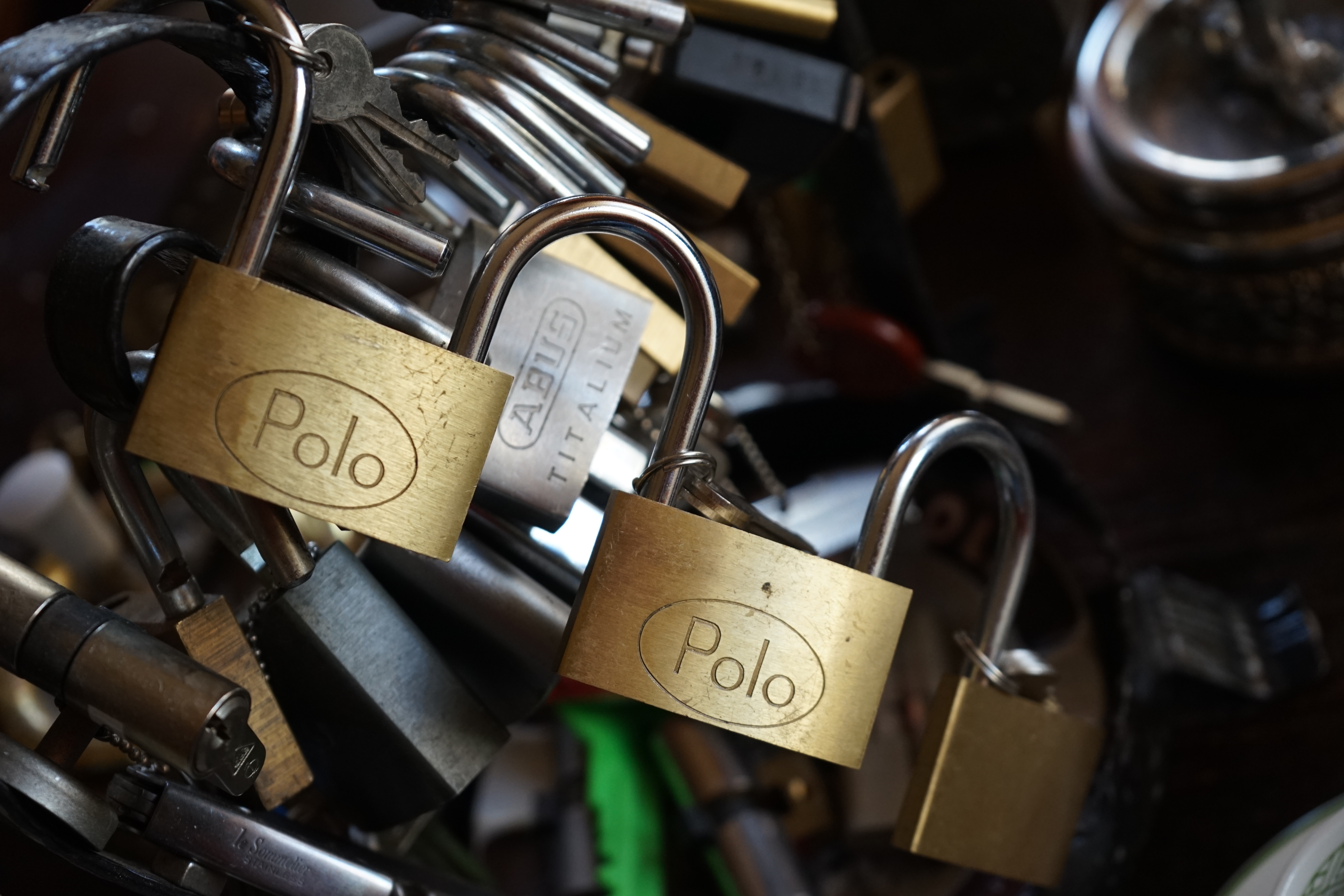 Arthur Bühl, Arthurmeister, Bühl Wappen Der Sympathieträger ist in Stuttgart, Baden - Württemberg geboren. Der Detektiv lebt in HAM. H1 Text der SEO gibt Texte aus Arthurmeister`s Leporello frei. 𝔄𝔯𝔱𝔥𝔲𝔯 𝔅ü𝔥𝔩, 𝔄𝔯𝔱𝔥𝔲𝔯𝔪𝔢𝔦𝔰𝔱𝔢𝔯 Bühl, Arthur, Jahrgang 1961, Made in Germany, Babyboomer, Detektiv or Private Investigator how Mr. Smitz from the PLAYBOY, Beverly Hills, say`s. Yes Mr. Smitz i will send you the Photo Arthurmeister`s F 1, Jacket for your LeporelloUS. to your E - Mail Mr.Smitz@Mr.Smitz.us. Ok, Mr. Smitz. Mr. Smitz do you know what Google Earth is ? Take BÜHL Arthur, only by Google Earth, you know ? have done it ? Yes Google will show you my Panel superfast. Cool, Arthurmeister, cool. Yes Mr. Smitz, this can i do for you too ! Yes with SEO. Yes, yes, i have Arkadasch erklärt, sein Erikli pasta is not so genial. Der beste Zwetschgenkuchen, you know plum tart, is from the Stadt Bühl. Not laughing in the USA. Bühl is a City like my Name. And the People in this City called it: Zwetschgendatschi ! you know. This is the world best plumcake. Yes Datschi. Yes, Stadt Bühl is near Baden - Baden, the Casino, you know ! Yes. Baden-Württemberg. You must know there is since 1927 the traditionell Zwetschgenfest. And there ist the Zwetschgenkönigin ! Mr. Smitz, my Ur Ur Ur Ur Grandfather is born in Bühl. My Great Grand Grand Mother where also born in the town Bühl. Their profession was Zwetschgenpicker. Not Lockpicker, Zwetschgen / Plum Picker. And Rüttler. Oh, really ! Yes, Yes. And since this time the name of the family Bühl from the Stadt Bühl is: Yes you know - Buehl. Yes i will give Greetings from you to Mrs. Friede Springer from the Newspaper BILD et. Yes, the Elbphilharmonie is in Betrieb. OH, Mr. Smitz, greeting´s to you from Joe Asbbery, NBA, you know. Tomorrow we will meet us in the Hasenstübchen, our Rabbit Hall. For Lockpicking und Beer. Call you. Parole Emil ! H1 Text der SEO schreibt weiter: 𝔄𝔯𝔱𝔥𝔲𝔯 𝔅ü𝔥𝔩, 𝔄𝔯𝔱𝔥𝔲𝔯𝔪𝔢𝔦𝔰𝔱𝔢𝔯® Herr Arthur Bühl, kritischer Privatdetektiv aus der Hansestadt Hamburg, bereitet sich auf ein Interview mit der BILD et vor. Bei Babsi und Gina in Fuhlsbüttel wird ihm zuvor der Vokuhila geschnitten. Herr Arthur Bühl wurde schon in der BILD et als " Herr der Schlösser " beschrieben. " Ein bisschen Ruhe bitte " schreibt Jan Freitag von der TAZ. Er erwähnt auch eine Mustertür by Wendt. Es wird darin herumgeprökelt. Selbst Arthur Bühl, der weltbeste aus dem Lockpicker Mekka Hamburg, betreibt pures Understatement, weil er sein Schloss in nur 20 Sekunden " geknackt " hat. Charles Graeber von der Wired.com beschreibt in seinem Artikel Master Lock - Pickers do bottle Arthur Bühl " The Master of the Universe ", Arthur Bühl a private Detective of Germany open locks. Bühl`s Fabio - the - Barbarian Look stands out. He wins the Dutch Open and is now Master of the Universe. The people cry: " Arthurmeister ! booms Arthurmeister ". Mark Webber Tobias, the Author of Locks, Safes, and Security, a Police Reverence, say: Arthurmeister, that ist beautyful. " Open ! " sagt Arthurmeister ", offen ist gut, schneller offen ist besser ". " Beer !" Arthurmeister booms back and a new Champion is born. Die Welt berichtet: " Die Kunst, Schlösser ohne Schlüssel zu öffnen ". Vereinsmitbegründer und Vizepräsident Arthur Bühl trägt seine Leidenschaft schon auf der Krawatte. Sie ist rot mit gelben Schlüsseln drauf. Intern wird er ehrfürchtig " Meister Arthur " gerufen. Er hat es zum siebenfachen Deutschen Meister in verschiedenen Disziplinen geschafft. Er pickt seit der Kindheit. Sein erstes Trainingsobjekt war sein Spardosenschloss - Ein klassischer Einstieg… . Die Slate berichtet über Arthur Bühl als Lockpicking Legend. Es gibt einen Artikel Tool for Picking and Decoding by Stasi, CCC, Vortrag Berlin. Amateur Hour berichtet: Arthurmeister has " The Master Touch ". Bei den Kaba Day `s im Europa Park Rust schreibt die Pressebox: auf großes Interesse der Teilnehmer stieß auch die praktische Vorführung von Steffen Wernéry und Arthur Bühl, die gängige mechanische Schließzylinder ohne Schlüssel zerstörungsfrei öffnen. Meist in Sekundenschnelle. Auch die Chemnitzer Zeitung " Freie Presse " hat über das Lockpicking und Arthur Andreas Bühl alias Arthurmeister berichtet. Dwight Perry schreibt: Arthur Bühl has good hands ! In der Philalocksmith wird Arthur Bühl auch als Lockpicking Legend betitelt. Es gibt auch einen Beitrag, 360 Meridianos. In der Datenschleuder, CCC, wurde über ihn als Sympathieträger berichtet. Veröffentlicht unter Linkedin, Xing, Google Panel, Twitter X. In der Vitrine von Arthur Andreas Bühl, Arthurmeister ® sind Schlösser, Padlocks, von ABUS, BKS, CES, DOM, EVVA, Assa Abloy, Z Ikon, Kaba, Keso, ASSA, Winkhaus, Wilka, Trelock, Schmelting, Bode Panzer, Ancor Las, Drumm Geminy, Xylock, SEA, Medeco, Mul-T-Lock, Cut away, ABUS Granit, Pfaffenhain, E*S, ESS, Nemef, BAB, Babelsberg, Stasi, Diskus, WMF, Tesa, Noch, Vachette, Cisa, Wally, Rielda, Mottura, Viro, FAI, GeGe, Fichet, Bode Panzer, Tresor, Bramah, Protector, Braun`s Patent, Walomatus, Arolds, Combination Lock, Yale, Master, American Lock, Tubular, China, Indien, Aligarh, Nepal, Thailand, Zahlenschlösser, Himmelsschlüssel und noch vieles mehr, vorhanden. Alle Schliesszylinder sind Übungsmaterial für das Lockpicking. Schlagschlüssel und so vieles mehr, sind auch dabei. Auch der Sputnik. Verschlagwortet mit: ♥ Vokuhila, Friseur ♥ Schwäbischer Hengst, Zwetschgen Heini, Bühl er, Zwetschge, Google Earth, Mittelpunkt der Welt, Martinameisterin, Cartomanze, Scholischek, " HIGH NOON ! ". ♥ Parole Emil ! SEO NEU Twitter X 11.06.24 Bilder Budeg ( Bold serif ) Arthur Andreas Bühl, Detektiv, made in Germany, born 1961 in Stuttgart, Baden - Württemberg, living in HAM, Im Dienste der Wahrheitsfindung unterwegs, betreibt in seiner Freizeit Lockpicking aus Leidenschaft. Der mehrfache Deutsche Meister wird in der WIRED als " Master of the Universe " betitelt. In der BILD et ist der Artikel " Herr der Schlösser " abgedruckt. Im Hasenstübchen - Fuhlsbüttel, am Hasenberge, Santa Fu, wird gefeiert. Arthurmeister® stellt seinen Leporello " Der Aufmacher " vor. Der Stammtisch grölt " OFFEN ". Scholischek, Rudi, Heike I, Noagerlzutzler, Arthur und Joe Asberry, der alte NBA ler, prosten sich zu. Arthurmeister`s Jukebox auf YouTube spielt Pointer Sisters - Slow Hand ! ♥ Beim Tanzen ruft die Cartomanze " Ey du Sympthieträger ♥, komm mal her " ! SEO für heute: DETEKTIV, Arthur Bühl, Lockpicker, Deutscher Meister, pickt ABUS Padlock.