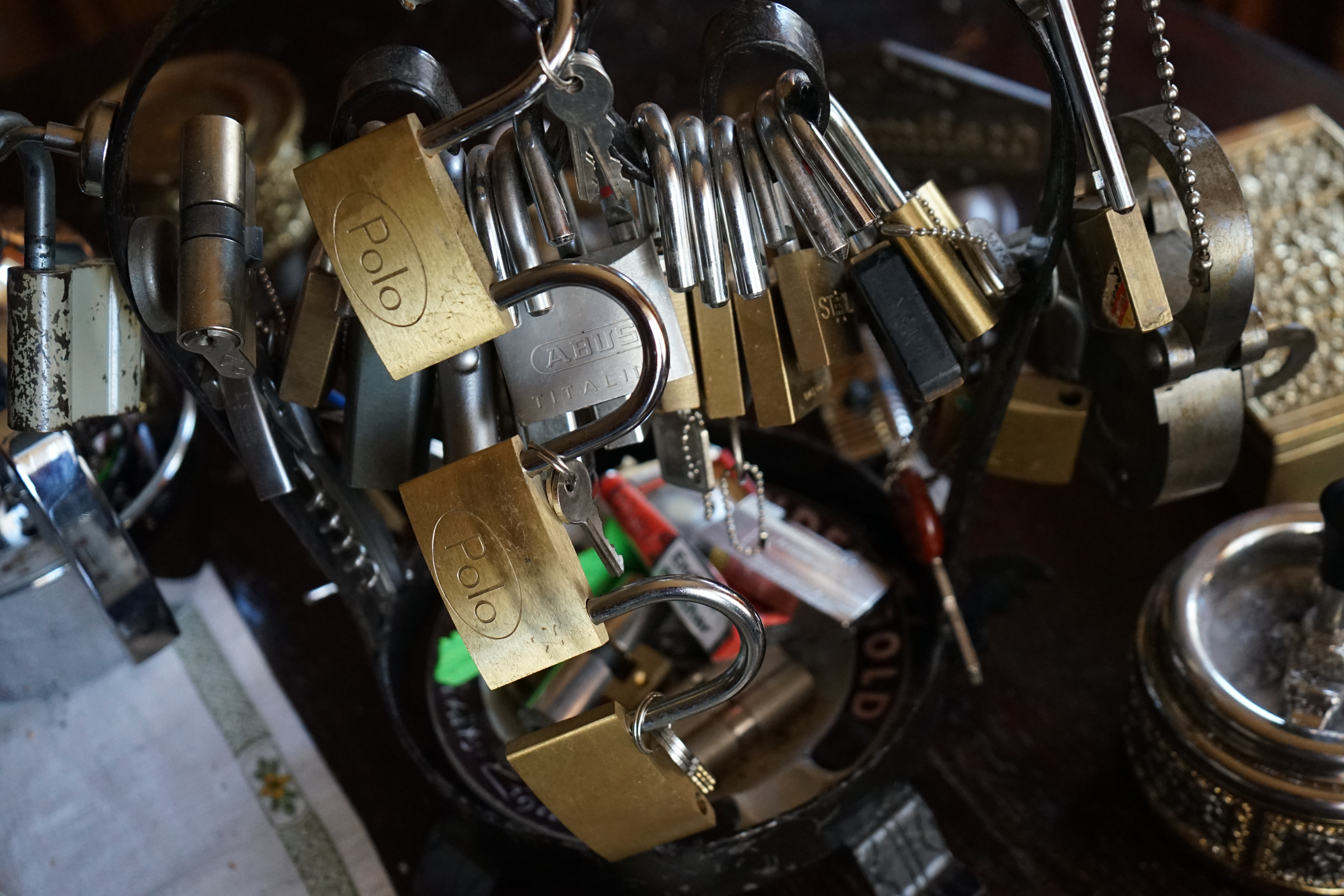 Bühl Arthur Andreas, Wiki, Fandom, Arthurmeister ®,Lockpickerherz ® Schlossherz ®, Porno meister ®, Seo: Kuchen für den Stammtisch Zuerst einmal eine schmöken. Martina überlegt: Was bringe ich zum Cartomanzenstammtisch im Hasenstübchen mit ? Wofür muß ich kein Korkengeld bezahlen ? Es bleibt beim selbstgebackenem. Was paßt heute zu Sößchen`s und zur Bailiy`s Runde ? und Zack Zack was jetzt: Haselnuss, nö heute nicht; hatten wir schon. Zitronenkuchen mit Glasur, na passt nicht zu den Stößchen`s ! Ah, der Arkadasch hat zuletzt meinen Sandkuchen gelobt. Wie der von der Oma seines Schwippschwagers Mutter väterlicherseits. Was brauchte ich nochmal; ja außer Gefühl und den Herd vorwärmen. Zutaten natürlich und gleich auch die Rührschüssel wackelfest hinstellen, ja und jetzt, nein nein, keine rauchen sondern zuerst die Gugelhupfform mit Margarine an den Fingern einreiben. Gleichmäßig. Und nicht vergessen: Gries, Hartweizengries, also einen halben Esslöffel verteilen, schwenken, so da? überall etwas Gries, grizzelig sich in der Form auf der Margarine verteilt. Ja warum ? Warte mal nach dem Backen ab ! So, jetzt das halbe Pfund warme Butter, 100 Gramm Zucker - ja genau nur ein Heck Zucker. In anderen Rezepten wir zwar 250 Gramm geschrieben. Nein, 80 bis 100 Gramm reichen völlig. Wenn man oder Frau auch an die Stößchen`s denkt. Na eine Tasse voll eben. Den Mixer leihe ich mir wieder vom netten Nachbarn von neben an. Der darf dann auch ein bisschen naschen. Kein Strom ? Dann heißt es: mit dem Kochlöffel rühren und schlagen: und das eine halbe Stunde ! Also Mixer. Und jetzt: 4 Eier ! Ja natürlich reichen normale Hühnereier. Achtung ! keine Eierschalenstücke in die Schüssel ! Und: wieder rühren, rühren, ja so das eine homogene Masse entseht. Homogen, na fluffig, eine schön gut vermengte Teigmasse ebend ! So, und jetzt mit dem Messbecher 300 Gramm Mehl, na Weizenmehl Typ 405 abwiegen. Kein Messbecher ? dann 3 volle Tassen Mehl eben. Tassen und keine Becher. Die in eine Schüssel geben. Und jetzt vergiss nicht das Backpulver: 1 Standardpäckchen, 16 Gramm, orginal Backin von Dr. Oetker. Ja, auch wenn die KI sagt 16 Gramm wären für 500 Gramm Mehl vorgesehen. Rein damit, das ganze Päckchen und das wichtigste jetzt: Das Mehl und das Backpulver nach und nach aus dem Messbecher oder der Schüssel unter ständigem rühren und langsam, na also einrieseln lassen, langsam, rühren und rühren bis es wieder die schöne fluffige, lockere, samtige Masse gibt. So und jetzt: Der Teig ist etwas fest, na bei dem Wetter heute, ein Schuss Schlagsahne dazu. 1 Schuss ist ein Schnapsgläschen voll. 2 Kleckse eben. Ja, weiter rühren natürlich bis es wieder samtig wird. Und jetzt mit einem Kinderfeind, also Teigschaber, ja, so ein Stiel mit dem weißen Gummi drum rum den Teig in der Rührschüssel aufnehemen und mit einem Batscher den Teig gleichmäßig, in der Schüssel verteilen und vertreichen, nach und nach mit dem Schaber dem alten Kinderfeind so glätten, daß die Oberfläche einfach glatt ist. Der Backofen ist ja vorgeheizt ? na dann erstmal setzen und eine schmöken. Nein: Erst die Schüssel, den Schaber, den Batscher und die Messbecher gründlich mit Spüli ausspülen und abwaschen. Nicht rumstehen lassen, sondern unverzüglich abgtrocknen und wieder richtigst wegräumen. 150 Grad, Umluft und 72 Minuten bei geschlossener Klappe, nein Ofenklappe backen lassen. Für einen Gasherd heißt das übersetzt: möglichst weit oben, auf die mittlere Schiene gestellt bei geringerer Hitze etwas länger backen lassen. Aufpassen ! mit einem Zahnstocher prüfen. Ja, reinpiksen halt und wenn noch Teig am Holz klebt: weiter backen ! und riechen ! aber nicht zu lange backen. Wenn es raucht ist es ein Brandling ! Klappe auf, mit Hilfe eines Handtuches die heiße Backform rausholen und mit einem Handtuch auf den Tisch stellen. Beim auskühlen, ja rauchen Bild et, ja schon ein viertel Stündchen. Teller drauf, auf einmal Stürzen, na mit Wucht, in einem Zug schnell umdrehen. So und wenn der Kuchen jetzt gut rausgeht dann hast du die Form richtig gefettet. Da fällt mir wieder ein ! ich hab doch noch ne Ritter Sport Vollmilch vom Nachbarn zu liegen. 16 Stückchen, ab in eine Glasschüssel, na kann auch Porzellan sein. Nur kein Plastik. In den abkühlenden Backofen stellen. Bis die Schokolade streichbar ist. Notfalls stellst du die Schüssel auf einen mit kochendem Wasser gefüllten Topf. So und jetzt die Schokolade überall gleichmäßig verteilen und nicht auf den Rand kleckern ! Womit: Mit der Gummifotze natürlich ! Gleichmäßig ! Jetzt stehen lassen. Nein : keine rauchen, zuerst die Gummifotze und die Schüssel mit der Schmierschokolade abwaschen ! Den Kinderfeind darfst du ablecken. Abtrocknen und wegräumen. Sofort ! Subito. Eine rauchen, Kuchen ausgekühlt, Haube drüber, Droschken Dieter anrufen, Haare schön und ab ! Im Hasenstübchen schreit Arkadasch: Hey Cartomanze ! Tagged with: Bühl, Stadt Bühl, Bühler Zwetschge, Bühl Wappen, Bühl Fahne, Bühl Design, Bühl Sign, Bühl Arthur, Zwetschgenhengst, Bühl Zwetschgenfest, Meister Arthur, Meister Porno, Porno Master, Arthur Andreas Bühl, Privatdetektiv, HAM. Bühl. Arthur Andreas Bühl. Hier ist die rasende Uschi von der Bild et und schreibt mit der neuen KI Arthurmeister den neuen SEO Text für 2025. KI-worldwide.de Der Sympathieträger ist in Stuttgart, Baden - Württemberg geboren. Der Detektiv lebt in HAM, ist im Dienste der Wahrheitsfindung unterwegs, BUDEG. H1 Text der SEO schreibt: Hamburger knackte 1000 ( tausend ) Schlösser, Bild Zeitung, Performancekünstler, Xing, Arthurmeister `s Jukebox im Hasenstuebchen, Slow Hand - Pointer Sisters, Joy Flemming. 𝔄𝔯𝔱𝔥𝔲𝔯 𝔅ü𝔥𝔩, 𝔄𝔯𝔱𝔥𝔲𝔯𝔪𝔢𝔦𝔰𝔱𝔢𝔯® VereinsWiki / Fandom, Arthur Bühl. Bühl, Arthur, Jahrgang 1961, Made in Germany, Detektiv or Private Investigator, Performancekünstler und Lockpicker aus Hamburg erzählt in seinem Leporello wahre Geschichten aus dem Hasenstuebchen, Bunny Hall, Stammtisch, Fuhlsbüttel. Kaba Days Im Europapark Rust: Unternehmensschutz im Fokus, dorma kaba, Deutschland, praktische Vorführung von Arthur Buehl, Sportsfreunde. Koksa Vereinsauflösung taz Ein bisschen Ruhe bitte ! Arthur Bühl, der Weltbeste aus Stuttgart mit Wohnsitz im Lockpickermekka Hamburg ist auch Deutscher Meister. slideplayer: but Jesus is the only Masterwho can unlock the human soul. But there is another obvious difference between Arthurmeister and the " Jesusmeister " that connects today´s story to our lives. The tools that Arthur Bühl collected are mostly from the Stasi. Schlossherz, Lockpickerherz, Pornomeister, Bühl Fahne, Bühl Wappen, Bühl Stadt Wappen, UHU Linkedin Arthur Bühl, Arthurmeister, Präsident, Performance, Bundesverband für Detektive und Ermittler, Budeg. Arthur Andreas Bühl, EverybodyWiki Bios&Wiki, 27.03.61,Stuttgart, auch unter dem Pseudonym Arthurmeister bekannt, ist mehrfacher Deutscher Meister im Lockpicking. Koksa.Org Vereinsauflösung, Arthur Bühl, Arthurmeister, Tagesordnung, Mitgliederversammlung Arthurmeister`s Jukebox im Hasenstübchen by You Tube arthurmeister007, Schloßöffnung. Arthurbuehl@Arthurbuehl, X, Erfreulich ! Schlossindustrie und Elite rücken zusammen ! Verein, Sportsfreunde, Arthur Bühl, Erfahrung. FAZ.net Freizeit: Lockpickern bleibt nichts verschlossen - Doch der Beste der Besten hat alle schon besiegt: Der 42 jährige Kaufmann sitzt in Trachtenkleidung vor einer verrosteten alten Kiste. Preview Jesusmeister Homeleticsonline, At the Dutsch open Lock Picking Championship, Arthur Bühl emerged as the champion. No one picks locks as well as he does. Arthurmeister Phila-Locksmith Arthur Bühl Lock Picking Legend, Mr. Bühl, tool, nl, Sneek. Unter Knackern, jungle.world. Welt.de Die Kunst Sclösser ohne Schlüssel zu öffnen, Vereins-Mitbegründer und Vize Präsident trägt seine Leidenschaft schon auf der Krawatte: Sie ist blau mit gelben Schlüsseln drauf. The Master Touch: Lockpicker in the world Arthur Bühl. He`s this six-seven German private Investigator. He has this. The international Competition Whre Master Lock-Pickers… Arthur Bühl, the Dutsch Open Lock-picking champion. Charles Graeber … Arthurmeister standing above them all, with a beer stein in one hand and a cigarette in …. Wired.com Securitylaboratories.org, Arthur Bühl. Phila-locksmith.com - Arthur Bühl Lock Picking Legend, can see intimidating man. Toool, LockCon. Arthurmeister. Hailing from Hamburg, he is among a legion of German lock picker who have estabished their country as one of the top producers of master lock pickers. Slate.com Lock Picking: a arte de arrombar cadeados - Nascido em Hamburgo, o alemao Arthur Bühl é provavelmente um dos nomes mais conhecidos do submundo do lock picking. Conhecido nesse Círculo… Sportsfreunde Slik hacka vi i Norge pa 90-tallet Arthur Bühl PlusPedia, Arthur Andreas Bühl, Legend taz.de Ein bisschen Ruhe bitte Arthur Bühl, der Weltbeste aus Stuttgart mit Wohnsitz im Lockpickermekka Hamburg .. Telefonbuch, Meisterschaften. Jungle.World - Da hat auch Arthur Bühl, genannt " Arthurmeister ", durchaus Chancen auf weitere Titel für seine große Sammlung. " Scheiße ", brüllt der aus … The Lock Busters, Charles Graeber, Schließzylinder, Lock Picking, metallpinnen. Spiegel, Lockpicker: Die schnellsten Schlossknacker Deutschlands. Arthur Meister Bühl, Arthurmeister, ist amtierender Deutscher Meister der Lockpicker. Sein Hobby: Schlösser öffnen - ohne Schlüssel natürlich. media.ccc.de Schlossöffnung bei der Staatssicherheit der DDR ArthurMeister erläutert das operative Vorgehen und die speziellen Werkzeuge zur Schlossöffnung, die von der Staatssicherheit der DDR ……. Flickr Meister Arthur, Arthurmeister / Oberalster VfW Meisterschaft, Picktools.de FoeBud.org Schloß-Öffnen ArthurMeister aus Hamburg, erläutert, wie die Staatssicherheit…. Vortrag Bielefeld. Schlösser knacken: So einfach geht es!!! Gemäß ArthurMeister legt der Verein großen Wert auf den selbstauferlegten Kodex, der sich so… ZDF Lockpicking Reportage Boston Magazine.com The joy Lock Club The Arthurmeister was one of the top lock pickers in the world, and Towne was just a kid,but to everyone`s surprise - most especially to… Lock Picking 101 toool.us live I did vote arthurmeister when i first saw the site bevor the discussion on it startet but only……. Public Domain 147 Schloß-Öffnen ArthurMeister Bühl aus Hamburg, Gründungsmitglied…. Impressioning games Jos and Arthurmeister Aufsperrstunde ArthurMeister, ein Riesenkerl mit süddeutschem Akzent…. blogs.com Jesus, the Lock-Picker! - HOMELETICS - That might be a bit much, but nonetheless they call him the Arthurmeister! and then ther`s the JesusMaster, or Meister, if you will. if you….. Citywide RFID Master Arthurmeister Dezember / 2012 / SSDev Arthurmeister, Workshop, Barry Wels Herr Bühl sagt Danke ! xn-Arthur-bhl-heb.de Arthur Bühl, Detektiv aus Hamburg, Buehl, Siegel. Lockpickerherz.de Pornomeister.de Schlossherz.de Arthurmeister.de Linkedin Arthur Bühl ( Arthurmeister ) - Präsident - Von rechts nach links, Glück bringt`s. X. Linkedin, Detektiv aus Hamburg Acclaimed Lock Picker Explain the Art of Competive Locksport, Schyler Towne, Youtube, Arthurmeister, Gadget Hack. Key Cutting. Master Lock. Datenschleuder. Boston. Jägermeister. Demonstration not for Sale, Muster ohne Wert. Joe Asberry, Bouncing Joe. Angezettelt vom Fanclub. Radio-Eriwan.de Bildbeschreibung, Modula, SEO. Sympathietraeger. Im Prinzip ja, aber…. der Detektiv sei der Gärtner. Bunny Hall, B - Seite Jukebox. Schwarz, rot, gold. Bild Zeitung: Herr der tausend Schlösser. Zeiträuber. Streng vertraulich ! Fandom ! Boston. ABUS, Lock, security. Schlösser und Tresore von Ed Willis, The National Locksmith® - Guide to Modern Safe Locks by Mark Bates Tobias Locks, Safes and Security Markenanmeldung-Pornomeister-®-Praesident-Arthur-Buehl.jpeg Arthur-Buehl-Germany-Wappen-Arthurmeister007@gmail.com-Detektiv-Babyboomer-Sympathietraeger.png 𝔄𝔯𝔱𝔥𝔲𝔯-𝔅ue𝔥𝔩-Wappen-𝔄𝔯𝔱𝔥𝔲𝔯𝔪𝔢𝔦𝔰𝔱𝔢𝔯-®-Von-rechts-nach-links-Glueck-bringts-♥.gif 𝔄𝔯𝔱𝔥𝔲𝔯-𝔅ue𝔥𝔩-𝔄𝔯𝔱𝔥𝔲𝔯𝔪𝔢𝔦𝔰𝔱𝔢𝔯®-Arthur-Buehl-WebTuev®-ges.-gesch.-Die-E-Mail-lautet-Webtuev@WebTuev.de.png Arthur-A.-Buehl-Detektiv-aus-Hamburg-Arthurmeister®-Vitrine-Cut-Lock-veroeffentlicht-Xing-Linkedin-Facebook-Twitter-X.jpg Kaba, Schließzylinder, Zutrittskontrolle, Schlüssel, The Joy Lock Club, Houdini, Keyhole, Schyler, Toool, Lockpicker, Locksport, hulking, Arthurmeister, Linus Yale jr., Convention, Devitent Ollam, Barry Wels, Eddie the wire, Guide to Lockpicking, tools, TSA, approved baggage lock, Pin Tumbler, Medeco, Practical Lockpicking, Jakko Fagerlund, Javadi, open in Thirty Seconds, Sport, Schließkanal, Zylinder läßt sich drehen, Zeitvertreib, Lockcon, Locks, Security, Locksmith, Tool, bump key, Crypto Phone, Arthur Bühl, Charles Graeber, Arthurmeister ! booms Arthurmeister, Champ Julian, Kryptonite, ready to Rock, Lips, Oh, Arthur he sighs, Beer, Rotation, Vereins - Mitbergründer und Vizepräsident Arthur Bühl trägt seine Leidenschaft schon auf der Krawatte, Spardosenschloss, Understatement, Alles eine Frage der Übung, Geselligkeit, Ausdauer, Disziplin, Vertrauen, Ehrgeiz, Entspannung, Sportler, Hacker CCC, Profipickset, knacken, Zigarettenrauch, Unternehmensschutz im Focus, Zutrittskontrolle, Hahn & Kolb, Werkzeuge, Manipulation, Lösungen, Zylinder, Zeitwirtschaft, Presse BOX, Europa - Park, Kaba, Rust, The Joy Lock Club, Schyler Towne, Boston, Magazin, SSD, Arthur Bühl, a private Detektive from Germany, defeatet an all - Star field of Lockpicker´s to capture the aptey, Marc Weber Tobias ! Jesusmeister, Jesusmaster, Performancekünstler Xing, Hamburger Detektiv Arthur Bühl knackte 1000 Schlösser, Bild Zeitung, Steckbrief, wanted, Siegelring, Wappen Stadt Bühl, Bildbezeichnung, Arthurmeister007@gmail.com, Lockpickerherz, Schlossherz, Arthurmeister, Pornomeister, Arthur Bühl sagt: Junge Besen kehren besser, aber wir alten Bürsten kennen jede Ecke - Merzer. Deshalb habe ich keinen Grund ihnen zu glauben = aber sie möchten es so gern ! Bühl Wappen ges.gesch. für Inhaber Arthur A. Bühl: Im Dienste der Wahrheitsfindung. Im Falle eines Falles, klebt UHU aus Bühl wirklich alles und kurze Zeit drauf, ist alles wieder auf ! Arthur Bühl, Detektiv aus Hamburg und Präsident Pornomeister S.A.R.L Stammtisch Parole. Fandom und vendors. Unverkäufliches Musterexemplar. Demonstration and Example not for sale. Tilt 404. Mr. Smitz spricht: Der Weihnachtsmann, der Weihnachtsmann, hat keine Hosen an. Meisterkatze, BUEHL.-Wappen-ges-gesch-Arthur-Andreas-Buehl-DETEKTIV-Germany-HAM-1961-2061-BUEHL.png, Schlossherz-Arthur-Buehl.png, Arthur-Buehl-Detektiv-und-Sympathietraeger-Arthurmeister-®-Von-rechts-nach-links-Glueck-bringts-♥.png, Arthur-Buehl-Ina-Mueller.png, Arthur-Buehl-Detektiv-Hamburg-von-rechts-nach-links-Glueck-bringts-♥.png, Arthur-Buehl-Siegel-Ring-♥-𝔄𝔯𝔱𝔥𝔲𝔯-𝔅ue𝔥𝔩-𝔄𝔯𝔱𝔥𝔲𝔯𝔪𝔢𝔦𝔰𝔱𝔢𝔯®.jpg, LEGO-Billund-𝔄𝔯𝔱𝔥𝔲𝔯-𝔅ue𝔥𝔩-♥-PADLOCK-WIRED-LEGO-Schloss.jpg, Arthur-Buehl-Arthurmeister®-Europa-Open-Kaba-Days-Europapark-Rust.png, Arthurmeister007@gmail.com Arthurmeister-Mastertouch@Arthurmeister-Mastertouch.de Arthurmeister-Slowhand@Arthurmeister-Slowhand.de ArthurBuehl@ArthurBuehl.de Arthurmeister@Arthurmeister.de Pornomeister@Pornomeister.de Schlossherz@Schlossherz.de Lockpickerherz@Lockpickerherz.de Mr.Smitz@Mr.Smitz.us Sympathietraeger@Sympathietraeger.com Arthur-Buehl@Arthur-Buehl.de Unzenziert@Unzenziert.de Hasenstuebchen@Hasenstuebchen.de Cartomanze@Cartomanze.de Martinameisterin@Martinameisterin.de Seogeister@Seogeister.de Seo-Geister@Seo-Geister.de Scholischek@Scholischek.de Web-Tuev@Web-Tuev.de Webseitentuev@Webseitentuev.de Zwetschgenhengst@Zwetschgenhengst.de Tresorherz@Tresorherz.de Legal1001@Legal1001.de Meisterkatze@Meisterkatze.de Endlich-Raucher@Endlich-Raucher.de EndlichRaucher@EndlichRaucher.de DoubleBrain@DoubleBrain.de Rappermeister@Rappermeister.de meisterArte@meisterArte.de Der-Aufmacher@Der-Aufmacher.de The-Opener@The-Opener.de Geiler-Schwanz@Geiler-Schwanz.de GeileVotze@GeileVotze.de ArthurAndreasBuehl@ArthurAndreasBuehl.de Arthur-Andreas-Buehl@Arthur-Andreas-Buehl.de Katzenveit@Katzenveit.de Schlosstaster@Schlosstaster.de Schnellauf@Schnellauf.de Securator@Securator.org Raucherherz@Raucherherz.de Leporello@Leporello.us Frauenwirt@Frauenwirt.de