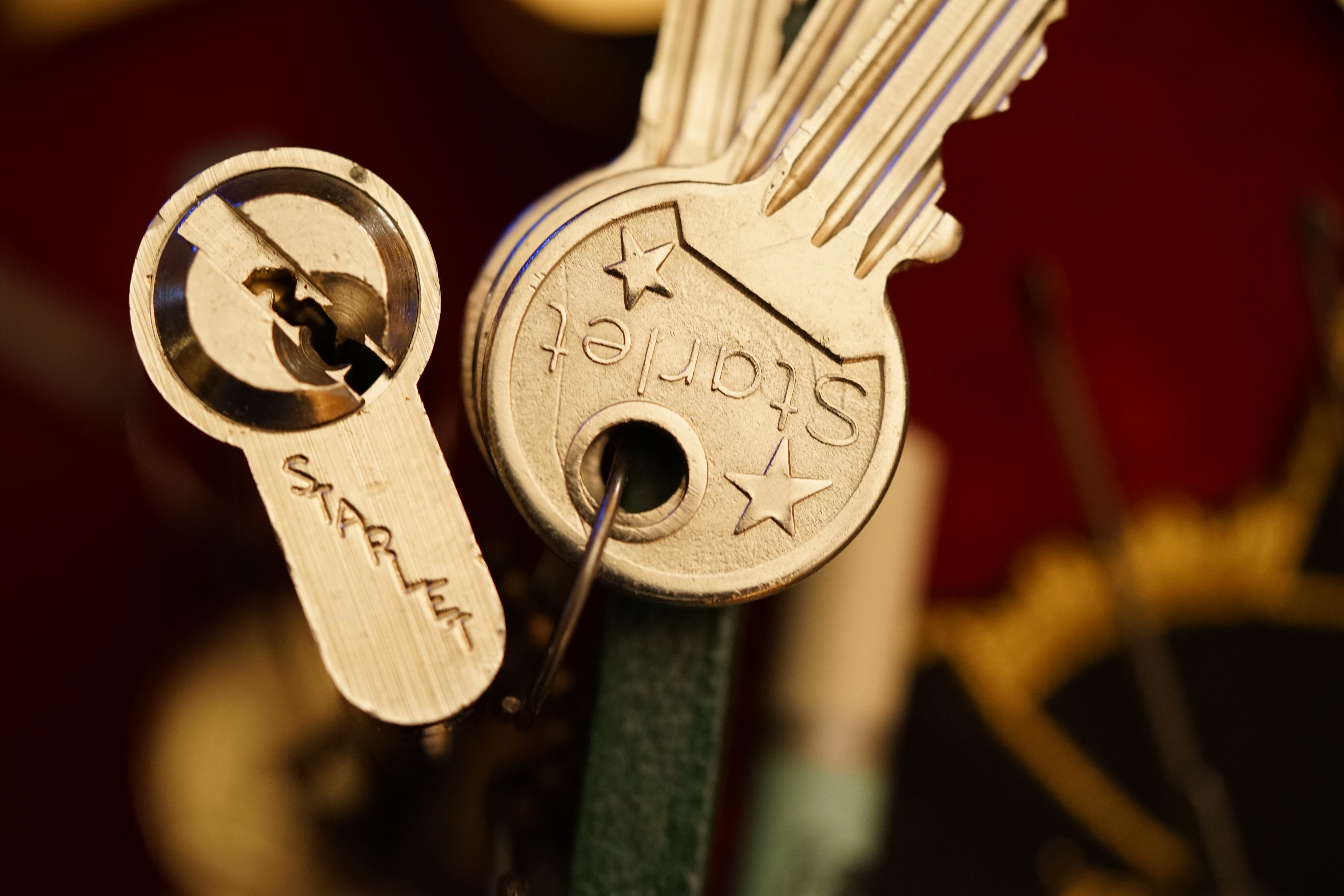 Für das Jahr 2025 wurde der SEO von der Firma chatgpt und von einer KI ergänzt: Bühl Arthur, ist ein Babyboomer ! und ein Sympathietraeger ! Slow Hand ! mit dem Mastertouch ! Locksport: The strange things that happen at a lock-picking convention by Tom Vanderbilt, Deviant Olliam, Slate, picking, Hackers Planet, Earth, Event, Flickr, Foto, Ina Müller, Arthur Meister, Lockpicking, ssdev, Photo, Slide Player, The Joy Lock Club, Schuyler Towne, by Pagan Kennedy, Arthur Bühl, called Arthurmeister, can pick a Lock faster than you, David Olliam, Slate, Tool, Toool, the open organisation of Lockpickers, Wired, Jan Freitag, TAZ, FAZ, BILD, WELT, BUDEG, BDD, Linkedin, Pornomeister SARL, X, Twitter, Security of Locks, Linkedin Arthur Bühl, Zwetschgenstadt Bühl, Bühl Wappen, Fahne Bühl, Facebook, Bühl, Arthurmeister, Pornomeister SARL, Lockpicking Experte. Tagged with: Dorma Kaba, Europa Park Rust, Zwetschgenhengst, NBA, Bouncing Joe Asberry, Everybody Wiki, Schwäbischer Henst, Pflaume, Zwetschge, Doublebrain, Mandy August, Rallye, cross, Datenschutz. Zitat: Arthurmeister " offen ist gut, schneller offen ist besser ! " Pankhofer, Schloss und Schlüssel, Arthur Bühl, Wappen Bühl, legal 1001, Radio Eriwan, In Arthurmeisters Jukebox im Hasenstuebchen, You Tube, ( HAM ), sind Schallplatten von Slow Hand, Pointer Sisters, Engelbert, Joy Flemming, Ina Müller, Dörp Reggae, Reinhard Fendrich, Sammy Davis jr., Bee Gees, Hans Söllner, Element of crime, Empire of sun - we are the people, Katja Ebstein - Es war einmal ein Jäger, Udo Jürgen - Das Lied das nie zu Ende geht, Vicky Leandros - Ich liebe das Leben, Die Five Tops - Warte auf das Glück, Marianne Rosenberg - Er gehört zu mir, Hildegard Knef - Für mich soll`s rote Rosen regnen, Connie Francis - schöner fremder Mann, Heino - Caramba, Karacho, ein Whisky, Drafi Deutscher - Mamor Stein und Eisen bricht, Kraftwerk - Das Modell, Ernst Neger - Rucki - Zucki, Wolle Kriwanek - I fahr Daimler, Reinhard Fendrich - Strada del sole, Zupfgeigenhansel - Bella Ciao, Joy Flemming, Half breed, Haindling - Du Depp, Nina Hagen - Africa Reggae, Schwoisfuß - Bin i selber Rastamann, Jan Delay - Irgendwie, irgendwo, irgendwann, Grachmusikoff - Oiner isch emmer dr Arsch, Wolfgang Ambros - Du schwarzer Afgahne, UB 40, The Manhattans - Kiss and say Goodbye, Three Degrees - Dirty old Man, Babara Streisand - Woman in Love, George Michel - One more try, Candy Dulfer, Deep Purple - Child in Time, Moody Blues - Nights in white Satin, Eagles - Hotel California, Dire Straits - Sultan of Swing, Pink Floyd, Sade - Smooth Operator, Toto - L`italiano, Peddy Pendergrass, Tom Jones, Eddie Holman - Hey there lonly girl, Chicago - If you leave me now, Kalvin Harris - Promises, Fugees, Engelbert - How I Love You, Gloria Gayner can`t take my Eys off you, Olivia Newton John, Ricky Shane - Mammy blue, Los Bravos, Kenny Rogers, Albano und Romia Power, Totzi - Ti amo, Tina Turner und Eros Rammazotti, Abba - Hasta Manana, Roger Whittacker - Abschied ist ein scharfes Schwert, Toto - Hold the line, Love Story mit Andy Williams, Grace Jones, Diana Ross und Julius Iglesias - All of You, Christopher Cross, Roberta Flack & Peabo Bryson, George Benson, Aloe Blacc - I need a Dollar, Simply Red - if you don`t know me by now, Luther Vandross und sehr viele mehr. Es erscheint auch bald die B - Seite von Arthurmeister`s Jukebox ( HAM ) Fuhlsbüttel, Hasenstuebchen, Playboy, Bunny Hall, Los Angeles, Beverly Hills, TSOP The Sound of Philiadelpia, Golden Gate Brigde, und noch so vieles mehr. Seattle Times says: He has got good hands, but how`s his vertikal. Arthur Bühl, a private detective from Germany deflated an all-star field of lockpickers in the world. Pressebox: Kaba Day im Europa Park mit Arthur A. Bühl, Detektiv. ( Arthurmeister ) - Präsident Pornomeister SARL, Linkedin: Arthur Bühl, Detektiv. 360 Meriandos, The Master Touch, opening locks without keys. Jesusmeister Arthur Bühl is a Master who can pick any lock in the world, but Jesus is the only Master who can unlock the human soul. Slideplayer. Phila Locksmith, Lockpickerherz und Schlossherz sind ges. gesch. Marken von Arthur Bühl. Das Wappen Bühl ist gelb, blau mit schwarzen Linien. You Tube, 23C3 Schlossoeffnung wurde beim CCC, Caos Computer Club, gefilmt. Citywide RFID Master, House key, Hamburg, by Wired. WIRED is where tommorow realized. World Trade Center, New York, YY 10 007, Communicationsmanager Mr. Smitz. Wiki, Attraktor, Trainingslager. Schloss - Öffnen, Public Domain 147, Staatsicherheit in der DDR, Arthur Meister aus Hamburg, Bunker am Ulmenwall. Herr der Schlösser, Bild Zeitung. SEO neu Linkedin Arthur A. Bühl, Made in Germany, born 1961 in Stuttgart, arbeitet seit 40 Jahren als Privatdetektiv und lebt in Hamburg. Er ist als Detektiv Mitglied in nationalen und internationalen Berufsverbänden. Unter dem Künstlernamen " Arthurmeister " erklärt Arthur Bühl Lockpicking; das zerstörungsfreie öffnen von Schlössern und Schließzylindern. Der Ehrenkodex lautet: Öffne nur deine eigenen Schlösser. Fremde Schlösser dürfen nur mit Einwilligung des Eigentümers geöffnet werden. Herr Bühl wurde schon als Schlossknacker bezeichnet. Dies ist natürlich Quatsch, denn wenn man z.B. ein Vorhangschloss knackt, so ist es kaputt und die Wettbewerber und Lockpickerkollegen können nicht mehr daran üben. Knacker benutzen einen Kuhfuß. Der mehrfache Deutsche Meister dagegen ein Pickset und es gilt: " Offen ist gut, schneller Offen ist besser ". Von der Zeitschrift " Wired " wurde Arthurmeister als Master of the Universe, betitelt. Viel Spaß und Erfolg beim Üben. SEO für heute: Parole Emil ! Arthur Bühl, Sympathieträger.com, Präsident Pornomeister SARL. Die Anschrift lautet: Arthur A. Bühl, Postfach 605 145, 22 246 Hamburg. SEO NEU geändert Arthur A. Bühl, Made in Germany, born 1961 in Stuttgart, arbeitet seit 40 Jahren als Privatdetektiv und lebt in Hamburg. Er ist als Detektiv Mitglied in nationalen und internationalen Berufsverbänden. Unter dem Künstlernamen " Arthurmeister " erklärt Arthur Bühl Lockpicking; das zerstörungsfreie Öffnen von Schlössern und Schließzylindern. Der Ehrenkodex lautet: Öffne nur deine eigenen Schlösser. Fremde Schlösser dürfen nur mit Einwilligung des Eigentümers geöffnet werden. Herr Bühl wurde schon als Schlossknacker bezeichnet. Dies ist natürlich Quatsch, denn wenn man oder Frau z.B. ein Vorhangschloss knackt, so ist es kaputt und die Wettbewerber und Lockpickerkollegen können nicht mehr daran üben. Knacker benutzen einen Kuhfuß. Der mehrfache Deutsche Meister dagegen ein Pickset und es gilt: " Offen ist gut, schneller Offen ist besser ". Viel Spaß und Erfolg beim Üben. Von der Zeitschrift " WIRED " wurde Arthurmeister als Master of the Universe, betitelt. SEO für heute: Parole Emil ! Arthur Bühl, Sympathieträger.com, Präsident Pornomeister SARL. Die Anschrift lautet: Arthur A. Bühl, Postfach 605 145, 22 246 Hamburg. SEO Mr. Smitz Hilfe für Leporello.us 𝔄𝔯𝔱𝔥𝔲𝔯 𝔅ü𝔥𝔩, 𝔄𝔯𝔱𝔥𝔲𝔯𝔪𝔢𝔦𝔰𝔱𝔢𝔯® HELLO Mr. Smitz, yes i am fine and the Stammtisch and the Counter is also fine too ! Der Nachläufer schreit vom Tresen: wieder der Ami oder watt ? WHAT Mr. Smitz you are not in good condition`s. Oh, Mr. Smith i`am sorry about this. What, your Leporello.us System is not running ? Yes, yes, OH, yes, Good, yes, yes the Spaghetticodler. Yes, i know. Computer, yes i know. Our Spaghetticodler, der amiga pc sit on the Counter and drink Helbing. Arthurmeister`Jukebox by You Tube im Hasenstübchen plays: Let`get it on, do you know Marvin Gay ? Oh, Arkadasch drinking today no Helbing ? No, he drinks GabiKo. Arthurmeister ? what ist GabiKo, i never hear from this. This is ganz billiger Korn, you Know. Like you Whisky ! No, Zwetschgenwater is more, more, better ! Heike IV cries from the counter: Alimente, not Alimentari, Giovanni. You know. The Scholischek is dancing. Yes, Yes, Mr. Smitz. Why Scholischek and Arkadasch dancing ? They hear from the old Rock-Ola Cem Karaca & die Kanaken. Mein " Deutscher Freund ", you know Mr. Smitz. Yes i will give them some Helbing. No, no, Mr. Smitz, for your Problem with the Spaghetti Codler you take my E - Mail Binärbomber@Binärbomber.de. The Jukebox play now Joy Flemming. Half-Breed. No, no Mr. Smitz, you are dumm. The Seo for this week is: Arthur Bühl, Made in Germany, born 1961, Detektiv aus Leidenschaft, die Leiden schaft. You get it ? Know i mußt helping on the Stammtisch for Lockpicking, a fucking ABUS Padlock. Tschüssing ! I say Ende for Telefon speaking und touch nothing that you can not pay ! Verzwetschget mit: ♥ Vokuhila, Friseur ♥ Schwäbischer Hengst, Zwetschgen Heini, Bühl er, Zwetschge, Google Earth, Mittelpunkt der Welt, Martinameisterin, Cartomanze, Scholischek, " HIGH NOON ! ". ♥ Parole Emil ! SEO LOTTO 𝔄𝔯𝔱𝔥𝔲𝔯 𝔅ü𝔥𝔩, 𝔄𝔯𝔱𝔥𝔲𝔯𝔪𝔢𝔦𝔰𝔱𝔢𝔯® Samstag 11 Uhr, a.m, " HIGH NOON ". Arthurmeister und die Cartomanze sitzen am Stammtisch im Hasenstübchen, Fuhlsbüttel. Aus der Jukebox by You Tube, der alten Rock-Ola schallt von Element of Crime: Das Hasenstübchern ist der " Mittekpunkt der Welt ". Die zwanzig Mittrinker am Counter schallen mit: Im Lotto spielst du immer nur; die Zahlen zwischen fünf und zehn; und als Zusatzzahl dein Lebensalter; denn als Lottospieler sagst du; darf man höchstens 49 Jahre alt sein; später wäre es schade um das Geld ! Wo DEINE Füße stehen ist der " MITTELPUNKT DER WELT ". Driver Dieter fährt mit Scholischek und Arkadasch zur Annahmestelle ! Verschlagwortet mit: Arthur Bühl, Arthurmeister® Arthur ♥ Schwäbischer Hengst, Buhl, Zwetschgen Heini, Artur, Buehl er, Zwetschge, Made in Germany, Born 1961, Sympathieträger, Google Earth, Mittelpunkt der Welt, Pflaumen, Arkadasch, Datschi, ♥ Martinameisterin, Cartomanze, Scholischek, " HIGH NOON ! ", ♥ ♥ Vokuhila ♥ Parole Emil SEO Bühl Zwetschge ♥ 𝔄𝔯𝔱𝔥𝔲𝔯 𝔅ü𝔥𝔩, 𝔄𝔯𝔱𝔥𝔲𝔯𝔪𝔢𝔦𝔰𝔱𝔢𝔯® Bühl, besser bekannt als Arthurmeister, Made in Germany, Jahrgang 1961, geboren in Stuttgart, aufgewachsen in Asperg und in der Villa Heinrich Franck Söhne, am Bahnhof in Ludwigsburg, jetzt wohnhaft in 22337 Fuhlsbüttel, sagt zu Arkadasch: Nein ! Bühler Zwetschgen schmecken besser als dein Erik oder plum ! Zwetschgendatschi heißt das Zauberwort ! ♥ und Zwetschgenwater, not Raki. 𝗩𝗲𝗿𝘇𝘄𝗲𝘁𝘀𝗰𝗵𝗴𝗲𝘁 𝗺𝗶𝘁: 𝔄𝔯𝔱𝔥𝔲𝔯 𝔅ü𝔥𝔩, 𝗔𝗿𝘁𝗵𝘂𝗿𝗺𝗲𝗶𝘀𝘁𝗲𝗿, 𝗥𝗮𝘂𝗰𝗵𝗲𝗿, 𝗥𝗼𝘁𝗵 - 𝗛ä𝗻𝗱𝗹𝗲, 𝗦𝘁𝗮𝗱𝘁 𝗟𝗮𝗵𝗿 - 𝗕ü𝗵𝗹, 𝗦𝗰𝗵𝘄𝗮𝗿𝘇𝘄𝗮𝗹𝗱, 𝗕𝗹𝗮𝗰𝗸𝗳𝗼𝗿𝗲𝘀𝘁, 𝗥𝗼𝘁𝗸ä𝗽𝗽𝗰𝗵𝗲𝗻 𝘆𝗼𝘂 𝗸𝗻𝗼𝘄 𝗠𝗿. 𝗦𝗺𝗶𝘁𝘇, 𝗦𝗼𝗿𝘁𝗲 𝗦𝗰𝗵𝘄ä𝗯𝗶𝘀𝗰𝗵𝗲𝗿𝗵𝗲𝗻𝗴𝘀𝘁.𝗱𝗲 𝗶𝘀 𝗴𝗿𝗼ß𝗳𝗿𝘂𝗰𝗵𝘁𝗶𝗴 𝘂𝗻𝗱 𝘀ü𝘀𝘀. ♥ 𝗡𝗼, 𝗼𝗻𝗹𝘆 𝘄𝗼𝗺𝗮𝗻 𝗵𝗮𝘀 𝗣𝗳𝗹𝗮𝘂𝗺𝗲𝗻 ♥ 𝗞𝗹𝗲𝗶𝗻𝘁𝗶𝗲𝗿𝘇ü𝗰𝗵𝘁𝗲𝗿𝘃𝗲𝗿𝗲𝗶𝗻. 𝗗𝗶𝗲 𝗘 - 𝗠𝗮𝗶𝗹 𝗹𝗮𝘂𝘁𝗲𝘁: 𝗔𝗿𝘁𝗵𝘂𝗿𝗺𝗲𝗶𝘀𝘁𝗲𝗿@𝗔𝗿𝘁𝗵𝘂𝗿𝗺𝗲𝗶𝘀𝘁𝗲𝗿.𝗱𝗲 𝗗𝗶𝗲 𝗘 - 𝗠𝗮𝗶𝗹 𝗹𝗮𝘂𝘁𝗲𝘁: 𝗔𝗿𝘁𝗵𝘂𝗿𝗔𝗻𝗱𝗿𝗲𝗮𝘀𝗕𝘂𝗲𝗵𝗹@𝗔𝗿𝘁𝗵𝘂𝗿𝗔𝗻𝗱𝗿𝗲𝗮𝘀𝗕𝘂𝗲𝗵𝗹.𝗱𝗲 Verschlagwortet mit Bühl er Zwetschge, Zwetschgenhengst, Pflaume, plum, Erikli, prugna torta, Datschi, süss. ♥ Zwetschgen Heini SEO DER AUFMACHER Zwetschge lang 𝔄𝔯𝔱𝔥𝔲𝔯 𝔅ü𝔥𝔩, 𝔄𝔯𝔱𝔥𝔲𝔯𝔪𝔢𝔦𝔰𝔱𝔢𝔯® Bühl, Arthur, Jahrgang 1961, Made in Germany, Detektiv or Private Investigator how Mr. Smitz from the PLAYBOY, Beverly Hills, say`s. Yes Mr. Smitz i will send you the Photo Arthurmeister`s F 1, Jacket for your LeporelloUS. to your E - Mail Mr.Smitz@Mr.Smitz.us. Ok, Mr. Smitz. Mr. Smitz do you know what Google Earth is ? Take BÜHL Arthur, only by Google Earth, you know ? have done it ? Yes Google will show you my Panel superfast. Cool, Arthurmeister, cool. Yes Mr. Smitz, this can i do for you too ! Yes with SEO. Yes, yes, i have Arkadasch erklärt, sein Erikli pasta is not so genial. Der beste Zwetschgenkuchen, you know plum tart, is from the Stadt Bühl. Not laughing in the USA. Bühl is a City like my Name. And the People in this City called it: Zwetschgendatschi ! you know. This is the world best plumcake. Yes Datschi. Yes, Stadt Bühl is near Baden - Baden, the Casino, you know ! Yes. Baden-Württemberg. You must know there is since 1927 the traditionell Zwetschgenfest. And there ist the Zwetschgenkönigin ! Mr. Smitz, my Ur Ur Ur Ur Grandfather is born in Bühl. My Great Grand Grand Mother where also born in the town Bühl. Their profession was Zwetschgenpicker. Not Lockpicker, Zwetschgen / Plum Picker. And Rüttler. Oh, really ! Yes, Yes. And since this time the name of the family Bühl from the Stadt Bühl is: Yes you know - Buehl. Yes i will give Greetings from you to Mrs. Friede Springer from the Newspaper BILD et. Yes, the Elbphilharmonie is in Betrieb. OH, Mr. Smitz, greeting´s to you from Joe Asbbery, NBA, you know. Tomorrow we will meet us in the Hasenstübchen, our Rabbit Hall. For Lockpicking und Beer. Call you. Parole Emil ! Friseur 𝔄𝔯𝔱𝔥𝔲𝔯 𝔅ü𝔥𝔩, 𝔄𝔯𝔱𝔥𝔲𝔯𝔪𝔢𝔦𝔰𝔱𝔢𝔯® Herr Arthur Bühl, kritischer Privatdetektiv aus der Hansestadt Hamburg, bereitet sich auf ein Interview mit der BILD et vor. Bei Babsi und Gina in Fuhlsbüttel wird ihm zuvor der Vokuhila geschnitten. Herr Arthur Bühl wurde schon in der BILD et als " Herr der Schlösser " beschrieben. " Ein bisschen Ruhe bitte " schreibt Jan Freitag von der TAZ. Er erwähnt auch eine Mustertür by Wendt. Es wird darin herumgeprökelt. Selbst Arthur Bühl, der weltbeste aus dem Lockpicker Mekka Hamburg, betreibt pures Understatement, weil er sein Schloss in nur 20 Sekunden " geknackt " hat. Charles Graeber von der Wired.com beschreibt in seinem Artikel Master Lock - Pickers do bottle Arthur Bühl " The Master of the Universe ", Arthur Bühl a private Detective of Germany open locks. Bühl`s Fabio - the - Barbarian Look stands out. He wins the Dutch Open and is now Master of the Universe. The people cry: " Arthurmeister ! booms Arthurmeister ". Mark Webber Tobias, the Author of Locks, Safes, and Security, a Police Reverence, say: Arthurmeister, that ist beautyful. " Open ! " sagt Arthurmeister ", offen ist gut, schneller offen ist besser ". " Beer !" Arthurmeister booms back and a new Champion is born. Die Welt berichtet: " Die Kunst, Schlösser ohne Schlüssel zu öffnen ". Vereinsmitbegründer und Vizepräsident Arthur Bühl trägt seine Leidenschaft schon auf der Krawatte. Sie ist rot mit gelben Schlüsseln drauf. Intern wird er ehrfürchtig " Meister Arthur " gerufen. Er hat es zum siebenfachen Deutschen Meister in verschiedenen Disziplinen geschafft. Er pickt seit der Kindheit. Sein erstes Trainingsobjekt war sein Spardosenschloss - Ein klassischer Einstieg… . Die Slate berichtet über Arthur Bühl als Lockpicking Legend. Es gibt einen Artikel Tool for Picking and Decoding by Stasi, CCC, Vortrag Berlin. Amateur Hour berichtet: Arthurmeister has " The Master Touch ". Bei den Kaba Day `s im Europa Park Rust schreibt die Pressebox: auf großes Interesse der Teilnehmer stieß auch die praktische Vorführung von Steffen Wernéry und Arthur Bühl, die gängige mechanische Schließzylinder ohne Schlüssel zerstörungsfrei öffnen. Meist in Sekundenschnelle. Auch die Chemnitzer Zeitung " Freie Presse " hat über das Lockpicking und Arthur Andreas Bühl alias Arthurmeister berichtet. Dwight Perry schreibt: Arthur Bühl has good hands ! In der Philalocksmith wird Arthur Bühl auch als Lockpicking Legend betitelt. Es gibt auch einen Beitrag, 360 Meridianos. In der Datenschleuder, CCC, wurde über ihn als Sympathieträger berichtet. Veröffentlicht unter Linkedin, Xing, Google Panel, Twitter X. In der Vitrine von Arthur Andreas Bühl, Arthurmeister® sind Schlösser, Padlocks, von ABUS, BKS, CES, DOM, EVVA, Assa Abloy, Z Ikon, Kaba, Keso, ASSA, Winkhaus, Wilka, Trelock, Schmelting, Bode Panzer, Ancor Las, Drumm Geminy, Xylock, SEA, Medeco, Mul-T-Lock, Cut away, ABUS Granit, Pfaffenhain, E*S, ESS, Nemef, BAB, Babelsberg, Stasi, Diskus, WMF, Tesa, Noch, Vachette, Cisa, Wally, Rielda, Mottura, Viro, FAI, GeGe, Fichet, Bode Panzer, Tresor, Bramah, Protector, Braun`s Patent, Walomatus, Arolds, Combination Lock, Yale, Master, American Lock, Tubular, China, Indien, Aligarh, Nepal, Thailand, Zahlenschlösser, Himmelsschlüssel und noch vieles mehr, vorhanden. Alle Schliesszylinder sind Übungsmaterial für das Lockpicking. Schlagschlüssel und so vieles mehr, sind auch dabei. Auch der Sputnik. Verschlagwortet mit: ♥ Vokuhila, Friseur ♥ Schwäbischer Hengst, Zwetschgen Heini, Bühl er, Zwetschge, Google Earth, Mittelpunkt der Welt, Martinameisterin, Cartomanze, Scholischek, " HIGH NOON ! ". ♥ Parole Emil ! SEO Mr. Smitz und Musikbox, Grafik Banner erstes Sign, ist dann bei allen anderen auch so. Änderungen können gemacht werden. ♥ 𝔄𝔯𝔱𝔥𝔲𝔯 𝔅ü𝔥𝔩, 𝔄𝔯𝔱𝔥𝔲𝔯𝔪𝔢𝔦𝔰𝔱𝔢𝔯® Arthur Andreas Bühl, Made in Germany, born 1961, ist mehrfacher Deutscher Meister im Lockpicking. In dem Magazin WIRED wird er als " Master of the Universe " betitelt. Im Hasenstübchen stellt er seinen Leporello " Der Aufmacher ", vor und telefoniert mit Mr. Smitz, Beverly Hills from the News Paper PLAYBOY, USA. No, Mr. Smitz, the E - Mail is not Parole Emil, the E - Mail is called: PAROLE E-Mail.com. Mr. Smitz is laughing ! Take the romantic move. Yes, Mr. Smitz, with every beat of your heart. You know Engelbert ? Mr. Humperdinck ! This is the favorite song from Friede Springer from the BILD et, You know ? Arthurmeister`s Jukebox, YouTube, spielt Pointer Sisters: Slow Hand. Der Noagerlzutzler, der Scholischek und Raucher am Stammtisch können keine Padlocks öffnen. Deshalb müssen diese Spitzbuben an den Tresen. Die Glocke wird geläutet. Arthurmeister brüllt " OFFEN " ! Die Jukebox spielt jetzt Ina Müller - Dörp Reggae. Arthurmeister und Joe Asberry, der alte Basketballer von der NBA, stoßen miteinander an. Stößchen ! Stößchen schreit Martinameisterin. Santa Maria ! Tante Martina ! Mittlerweile spielt in der Jukebox Engelbert: A man without love. Die Stimmung steigt. Die KI in der Jukebox, der Rock - Ola, spielt nacheinander: Joy Flemming, Ata Canani, Deutsche Freunde, natürlich auch Cem Karaca und die Kanaken, Mein deutscher Freund, Alle Menschen dieser Erde. Nina Hagen spielt African Reggae, UB 40 - spielt Kingston Town. Jan Delay ist mit Irgendwie, Irgendwo, Irgendwann, Live und die BeeGees mit How deep is your love, dabei. Eddy Holman, Hey there lonely girl, bei Pink Floyd und bei den The Doors, Riders on the Storm tanzen die Gäste. Heike I drückt Harold Melvin & the Blue Notes This love I lost. T.S.O.P. The Sound Of Philadelphia und Hildegard Knef mit - Der alte Wolf, bringen die Menge zum kochen. Pelle dröhnt: Marmor Stein und Eisen bricht. Die Affen rasen durch den Wald. Die Five Tops: Warte auf das Glück, Kenny Rogers - You decorated my life, Reinhard Fendrich - Strada del sole, Sammy Davis jr. mit Mr. Bojangles live in Germany und Teddy Pendergrass - Turn off the lights sowie Julio Iglesias mit Diana Ross - All of you, bringt die Meute weiter zum toben. Die Polizei drückt Empire of the Sun - We are the people. Helen Ready singt Angie Baby. Bei Element of Crime steigert sich die Ekstase vom Mittelpunkt der Welt über die Straßenbahn des Todes zu Am Ende denk ich immer nur an Dich. Die Love Story - Andy Williams, ABBA mit Hasta Manana, runden die Sache ab. Hannenberger schmeißt bei Roger Whittaker - Abschied ist ein scharfes Schwert, alle RAUS ! Morgen ist 11 Uhr High NOON ! Dänen lügen nicht. ♥ Verschlagwortet mit: Arthur Bühl, Arthurmeister® Arthur ♥ Schwäbischer Hengst, Buhl, Zwetschgen Heini, Artur, Buehl er, Zwetschge, Made in Germany, Born 1961, Sympathieträger, Google Earth, Mittelpunkt der Welt, Pflaumen, Arkadasch, Datschi, ♥ Martinameisterin, Cartomanze, Scholischek, " HIGH NOON ! ", ♥ ♥ Vokuhila ♥ Parole Emil ! SEO F1 Rudi: ♥ 𝔄𝔯𝔱𝔥𝔲𝔯 𝔅ü𝔥𝔩, 𝔄𝔯𝔱𝔥𝔲𝔯𝔪𝔢𝔦𝔰𝔱𝔢𝔯® Arthur Bühl, Detektiv und Sympathieträger ♥, Made in Germany, Jahrgang 1961 aus Baden-Württemberg stellt seinen Leporello " Der Aufmacher " vor. Arthurmeister`s Jukebox im Hasenstübchen by YouTube, spielt Pointer Sisters: Slow Hand ! Am Tresen wird Helbing gekippt. Die Lockpicker am Stammtisch trinken nach jeder Öffnung ein Pils, manche auch Weizenbier ! Der Scholischeck nörgelt, weil er kein Padlock öffnen kann ! Ferrari Rudi brüllt: Martina die F1 Saison beginnt. Wir fliegen zum Hockenheimring ! Der Hannenberger sagt: Ich will auch mit ! Martina schreit: Minardi, wir gewinnen ni. Minardiiii, wir gewinnen niiiie. Und der Alex Young darf auch nicht mit. Can not drive ! In der Vitrine von Arthur Andreas Bühl, Arthurmeister sind Schlösser, Padlocks, von ABUS, BKS, CES, DOM, EVVA, Assa Abloy, Z Ikon, Kaba, Keso, ASSA, Winkhaus, Wilka, Trelock, Schmelting, Bode Panzer, Ancor Las, Drumm Geminy, Xylock, SEA, Medeco, Mul-T-Lock, Cut away, ABUS Granit, Pfaffenhain, E*S, ESS, Nemef, BAB, Babelsberg, Stasi, Diskus, WMF, Tesa, Vachette, Cisa, Wally, Rielda, Mottura, Viro, FAI, GeGe, Fichet, Bode Panzer, Tresor, Bramah, Protector, Braun`s Patent, Walomatus, Arolds, Combination Lock, Yale, Master, American Lock, Tubular, China, Indien, Aligarh, Nepal, Thailand, Zahlenschlösser, Himmelsschlüssel und noch vieles mehr, vorhanden. Alle Schliesszylinder sind Übungsmaterial für das Lockpicking. Schlagschlüssel sind auch dabei. Das Trabbi Tool, Stasi, natürlich auch. Verschlagwortet mit Buehl, Buhl, Rotkäppchen, Zwetschgenhengst, Bühl er Zwetschge SEO Jahrgang 1961 ♥ 𝔄𝔯𝔱𝔥𝔲𝔯 𝔅ü𝔥𝔩, 𝔄𝔯𝔱𝔥𝔲𝔯𝔪𝔢𝔦𝔰𝔱𝔢𝔯® Arthur Bühl, Jahrgang 1961, Detektiv aus Germany, Im Dienste der Wahrheitsfindung unterwegs, betreibt in seiner Freizeit Lockpicking aus Leidenschaft. Der mehrfache Deutsche Meister wird in der WIRED als " Master of the Universe " betitelt. In der BILD et ist der Artikel " Herr der Schlösser " abgedruckt. Im Hasenstübchen - Fuhlsbüttel, am Hasenberge, Santa Fu, wird gefeiert. Arthurmeister® stellt seinen Leporello " Der Aufmacher " vor. Der Stammtisch grölt " OFFEN ". Scholischek, Rudi, Heike I, Noagerlzutzler, Arthur und Joe Asberry, der alte NBA ler, prosten sich zu. Arthurmeister`s Jukebox auf YouTube spielt Pointer Sisters - Slow Hand ! ♥ Beim Tanzen ruft die Cartomanze " Ey du Sympthieträger ♥, komm mal her " ! Verschlagwortet mit: Arthur Bühl, Arthurmeister® Arthur ♥ Schwäbischer Hengst, Buhl, Zwetschgen Heini, Artur, Buehl er, Zwetschge, Made in Germany, Born 1961, Sympathieträger, Google Earth, Mittelpunkt der Welt, Pflaumen, Arkadasch, Datschi, ♥ Martinameisterin, Cartomanze, Scholischek, " HIGH NOON ! ", ♥ ♥ Vokuhila ♥ Parole Emil ! SEO Vitrine Alternativtext: ♥ 𝔄𝔯𝔱𝔥𝔲𝔯 𝔅ü𝔥𝔩, 𝔄𝔯𝔱𝔥𝔲𝔯𝔪𝔢𝔦𝔰𝔱𝔢𝔯® Arthur Andreas Buehl, Privatdetektiv, Made in Germany, born 1961, stellt am Stammtisch im Hasenstübchen, Am Hasenberge, Santa Fu, Fuhlsbüttel, seine Vitrine vor: Die Lockpicker schreien " OFFEN ". Am Stammtischaschenbecher sind der Arkadasch, der Scholischek, der Noagerlzutzler und Heike I bei Öffnungsversuchen. Anfänger zur Schulung halt. In Arthurmeister`s Jukebox by YouTube spielt: Pointer Sisters: Slow Hand. Pelle tippt wie immer Marmor, Stein und Eisen bricht in die Rock-Ola. Heute hat aber Asberry dankenderweise den Drafi Deutscher getillt ! Now is only time for the Soul Train and T.S.O.P. Verschlagwortet mit: Arthur Bühl, Arthurmeister® Arthur ♥ Schwäbischer Hengst, Heini, Zwetschgen Hengst, Buhl er, Artur, Zwetschge, Made in Germany, Born 1961, Sympathieträger, Google Earth, Mittelpunkt der Welt, Pflaumen, Arkadasch, Datschi, ♥ Martinameisterin, Cartomanze, Scholischek, " HIGH NOON ! ", ♥ ♥ Vokuhila, Friseur ♥ Parole Emil ! ABUS, Assa Abloy, Basi, BKS, CES, Dom, Corbin, Cut away, Winkhaus, Wilka, Pfaffenhain, BAB, Babelsberg, Stasi, Xylock, Abus Granit, Viro, FAI, Mottura, WMF, Rielda, Noch, Drumm Geminy, Bode Panzer, Garny, Keller, Schladitz, Trelock, Vachette, Fichet, Sergent & Greenleaf, Yale, Tresor, Hahn, Handschellen, Abloy, Kaba, Keso, Kaba Day, ISEO, Burg Wächter, Medeco, Mul-T-Lock. Lockpicking by Arthurmeister®, Schlossherz®, Lockpickerherz®. Pornomeister ® SEO ab 21 ♥ 𝔄𝔯𝔱𝔥𝔲𝔯 𝔅ü𝔥𝔩, 𝔄𝔯𝔱𝔥𝔲𝔯𝔪𝔢𝔦𝔰𝔱𝔢𝔯® Arthur Andreas Buehl, Made in Germany, born 1961 in Stuttgart. International Airport, Jugendschutz, ab 21, Oktagon, grün weiss, ges. gesch. Arthurmeister®, Lockpicking. Im Hasenstübchen in Fuhlsbüttel wird in Arthurmeister`s Jukebox auf YouTube Slow Hand gespielt ! Der Stammtisch grölt. Die Lockpicker schreien: OFFEN ! Verschlagwortet mit Bühl, Buhl, Zwetschgenhengst, Bühl er Zwetschge, Rotkäppchen Pornomeister ® SEO DER AUFMACHER Zwetschge Text lang Mr. Smitz I ♥ 𝔄𝔯𝔱𝔥𝔲𝔯 𝔅ü𝔥𝔩, 𝔄𝔯𝔱𝔥𝔲𝔯𝔪𝔢𝔦𝔰𝔱𝔢𝔯® Bühl, Arthur, Jahrgang 1961, Made in Germany, Detektiv or Private Investigator how Mr. Smitz from the PLAYBOY, Beverly Hills, say`s. Yes Mr. Smitz i will send you the Photo Arthurmeister`s F1, Jacket for your LeporelloUS. to your E - Mail Mr.Smitz@Mr.Smitz.us. Ok, Mr. Smitz. Mr. Smitz do you know what Google Earth is ? Take BÜHL Arthur, only by Google Earth, you know ? have done it ? Yes Google will show you my Panel superfast. Cool, Arthurmeister, cool. Yes Mr. Smitz, this can i do for you too ! Yes with SEO. Yes, yes, i have Arkadasch erklärt, sein Erikli pasta is not so genial. Der beste Zwetschgenkuchen, you know plum tart, is from the Stadt Bühl. Not laughing in the USA. Bühl is a City like my Name. And the People in this City called it: Zwetschgendatschi ! you know. This is the world best plumcake. Yes Datschi ! Yes, Stadt Bühl is near Baden - Baden, the Casino, you know ! Yes. Baden-Württemberg. You must know there is since 1927 the traditionell Zwetschgenfest. And there ist the Zwetschgenkönigin ! Mr. Smitz, my Ur Ur Ur Ur Grandfather is born in Bühl. My Great Grand Grand Mother where also born in the town Bühl. Their profession was Zwetschgenpicker. Not Lockpicker, Zwetschgen / Plum Picker. And Rüttler. Oh, really ! Yes, Yes. And since this time the name of the family Bühl from the Stadt Bühl is: Yes you know - Buehl. Yes i will give Greetings from you to Mrs. Friede Springer from the Newspaper BILD et. Yes, the Elbphilharmonie is in Betrieb. OH, Mr. Smitz, greeting´s to you from Joe Asbbery, NBA, you know. Tomorrow we will meet us in the Hasenstübchen, our Rabbit Hall. For Lockpicking und Beer. Call you. Parole Emil ! Not E-Mail. Provided by www.Arthur-Bühl.de and www.Arthurmeister.de SEO Zwetschge Mr. Smitz II ♥ 𝔄𝔯𝔱𝔥𝔲𝔯 𝔅ü𝔥𝔩, 𝔄𝔯𝔱𝔥𝔲𝔯𝔪𝔢𝔦𝔰𝔱𝔢𝔯® Mr. Smitz from Beverly Hills, USA, from the Playboy ring`s Arthur Bühl, Arthurmeister. Arthur is in the Hasenstübchen. Arthurmeister`s Jukebox play`s: You decoratet my Life. Mr. Smitz, I am not a Zwetschgenheini. You are a Maneater, an old Pflaumenfresser and a Pflaumenkernbeisser ! No, I am auch not Mr. Pflaumen Bühl ! Drink your Whisky slowly. In Germany is 11 a.m. " High Noon " and not Bunter Nachmittag. Yes, I am the Platzhirsch in our Rabbit, Bunny House. The Rock - Ola play`s: I can´t tell you why. Pinofrank trinkt Vino. Scholischek ruft: Sag dem alten Ami die Zeit von Andretti ist abgelaufen. Und eine von Scott Speed gibt es nicht. F1 Rudi ruft: Hockenheim is better than Indianapolis ! Radio-Eriwan.de von Mr. Arthur-Buehl@Radio-Eriwan.de, ges.gesch. dröhnt " Im Prinzip ja ", die Bühl er Zwetschgen sind sehr gut und süss. Arkadasch sagt die Erikli pasta von der Oma seiner Grandma ist perfekt. Giovanni palare prugna torta from the Grand Nonna is molto molto bene. No, No, Mr. Smitz, listen: The Mamsell from the Patsch Barracks buy the Zwetschgen from the Oma by the Vaihinger Wochenmarkt. She do the Zwetschgen without your plum Rock on one hundred pices of five Meter long Cake tray. All the GI`s from the Patsch and the Kelly eat this and say: Das schmeckt gut ! Der Scholischek ruft: Bühl, du alter Zwetschgenlutscher, ich fress nur Apfelkuchen. Mr. Smitz, you know Apple Cake ? My Geheimtipp for the Datschi is the Heslacher Waldheim. And i`ll give you another Tipp where i am going: to the " Schellenhof " , you know. This Stübchen work`s " Im Dienste der Gastlichkeit ". Yes, Yes, first Schnitzel und than Obacht; care: Zwetschgenpastete ! You know ! No Mr. Smitz, i am " Im Dienste der Wahrheitsfindung " unterwegs and i drink Kaffee. Mr. Smitz, you are besoffen. Yes, the UHU is also from the Stadt Bühl, Hermannstreet. No, No, you can`t with UHU stick a Pflaume. Du Depp. Uhu is für cheeky Amerikaner`s ! And don`t forget: The Zwetschgen Rock is: Pointer Sisters " Slow Hand ". No Mr. Smitz, this Whisky is not Pflaumenschnaps - this is Zwetschgenwater ! you know ! No, No, not like Helbing. Yes i know Amazon. No, they have no fresch Zwetschen for make Whisky. NO, No, bei Bühl is ab 21 Pflicht duty, You know ! Arthurmeister s Jukebox by You Tube play: The End of the World ! No, Giovanni, this Song ist not from Michael Jackson. It is from Skeeter Davis. Mr. Smitz, now is genug with the Gelaber. Yes I send you via Air Force from the Patsch Zwetschgen. They are called like a Spitz Name, you know Nickname of me: Schwäbischer Hengst ! No, only Woman has Pflaumen. The Rock - Ola play: Julio und Diana. " All of you !" So Mr. Smitz, now is Fofftein. Yes i make greetings for Friede Springer from the BILD et. Yes, Yes ! Arthurmeister`s Jukebox plays Pendergrass: Turn Off the Lights ! Asberry say: Tschüssing ! Vinofrank trinkt jetzt Helbing ! Die Glocke läutet ! Parole Emil, Sorte Schwäbischer Hengst !! Arthur-Buehl@Radio-Erwian.de, www.Radio-Eriwan.de is performed by the Performancekünstler Arthurmeister@Arthurmeister.de for the www.leporello.us, Mr.Smitz@Leporello.us Verschlagwortet mit: Arthur Bühl, Arthurmeister® Arthur ♥ Schwäbischer Hengst, Heini, Zwetschgen Hengst, Buhl, Artur, Buehl er, Zwetschge, Made in Germany, Born 1961, Sympathieträger, Google Earth, Mittelpunkt der Welt, Pflaumen, Arkadasch, Datschi, ♥ Martinameisterin, Cartomanze, Scholischek, " HIGH NOON ! ", ♥ ♥ Vokuhila, Friseur ♥ Parole Emil ! SEO Im Dienste der Wahrheitsfindung: ♥ 𝔄𝔯𝔱𝔥𝔲𝔯 𝔅ü𝔥𝔩, 𝔄𝔯𝔱𝔥𝔲𝔯𝔪𝔢𝔦𝔰𝔱𝔢𝔯® Arthur A. Bühl, Jahrgang 1961, wird von den Mitgliedern des BDD, Bundesverband Deutscher Detektive, jetzt BUDEG zur 30 jährigen Mitgliedschaft beglückwünscht und für seine Dienste zur Wahrheitsfindung mit der Verleihung der goldenen Ehrennadel gewürdigt. Die Kollegen haben ihm ebenfalls in der TAZ, FAZ, Welt und Hamburger Abendblatt gratuliert und sogar Anzeigen in der Rubrik Verschiedenes geschaltet. Arthur Bühl ist Inhaber der Marke Arthurmeister®. Veröffentlicht unter Linkedin, Xing, Google Panel, Twitter X. SEO Karussel Individuell: 𝔄𝔯𝔱𝔥𝔲𝔯 𝔅ü𝔥𝔩, 𝔄𝔯𝔱𝔥𝔲𝔯𝔪𝔢𝔦𝔰𝔱𝔢𝔯® Arthur A. Bühl, ist mehrfacher Deutscher Meister im Lockpicking. In dem Magazin WIRED wird er als " Master of Universe " betitelt. Im Hasenstübchen stellt er seinen Leporello " Der Aufmacher ", vor und telefoniert mit Mr. Smitz, Beverly Hills from the News Paper PLAYBOY, USA. Arthurmeister`s Jukebox, YouTube, spielt: Pointer Sisters, Slow Hand. Der Noagerlzutzler und der Scholischek können am Stammtisch keine Padlocks öffnen. Deshalb müssen diese Spitzbuben an den Tresen. Die Glocke wird geläutet. Arthurmeister brüllt " OFFEN " ! and cries BEER ! Die Jukebox spielt jetzt Ina Müller - Dörp Reggae ! Arthurmeister ist Inhaber der Marken Cartomanze®, Martinameisterin®, Pornomeister®, Lockpickerherz®, Schlossherz®, WebTüv® und Legal 1001®. Verschlagwortet mit: ♥ Vokuhila, Friseur ♥ Schwäbischer Hengst, Zwetschgen Heini, Bühl er, Zwetschge, Google Earth, Mittelpunkt der Welt, Martinameisterin, Cartomanze, Scholischek, " HIGH NOON ! ". ♥ Parole Emil ! Veröffentlicht unter Linkedin, Xing, Google Panel, Twitter X. SEO für Karussel OFFEN und ZU: 𝔄𝔯𝔱𝔥𝔲𝔯 𝔅ü𝔥𝔩, 𝔄𝔯𝔱𝔥𝔲𝔯𝔪𝔢𝔦𝔰𝔱𝔢𝔯® Arthur Bühl, Jahrgang 1961, Detektiv aus Hamburg, Im Dienste der Wahrheitsfindung unterwegs, betreibt in seiner Freizeit Lockpicking aus Leidenschaft. Der mehrfache Deutsche Meister wird in der WIRED als " Master of Universe " betitelt. In der BILD et ist der Artikel " Herr der Schlösser " abgedruckt. Im Hasenstübchen - Fuhlsbüttel, am Hasenberge, Santa Fu, wird gefeiert. Arthurmeister® stellt seinen Leporello " Der Aufmacher " vor. Der Stammtisch grölt " OFFEN ". Scholischek, Rudi, Heike I, Noagerlzutzler und Arthur prosten sich zu. Die Jukebox auf YouTube spielt Slow Hand ! ♥ Beim Tanzen ruft die Cartomanze " Ey du Sympthieträger, komm mal her " ! Verschlagwortet mit: ♥ Vokuhila, Friseur ♥ Schwäbischer Hengst, Zwetschgen Heini, Bühl er, Zwetschge, Google Earth, Mittelpunkt der Welt, Martinameisterin, Cartomanze, Scholischek, " HIGH NOON ! ". ♥ Parole Emil ! SEO Lotto 𝔄𝔯𝔱𝔥𝔲𝔯 𝔅ü𝔥𝔩, 𝔄𝔯𝔱𝔥𝔲𝔯𝔪𝔢𝔦𝔰𝔱𝔢𝔯® Samstag, vormittag`s 11.00 Uhr a.m. " HIGH NOON ". Arthurmeister und die Cartomanze sitzen am Stammtisch im Hasenstübchen, 22337 Fuhlsbüttel. Aus der Jukebox by You Tube, der alten Rock Ola, schallt Element of Crime: Das Hasenstübchen ist der " Mittelpunkt der Welt ". Die zwanzig Trinker am Counter schallen mit: " Im Lotto spielst du immer nur die Zahlen zwischen fünf und zehn, und als Zusatzzahl dein Lebensalter, denn als Lottospieler darf man höchstens 49 Jahre alt sein, später wäre es schade um das Geld. Wo unsere Füße stehen, ist der Mittelpunkt der WELT. Arkadasch und Scholischek fahren mit Driver Dieter zum Lotto Geschäft. Verschlagwortet mit: Bühl er Zwetschge, International Lockpicking, Google Earth, Earth Song, Schwäbischer Hengst ! SEO Auszug Vitrine: In der Vitrine von Arthur Andreas Bühl, Arthurmeister sind Schlösser, Padlocks, von ABUS, BKS, CES, DOM, EVVA, Assa Abloy, Z Ikon, Kaba, Keso, ASSA, Winkhaus, Wilka, Trelock, Schmelting, Bode Panzer, Ancor Las, Drumm Geminy, Xylock, SEA, Medeco, Mul-T-Lock, Cut away, ABUS Granit, Pfaffenhain, E*S, ESS, Nemef, BAB, Babelsberg, Stasi, Diskus, WMF, Tesa, Vachette, Cisa, Wally, Rielda, Mottura, Viro, FAI, GeGe, Fichet, Bode Panzer, Tresor, Bramah, Protector, Braun`s Patent, Walomatus, Arolds, Combination Lock, Yale, Master, American Lock, Tubular, China, Indien, Aligarh, Nepal, Thailand, Zahlenschlösser, Himmelsschlüssel und noch vieles mehr, vorhanden. Alle Schliesszylinder sind Übungsmaterial für das Lockpicking. Schlagschlüssel sind auch dabei. Google sagt: Content, Content und nochmals Content ! Arthurmeister ruft seine SEO GEISTER und seine Double Brain KI, worldwide mit dem WEB TÜV im Hasenstübchen vernetzt, und zwar nicht hoppi hopp oder ruck zuck sondern ZACK ZACK ! den heutigen SEO bitte ! Arkadasch fragt unaufgefordert den Arthurmeister im Bunny Hall. Was heißt das Pornomeister ? Arkadasch geh an den Tresen oder sonst wo aber nicht hier am Stammtisch herumlungern ! Ja, jetzt sag mal ehrlich ? Nerv hier nicht meine Gäste am Stammtisch und geh zu Deinen Helbingbrüdern an den Tresen ! Arthurmeister, die schicken mich ja zu Dir und ich soll fragen was Pornomeister heißt ? Pornomeister meint: Es gibt Hausmeister, Bürgermeister, Schlossermeister, Deutsche Meister und Arthurmeister und eben auch einen Pornomeister®. Der zeigt Dir in der hintersten Schlosskammer das letzte Härchen, äh Federchen, alle Einzel - und Beweglichkeiten im inneren des Zylinderschlosses. Cut, Schnittmodelle eben. Damit auch unser kleiner Arkadasch und der Scholischek auch alle Einzelheiten eines Funktionsmodelles sehen und dann vielleicht auch kapieren können. Und das ist Schlossporno ! und ich bin der Präsident Pornomeister SARL und zeige alle Einzelheiten zum Lockpicker ♥ Porno. Nein, es heißt ja auch nicht Vorsitzender Herr Trump ! So und jetzt nerv nicht weiter. Du penetriest ja mit einem Schlüssel ! Der Och sagt laut: mit seiner alten Schüssel ! Arthurmeister spricht: und wenn Du hier Dein Passwort Freibier - Freibier eingibst, für Getränke und Nachschub, also für eine Lokalrunde sorgst, so lasse ich ausnahmsweise Cem Karaca & Die Kanaken - Mein Deutscher Freund ! spielen. Hannenberger: Hast du gehört ! Allmählich kommt im Hasenstübchen Stimmung auf. Prost, Prösterchen, Käppchen und Kaffee für Taxi Dieter ! Arkadasch und Heike III tanzen. Bouncing Joe klatscht. Automatenpeter spielt am einarmigen®. Er feiert seine Glückssträhne. Heike I macht beim Purzelbaum die Pornomeisterin®. Der Glenkbusfuzzy klebt sich einen Pornomeister® Aufkleber auf die Stirn. Fortzetzung folgt oben in der Wohnung ! mit ABUS gesichert. Tagged with: Damit Schlüsselfreier auch wissen welche Stiftpaare sie mit ihrem Schlüssel penetrieren.