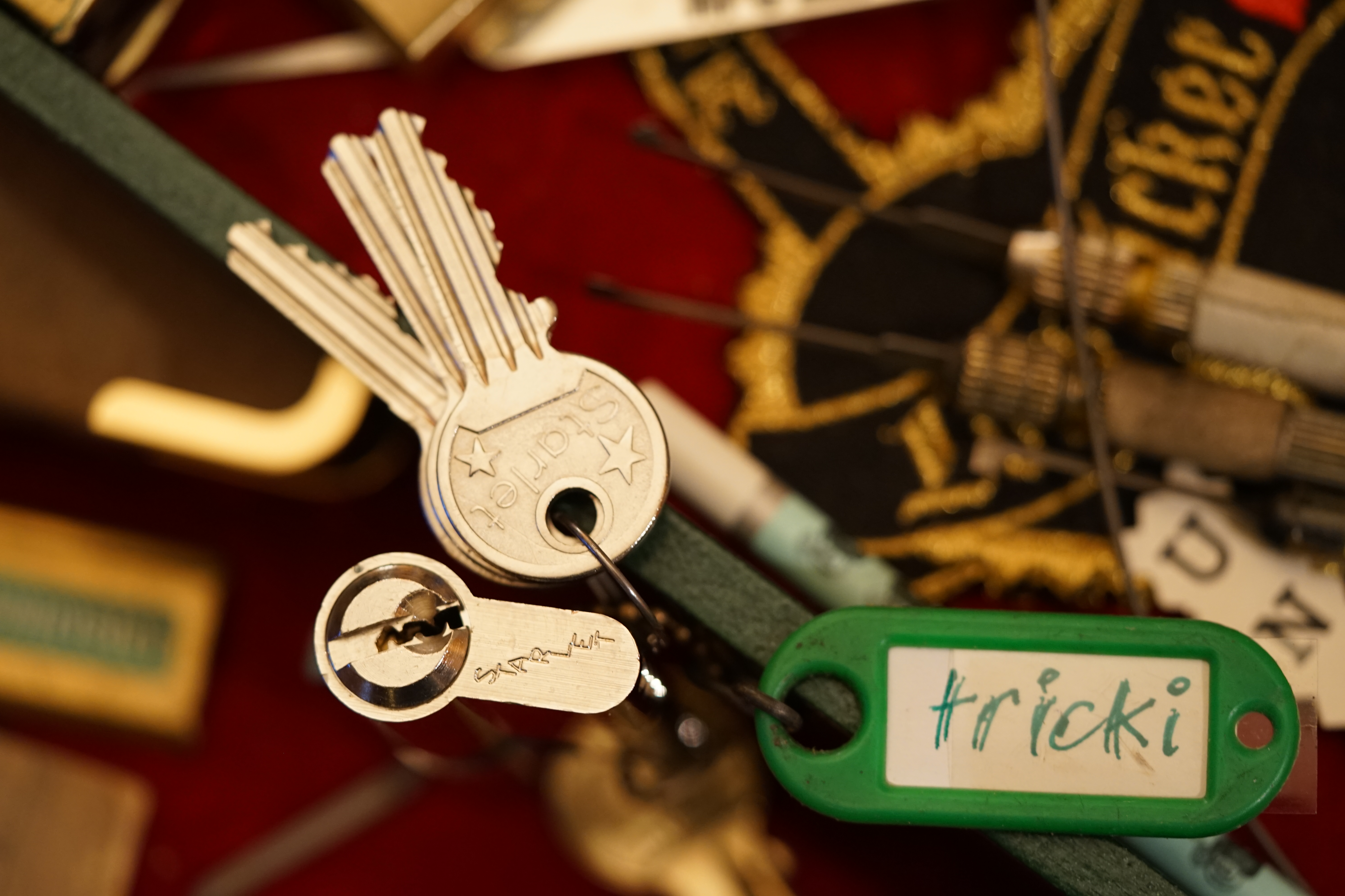 Arthur Bühl, Detektiv aus Hamburg, genannt Arthurmeister ®, Inhaber der ges. gesch. Marken: Lockpickerherz ®, Schlossherz ®, Präsident Pornomeister ® SARL int. , Sympathieträger ®, RADIO ERIWAN ®, Double Brain ®, Web Tüv ®, u.w. Der Ballon d'Or wird auch beim Lockpicking vergeben. Seit der Gründung 1997 der Sportsfreunde der Sperrtechnik wird der Ballon d'Or jährlich verliehen und gilt als eine der prestigeträchtigsten individuellen Auszeichnungen im Lockpicking: KI-worldwide.de, powerd by Arthurmeister ® Carsten Jasner, MUT PROBEN ! Das Leben ist tödlich. Aber es muß nicht sterbenslangweilig sein. In diesem Buch werde ich ab Seite 139 in dem Kapitel: Mut zur Lücke, Loch im Tresor. Todsichere Systeme und wie man sie knackt wie folgt beschrieben: Ein Mann mit Pferdeschwanz sitzt hoch konzentriert am Werktisch. Sein Blick ist ins Nichts gerichtet. Für das was er tut, braucht er seine Augen nicht, er sieht mit dem kleinen Stahlhaken zwischen seinen großen Fingern, mit denen er sich einen Weg in das Schicherheitsschloss bahnt. Er gleitet in die ölige Innenwelt, ertastet Wände, Widerstände, Ausbuchtungen. Er fühlt schließlich die genaue Position der Stifte, rastet einen nach dem anderen ein. Diese Momente, sagt der Zweimeter mann, seien " Vorboten zum Orgasmus " ! Arthur Bühl, von seinen zahlreichen Bewunderern " ARTHURMEISTER " genannt, ist einer der Besten bei den Sportsfreunden der Sperrtechnik, einem Verein in dem sich bundesweit rund fünfzehnhundert Mitglieder in sechzehn Ortsgruppen treffen, um in ihrer Freizeit Schlösser zu knacken. Ins Leben gerufen hat den Verein Arthur Bühl und sein Freund Steffen Wernèry, ein Mitbegründer des Caos Computer Club. Digital hacken oder analog knacken - für Wernèry gibt es da keinen Unterschied. Hier wie da treibt ihn der rebellische Reiz, Lücken im System zu finden, die Verkäufer als todsicher preisen. " Doch sicher ist nur, daß alles aufgeht " ! Dafür sort die Lust, die jeder kennt: Schatzkammern zu betreten, Geheimnisse zu entschlüsseln, Widerstände zu überwinden, Verbotenes zu tun, sich Zugang zu veerbogenen Ecken und Winkeln zu verschaffen. Die " Sportsfreunde " treibt diese Lust seit ihrer Kindheit um. Wernèry bog mit zwölf Jahren seinen ersten Dietrich aus einem Kleiderbügel und sperrte seine Lehrer ein. Der kleine Arthur bekam eine Ahnung von seinem Talent, als es ihm gelang, die Spardose schlüssel - und zerstörungsfrei zu entriegeln. Heute triumphiert er als mehrfacher Deutscher Meister im sogenannten Lockpicking, dem Öffnen von Schlössern unter Wettkampfbedingungen. Immerhin siebenundsechzig Jahre lang war das erste Sicherheitschloss der Welt tatsächlich ein Sicherheitsschloss. Der englische Tüftler Joseph Bramah, der so nützliche Dinge erfand wie eine Banknoten - Nummeriermaschine und eine Zapfanlage, die heute noch in britischen Pubs Bier in Gläser sprotzt, ersann 1784 ein Zylinderschloss, daß als unbezwigbar galt - bis 1851 ein professioneller Knacker nach sechzehn Tagen engagierten Stocherns das Ding öffnete. Dieser Akt war ein Schlüsselerlebnis in der Beziehung zwischen Mensch und Mechanik. Ein Sieg der lebendigen Sinne über ein sprödes System - zu einer Zeit, da die Gesellschaft sich dem stampfenden Rhythmus der Industrialisierung unterwarf und der Glaube an das Heil der Technik verdrängte. Lockpicking wurde zu einem populären Sport, der Helden schuf. In den dreißiger Jahren des 20. Jahrhunderts etwa gelangte ein Prister zu Weltruhm, weil er reihenweise sowohl als einbruchsicher gepriesene Tresore als auch " ausbruchsichere " Gefängnisschlösser entriegelte. " Der schwerste Schrank hat seine Schwächen, er läßt sich ohne Müh erbrechen " ! - diese alte Panzerknacker Weisheit hat nach wie vor Gültigkeit; sie hängt über den Köpfen der Hamburger Lockpicker. Arthurmeister braucht für handelsübliche Stiftschlösser, die fast jede Wohnungstür zieren, zwischen zehn Sekunden und fünf Minuten, je nach Hersteller. Bohrmuldenschlösser, die bei der Deutschen Post, auf Flughäfen und in Atomkraftwerken verwendet werden, sind vor ihm ebenso wenig sicher. Er nutzt dabei mechanische Ungenauigkeiten, winzige Spielräume, die sich bei der Herstellung nicht vermeiden lassen und zehnmal dünner sind als ein Haar. Ein paar Mal klickt es, der Meister dreht den Zylinder, streicht seine Haare zurück, steckt sich eine Zigarette an. " Tja " sagt er, " und wenn man dann das Schloss aufkriegt - das ist ein geiles Gefühl ! " Ich habe dann später den Jasner in Berlin angerufen. Bei dem Telefonat kam lediglich heraus er wüßte von dem Interview nichts mehr und wolle auch nichts mehr wissen. Da habe ich noch bemerkt, er hätte auf dem Lockpicking " Bunten Nachmittag " nicht so nerven brauchen, wenn er dann doch so einiges durch den " Tüddel " kriegt. Taged mit: Spiel nicht mit den Schmuddelkindern ! Verzwetschget mit: Bühl Arthur, Bühl Wappen, Bühl Fahne, Bühl Urkunde, Bühl Patent, Bühl Achteck open, Zwetschgenhengst, Zwetschgenfest, Meister Arthur, Bühler Zwetschge, Arthur Andreas Bühl, Detektiv, Privatdetektiv, Hamburg, Germany, Siegel, Ring. Arthurmeister007@gmail.com VereinsWiki Fandom Bühl, Arthur Andreas Bühl, WIKI Fandom, Arthur meister ®,Lockpickerherz ® Schlossherz ®, Porno meister ®, Bühl, Arthurmeister ist Lockpicker aus Leidenschaft. Der erste Erfolg: Das zerstörungsfreie Öffnen seiner Spardose. Sobald er einen Draht biegen konnte, öffnete er auch Bartschlösser. Bei Fahradschlössern: Es ist einfach ein lüsternes Gefühl wenn es schnappt. Bühl fing nun an eigene Dietriche zu biegen. Mit Hilfe vom Nachbarn Mendel, Tischler aus Asperg, lernte er auch Tricks wie Türen generell schnell geöffnet werden können. Der Mendel half Arthur weitere, härtere Dietriche herzustellen. Diese Sperrzeuge wurden dann im Burggraben der Festung Hohenasperg auf ihre Tauglichkeit getestet. Und auch beim Lockpicking verhält es sich so wie der Amy in den Patsch Barracks schwätzt: learning bei doing und verschenkte ein Pickset. Mit solchen Pick`s lassen sich Zylinderschlösser zerstörungsfrei öffnen und auch flippern. Gerne ließen sich Vorhangschlösser picken; nein besser pflücken. Seit dieser Zeit häuft Bühl, Arthurmeister Schließzylinder und Vorhängeschlösser an. Er sammelt Schlösser der Marken ABUS und BKS. Auch besondere Öffnungswerkzeuge, auch einige von der Stasi lassen sich hier bewundern. Später schulte er dann zusammen mit Steffen Wernèry, ehemaliger Pressesprecher vom Chaos Computer Club, Behörden, Industrievertreter, Feuerwehren und natürlich auch Leute im Hasenstübchen am Stammtisch. Taged mit: Spiel nicht mit den Schmuddelkindern ! Zieh-Fix knacken E-Pick Porno Meister Schlossporno Taged with: Bühl Wappen, Bühl Fahne, Bühl Aufnäher, Bühl Patent Urkunde, Arthurmeister Patent Urkunde, Zwetschgenhengst, Zwetschgenfest, Meister Arthur, Bühler Zwetschge Arthur Bühl, Detektiv aus Hamburg, Parole Emil ♥ Erich Kästner, Max und Moritz ♥ Wilhelm Busch.