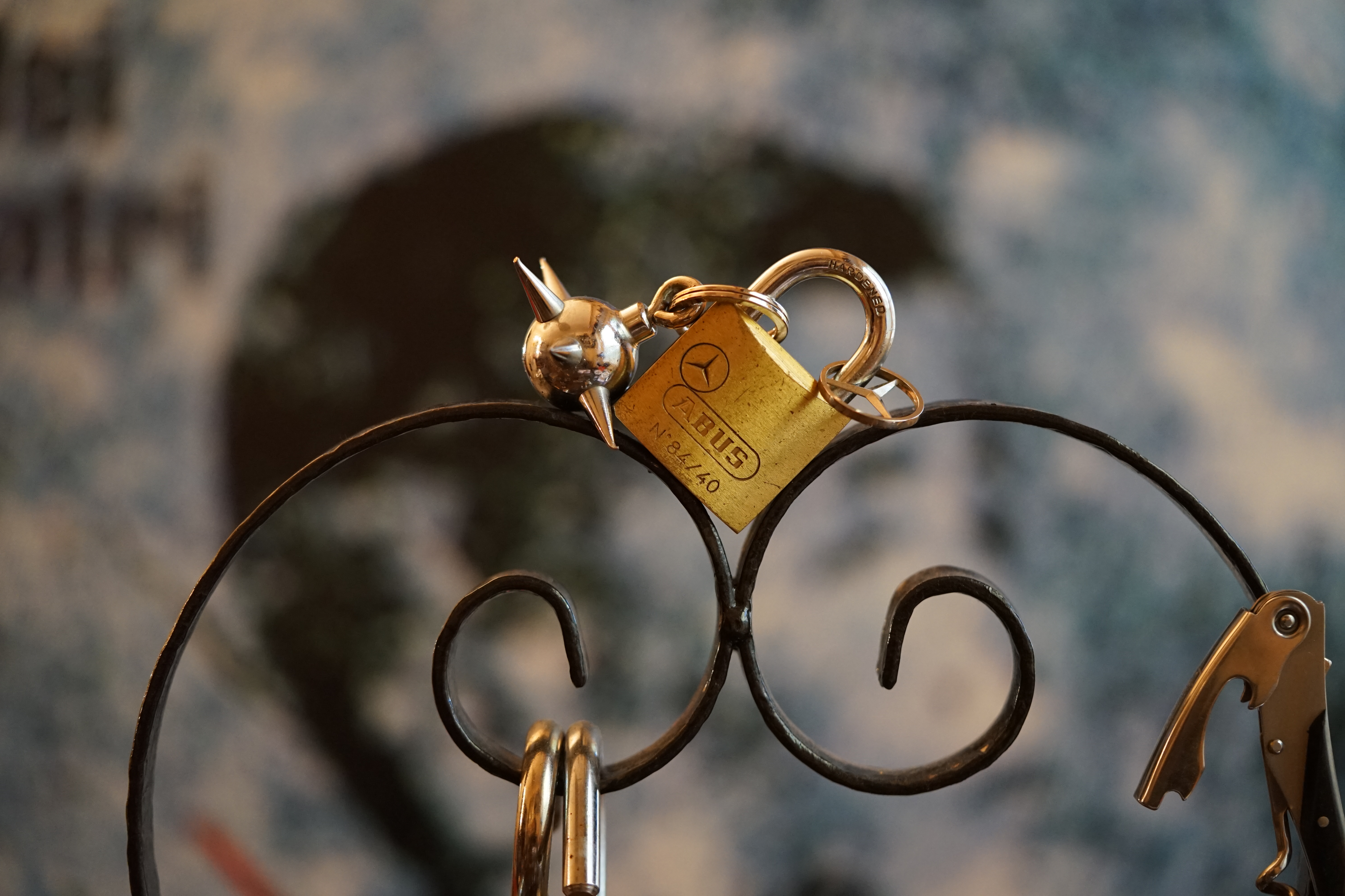 SEO PM Bühl Wappen Bühl. Arthur Andreas Bühl. Der Sympathieträger ist in Stuttgart, Baden - Württemberg geboren. Der Detektiv lebt in HAM. H1 Text der SEO schreibt: 𝔄𝔯𝔱𝔥𝔲𝔯 𝔅ü𝔥𝔩, 𝔄𝔯𝔱𝔥𝔲𝔯𝔪𝔢𝔦𝔰𝔱𝔢𝔯® Bühl, Arthur, Jahrgang 1961, Made in Germany, Detektiv or Private Investigator how Mr. Smitz from the PLAYBOY, Beverly Hills, say`s. Yes Mr. Smitz i will send you the Photo Arthurmeister`s F 1, Jacket for your LeporelloUS. to your E - Mail Mr.Smitz@Mr.Smitz.us. Ok, Mr. Smitz. Mr. Smitz do you know what Google Earth is ? Take BÜHL Arthur, only by Google Earth, you know ? have done it ? Yes Google will show you my Panel superfast. Cool, Arthurmeister, cool. Yes Mr. Smitz, this can i do for you too ! Yes with SEO. Yes, yes, i have Arkadasch erklärt, sein Erikli pasta is not so genial. Der beste Zwetschgenkuchen, you know plum tart, is from the Stadt Bühl. Not laughing in the USA. Bühl is a City like my Name. And the People in this City called it: Zwetschgendatschi ! you know. This is the world best plumcake. Yes Datschi. Yes, Stadt Bühl is near Baden - Baden, the Casino, you know ! Yes. Baden-Württemberg. You must know there is since 1927 the traditionell Zwetschgenfest. And there ist the Zwetschgenkönigin ! Mr. Smitz, my Ur Ur Ur Ur Grandfather is born in Bühl. My Great Grand Grand Mother where also born in the town Bühl. Their profession was Zwetschgenpicker. Not Lockpicker, Zwetschgen / Plum Picker. And Rüttler. Oh, really ! Yes, Yes. And since this time the name of the family Bühl from the Stadt Bühl is: Yes you know - Buehl. Yes i will give Greetings from you to Mrs. Friede Springer from the Newspaper BILD et. Yes, the Elbphilharmonie is in Betrieb. OH, Mr. Smitz, greeting´s to you from Joe Asbbery, NBA, you know. Tomorrow we will meet us in the Hasenstübchen, our Rabbit Hall. For Lockpicking und Beer. Call you. Parole Emil ! H1 Text der SEO schreibt weiter: 𝔄𝔯𝔱𝔥𝔲𝔯 𝔅ü𝔥𝔩, 𝔄𝔯𝔱𝔥𝔲𝔯𝔪𝔢𝔦𝔰𝔱𝔢𝔯® Herr Arthur Bühl, kritischer Privatdetektiv aus der Hansestadt Hamburg, bereitet sich auf ein Interview mit der BILD et vor. Bei Babsi und Gina in Fuhlsbüttel wird ihm zuvor der Vokuhila geschnitten. Herr Arthur Bühl wurde schon in der BILD et als " Herr der Schlösser " beschrieben. " Ein bisschen Ruhe bitte " schreibt Jan Freitag von der TAZ. Er erwähnt auch eine Mustertür by Wendt. Es wird darin herumgeprökelt. Selbst Arthur Bühl, der weltbeste aus dem Lockpicker Mekka Hamburg, betreibt pures Understatement, weil er sein Schloss in nur 20 Sekunden " geknackt " hat. Charles Graeber von der Wired.com beschreibt in seinem Artikel Master Lock - Pickers do bottle Arthur Bühl " The Master of the Universe ", Arthur Bühl a private Detective of Germany open locks. Bühl`s Fabio - the - Barbarian Look stands out. He wins the Dutch Open and is now Master of the Universe. The people cry: " Arthurmeister ! booms Arthurmeister ". Mark Webber Tobias, the Author of Locks, Safes, and Security, a Police Reverence, say: Arthurmeister, that ist beautyful. " Open ! " sagt Arthurmeister ", offen ist gut, schneller offen ist besser ". " Beer !" Arthurmeister booms back and a new Champion is born. Die Welt berichtet: " Die Kunst, Schlösser ohne Schlüssel zu öffnen ". Vereinsmitbegründer und Vizepräsident Arthur Bühl trägt seine Leidenschaft schon auf der Krawatte. Sie ist rot mit gelben Schlüsseln drauf. Intern wird er ehrfürchtig " Meister Arthur " gerufen. Er hat es zum siebenfachen Deutschen Meister in verschiedenen Disziplinen geschafft. Er pickt seit der Kindheit. Sein erstes Trainingsobjekt war sein Spardosenschloss - Ein klassischer Einstieg… . Die Slate berichtet über Arthur Bühl als Lockpicking Legend. Es gibt einen Artikel Tool for Picking and Decoding by Stasi, CCC, Vortrag Berlin. Amateur Hour berichtet: Arthurmeister has " The Master Touch ". Bei den Kaba Day `s im Europa Park Rust schreibt die Pressebox: auf großes Interesse der Teilnehmer stieß auch die praktische Vorführung von Steffen Wernéry und Arthur Bühl, die gängige mechanische Schließzylinder ohne Schlüssel zerstörungsfrei öffnen. Meist in Sekundenschnelle. Auch die Chemnitzer Zeitung " Freie Presse " hat über das Lockpicking und Arthur Andreas Bühl alias Arthurmeister berichtet. Dwight Perry schreibt: Arthur Bühl has good hands ! In der Philalocksmith wird Arthur Bühl auch als Lockpicking Legend betitelt. Es gibt auch einen Beitrag, 360 Meridianos. In der Datenschleuder, CCC, wurde über ihn als Sympathieträger berichtet. Veröffentlicht unter Linkedin, Xing, Google Panel, Twitter X. In der Vitrine von Arthur Andreas Bühl, Arthurmeister® sind Schlösser, Padlocks, von ABUS, BKS, CES, DOM, EVVA, Assa Abloy, Z Ikon, Kaba, Keso, ASSA, Winkhaus, Wilka, Trelock, Schmelting, Bode Panzer, Ancor Las, Drumm Geminy, Xylock, SEA, Medeco, Mul-T-Lock, Cut away, ABUS Granit, Pfaffenhain, E*S, ESS, Nemef, BAB, Babelsberg, Stasi, Diskus, WMF, Tesa, Noch, Vachette, Cisa, Wally, Rielda, Mottura, Viro, FAI, GeGe, Fichet, Bode Panzer, Tresor, Bramah, Protector, Braun`s Patent, Walomatus, Arolds, Combination Lock, Yale, Master, American Lock, Tubular, China, Indien, Aligarh, Nepal, Thailand, Zahlenschlösser, Himmelsschlüssel und noch vieles mehr, vorhanden. Alle Schliesszylinder sind Übungsmaterial für das Lockpicking. Schlagschlüssel und so vieles mehr, sind auch dabei. Auch der Sputnik. Verschlagwortet mit: ♥ Vokuhila, Friseur ♥ Schwäbischer Hengst, Zwetschgen Heini, Bühl er, Zwetschge, Google Earth, Mittelpunkt der Welt, Martinameisterin, Cartomanze, Scholischek, " HIGH NOON ! ". ♥ Parole Emil ! SEO SH Bühl Wappen 𝔄𝔯𝔱𝔥𝔲𝔯 𝔅ü𝔥𝔩, 𝔄𝔯𝔱𝔥𝔲𝔯𝔪𝔢𝔦𝔰𝔱𝔢𝔯® ♥ Bühl, Arthur, Jahrgang 1961, Made in Germany, Detektiv or Private Investigator how Mr. Smitz from the PLAYBOY, Beverly Hills, say`s. Yes Mr. Smitz i will send you the Photo Arthurmeister`s F1, Jacket for your LeporelloUS. to your E - Mail Mr.Smitz@Mr.Smitz.us. Ok, Mr. Smitz. Mr. Smitz do you know what Google Earth is ? Take BÜHL Arthur, only by Google Earth, you know ? have done it ? Yes Google will show you my Panel superfast. Cool, Arthurmeister, cool. Yes Mr. Smitz, this can i do for you too ! Yes with SEO. Yes, yes, i have Arkadasch erklärt, sein Erikli pasta is not so genial. Der beste Zwetschgenkuchen, you know plum tart, is from the Stadt Bühl. Not laughing in the USA. Bühl is a City like my Name. And the People in this City called it: Zwetschgendatschi ! you know. This is the world best plumcake. Yes Datschi ! Yes, Stadt Bühl is near Baden - Baden, the Casino, you know ! Yes. Baden-Württemberg. You must know there is since 1927 the traditionell Zwetschgenfest. And there ist the Zwetschgenkönigin ! Mr. Smitz, my Ur Ur Ur Ur Grandfather is born in Bühl. My Great Grand Grand Mother where also born in the town Bühl. Their profession was Zwetschgenpicker. Not Lockpicker, Zwetschgen / Plum Picker. And Rüttler. Oh, really ! Yes, Yes. And since this time the name of the family Bühl from the Stadt Bühl is: Yes you know - Buehl. Yes i will give Greetings from you to Mrs. Friede Springer from the Newspaper BILD et. Yes, the Elbphilharmonie is in Betrieb. OH, Mr. Smitz, greeting´s to you from Joe Asbbery, NBA, you know. Tomorrow we will meet us in the Hasenstübchen, our Rabbit Hall. For Lockpicking und Beer. Call you. Parole Emil ! Not E-Mail. Provided by www.Arthur-Bühl.de and www.Arthurmeister.de Verschlagwortet mit: ♥ Vokuhila, Friseur ♥ Schwäbischer Hengst, Zwetschgen Heini, Bühl er, Zwetschge, Google Earth, Mittelpunkt der Welt, Martinameisterin, Cartomanze, Scholischek, " HIGH NOON ! ". ♥ Parole Emil ! Veröffentlicht unter Linkedin, Xing, Google Panel, Twitter X. Wordpress spricht über die KI: SEO Text Bühl. Pornomeister@Pornomeister.de ♥ 𝔄𝔯𝔱𝔥𝔲𝔯 𝔅ü𝔥𝔩, 𝔄𝔯𝔱𝔥𝔲𝔯𝔪𝔢𝔦𝔰𝔱𝔢𝔯® Arthur Andreas Bühl, Made in Germany, born 1961, ist mehrfacher Deutscher Meister im Lockpicking. In dem Magazin WIRED wird er als " Master of the Universe " betitelt. Im Hasenstübchen stellt er seinen Leporello " Der Aufmacher ", vor und telefoniert mit Mr. Smitz, Beverly Hills from the News Paper PLAYBOY, USA. No, Mr. Smitz, the E - Mail is not Parole Emil, the E - Mail is called: PAROLE E-Mail.com. Mr. Smitz is laughing ! Take the romantic move. Yes, Mr. Smitz, with every beat of your heart. You know Engelbert ? Mr. Humperdinck ! This is the favorite song from Friede Springer from the BILD et, You know ? Arthurmeister`s Jukebox, YouTube, spielt Pointer Sisters: Slow Hand. Der Noagerlzutzler, der Scholischek und Raucher am Stammtisch können keine Padlocks öffnen. Deshalb müssen diese Spitzbuben an den Tresen. Die Glocke wird geläutet. Arthurmeister brüllt " OFFEN " ! Die Jukebox spielt jetzt Ina Müller - Dörp Reggae. Arthurmeister und Joe Asberry, der alte Basketballer von der NBA, stoßen miteinander an. Stößchen ! Stößchen schreit Martinameisterin. Santa Maria ! Tante Martina ! Mittlerweile spielt in der Jukebox Engelbert: A man without love. Die Stimmung steigt. Die KI in der Jukebox, der Rock - Ola, spielt nacheinander: Joy Flemming, Ata Canani, Deutsche Freunde, natürlich auch Cem Karaca und die Kanaken, Mein deutscher Freund, Alle Menschen dieser Erde. Nina Hagen spielt African Reggae, UB 40 - spielt Kingston Town. Jan Delay ist mit Irgendwie, Irgendwo, Irgendwann, Live und die BeeGees mit How deep is your love, dabei. Eddy Holman, Hey there lonely girl, bei Pink Floyd und bei den The Doors, Riders on the Storm tanzen die Gäste. Heike I drückt Harold Melvin & the Blue Notes This love I lost. T.S.O.P. The Sound Of Philadelphia und Hildegard Knef mit - Der alte Wolf, bringen die Menge zum kochen. Pelle dröhnt: Marmor Stein und Eisen bricht. Die Affen rasen durch den Wald. Die Five Tops: Warte auf das Glück, Kenny Rogers - You decorated my life, Reinhard Fendrich - Strada del sole, Sammy Davis jr. mit Mr. Bojangles live in Germany und Teddy Pendergrass - Turn off the lights sowie Julio Iglesias mit Diana Ross - All of you, bringt die Meute weiter zum toben. Die Polizei drückt Empire of the Sun - We are the people. Helen Ready singt Angie Baby. Bei Element of Crime steigert sich die Ekstase vom Mittelpunkt der Welt über die Straßenbahn des Todes zu Am Ende denk ich immer nur an Dich. Die Love Story - Andy Williams, ABBA mit Hasta Manana, runden die Sache ab. Hannenberger schmeißt bei Roger Whittaker - Abschied ist ein scharfes Schwert, alle RAUS ! Morgen ist 11 Uhr High NOON ! Dänen lügen nicht. ♥ Verschlagwortet mit: Arthur Bühl. Arthurmeister® Arthur ♥ Schwäbischer Hengst, Buhl. Zwetschgen Heini, Artur, Buehl er, Zwetschge, Made in Germany, Born 1961, Sympathieträger, Google Earth, Mittelpunkt der Welt, Pflaumen, Arkadasch, Datschi, ♥ Martinameisterin, Cartomanze, Scholischek, " HIGH NOON ! ", Vokuhila. ♥ Parole Emil !