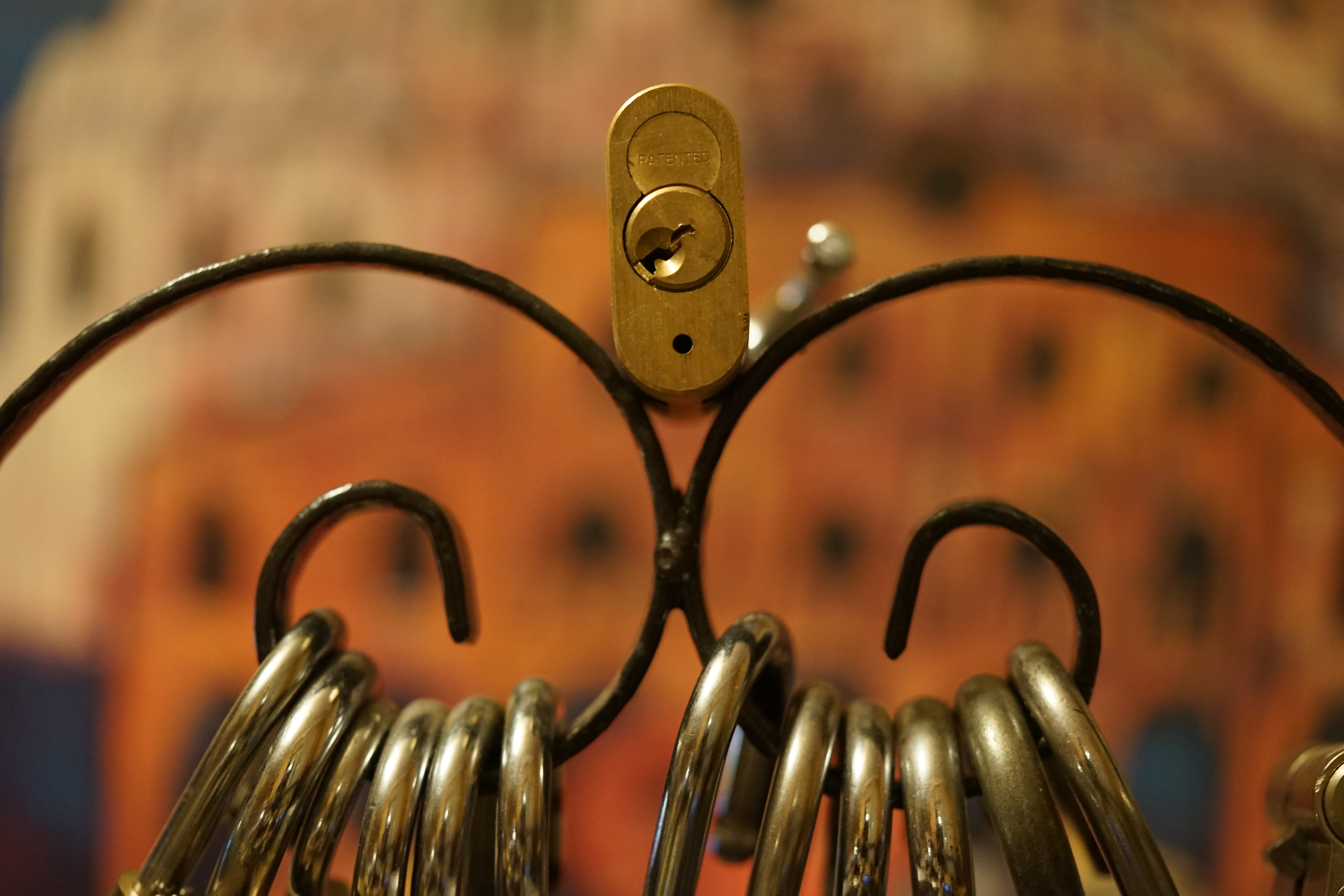 Freunde ! spricht Arthur Bühl, Detektiv aus ( HAM ), und hebt den Zeigefinger: Ihr mit eurer künstlichen Intelligenz. Die muß trainiert werden. Wie der Stammtisch. Und die Schlagworte wie Arthurmeister ® bürgerlich Arthur Andreas Bühl ist mehrfacher Deutscher Meister im Lockpicking, müssen hinzugefügt werden. Arthurmeister öffnet Schließzylinder, Profilzylinder, Vorhangschlösser zersörungsfrei. Die Benutzung von E - Pick, Sperrzeug, Pickset, Schlagschlüssel sind natürlich erlaubt. Alle Dietriche und Werkzeuge die das Schloss nicht beschädigen ! Arthur Bühl gibt auch seinen Kollegen im Detektiv - Verband als Performance Künstler Einblick in die Welt des Lockpicking, die Welt der Schloss Herzen und zeigt ebenfalls Öffnungsmethoden der Stasi und deren operatives Vorgehen. Arthur Bühl ist weiter Präsident der eingetragenen Schutzmarke Pornomeister ® S.A.R.L und stellt dort auf seiner Internetseite Schnitt - und Cutmodelle von Schließzylindern und Tresorschlössern vor. Während Bild et Uschi stenografiert erklingt aus der Jukebox im Hasenstübchen der Klassiker: Slow Hand von den Pointer Sister`s. Hannenberger fragt: Wie immer ? Arkadasch meint: Heute Helbing ! BILD et Uschi mit Parole Emil ! In der Vitrine von Arthur Bühl, Arthurmeister® sind Schlösser, Padlocks, von ABUS, Binoxx BUGA, BKS, CES, DOM, EVVA, FEFI, Assa Abloy, Z Ikon, KABA, KESO, ASSA, Winkhaus, HKR, Wilka, Trelock, Schmelting, Bode Panzer, Comet, Ancor Las, Drumm Geminy, Xylock, EMKA, SEA, Medeco, Mul-T-Lock, Cut away, ABUS Granit, Pfaffenhain, E*S, ESS, Nemef, BAB, Babelsberg, Stasi, Diskus, WMF, Tesa, Noch, Vachette, Cisa, Wally, Rielda, Mottura, Viro, FAI, GeGe, K + K, Fichet, Bode Panzer, Tresor, Bramah, Protector, Braun`s Patent, Walomatus, Arolds, Combination Lock, Yale, Master, American Lock, Tubular, China, Indien, Aligarh, Nepal, Thailand, Zahlenschlösser, Himmelsschlüssel und noch vieles mehr, vorhanden. Alle Schliesszylinder sind Übungsmaterial für das Lockpicking. Schlagschlüssel und so vieles mehr, sind auch dabei. Auch der Sputnik. Verschlagwortet mit: ♥ Vokuhila, Friseur ♥ Schwäbischer Hengst, Zwetschgen Heini, Bühl er, Zwetschge, Google Earth, Mittelpunkt der Welt, Martinameisterin, Cartomanze, Scholischek, " HIGH NOON ! ". ♥ Parole Emil ! Arthurmeister`s Jukebox im Bunny Hall, B - Seite Einmal den Himmelsschlüssel aus der Hand gegeben. Der Stammtisch hat sofort eine Bass - Boom - Box, angeschlossen. Wie inner Disse ! Werbefrei. Mit Lichtorgel. Bouncing Joe und Schwerti drücken: Du wirst immer schöner ! Heike IV versucht sich an der Sportart Purzelbaum. Prost und Stößchen ! LiBi`s vom Lockpicking am Stammtisch sind unter Bunter Nachmittag, anzuschauen. Also: Viel Spaß ! und das Passwort lautet: Freibier Freibier ! Lautstärke ? " OFFEN ". Magic Fly. Arthur Buehl de oder Pornomeister de