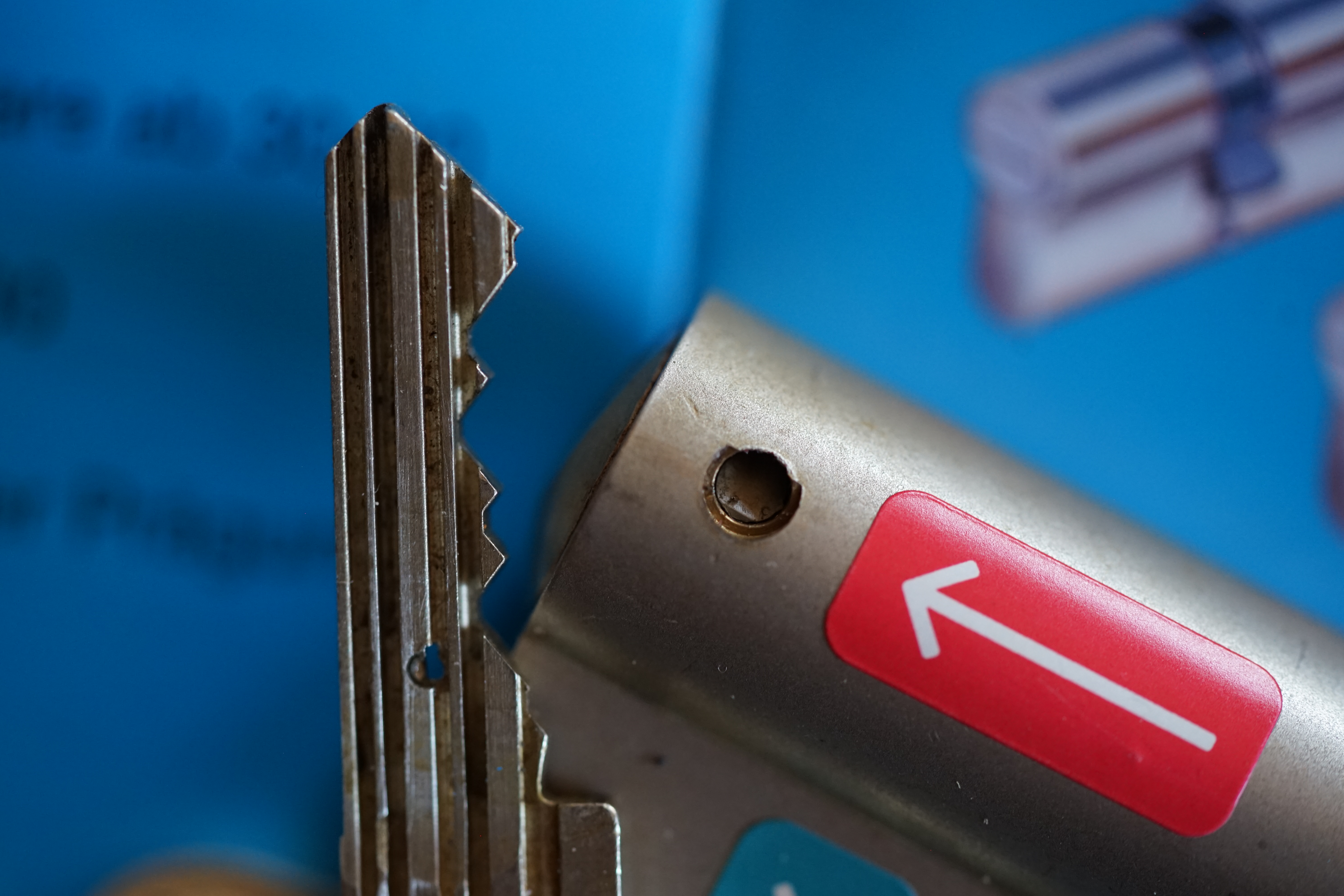 LOTTO 𝔄𝔯𝔱𝔥𝔲𝔯 𝔅ü𝔥𝔩, 𝔄𝔯𝔱𝔥𝔲𝔯𝔪𝔢𝔦𝔰𝔱𝔢𝔯® Samstag 11 Uhr, a.m, " HIGH NOON ". Arthurmeister und die Cartomanze sitzen am Stammtisch im Hasenstübchen, Fuhlsbüttel. Aus der Jukebox by You Tube, der alten Rock-Ola schallt von Element of Crime: Das Hasenstübchern ist der " Mittekpunkt der Welt ". Die zwanzig Mittrinker am Counter schallen mit: Im Lotto spielst du immer nur; die Zahlen zwischen fünf und zehn; und als Zusatzzahl dein Lebensalter; denn als Lottospieler sagst du; darf man höchstens 49 Jahre alt sein; später wäre es schade um das Geld ! Wo DEINE Füße stehen ist der " MITTELPUNKT DER WELT ". Driver Dieter fährt mit Scholischek und Arkadasch zur Annahmestelle ! Verschlagwortet mit: Arthur Bühl, Arthurmeister® Arthur ♥ Schwäbischer Hengst, Buhl, Zwetschgen Heini, Artur, Buehl er, Zwetschge, Made in Germany, Born 1961, Sympathieträger, Google Earth, Mittelpunkt der Welt, Pflaumen, Arkadasch, Datschi, ♥ Martinameisterin, Cartomanze, Scholischek, " HIGH NOON ! ", ♥ ♥ Vokuhila ♥ Parole Emil ! LOTTO II 𝔄𝔯𝔱𝔥𝔲𝔯 𝔅ü𝔥𝔩, 𝔄𝔯𝔱𝔥𝔲𝔯𝔪𝔢𝔦𝔰𝔱𝔢𝔯® Samstag 11 Uhr, a.m. " HIGH NOON ". Arthurmeister und die Cartomanze sitzen am Stammtisch im Hasenstübchen, Hamburg - Fuhlsbüttel. Aus Arthurmeister`s Jukebox by You Tube, der alten Rock -Ola schallt von Element of Crime: Das Hasenstübchen ist der " Mittelpunkt der Welt ". Die zwanzig Trinker am Counter schallen mit: " Im Lotto spielst du immer nur die Zahlen zwischen fünf und zehn, und als Zusatzzahl dein Lebensalter, denn als Lottospieler darf man höchstens 49 Jahre alt sein, später wäre es schade um das Geld ! Wo unsere Füße stehen, ist der Mittelpunkt der Welt ! Arkadasch und Scholischek fahren mit Driver Dieter zum Lottogeschäft ! Verschlagwortet mit: Arthur Bühl, Arthurmeister®. Die SEO - Geister.de rufen: Buhl er Zwetschge, International Lockpicking, Google Earth, Earth Song, Schwäbischer Hengst und Sympathietraeger ! Verzwetschget mit: Arthur A. Bühl, Lockpicking, Deutscher Meister, Made in Germany, born 1961, in Stuttgart, Baden - Württemberg, is picking ABUS - Padlock, am Stammtisch ♥. Arthur Buehl, Arthurmeister raucht Roth - Händle Cigaretten aus der Stadt Lahr - Bühl, Schwarzwald, Black Forest. Die Damen trinken Rotkäppchen. Stößchen ! Mr. Smitz from Beverly Hills is calling. Arthurmeister, powerd by KI-Worldwide.de, speek to Mr. Smitz from the Playboy: Sorte Schwäbischer - Hengst.de is großfruchtig und süss ♥. No, only woman has Pflaumen. Yes, I will send greetings to your friend Friede Springer from the BILD et News, Hamburg. SEO für heute: Hasenstübchen, S - Bahn, Ohlsdorf, Am Hasenberge, Stanta Fu, Friedhof ! Vokuhila ♥ Zwetschgen - Heini, Parole Emil ! Arthur ♥ Schwäbischer Hengst, Buhl, Zwetschgen Heini, Artur, Buehl er, Zwetschge, Made in Germany, Born 1961, Sympathieträger, Google Earth, Mittelpunkt der Welt, Pflaumen, Arkadasch, Datschi, ♥ Martinameisterin, Cartomanze, Scholischek, " HIGH NOON ! ", ♥ ♥ Vokuhila ♥ Parole Emil !