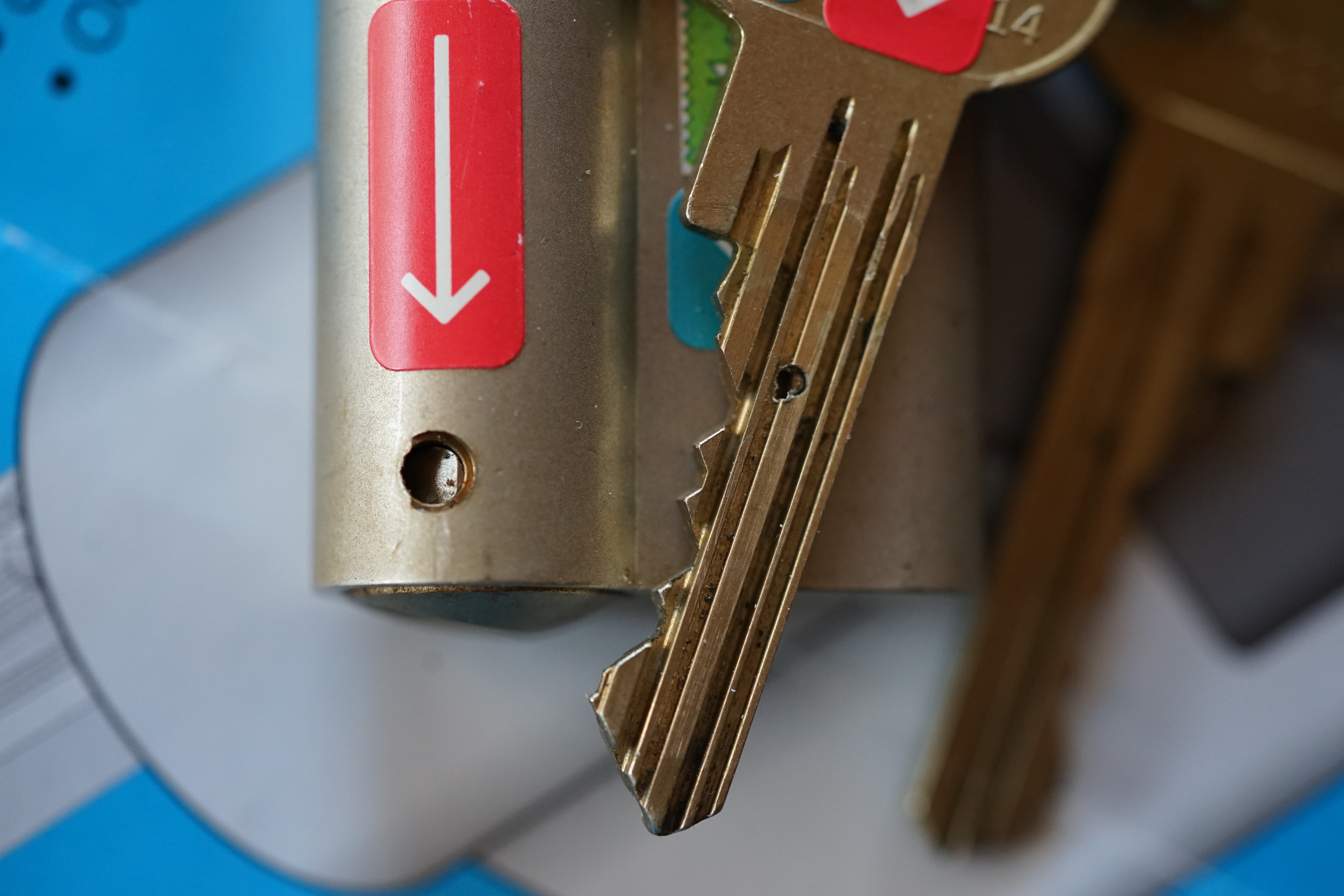 SEO F1 Rudi: ♥ 𝔄𝔯𝔱𝔥𝔲𝔯 𝔅ü𝔥𝔩, 𝔄𝔯𝔱𝔥𝔲𝔯𝔪𝔢𝔦𝔰𝔱𝔢𝔯® Arthur Andreas Bühl, Detektiv und Sympathieträger ♥, Made in Germany, Jahrgang 1961 aus Baden - Württemberg stellt seinen Leporello " Der Aufmacher " vor. Arthurmeister`s Jukebox im Hasenstübchen by YouTube, spielt Pointer Sisters: Slow Hand ! Am Tresen wird Helbing gekippt. Die Lockpicker am Stammtisch trinken nach jeder Öffnung ein Pils, manche auch Weizenbier ! Der Scholischeck nörgelt, weil er kein Padlock öffnen kann ! Ferrari Rudi brüllt: Martina die F1 Saison beginnt. Wir fliegen zum Hockenheimring ! Der Hannenberger sagt: Ich will auch mit ! Martina schreit: Minardi, wir gewinnen nie. Minardiiii, wir gewinnen niiiie. Und der Alex Young darf auch nicht mit. Can not drive ! Verschlagwortet mit Buehl, Buhl, Rotkäppchen, Zwetschgenhengst, Bühl er Zwetschge SEO für heute: Arthur Bühl, Arthurmeister® Arthur ♥ Schwäbischer Hengst, Heini, Zwetschgen Hengst, Buhl, Artur, Buehl er, Zwetschge, Made in Germany, Born 1961, Sympathieträger, Google Earth, Mittelpunkt der Welt, Pflaumen, Arkadasch, Datschi, ♥ Martinameisterin, Cartomanze, Scholischek, " HIGH NOON ! ", ♥ ♥ Vokuhila, Friseur ♥ Parole Emil !