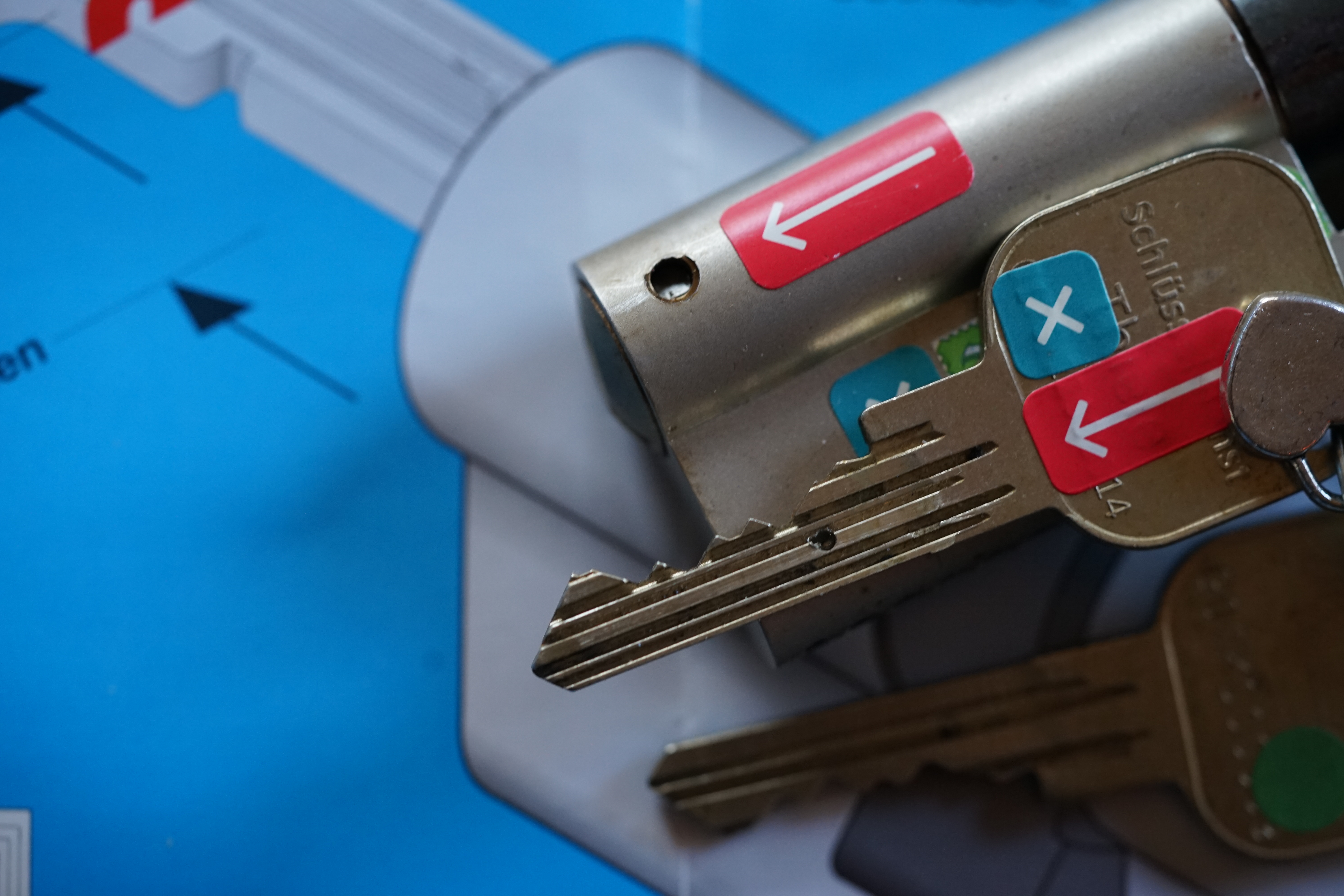 SEO Friseur 𝔄𝔯𝔱𝔥𝔲𝔯 𝔅ü𝔥𝔩, 𝔄𝔯𝔱𝔥𝔲𝔯𝔪𝔢𝔦𝔰𝔱𝔢𝔯® Herr Arthur Bühl, kritischer Privatdetektiv aus der Hansestadt Hamburg, bereitet sich auf ein Interview mit der BILD et vor. Bei Babsi und Gina in Fuhlsbüttel wird ihm zuvor der Vokuhila geschnitten. Herr Arthur Bühl wurde schon in der BILD et als " Herr der Schlösser " beschrieben. " Ein bisschen Ruhe bitte " schreibt Jan Freitag von der TAZ. Er erwähnt auch eine Mustertür by Wendt. Es wird darin herumgeprökelt. Selbst Arthur Bühl, der weltbeste aus dem Lockpicker Mekka Hamburg, betreibt pures Understatement, weil er sein Schloss in nur 20 Sekunden " geknackt " hat. Charles Graeber von der Wired.com beschreibt in seinem Artikel Master Lock - Pickers do bottle Arthur Bühl " The Master of the Universe ", Arthur Bühl a private Detective of Germany open locks. Bühl`s Fabio - the - Barbarian Look stands out. He wins the Dutch Open and is now Master of the Universe. The people cry: " Arthurmeister ! booms Arthurmeister ". Mark Webber Tobias, the Author of Locks, Safes, and Security, a Police Reverence, say: Arthurmeister, that ist beautyful. " Open ! " sagt Arthurmeister ", offen ist gut, schneller offen ist besser ". " Beer !" Arthurmeister booms back and a new Champion is born. Die Welt berichtet: " Die Kunst, Schlösser ohne Schlüssel zu öffnen ". Vereinsmitbegründer und Vizepräsident Arthur Bühl trägt seine Leidenschaft schon auf der Krawatte. Sie ist rot mit gelben Schlüsseln drauf. Intern wird er ehrfürchtig " Meister Arthur " gerufen. Er hat es zum siebenfachen Deutschen Meister in verschiedenen Disziplinen geschafft. Er pickt seit der Kindheit. Sein erstes Trainingsobjekt war sein Spardosenschloss - Ein klassischer Einstieg… . Die Slate berichtet über Arthur Bühl als Lockpicking Legend. Es gibt einen Artikel Tool for Picking and Decoding by Stasi, CCC, Vortrag Berlin. Amateur Hour berichtet: Arthurmeister has " The Master Touch ". Bei den Kaba Day `s im Europa Park Rust schreibt die Pressebox: auf großes Interesse der Teilnehmer stieß auch die praktische Vorführung von Steffen Wernéry und Arthur Bühl, die gängige mechanische Schließzylinder ohne Schlüssel zerstörungsfrei öffnen. Meist in Sekundenschnelle. Auch die Chemnitzer Zeitung " Freie Presse " hat über das Lockpicking und Arthur Andreas Bühl alias Arthurmeister berichtet. Dwight Perry schreibt: Arthur Bühl has good hands ! In der Philalocksmith wird Arthur Bühl auch als Lockpicking Legend betitelt. Es gibt auch einen Beitrag, 360 Meridianos. In der Datenschleuder, CCC, wurde über ihn als Sympathieträger berichtet. Veröffentlicht unter Linkedin, Xing, Google Panel, Twitter X. In der Vitrine von Arthur Andreas Bühl, Arthurmeister® sind Schlösser, Padlocks, von ABUS, BKS, CES, DOM, EVVA, Assa Abloy, Z Ikon, Kaba, Keso, ASSA, Winkhaus, Wilka, Trelock, Schmelting, Bode Panzer, Ancor Las, Drumm Geminy, Xylock, SEA, Medeco, Mul-T-Lock, Cut away, ABUS Granit, Pfaffenhain, E*S, ESS, Nemef, BAB, Babelsberg, Stasi, Diskus, WMF, Tesa, Noch, Vachette, Cisa, Wally, Rielda, Mottura, Viro, FAI, GeGe, Fichet, Bode Panzer, Tresor, Bramah, Protector, Braun`s Patent, Walomatus, Arolds, Combination Lock, Yale, Master, American Lock, Tubular, China, Indien, Aligarh, Nepal, Thailand, Zahlenschlösser, Himmelsschlüssel und noch vieles mehr, vorhanden. Alle Schliesszylinder sind Übungsmaterial für das Lockpicking. Schlagschlüssel und so vieles mehr, sind auch dabei. Auch der Sputnik. Verschlagwortet mit: ♥ Vokuhila, Friseur ♥ Schwäbischer Hengst, Zwetschgen Heini, Bühl er, Zwetschge, Google Earth, Mittelpunkt der Welt, Martinameisterin, Cartomanze, Scholischek, " HIGH NOON ! ". ♥ Parole Emil ! SEO Mr. Smitz und Jukebox, Grafik Banner erstes Sign, ist dann bei allen anderen auch so. Änderungen können gemacht werden.