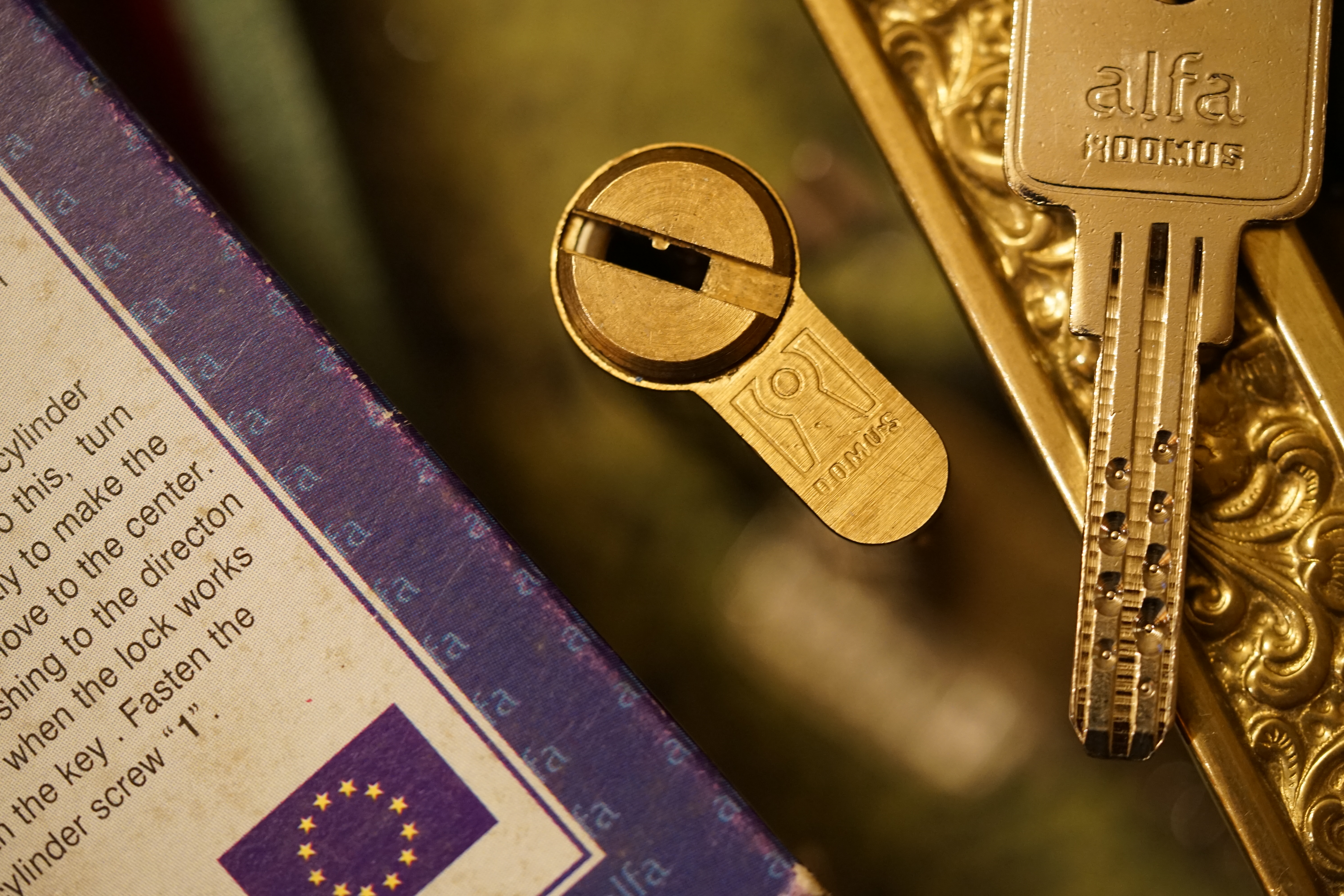 Freunde ! spricht Arthur Bühl, Detektiv aus ( HAM ), und hebt den Zeigefinger: Ihr mit eurer künstlichen Intelligenz. Die muß trainiert werden. Wie der Stammtisch. Und die Schlagworte wie Arthurmeister ® bürgerlich Arthur Andreas Bühl ist mehrfacher Deutscher Meister im Lockpicking, müssen hinzugefügt werden. Arthurmeister öffnet Schließzylinder, Profilzylinder, Vorhangschlösser zersörungsfrei. Die Benutzung von E - Pick, Sperrzeug, Pickset, Schlagschlüssel sind natürlich erlaubt. Alle Dietriche und Werkzeuge die das Schloss nicht beschädigen ! Arthur Bühl gibt auch seinen Kollegen im Detektiv - Verband als Performance Künstler Einblick in die Welt des Lockpicking, die Welt der Schloss Herzen und zeigt ebenfalls Öffnungsmethoden der Stasi und deren operatives Vorgehen. Arthur Bühl ist weiter Präsident der eingetragenen Schutzmarke Pornomeister ® S.A.R.L und stellt dort auf seiner Internetseite Schnitt - und Cutmodelle von Schließzylindern und Tresorschlössern vor. Während Bild et Uschi stenografiert erklingt aus der Jukebox im Hasenstübchen der Klassiker: Slow Hand von den Pointer Sister`s. Hannenberger fragt: Wie immer ? Arkadasch meint: Heute Helbing ! BILD et Uschi mit Parole Emil ! In der Vitrine von Arthur Bühl, Arthurmeister® sind Schlösser, Padlocks, von ABUS, Binoxx BUGA, BKS, CES, DOM, EVVA, FEFI, Assa Abloy, Z Ikon, KABA, KESO, ASSA, Winkhaus, HKR, Wilka, Trelock, Schmelting, Bode Panzer, Comet, Ancor Las, Drumm Geminy, Xylock, EMKA, SEA, Medeco, Mul-T-Lock, Cut away, ABUS Granit, Pfaffenhain, E*S, ESS, Nemef, BAB, Babelsberg, Stasi, Diskus, WMF, Tesa, Noch, Vachette, Cisa, Wally, Rielda, Mottura, Viro, FAI, GeGe, K + K, Fichet, Bode Panzer, Tresor, Bramah, Protector, Braun`s Patent, Walomatus, Arolds, Combination Lock, Yale, Master, American Lock, Tubular, China, Indien, Aligarh, Nepal, Thailand, Zahlenschlösser, Himmelsschlüssel und noch vieles mehr, vorhanden. Alle Schliesszylinder sind Übungsmaterial für das Lockpicking. Schlagschlüssel und so vieles mehr, sind auch dabei. Auch der Sputnik. Verschlagwortet mit: ♥ Vokuhila, Friseur ♥ Schwäbischer Hengst, Zwetschgen Heini, Bühl er, Zwetschge, Google Earth, Mittelpunkt der Welt, Martinameisterin, Cartomanze, Scholischek, " HIGH NOON ! ". ♥ Parole Emil ! Arthurmeister`s Jukebox im Bunny Hall, B - Seite Einmal den Himmelsschlüssel aus der Hand gegeben. Der Stammtisch hat sofort eine Bass - Boom - Box, angeschlossen. Wie inner Disse ! Werbefrei. Mit Lichtorgel. Bouncing Joe und Schwerti drücken: Du wirst immer schöner ! Heike IV versucht sich an der Sportart Purzelbaum. Prost und Stößchen ! LiBi`s vom Lockpicking am Stammtisch sind unter Bunter Nachmittag, anzuschauen. Also: Viel Spaß ! und das Passwort lautet: Freibier Freibier ! Lautstärke ? " OFFEN ". Magic Fly. Arthur Buehl de oder Pornomeister de