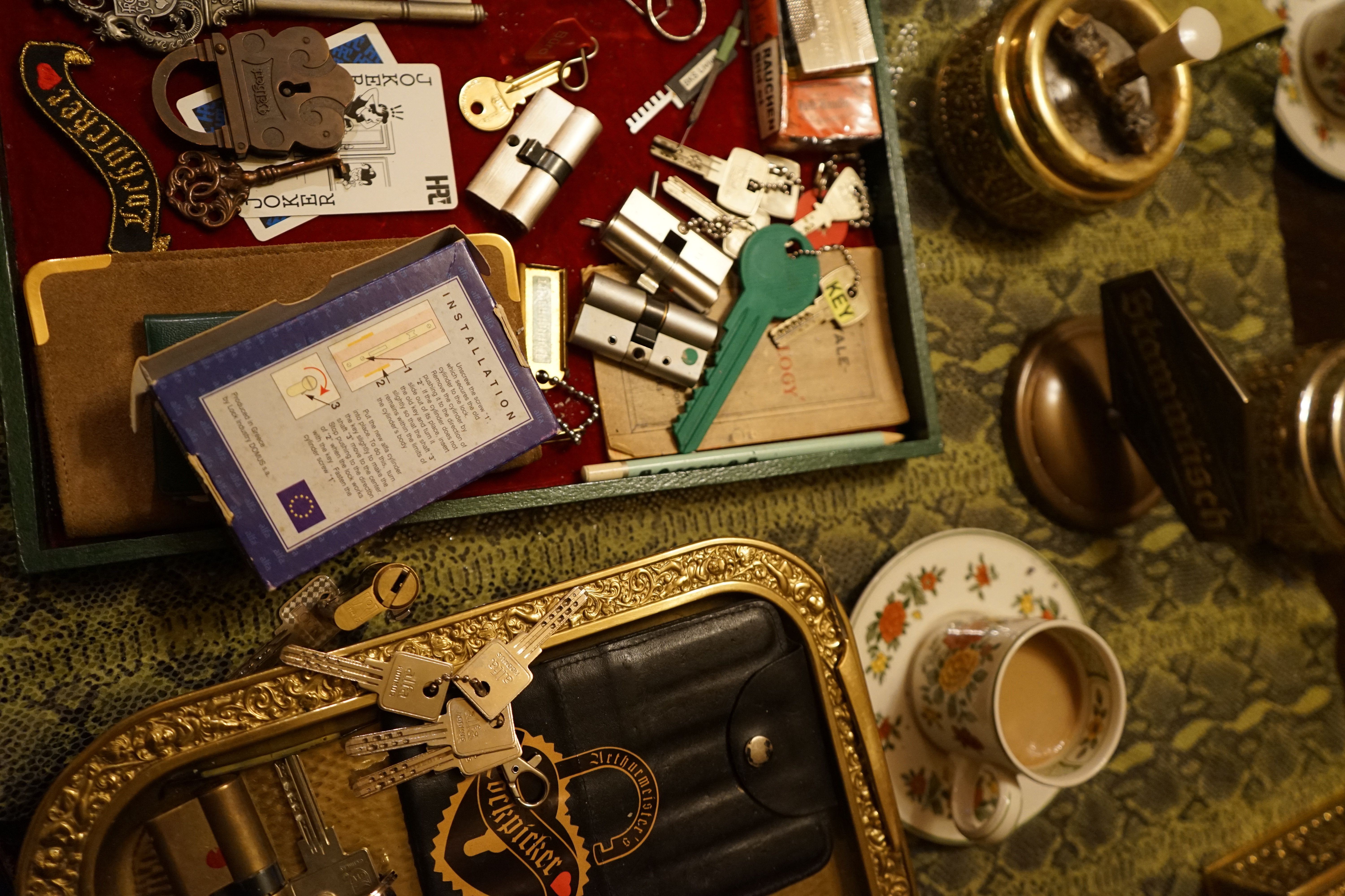 Fandom Wiki Arthur A. Bühl, Detektiv aus Hamburg, Profilbild, Lockpicking, Danke Dr. Ulrich Morgenrot, Velbert, Schlüsselregion, Schlüsselfest in Velbert, Forum Niederberg, Schlossmuseum, Schlüsselfest, Schlossherz, Hans Schell Collection, Martina Pall, Graz, Austria, Park Hotel, Brauhaus, BKS, Heiligenhaus, Wilka Schließtechnik, Silca, IHK, KFV, Errebi, Beschlag, Hersteller, ABUS, Arthur Bühl, Arthurmeister ®, Schlosssammler, Bühl Wappen, Bühl Flagge, Bühl Urkunde Patent, BKS, Arthur Meister, Porno Meister, Wernèry, Profilzylinder, Juke Box Arthurmeister You Tube, Buehl Logo, Cutaway Cilinder, Pfaffenhain, Demonstration Lockpicking, Schliesszylinder, Holland, Toool, Rohlinge zur Impression, zerstörungsfrei ohne Schlüssel, Schlüsseldienst, Soultrain, Philysound, TSOP, Es fährt ein Zug nach nirgendwo ! Arthur Bühl.de, Sicherheit, Performance Künstler. TILT, Flipper, einarmiger Bandit, Bally Wulff, Rotamint, Mad Monkey - Slot Machine, Spielautomat Merkur, Casino, Monte Carlo, Jackpot, Merkur Sonne, Jubilee, ROL-A-TOP, Old slot machine, Love Meter, Jet play, Looping the Loop Fürst, Münzschleuder, Astoria, Orakel Automat, Multi, Super Multi, Booster, Toool Lockpicking, Australia, E - Bay, Mein E - Bay, Uliton, Profilzylinder, ABUS, Bremicker und Söhne, Vorhängeschloss, Vorhängeschlösser, Vorhangschloss, Einbausicherung Korf, Raucher, Jesusmaster, Hasenstübchen, bunter Nachmittag, SEO Geister, Web Tüv, Jägermeister, Bild et Uschi, Doublebrain, Präsident, KI Tüv, Stasi, DDR, Himmelsschlüssel, Urkunde, Katalog Stasi, Signatur Bühl, Token, Amerikaner, fälschungssicher, Sicherheitstechnik, DOM, Muster, Kneipe, Eckkneipe, Gastwirtschaft, Wirtschaft, Portacenere, Musterspuren, Tresor, Jord Knaap, Tresoröffnung zerstörungsfrei, KJS, Schlossherz, Lockpickerherz, Pornomeister, Lockpicking Herz, Notöffnung beim Bunten Nachmittag, Arthur Bühl und die Jukebox im Hasenstübchen, einarmiger Bandit, Merkur, Sonne, Nachtjäger, 08 15, Der Goldene Schuss, Ali Baba und die Wunderschlösser, Wunderino.