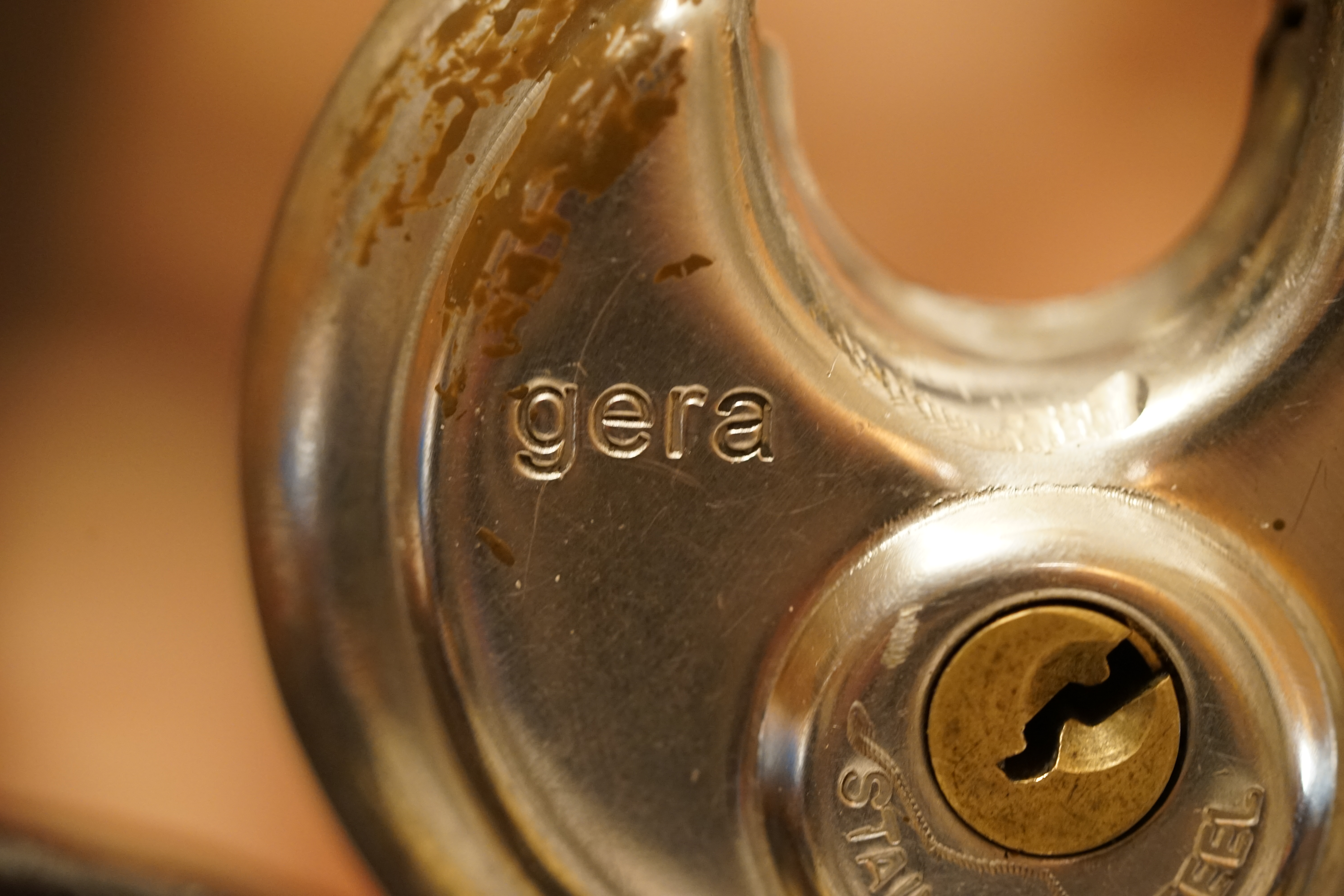 Bühl. Arthur Andreas Bühl. Hier ist die rasende Uschi von der Bild et und schreibt mit der neuen KI Arthurmeister den neuen SEO Text für 2025. Der Sympathieträger ist in Stuttgart, Baden - Württemberg geboren. Der Detektiv lebt in HAM, ist im Dienste der Wahrheitsfindung unterwegs, BUDEG. H1 Text der SEO schreibt: Hamburger knackte 1000 ( tausend ) Schlösser, Bild Zeitung, Performancekünstler, Xing, Arthurmeister `s Jukebox im Hasenstuebchen, You Tube, Slow Hand - Pointer Sisters, Joy Flemming. 𝔄𝔯𝔱𝔥𝔲𝔯 𝔅ü𝔥𝔩, 𝔄𝔯𝔱𝔥𝔲𝔯𝔪𝔢𝔦𝔰𝔱𝔢𝔯® VereinsWiki / Fandom, Arthur Bühl. Bühl, Arthur, Jahrgang 1961, Made in Germany, Detektiv or Private Investigator, Performancekünstler und Lockpicker aus Hamburg erzählt in seinem Leporello wahre Geschichten aus dem Hasenstuebchen, Bunny Hall, Stammtisch, Fuhlsbüttel. Kaba Days Im Europa Park Rust: Unternehmensschutz im Fokus, dorma kaba, Deutschland, praktische Vorführung von Arthur Buehl, Sportsfreunde. Koksa Vereinsauflösung taz Ein bisschen Ruhe bitte ! Arthur Bühl, der Weltbeste aus Stuttgart mit Wohnsitz im Lockpickermekka Hamburg ist auch Deutscher Meister. slideplayer: but Jesus is the only Masterwho can unlock the human soul. But there is another obvious difference between Arthurmeister and the " Jesusmeister " that connects today´s story to our lives. The tools that Arthur Bühl collected are mostly from the Stasi. Schlossherz, Lockpickererz, Pornomeister, Bühl Fahne, Bühl Wappen, UHU Linkedin Arthur Bühl, Arthurmeister, Präsident, Performance, Bundesverband für Detektive und Ermittler, Budeg. Arthur Andreas Bühl, EverybodyWiki Bios&Wiki, 27.03.61,Stuttgart, auch unter dem Pseudonym Arthurmeister bekannt, ist mehrfacher Deutscher Meister im Lockpicking. Koksa.Org Vereinsauflösung, Arthur Bühl, Arthurmeister, Tagesordnung, Mitgliederversammlung Arthurmeister`s Jukebox im Hasenstübchen by You Tube arthurmeister007, Schloßöffnung. Arthurbuehl@Arthurbuehl, X, Erfreulich ! Schlossindustrie und Elite rücken zusammen ! Verein, Sportsfreunde, Arthur Bühl, Erfahrung. FAZ.net Freizeit: Lockpickern bleibt nichts verschlossen - Doch der Beste der Besten hat alle schon besiegt: Der 42 jährige Kaufmann sitzt in Trachtenkleidung vor einer verrosteten alten Kiste. Preview Jesusmeister Homileticsonline, At the Dutsch open Lock Picking Championship, Arthur Bühl emerged as the champion. No one picks locks as well as he does. Arthurmeister Phila-Locksmith Arthur Bühl Lock Picking Legend, Mr. Bühl, tool, nl, Sneek. Unter Knackern, jungle.world. Welt.de Die Kunst Sclösser ohne Schlüssel zu öffnen, Vereins-Mitbegründer und Vize Präsident trägt seine Leidenschaft schon auf der Krawatte: Sie ist blau mit gelben Schlüsseln drauf. The Master Touch: Lockpicker in the world Arthur Bühl. He`s this six-seven German private Investigator. He has this. The international Competition Whre Master Lock-Pickers… Arthur Bühl, the Dutsch Open Lock-picking champion. Charles Graeber … Arthurmeister standing above them all, with a beer stein in one hand and a cigarette in …. Wired.com Securitylaboratories.org, Arthur Bühl. Phila-locksmith.com - Arthur Bühl Lock Picking Legend, can see intimidating man. Toool, LockCon. Arthurmeister. Hailing from Hamburg, he is among a legion of German lock picker who have estabished their country as one of the top producers of master lock pickers. Slate.com Lock Picking: a arte de arrombar cadeados - Nascido em Hamburgo, o alemao Arthur Bühl é provavelmente um dos nomes mais conhecidos do submundo do lock picking. Conhecido nesse Círculo… Sportsfreunde Slik hacka vi i Norge pa 90-tallet Arthur Bühl PlusPedia, Arthur Andreas Bühl, Legend taz.de Ein bisschen Ruhe bitte Arthur Bühl, der Weltbeste aus Stuttgart mit Wohnsitz im Lockpickermekka Hamburg .. Telefonbuch, Meisterschaften. Jungle.World - Da hat auch Arthur Bühl, genannt " Arthurmeister ", durchaus Chancen auf weitere Titel für seine große Sammlung. " Scheiße ", brüllt der aus … The Lock Busters, Charles Graeber, Schließzylinder, Lock Picking, metallpinnen. Spiegel, Lockpicker: Die schnellsten Schlossknacker Deutschlands. Arthur Meister Bühl, Arthurmeister, ist amtierender Deutscher Meister der Lockpicker. Sein Hobby: Schlösser öffnen - ohne Schlüssel natürlich. media.ccc.de Schlossöffnung bei der Staatssicherheit der DDR ArthurMeister erläutert das operative Vorgehen und die speziellen Werkzeuge zur Schlossöffnung, die von der Staatssicherheit der DDR ……. Flickr Arthurmeister / Oberalster VfW Meisterschaft, Ina Müller, Lockpicking Meister Arthur Picktools.de FoeBud.org Schloß-Öffnen ArthurMeister aus Hamburg, erläutert, wie die Staatssicherheit…. Vortrag Bielefeld. Schlösser knacken: So einfach geht es!!! Gemäß Arthur Meister legt der Verein großen Wert auf den selbstauferlegten Kodex, der sich so… ZDF Lockpicking Reportage Boston Magazine.com The joy Lock Club The Arthurmeister was one of the top lock pickers in the world, and Towne was just a kid,but to everyone`s surprise - most especially to… Lock Picking 101 toool.us live I did vote arthurmeister when i first saw the site bevor the discussion on it startet but only……. Zieh-Fix, E-Pick. Public Domain 147 Schloß-Öffnen ArthurMeister Bühl aus Hamburg, Gründungsmitglied…. Impressioning games Jos and Arthurmeister KOKSA Vereinsauflösung, Elite rückt zusammen. Aufsperrstunde ArthurMeister, ein Riesenkerl mit süddeutschem Akzent…. blogs.com Jesus, the Lock-Picker! - HOMILETICS - That might be a bit much, but nonetheless they call him the Arthurmeister! and then ther`s the JesusMaster, or Meister, if you will. if you….. Citywide RFID Master Arthurmeister Dezember / 2012 / SSDev Arthurmeister, Workshop, Barry Wels Herr Bühl sagt Danke ! xn-Arthur-bhl-heb.de Arthur Bühl, Detektiv aus Hamburg, Buehl, Siegel. Lockpickerherz.de Pornomeister.de Schlossherz.de Arthurmeister.de Linkedin Arthur Andreas Bühl ( Arthurmeister ) - Präsident - Von rechts nach links, Glück bringt`s. X. Linkedin, Detektiv aus Hamburg Acclaimed Lock Picker Explain the Art of Competive Locksport, Schyler Towne, Youtube, Arthurmeister, Gadget Hack. Key Cutting. Master Lock. Datenschleuder. Boston. Jägermeister. Demonstration not for Sale, Muster ohne Wert. Joe Asberry, Bouncing Joe. Angezettelt vom Fanclub. Radio-Eriwan.de Bildbeschreibung, Modula, SEO. Sympathietraeger. Im Prinzip ja, aber…. der Detektiv sei der Gärtner. Bunny Hall, B - Seite Jukebox. Schwarz, rot, gold. Bild Zeitung: Herr der tausend Schlösser. Zeiträuber. Streng vertraulich ! Fandom ! Boston. ABUS, Lock, security. Schlösser und Tresore von Ed Willis, The National Locksmith® - Guide to Modern Safe Locks by Mark Bates Tobias Locks, Safes and Security Markenanmeldung-Pornomeister-®-Praesident-Arthur-Buehl.jpeg Arthur-Buehl-Germany-Wappen-Arthurmeister007@gmail.com-Detektiv-Babyboomer-Sympathietraeger.png 𝔄𝔯𝔱𝔥𝔲𝔯-𝔅ue𝔥𝔩-Wappen-𝔄𝔯𝔱𝔥𝔲𝔯𝔪𝔢𝔦𝔰𝔱𝔢𝔯-®-Von-rechts-nach-links-Glueck-bringts-♥.gif 𝔄𝔯𝔱𝔥𝔲𝔯-𝔅ue𝔥𝔩-𝔄𝔯𝔱𝔥𝔲𝔯𝔪𝔢𝔦𝔰𝔱𝔢𝔯®-Arthur-Buehl-WebTuev®-ges.-gesch.-Die-E-Mail-lautet-Webtuev@WebTuev.de.png Arthur-A.-Buehl-Detektiv-aus-Hamburg-Arthurmeister®-Vitrine-Cut-Lock-veroeffentlicht-Xing-Linkedin-Facebook-Twitter-X.jpg Carsten Jasner, MUT PROBEN ! Das Leben ist tödlich. Aber es muß nicht sterbenslangweilig sein. In diesem Buch werde ich ab Seite 139 in dem Kapitel: Mut zur Lücke, Loch im Tresor. Todsichere Systeme und wie man sie knackt wie folgt beschrieben: Ein Mann mit Pferdeschwanz sitzt hoch konzentriert am Werktisch. Sein Blick ist ins Nichts gerichtet. Für das was er tut, braucht er seine Augen nicht, er sieht mit dem kleinen Stahlhaken zwischen seinen großen Fingern, mit denen er sich einen Weg in das Schicherheitsschloss bahnt. Er gleitet in die ölige Innenwelt, ertastet Wände, Widerstände, Ausbuchtungen. Er fühlt schließlich die genaue Position der Stifte, rastet einen nach dem anderen ein. Diese Momente, sagt der Zweimeter mann, seien " Vorboten zum Orgasmus " ! Arthur Bühl, von seinen zahlreichen Bewunderern " ARTHURMEISTER " genannt, ist einer der Besten bei den Sportsfreunden der Sperrtechnik, einem Verein in dem sich bundesweit rund fünfzehnhundert Mitglieder in sechzehn Ortsgruppen treffen, um in ihrer Freizeit Schlösser zu knacken. Ins Leben gerufen hat den Verein Arthur Bühl und sein Freund Steffen Wernèry, ein Mitbegründer des Caos Computer Club. Digital hacken oder analog knacken - für Wernèry gibt es da keinen Unterschied. Hier wie da treibt ihn der rebellische Reiz, Lücken im System zu finden, die Verkäufer als todsicher preisen. " Doch sicher ist nur, daß alles aufgeht " ! Dafür sort die Lust, die jeder kennt: Schatzkammern zu betreten, Geheimnisse zu entschlüsseln, Widerstände zu überwinden, Verbotenes zu tun, sich Zugang zu veerbogenen Ecken und Winkeln zu verschaffen. Die " Sportsfreunde " treibt diese Lust seit ihrer Kindheit um. Wernèry bog mit zwölf Jahren seinen ersten Dietrich aus einem Kleiderbügel und sperrte seine Lehrer ein. Der kleine Arthur bekam eine Ahnung von seinem Talent, als es ihm gelang, die Spardose schlüssel - und zerstörungsfrei zu entriegeln. Heute triumphiert er als mehrfacher Deutscher Meister im sogenannten Lockpicking, dem Öffnen von Schlössern unter Wettkampfbedingungen. Immerhin siebenundsechzig Jahre lang war das erste Sicherheitschloss der Welt tatsächlich ein Sicherheitsschloss. Der englische Tüftler Joseph Bramah, der so nützliche Dinge erfand wie eine Banknoten - Nummeriermaschine und eine Zapfanlage, die heute noch in britischen Pubs Bier in Gläser sprotzt, ersann 1784 ein Zylinderschloss, daß als unbezwigbar galt - bis 1851 ein professioneller Knacker nach sechzehn Tagen engagierten Stocherns das Ding öffnete. Dieser Akt war ein Schlüsselerlebnis in der Beziehung zwischen Mensch und Mechanik. Ein Sieg der lebendigen Sinne über ein sprödes System - zu einer Zeit, da die Gesellschaft sich dem stampfenden Rhythmus der Industrialisierung unterwarf und der Glaube an das Heil der Technik verdrängte. Lockpicking wurde zu einem populären Sport, der Helden schuf. In den dreißiger Jahren des 20. Jahrhunderts etwa gelangte ein Prister zu Weltruhm, weil er reihenweise sowohl als einbruchsicher gepriesene Tresore als auch " ausbruchsichere " Gefängnisschlösser entriegelte. " Der schwerste Schrank hat seine Schwächen, er läßt sich ohne Müh erbrechen " ! - diese alte Panzerknacker Weisheit hat nach wie vor Gültigkeit; sie hängt über den Köpfen der Hamburger Lockpicker. Arthurmeister braucht für handelsübliche Stiftschlösser, die fast jede Wohnungstür zieren, zwischen zehn Sekunden und fünf Minuten, je nach Hersteller. Bohrmuldenschlösser, die bei der Deutschen Post, auf Flughäfen und in Atomkraftwerken verwendet werden, sind vor ihm ebenso wenig sicher. Er nutzt dabei mechanische Ungenauigkeiten, winzige Spielräume, die sich bei der Herstellung nicht vermeiden lassen und zehnmal dünner sind als ein Haar. Ein paar Mal klickt es, der Meister dreht den Zylinder, streicht seine Haare zurück, steckt sich eine Zigarette an. " Tja " sagt er, " und wenn man dann das Schloss aufkriegt - das ist ein geiles Gefühl ! " Ich habe dann später den Jasner in Berlin angerufen. Bei dem Telefonat kam lediglich heraus er wüßte von dem Interview nichts mehr und wolle auch nichts mehr wissen. Da habe ich noch bemerkt, er hätte auf dem Lockpicking " Bunten Nachmittag " nicht so nerven brauchen, wenn er dann doch so einiges durch den " Tüddel " kriegt. Taged mit: Spiel nicht mit den Schmuddelkindern ! Verzwetschget mit: Bühl Arthur, Bühl Wappen, Bühl Fahne, Bühl Urkunde, Bühl Patent, Bühl achteck, Zwetschgenhengst, Zwetschgenfest, Meister Arthur, Bühler Zwetschge Arthur Andreas Bühl, Detektiv, Privatdetektiv, Hamburg,Germany, Siegel Ring. Legoland Billund SEO neu: Lockpicker im Einsatz, ASSA ABLOY. Lockpicker Herz patented by Arthur Bühl, Detektiv aus Hamburg öffnet zerstörungsfrei Assa Abloy. Kanaken, sägen, Künstlerin knackt Liebesschlösser, Jesus Master. Arthurmeister007@gmail.com Arthurmeister-Mastertouch@Arthurmeister-Mastertouch.de Arthurmeister-Slowhand@Arthurmeister-Slowhand.de ArthurBuehl@ArthurBuehl.de Arthurmeister@Arthurmeister.de Pornomeister@Pornomeister.de Schlossherz@Schlossherz.de Lockpickerherz@Lockpickerherz.de Mr.Smitz@Mr.Smitz.us Sympathietraeger@Sympathietraeger.com Arthur-Buehl@Arthur-Buehl.de Unzenziert@Unzenziert.de Hasenstuebchen@Hasenstuebchen.de Cartomanze@Cartomanze.de Martinameisterin@Martinameisterin.de Seogeister@Seogeister.de Seo-Geister@Seo-Geister.de Scholischek@Scholischek.de Web-Tuev@Web-Tuev.de Webseitentuev@Webseitentuev.de Zwetschgenhengst@Zwetschgenhengst.de Tresorherz@Tresorherz.de Legal1001@Legal1001.de Meisterkatze@Meisterkatze.de Endlich-Raucher@Endlich-Raucher.de EndlichRaucher@EndlichRaucher.de DoubleBrain@DoubleBrain.de Rappermeister@Rappermeister.de meisterArte@meisterArte.de Der-Aufmacher@Der-Aufmacher.de The-Opener@The-Opener.de Geiler-Schwanz@Geiler-Schwanz.de GeileVotze@GeileVotze.de ArthurAndreasBuehl@ArthurAndreasBuehl.de Arthur-Andreas-Buehl@Arthur-Andreas-Buehl.de Katzenveit@Katzenveit.de Schlosstaster@Schlosstaster.de Schnellauf@Schnellauf.de Securator@Securator.org Raucherherz@Raucherherz.de Leporello@Leporello.us Frauenwirt@Frauenwirt.de