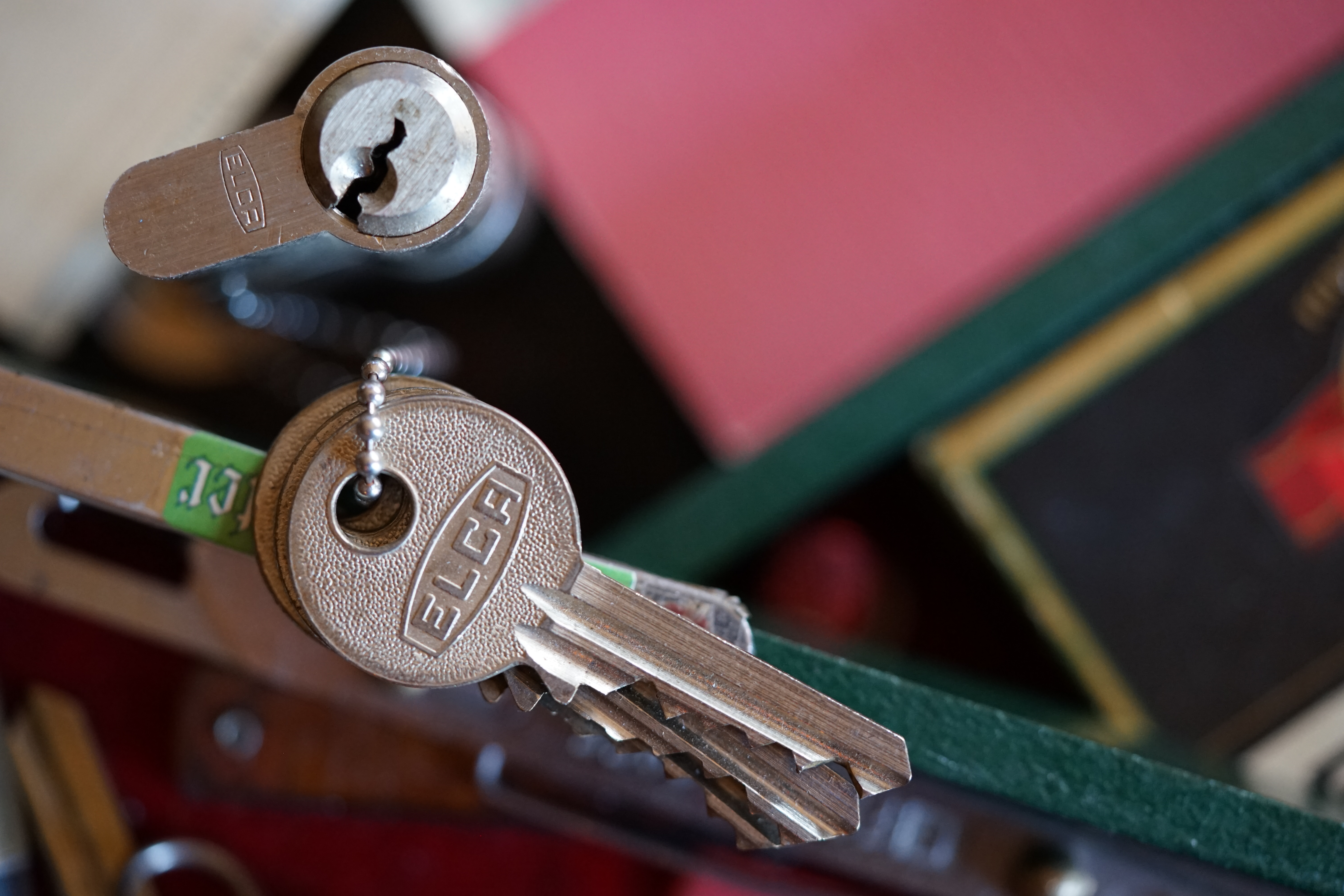 SEO born 1961 und Künstlername Arthurmeister ® Arthur A. Bühl, Made in Germany, born 1961 in Stuttgart, arbeitet seit 40 Jahren als Privatdetektiv und lebt in Hamburg. Er ist als Detektiv Mitglied in nationalen und internationalen Berufsverbänden. Unter dem Künstlernamen " Arthurmeister " erklärt Arthur Bühl Lockpicking; das zerstörungsfreie Öffnen von Schlössern und Schließzylindern. Der Ehrenkodex lautet: Öffne nur deine eigenen Schlösser. Fremde Schlösser dürfen nur mit Einwilligung des Eigentümers geöffnet werden. Herr Bühl wurde schon als Schlossknacker bezeichnet. Dies ist natürlich Quatsch, denn wenn man oder Frau z.B. ein Vorhangschloss knackt, so ist es kaputt und die Wettbewerber und Lockpickerkollegen können nicht mehr daran üben. Knacker benutzen einen Kuhfuß. Der mehrfache Deutsche Meister dagegen ein Pickset und es gilt: " Offen ist gut, schneller Offen ist besser ". Viel Spaß und Erfolg beim Üben. Von der Zeitschrift " WIRED " wurde Arthurmeister als Master of the Universe, betitelt. SEO für heute: Parole Emil ! Arthur Bühl, Sympathieträger.com, Präsident Pornomeister SARL. Die Anschrift lautet: Arthur A. Bühl, Postfach 605 145, 22 246 Hamburg. Die E - Mail lautet: Arthurmeister@Arthurmeister.de Tagged with: ABUS, Lock, Fahrradschloss, Fahrradhelm, Gliederkette, ABUS Granit, ABUS Profilzylinder