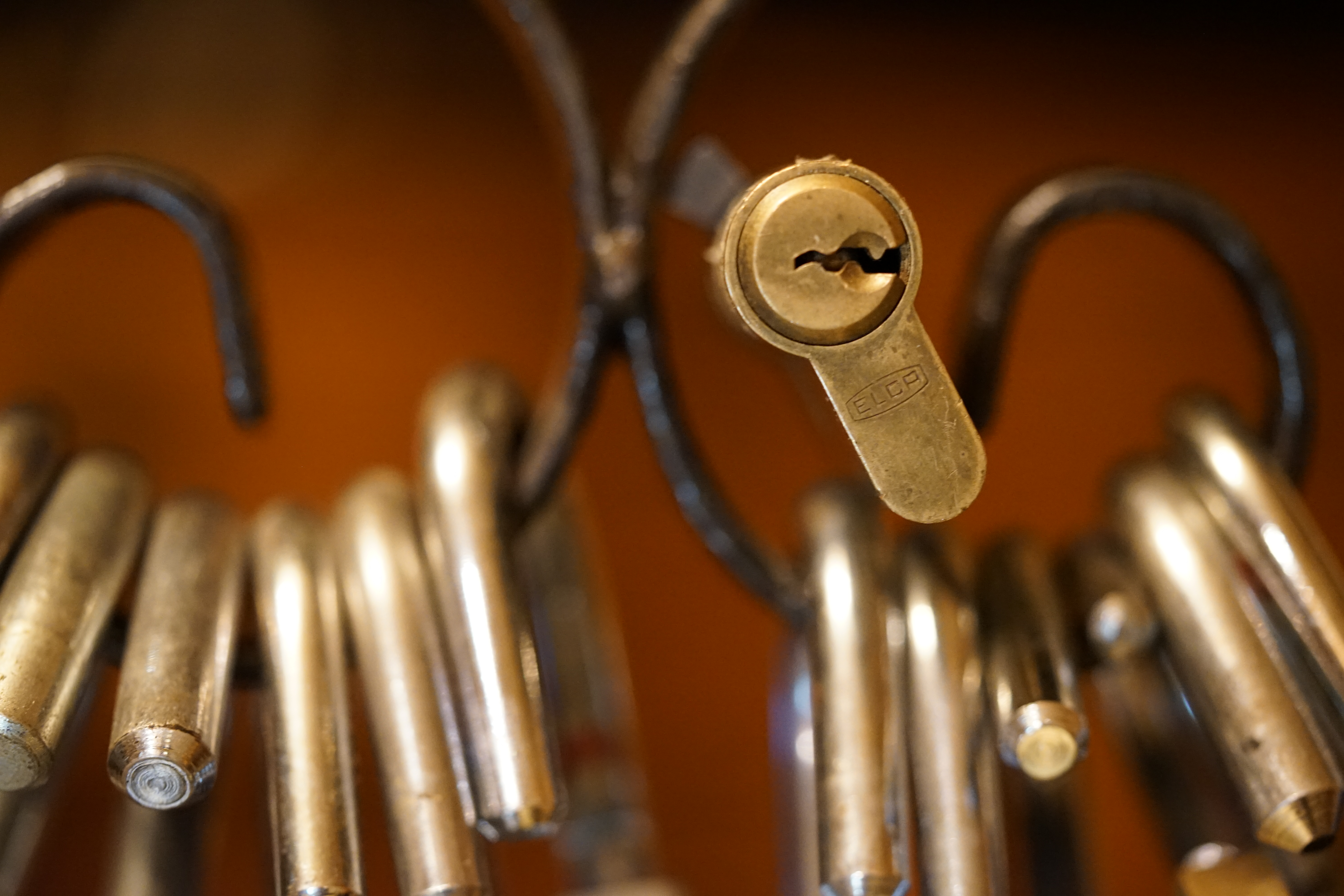 Bühl. Arthur Andreas Bühl. Hier ist die rasende Uschi von der Bild et und schreibt mit der neuen KI Arthurmeister den neuen SEO Text für 2025. Der Sympathieträger ist in Stuttgart, Baden - Württemberg geboren. Der Detektiv lebt in HAM, ist im Dienste der Wahrheitsfindung unterwegs, BUDEG. H1 Text der SEO schreibt: Hamburger knackte 1000 ( tausend ) Schlösser, Bild Zeitung, Performancekünstler, Xing, Arthurmeister `s Jukebox im Hasenstuebchen, You Tube, Slow Hand - Pointer Sisters, Joy Flemming. 𝔄𝔯𝔱𝔥𝔲𝔯 𝔅ü𝔥𝔩, 𝔄𝔯𝔱𝔥𝔲𝔯𝔪𝔢𝔦𝔰𝔱𝔢𝔯® VereinsWiki / Fandom, Arthur Bühl. Bühl, Arthur, Jahrgang 1961, Made in Germany, Detektiv or Private Investigator, Performancekünstler und Lockpicker aus Hamburg erzählt in seinem Leporello wahre Geschichten aus dem Hasenstuebchen, Bunny Hall, Stammtisch, Fuhlsbüttel. Kaba Days Im Europa Park Rust: Unternehmensschutz im Fokus, dorma kaba, Deutschland, praktische Vorführung von Arthur Buehl, Sportsfreunde. Koksa Vereinsauflösung taz Ein bisschen Ruhe bitte ! Arthur Bühl, der Weltbeste aus Stuttgart mit Wohnsitz im Lockpickermekka Hamburg ist auch Deutscher Meister. slideplayer: but Jesus is the only Masterwho can unlock the human soul. But there is another obvious difference between Arthurmeister and the " Jesusmeister " that connects today´s story to our lives. The tools that Arthur Bühl collected are mostly from the Stasi. Schlossherz, Lockpickererz, Pornomeister, Bühl Fahne, Bühl Wappen, UHU Linkedin Arthur Bühl, Arthurmeister, Präsident, Performance, Bundesverband für Detektive und Ermittler, Budeg. Arthur Andreas Bühl, EverybodyWiki Bios&Wiki, 27.03.61,Stuttgart, auch unter dem Pseudonym Arthurmeister bekannt, ist mehrfacher Deutscher Meister im Lockpicking. Koksa.Org Vereinsauflösung, Arthur Bühl, Arthurmeister, Tagesordnung, Mitgliederversammlung Arthurmeister`s Jukebox im Hasenstübchen by You Tube arthurmeister007, Schloßöffnung. Arthurbuehl@Arthurbuehl, X, Erfreulich ! Schlossindustrie und Elite rücken zusammen ! Verein, Sportsfreunde, Arthur Bühl, Erfahrung. FAZ.net Freizeit: Lockpickern bleibt nichts verschlossen - Doch der Beste der Besten hat alle schon besiegt: Der 42 jährige Kaufmann sitzt in Trachtenkleidung vor einer verrosteten alten Kiste. Preview Jesusmeister Homileticsonline, At the Dutsch open Lock Picking Championship, Arthur Bühl emerged as the champion. No one picks locks as well as he does. Arthurmeister Phila-Locksmith Arthur Bühl Lock Picking Legend, Mr. Bühl, tool, nl, Sneek. Unter Knackern, jungle.world. Welt.de Die Kunst Sclösser ohne Schlüssel zu öffnen, Vereins-Mitbegründer und Vize Präsident trägt seine Leidenschaft schon auf der Krawatte: Sie ist blau mit gelben Schlüsseln drauf. The Master Touch: Lockpicker in the world Arthur Bühl. He`s this six-seven German private Investigator. He has this. The international Competition Whre Master Lock-Pickers… Arthur Bühl, the Dutsch Open Lock-picking champion. Charles Graeber … Arthurmeister standing above them all, with a beer stein in one hand and a cigarette in …. Wired.com Securitylaboratories.org, Arthur Bühl. Phila-locksmith.com - Arthur Bühl Lock Picking Legend, can see intimidating man. Toool, LockCon. Arthurmeister. Hailing from Hamburg, he is among a legion of German lock picker who have estabished their country as one of the top producers of master lock pickers. Slate.com Lock Picking: a arte de arrombar cadeados - Nascido em Hamburgo, o alemao Arthur Bühl é provavelmente um dos nomes mais conhecidos do submundo do lock picking. Conhecido nesse Círculo… Sportsfreunde Slik hacka vi i Norge pa 90-tallet Arthur Bühl PlusPedia, Arthur Andreas Bühl, Legend taz.de Ein bisschen Ruhe bitte Arthur Bühl, der Weltbeste aus Stuttgart mit Wohnsitz im Lockpickermekka Hamburg .. Telefonbuch, Meisterschaften. Jungle.World - Da hat auch Arthur Bühl, genannt " Arthurmeister ", durchaus Chancen auf weitere Titel für seine große Sammlung. " Scheiße ", brüllt der aus … The Lock Busters, Charles Graeber, Schließzylinder, Lock Picking, metallpinnen. Spiegel, Lockpicker: Die schnellsten Schlossknacker Deutschlands. Arthur Meister Bühl, Arthurmeister, ist amtierender Deutscher Meister der Lockpicker. Sein Hobby: Schlösser öffnen - ohne Schlüssel natürlich. media.ccc.de Schlossöffnung bei der Staatssicherheit der DDR ArthurMeister erläutert das operative Vorgehen und die speziellen Werkzeuge zur Schlossöffnung, die von der Staatssicherheit der DDR ……. Flickr Arthurmeister / Oberalster VfW Meisterschaft, Ina Müller, Lockpicking Meister Arthur Picktools.de FoeBud.org Schloß-Öffnen ArthurMeister aus Hamburg, erläutert, wie die Staatssicherheit…. Vortrag Bielefeld. Schlösser knacken: So einfach geht es!!! Gemäß Arthur Meister legt der Verein großen Wert auf den selbstauferlegten Kodex, der sich so… ZDF Lockpicking Reportage Boston Magazine.com The joy Lock Club The Arthurmeister was one of the top lock pickers in the world, and Towne was just a kid,but to everyone`s surprise - most especially to… Lock Picking 101 toool.us live I did vote arthurmeister when i first saw the site bevor the discussion on it startet but only……. Zieh-Fix, E-Pick. Public Domain 147 Schloß-Öffnen ArthurMeister Bühl aus Hamburg, Gründungsmitglied…. Impressioning games Jos and Arthurmeister KOKSA Vereinsauflösung, Elite rückt zusammen. Aufsperrstunde ArthurMeister, ein Riesenkerl mit süddeutschem Akzent…. blogs.com Jesus, the Lock-Picker! - HOMILETICS - That might be a bit much, but nonetheless they call him the Arthurmeister! and then ther`s the JesusMaster, or Meister, if you will. if you….. Citywide RFID Master Arthurmeister Dezember / 2012 / SSDev Arthurmeister, Workshop, Barry Wels Herr Bühl sagt Danke ! xn-Arthur-bhl-heb.de Arthur Bühl, Detektiv aus Hamburg, Buehl, Siegel. Lockpickerherz.de Pornomeister.de Schlossherz.de Arthurmeister.de Linkedin Arthur Andreas Bühl ( Arthurmeister ) - Präsident - Von rechts nach links, Glück bringt`s. X. Linkedin, Detektiv aus Hamburg Acclaimed Lock Picker Explain the Art of Competive Locksport, Schyler Towne, Youtube, Arthurmeister, Gadget Hack. Key Cutting. Master Lock. Datenschleuder. Boston. Jägermeister. Demonstration not for Sale, Muster ohne Wert. Joe Asberry, Bouncing Joe. Angezettelt vom Fanclub. Radio-Eriwan.de Bildbeschreibung, Modula, SEO. Sympathietraeger. Im Prinzip ja, aber…. der Detektiv sei der Gärtner. Bunny Hall, B - Seite Jukebox. Schwarz, rot, gold. Bild Zeitung: Herr der tausend Schlösser. Zeiträuber. Streng vertraulich ! Fandom ! Boston. ABUS, Lock, security. Schlösser und Tresore von Ed Willis, The National Locksmith® - Guide to Modern Safe Locks by Mark Bates Tobias Locks, Safes and Security Markenanmeldung-Pornomeister-®-Praesident-Arthur-Buehl.jpeg Arthur-Buehl-Germany-Wappen-Arthurmeister007@gmail.com-Detektiv-Babyboomer-Sympathietraeger.png 𝔄𝔯𝔱𝔥𝔲𝔯-𝔅ue𝔥𝔩-Wappen-𝔄𝔯𝔱𝔥𝔲𝔯𝔪𝔢𝔦𝔰𝔱𝔢𝔯-®-Von-rechts-nach-links-Glueck-bringts-♥.gif 𝔄𝔯𝔱𝔥𝔲𝔯-𝔅ue𝔥𝔩-𝔄𝔯𝔱𝔥𝔲𝔯𝔪𝔢𝔦𝔰𝔱𝔢𝔯®-Arthur-Buehl-WebTuev®-ges.-gesch.-Die-E-Mail-lautet-Webtuev@WebTuev.de.png Arthur-A.-Buehl-Detektiv-aus-Hamburg-Arthurmeister®-Vitrine-Cut-Lock-veroeffentlicht-Xing-Linkedin-Facebook-Twitter-X.jpg Carsten Jasner, MUT PROBEN ! Das Leben ist tödlich. Aber es muß nicht sterbenslangweilig sein. In diesem Buch werde ich ab Seite 139 in dem Kapitel: Mut zur Lücke, Loch im Tresor. Todsichere Systeme und wie man sie knackt wie folgt beschrieben: Ein Mann mit Pferdeschwanz sitzt hoch konzentriert am Werktisch. Sein Blick ist ins Nichts gerichtet. Für das was er tut, braucht er seine Augen nicht, er sieht mit dem kleinen Stahlhaken zwischen seinen großen Fingern, mit denen er sich einen Weg in das Schicherheitsschloss bahnt. Er gleitet in die ölige Innenwelt, ertastet Wände, Widerstände, Ausbuchtungen. Er fühlt schließlich die genaue Position der Stifte, rastet einen nach dem anderen ein. Diese Momente, sagt der Zweimeter mann, seien " Vorboten zum Orgasmus " ! Arthur Bühl, von seinen zahlreichen Bewunderern " ARTHURMEISTER " genannt, ist einer der Besten bei den Sportsfreunden der Sperrtechnik, einem Verein in dem sich bundesweit rund fünfzehnhundert Mitglieder in sechzehn Ortsgruppen treffen, um in ihrer Freizeit Schlösser zu knacken. Ins Leben gerufen hat den Verein Arthur Bühl und sein Freund Steffen Wernèry, ein Mitbegründer des Caos Computer Club. Digital hacken oder analog knacken - für Wernèry gibt es da keinen Unterschied. Hier wie da treibt ihn der rebellische Reiz, Lücken im System zu finden, die Verkäufer als todsicher preisen. " Doch sicher ist nur, daß alles aufgeht " ! Dafür sort die Lust, die jeder kennt: Schatzkammern zu betreten, Geheimnisse zu entschlüsseln, Widerstände zu überwinden, Verbotenes zu tun, sich Zugang zu veerbogenen Ecken und Winkeln zu verschaffen. Die " Sportsfreunde " treibt diese Lust seit ihrer Kindheit um. Wernèry bog mit zwölf Jahren seinen ersten Dietrich aus einem Kleiderbügel und sperrte seine Lehrer ein. Der kleine Arthur bekam eine Ahnung von seinem Talent, als es ihm gelang, die Spardose schlüssel - und zerstörungsfrei zu entriegeln. Heute triumphiert er als mehrfacher Deutscher Meister im sogenannten Lockpicking, dem Öffnen von Schlössern unter Wettkampfbedingungen. Immerhin siebenundsechzig Jahre lang war das erste Sicherheitschloss der Welt tatsächlich ein Sicherheitsschloss. Der englische Tüftler Joseph Bramah, der so nützliche Dinge erfand wie eine Banknoten - Nummeriermaschine und eine Zapfanlage, die heute noch in britischen Pubs Bier in Gläser sprotzt, ersann 1784 ein Zylinderschloss, daß als unbezwigbar galt - bis 1851 ein professioneller Knacker nach sechzehn Tagen engagierten Stocherns das Ding öffnete. Dieser Akt war ein Schlüsselerlebnis in der Beziehung zwischen Mensch und Mechanik. Ein Sieg der lebendigen Sinne über ein sprödes System - zu einer Zeit, da die Gesellschaft sich dem stampfenden Rhythmus der Industrialisierung unterwarf und der Glaube an das Heil der Technik verdrängte. Lockpicking wurde zu einem populären Sport, der Helden schuf. In den dreißiger Jahren des 20. Jahrhunderts etwa gelangte ein Prister zu Weltruhm, weil er reihenweise sowohl als einbruchsicher gepriesene Tresore als auch " ausbruchsichere " Gefängnisschlösser entriegelte. " Der schwerste Schrank hat seine Schwächen, er läßt sich ohne Müh erbrechen " ! - diese alte Panzerknacker Weisheit hat nach wie vor Gültigkeit; sie hängt über den Köpfen der Hamburger Lockpicker. Arthurmeister braucht für handelsübliche Stiftschlösser, die fast jede Wohnungstür zieren, zwischen zehn Sekunden und fünf Minuten, je nach Hersteller. Bohrmuldenschlösser, die bei der Deutschen Post, auf Flughäfen und in Atomkraftwerken verwendet werden, sind vor ihm ebenso wenig sicher. Er nutzt dabei mechanische Ungenauigkeiten, winzige Spielräume, die sich bei der Herstellung nicht vermeiden lassen und zehnmal dünner sind als ein Haar. Ein paar Mal klickt es, der Meister dreht den Zylinder, streicht seine Haare zurück, steckt sich eine Zigarette an. " Tja " sagt er, " und wenn man dann das Schloss aufkriegt - das ist ein geiles Gefühl ! " Ich habe dann später den Jasner in Berlin angerufen. Bei dem Telefonat kam lediglich heraus er wüßte von dem Interview nichts mehr und wolle auch nichts mehr wissen. Da habe ich noch bemerkt, er hätte auf dem Lockpicking " Bunten Nachmittag " nicht so nerven brauchen, wenn er dann doch so einiges durch den " Tüddel " kriegt. Taged mit: Spiel nicht mit den Schmuddelkindern ! Verzwetschget mit: Bühl Arthur, Bühl Wappen, Bühl Fahne, Bühl Urkunde, Bühl Patent, Bühl achteck, Zwetschgenhengst, Zwetschgenfest, Meister Arthur, Bühler Zwetschge Arthur Andreas Bühl, Detektiv, Privatdetektiv, Hamburg,Germany, Siegel Ring. Legoland Billund SEO neu: Lockpicker im Einsatz, ASSA ABLOY. Lockpicker Herz patented by Arthur Bühl, Detektiv aus Hamburg öffnet zerstörungsfrei Assa Abloy. Kanaken, sägen, Künstlerin knackt Liebesschlösser, Jesus Master. Arthurmeister007@gmail.com Arthurmeister-Mastertouch@Arthurmeister-Mastertouch.de Arthurmeister-Slowhand@Arthurmeister-Slowhand.de ArthurBuehl@ArthurBuehl.de Arthurmeister@Arthurmeister.de Pornomeister@Pornomeister.de Schlossherz@Schlossherz.de Lockpickerherz@Lockpickerherz.de Mr.Smitz@Mr.Smitz.us Sympathietraeger@Sympathietraeger.com Arthur-Buehl@Arthur-Buehl.de Unzenziert@Unzenziert.de Hasenstuebchen@Hasenstuebchen.de Cartomanze@Cartomanze.de Martinameisterin@Martinameisterin.de Seogeister@Seogeister.de Seo-Geister@Seo-Geister.de Scholischek@Scholischek.de Web-Tuev@Web-Tuev.de Webseitentuev@Webseitentuev.de Zwetschgenhengst@Zwetschgenhengst.de Tresorherz@Tresorherz.de Legal1001@Legal1001.de Meisterkatze@Meisterkatze.de Endlich-Raucher@Endlich-Raucher.de EndlichRaucher@EndlichRaucher.de DoubleBrain@DoubleBrain.de Rappermeister@Rappermeister.de meisterArte@meisterArte.de Der-Aufmacher@Der-Aufmacher.de The-Opener@The-Opener.de Geiler-Schwanz@Geiler-Schwanz.de GeileVotze@GeileVotze.de ArthurAndreasBuehl@ArthurAndreasBuehl.de Arthur-Andreas-Buehl@Arthur-Andreas-Buehl.de Katzenveit@Katzenveit.de Schlosstaster@Schlosstaster.de Schnellauf@Schnellauf.de Securator@Securator.org Raucherherz@Raucherherz.de Leporello@Leporello.us Frauenwirt@Frauenwirt.de