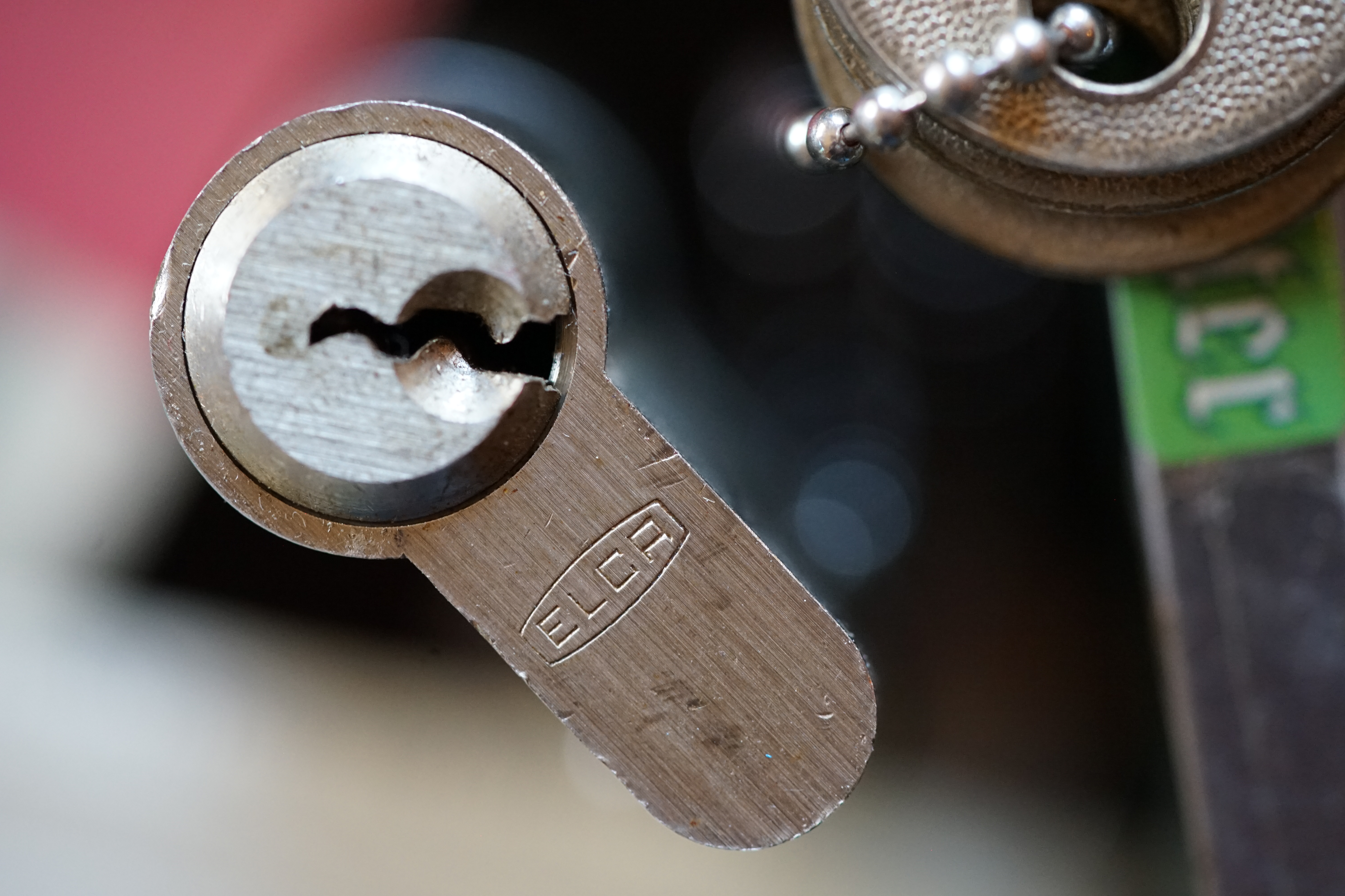 Arthur Bühl, Arthurmeister, Wappen Bühl, Flagge, Fahne, Arthurmeister Ring BÜHL öffnet Dormakaba, Kaba, Kaba 8 und weitere wie Quattro und Gemini. Tja und im Falle eines Falles, klebt UHU wirklich alles und kurz drauf, ist alles wieder auf ! Auch Dormakaba in Bühl im Falle eines Falles ! Verschlagwortet mit: Arthur Bühl, Detektiv, the dutch open Lockpicking Champion ! From WIRED. ÖFFNUNG OHNE SCHLÜSSEL, Linkedin Joe Asberry, NBA, Twitter X. Basket Ball Bouncing Verbot, Arthurmeister, Raucher, Roth - Händle, Stadt Lahr - Bühl, Schwarzwald, Black Forest, Rötkäppchen you know Mr. Smitz, Sorte Schwäbischerhengst de is großfruchtig und süss wie UHU. Buhl er Zwetschge. No, not only woman has Pflaumen ♥ Wappen Arthur Andreas Bühl, Flagge ! Wilhelm Busch ♥