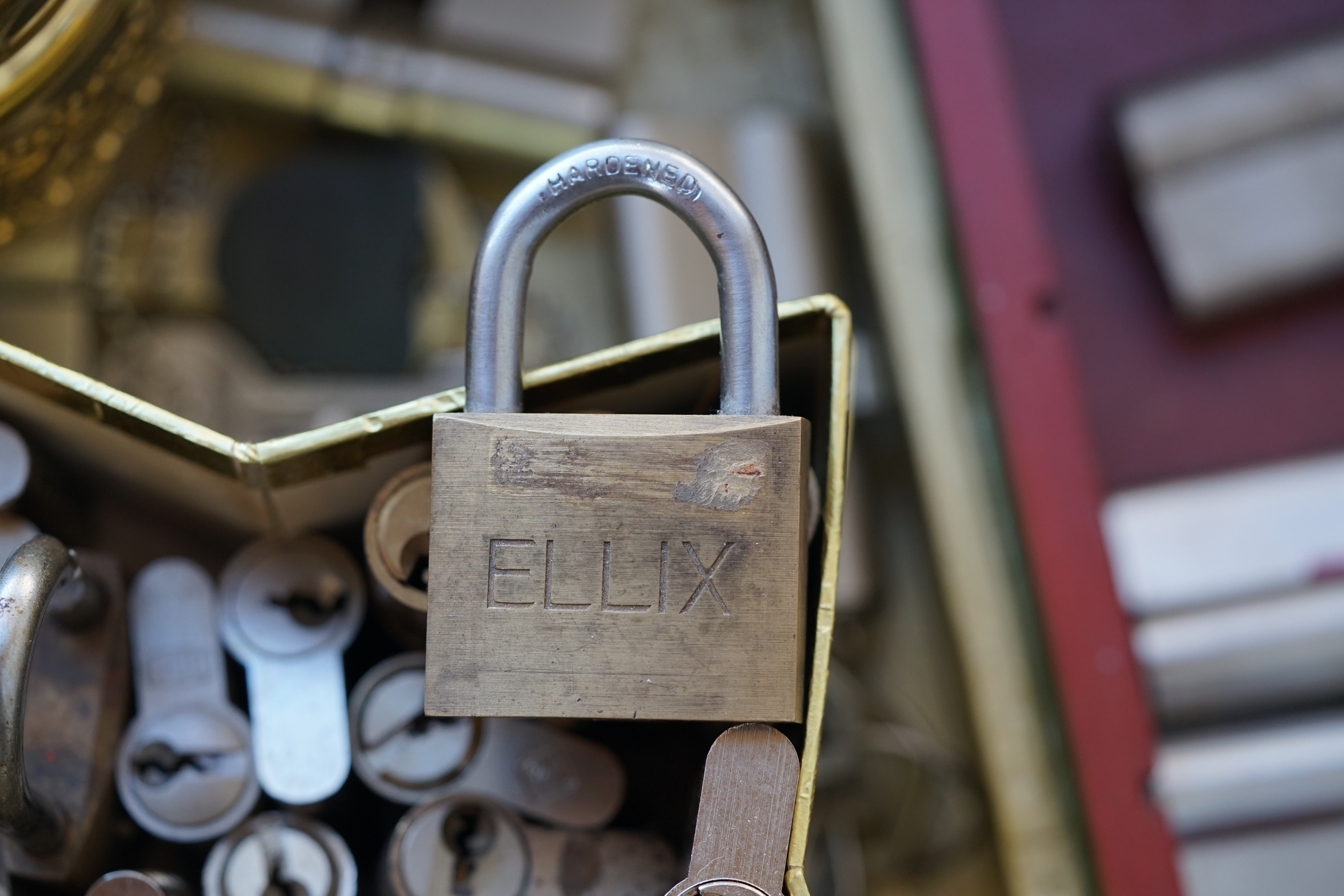 My Friend Harvey Mr. Smitz calls Arthurmeister in the Hasenstübchen, the Rabbit Hall und Bunny House. Yes Mr. Smitz, yes, yes really ? your Friend Harvey the Bunny want`s to komm in the Hasenstübchen ?! Ey Arkadasch, Noagerlzutzler, ey Heike II und Nachläufer, ey Strigoy du alter Aufsitzer, Mr. Smitz ist asking, if he can bring his Bunny Harvey with him into the Hasenstübchen ? All the Trinker call laut: Friend Harvey ? really, it is no Problem. Our Bunny House ist eh schon ein Irrenhaus, you know a Madhouse. We can pick your Friend Harvey. Yes, Yes ! Der Objektleiter Hannenberger läßt für Mr. Smitz die Glocke läuten ! In Arthurmeister s Jukebox by You Tube spielt Pointer Sisters: " SLOW HAND ". Mr. Smitz, it is time for your Medication now. The Rock Ola play Umberto Tozzi, yo Caminare. Yes, yes, Mr. Smitz, yes I know, yes, yes ! Oh, so amusing. Greetings to the Bunny in Beverly Hills from your Playboy, Yes, Yes, Mr. Smitz: Mrs. Friede Springer from the New`s Paper BILD et is happy. Maybe she will come with her Harvey to the Rabbit Hall, you know ! Hannenberger läutet die Glocke: Helbing und Rotkäppchen. Yes, yes Mr. Smitz, Driver Dieter takes you and your Bunny Harvey from Fuhlsbüttel. Tschüssing, i`ll greating the Detektiv`s. Yes Mr. Smitz, yes, the SEO for today is: Schwäbischer Hengst, Käppchen, you know Black Forrest and the Patsch Barracks, Stammtisch, American Lock, offen, Öffnung ohne Schlüssel. 𝐕𝐞𝐫𝐬𝐜𝐡𝐥𝐚𝐠𝐰𝐨𝐫𝐭𝐞𝐭 𝐦𝐢𝐭: 𝐀𝐫𝐭𝐡𝐮𝐫 𝐁ü𝐡𝐥, 𝐭𝐡𝐞 𝐃𝐮𝐭𝐬𝐜𝐡 𝐨𝐩𝐞𝐧 𝐋𝐨𝐜𝐤𝐩𝐢𝐜𝐤𝐢𝐧𝐠 𝐂𝐡𝐚𝐦𝐩𝐢𝐨𝐧 ! 𝐅𝐫𝐨𝐦 𝐖𝐈𝐑𝐄𝐃. Ö𝐅𝐅𝐍𝐔𝐍𝐆 𝐎𝐇𝐍𝐄 𝐒𝐂𝐇𝐋Ü𝐒𝐒𝐄𝐋, 𝐋𝐢𝐧𝐤𝐞𝐝𝐢𝐧, 𝐓𝐰𝐢𝐭𝐭𝐞𝐫 𝐗. 𝐋𝐞𝐠𝐨 𝐁𝐢𝐥𝐥𝐮𝐧𝐝 𝐋𝐞𝐠𝐨𝐥𝐚𝐧𝐝