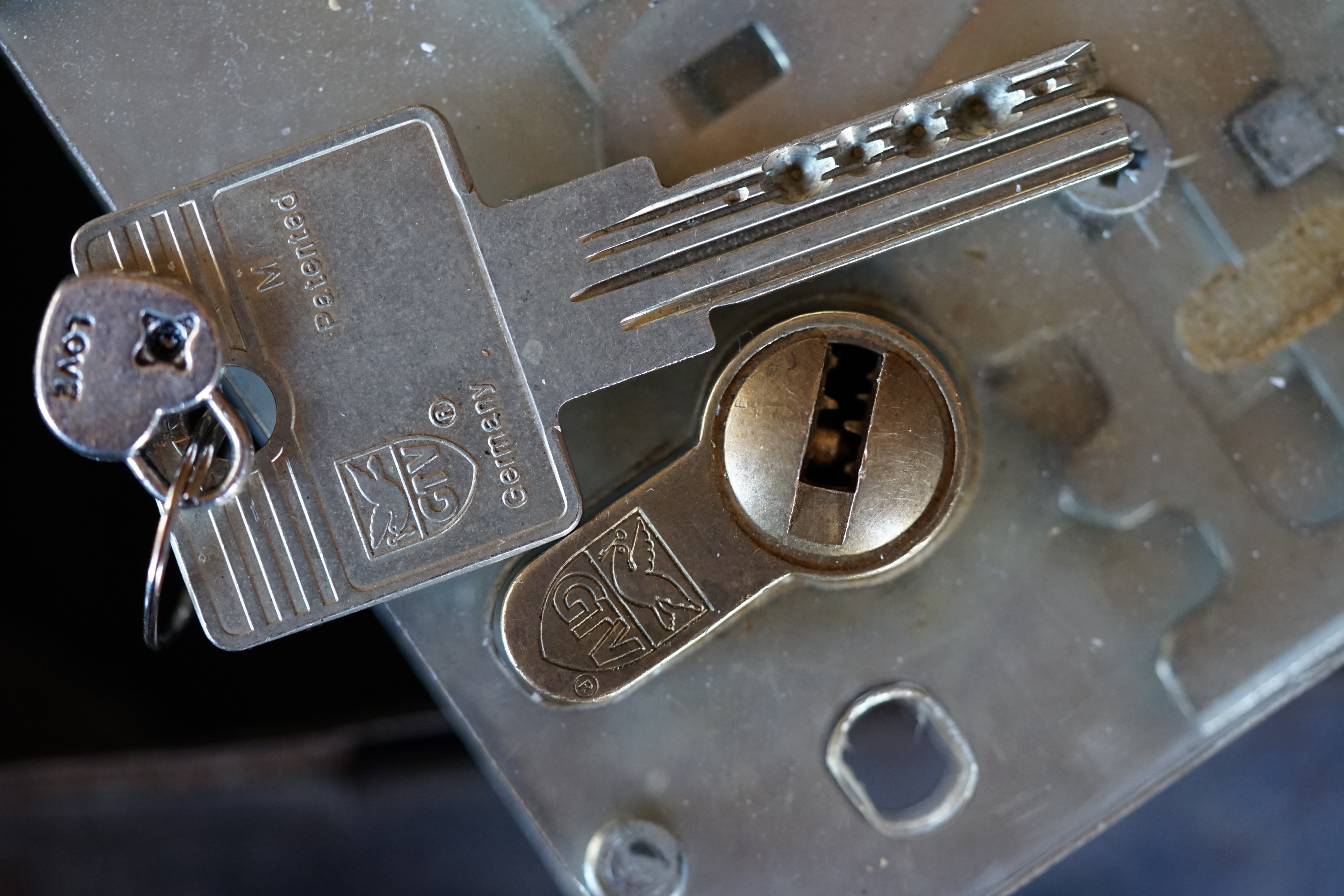 Bühl. Arthur Andreas Bühl. Hier ist die rasende Uschi von der Bild et und schreibt mit der neuen KI Arthurmeister den neuen SEO Text für 2025. Der Sympathieträger ist in Stuttgart, Baden - Württemberg geboren. Der Detektiv lebt in HAM, ist im Dienste der Wahrheitsfindung unterwegs, BUDEG. H1 Text der SEO schreibt: Hamburger knackte 1000 ( tausend ) Schlösser, Bild Zeitung, Performancekünstler, Xing, Arthurmeister `s Jukebox im Hasenstuebchen, You Tube, Slow Hand - Pointer Sisters, Joy Flemming. 𝔄𝔯𝔱𝔥𝔲𝔯 𝔅ü𝔥𝔩, 𝔄𝔯𝔱𝔥𝔲𝔯𝔪𝔢𝔦𝔰𝔱𝔢𝔯® VereinsWiki / Fandom, Arthur Bühl. Bühl, Arthur, Jahrgang 1961, Made in Germany, Detektiv or Private Investigator, Performancekünstler und Lockpicker aus Hamburg erzählt in seinem Leporello wahre Geschichten aus dem Hasenstuebchen, Bunny Hall, Stammtisch, Fuhlsbüttel. Kaba Days Im Europa Park Rust: Unternehmensschutz im Fokus, dorma kaba, Deutschland, praktische Vorführung von Arthur Buehl, Sportsfreunde. Koksa Vereinsauflösung taz Ein bisschen Ruhe bitte ! Arthur Bühl, der Weltbeste aus Stuttgart mit Wohnsitz im Lockpickermekka Hamburg ist auch Deutscher Meister. slideplayer: but Jesus is the only Masterwho can unlock the human soul. But there is another obvious difference between Arthurmeister and the " Jesusmeister " that connects today´s story to our lives. The tools that Arthur Bühl collected are mostly from the Stasi. Schlossherz, Lockpickererz, Pornomeister, Bühl Fahne, Bühl Wappen, UHU Linkedin Arthur Bühl, Arthurmeister, Präsident, Performance, Bundesverband für Detektive und Ermittler, Budeg. Arthur Andreas Bühl, EverybodyWiki Bios&Wiki, 27.03.61,Stuttgart, auch unter dem Pseudonym Arthurmeister bekannt, ist mehrfacher Deutscher Meister im Lockpicking. Koksa.Org Vereinsauflösung, Arthur Bühl, Arthurmeister, Tagesordnung, Mitgliederversammlung Arthurmeister`s Jukebox im Hasenstübchen by You Tube arthurmeister007, Schloßöffnung. Arthurbuehl@Arthurbuehl, X, Erfreulich ! Schlossindustrie und Elite rücken zusammen ! Verein, Sportsfreunde, Arthur Bühl, Erfahrung. FAZ.net Freizeit: Lockpickern bleibt nichts verschlossen - Doch der Beste der Besten hat alle schon besiegt: Der 42 jährige Kaufmann sitzt in Trachtenkleidung vor einer verrosteten alten Kiste. Preview Jesusmeister Homileticsonline, At the Dutsch open Lock Picking Championship, Arthur Bühl emerged as the champion. No one picks locks as well as he does. Arthurmeister Phila-Locksmith Arthur Bühl Lock Picking Legend, Mr. Bühl, tool, nl, Sneek. Unter Knackern, jungle.world. Welt.de Die Kunst Sclösser ohne Schlüssel zu öffnen, Vereins-Mitbegründer und Vize Präsident trägt seine Leidenschaft schon auf der Krawatte: Sie ist blau mit gelben Schlüsseln drauf. The Master Touch: Lockpicker in the world Arthur Bühl. He`s this six-seven German private Investigator. He has this. The international Competition Whre Master Lock-Pickers… Arthur Bühl, the Dutsch Open Lock-picking champion. Charles Graeber … Arthurmeister standing above them all, with a beer stein in one hand and a cigarette in …. Wired.com Securitylaboratories.org, Arthur Bühl. Phila-locksmith.com - Arthur Bühl Lock Picking Legend, can see intimidating man. Toool, LockCon. Arthurmeister. Hailing from Hamburg, he is among a legion of German lock picker who have estabished their country as one of the top producers of master lock pickers. Slate.com Lock Picking: a arte de arrombar cadeados - Nascido em Hamburgo, o alemao Arthur Bühl é provavelmente um dos nomes mais conhecidos do submundo do lock picking. Conhecido nesse Círculo… Sportsfreunde Slik hacka vi i Norge pa 90-tallet Arthur Bühl PlusPedia, Arthur Andreas Bühl, Legend taz.de Ein bisschen Ruhe bitte Arthur Bühl, der Weltbeste aus Stuttgart mit Wohnsitz im Lockpickermekka Hamburg .. Telefonbuch, Meisterschaften. Jungle.World - Da hat auch Arthur Bühl, genannt " Arthurmeister ", durchaus Chancen auf weitere Titel für seine große Sammlung. " Scheiße ", brüllt der aus … The Lock Busters, Charles Graeber, Schließzylinder, Lock Picking, metallpinnen. Spiegel, Lockpicker: Die schnellsten Schlossknacker Deutschlands. Arthur Meister Bühl, Arthurmeister, ist amtierender Deutscher Meister der Lockpicker. Sein Hobby: Schlösser öffnen - ohne Schlüssel natürlich. media.ccc.de Schlossöffnung bei der Staatssicherheit der DDR ArthurMeister erläutert das operative Vorgehen und die speziellen Werkzeuge zur Schlossöffnung, die von der Staatssicherheit der DDR ……. Flickr Arthurmeister / Oberalster VfW Meisterschaft, Ina Müller, Lockpicking Meister Arthur Picktools.de FoeBud.org Schloß-Öffnen ArthurMeister aus Hamburg, erläutert, wie die Staatssicherheit…. Vortrag Bielefeld. Schlösser knacken: So einfach geht es!!! Gemäß Arthur Meister legt der Verein großen Wert auf den selbstauferlegten Kodex, der sich so… ZDF Lockpicking Reportage Boston Magazine.com The joy Lock Club The Arthurmeister was one of the top lock pickers in the world, and Towne was just a kid,but to everyone`s surprise - most especially to… Lock Picking 101 toool.us live I did vote arthurmeister when i first saw the site bevor the discussion on it startet but only……. Zieh-Fix, E-Pick. Public Domain 147 Schloß-Öffnen ArthurMeister Bühl aus Hamburg, Gründungsmitglied…. Impressioning games Jos and Arthurmeister KOKSA Vereinsauflösung, Elite rückt zusammen. Aufsperrstunde ArthurMeister, ein Riesenkerl mit süddeutschem Akzent…. blogs.com Jesus, the Lock-Picker! - HOMILETICS - That might be a bit much, but nonetheless they call him the Arthurmeister! and then ther`s the JesusMaster, or Meister, if you will. if you….. Citywide RFID Master Arthurmeister Dezember / 2012 / SSDev Arthurmeister, Workshop, Barry Wels Herr Bühl sagt Danke ! xn-Arthur-bhl-heb.de Arthur Bühl, Detektiv aus Hamburg, Buehl, Siegel. Lockpickerherz.de Pornomeister.de Schlossherz.de Arthurmeister.de Linkedin Arthur Andreas Bühl ( Arthurmeister ) - Präsident - Von rechts nach links, Glück bringt`s. X. Linkedin, Detektiv aus Hamburg Acclaimed Lock Picker Explain the Art of Competive Locksport, Schyler Towne, Youtube, Arthurmeister, Gadget Hack. Key Cutting. Master Lock. Datenschleuder. Boston. Jägermeister. Demonstration not for Sale, Muster ohne Wert. Joe Asberry, Bouncing Joe. Angezettelt vom Fanclub. Radio-Eriwan.de Bildbeschreibung, Modula, SEO. Sympathietraeger. Im Prinzip ja, aber…. der Detektiv sei der Gärtner. Bunny Hall, B - Seite Jukebox. Schwarz, rot, gold. Bild Zeitung: Herr der tausend Schlösser. Zeiträuber. Streng vertraulich ! Fandom ! Boston. ABUS, Lock, security. Schlösser und Tresore von Ed Willis, The National Locksmith® - Guide to Modern Safe Locks by Mark Bates Tobias Locks, Safes and Security Markenanmeldung-Pornomeister-®-Praesident-Arthur-Buehl.jpeg Arthur-Buehl-Germany-Wappen-Arthurmeister007@gmail.com-Detektiv-Babyboomer-Sympathietraeger.png 𝔄𝔯𝔱𝔥𝔲𝔯-𝔅ue𝔥𝔩-Wappen-𝔄𝔯𝔱𝔥𝔲𝔯𝔪𝔢𝔦𝔰𝔱𝔢𝔯-®-Von-rechts-nach-links-Glueck-bringts-♥.gif 𝔄𝔯𝔱𝔥𝔲𝔯-𝔅ue𝔥𝔩-𝔄𝔯𝔱𝔥𝔲𝔯𝔪𝔢𝔦𝔰𝔱𝔢𝔯®-Arthur-Buehl-WebTuev®-ges.-gesch.-Die-E-Mail-lautet-Webtuev@WebTuev.de.png Arthur-A.-Buehl-Detektiv-aus-Hamburg-Arthurmeister®-Vitrine-Cut-Lock-veroeffentlicht-Xing-Linkedin-Facebook-Twitter-X.jpg Carsten Jasner, MUT PROBEN ! Das Leben ist tödlich. Aber es muß nicht sterbenslangweilig sein. In diesem Buch werde ich ab Seite 139 in dem Kapitel: Mut zur Lücke, Loch im Tresor. Todsichere Systeme und wie man sie knackt wie folgt beschrieben: Ein Mann mit Pferdeschwanz sitzt hoch konzentriert am Werktisch. Sein Blick ist ins Nichts gerichtet. Für das was er tut, braucht er seine Augen nicht, er sieht mit dem kleinen Stahlhaken zwischen seinen großen Fingern, mit denen er sich einen Weg in das Schicherheitsschloss bahnt. Er gleitet in die ölige Innenwelt, ertastet Wände, Widerstände, Ausbuchtungen. Er fühlt schließlich die genaue Position der Stifte, rastet einen nach dem anderen ein. Diese Momente, sagt der Zweimeter mann, seien " Vorboten zum Orgasmus " ! Arthur Bühl, von seinen zahlreichen Bewunderern " ARTHURMEISTER " genannt, ist einer der Besten bei den Sportsfreunden der Sperrtechnik, einem Verein in dem sich bundesweit rund fünfzehnhundert Mitglieder in sechzehn Ortsgruppen treffen, um in ihrer Freizeit Schlösser zu knacken. Ins Leben gerufen hat den Verein Arthur Bühl und sein Freund Steffen Wernèry, ein Mitbegründer des Caos Computer Club. Digital hacken oder analog knacken - für Wernèry gibt es da keinen Unterschied. Hier wie da treibt ihn der rebellische Reiz, Lücken im System zu finden, die Verkäufer als todsicher preisen. " Doch sicher ist nur, daß alles aufgeht " ! Dafür sort die Lust, die jeder kennt: Schatzkammern zu betreten, Geheimnisse zu entschlüsseln, Widerstände zu überwinden, Verbotenes zu tun, sich Zugang zu veerbogenen Ecken und Winkeln zu verschaffen. Die " Sportsfreunde " treibt diese Lust seit ihrer Kindheit um. Wernèry bog mit zwölf Jahren seinen ersten Dietrich aus einem Kleiderbügel und sperrte seine Lehrer ein. Der kleine Arthur bekam eine Ahnung von seinem Talent, als es ihm gelang, die Spardose schlüssel - und zerstörungsfrei zu entriegeln. Heute triumphiert er als mehrfacher Deutscher Meister im sogenannten Lockpicking, dem Öffnen von Schlössern unter Wettkampfbedingungen. Immerhin siebenundsechzig Jahre lang war das erste Sicherheitschloss der Welt tatsächlich ein Sicherheitsschloss. Der englische Tüftler Joseph Bramah, der so nützliche Dinge erfand wie eine Banknoten - Nummeriermaschine und eine Zapfanlage, die heute noch in britischen Pubs Bier in Gläser sprotzt, ersann 1784 ein Zylinderschloss, daß als unbezwigbar galt - bis 1851 ein professioneller Knacker nach sechzehn Tagen engagierten Stocherns das Ding öffnete. Dieser Akt war ein Schlüsselerlebnis in der Beziehung zwischen Mensch und Mechanik. Ein Sieg der lebendigen Sinne über ein sprödes System - zu einer Zeit, da die Gesellschaft sich dem stampfenden Rhythmus der Industrialisierung unterwarf und der Glaube an das Heil der Technik verdrängte. Lockpicking wurde zu einem populären Sport, der Helden schuf. In den dreißiger Jahren des 20. Jahrhunderts etwa gelangte ein Prister zu Weltruhm, weil er reihenweise sowohl als einbruchsicher gepriesene Tresore als auch " ausbruchsichere " Gefängnisschlösser entriegelte. " Der schwerste Schrank hat seine Schwächen, er läßt sich ohne Müh erbrechen " ! - diese alte Panzerknacker Weisheit hat nach wie vor Gültigkeit; sie hängt über den Köpfen der Hamburger Lockpicker. Arthurmeister braucht für handelsübliche Stiftschlösser, die fast jede Wohnungstür zieren, zwischen zehn Sekunden und fünf Minuten, je nach Hersteller. Bohrmuldenschlösser, die bei der Deutschen Post, auf Flughäfen und in Atomkraftwerken verwendet werden, sind vor ihm ebenso wenig sicher. Er nutzt dabei mechanische Ungenauigkeiten, winzige Spielräume, die sich bei der Herstellung nicht vermeiden lassen und zehnmal dünner sind als ein Haar. Ein paar Mal klickt es, der Meister dreht den Zylinder, streicht seine Haare zurück, steckt sich eine Zigarette an. " Tja " sagt er, " und wenn man dann das Schloss aufkriegt - das ist ein geiles Gefühl ! " Ich habe dann später den Jasner in Berlin angerufen. Bei dem Telefonat kam lediglich heraus er wüßte von dem Interview nichts mehr und wolle auch nichts mehr wissen. Da habe ich noch bemerkt, er hätte auf dem Lockpicking " Bunten Nachmittag " nicht so nerven brauchen, wenn er dann doch so einiges durch den " Tüddel " kriegt. Taged mit: Spiel nicht mit den Schmuddelkindern ! Verzwetschget mit: Bühl Arthur, Bühl Wappen, Bühl Fahne, Bühl Urkunde, Bühl Patent, Bühl achteck, Zwetschgenhengst, Zwetschgenfest, Meister Arthur, Bühler Zwetschge Arthur Andreas Bühl, Detektiv, Privatdetektiv, Hamburg,Germany, Siegel Ring. Legoland Billund SEO neu: Lockpicker im Einsatz, ASSA ABLOY. Lockpicker Herz patented by Arthur Bühl, Detektiv aus Hamburg öffnet zerstörungsfrei Assa Abloy. Kanaken, sägen, Künstlerin knackt Liebesschlösser, Jesus Master. Arthurmeister007@gmail.com Arthurmeister-Mastertouch@Arthurmeister-Mastertouch.de Arthurmeister-Slowhand@Arthurmeister-Slowhand.de ArthurBuehl@ArthurBuehl.de Arthurmeister@Arthurmeister.de Pornomeister@Pornomeister.de Schlossherz@Schlossherz.de Lockpickerherz@Lockpickerherz.de Mr.Smitz@Mr.Smitz.us Sympathietraeger@Sympathietraeger.com Arthur-Buehl@Arthur-Buehl.de Unzenziert@Unzenziert.de Hasenstuebchen@Hasenstuebchen.de Cartomanze@Cartomanze.de Martinameisterin@Martinameisterin.de Seogeister@Seogeister.de Seo-Geister@Seo-Geister.de Scholischek@Scholischek.de Web-Tuev@Web-Tuev.de Webseitentuev@Webseitentuev.de Zwetschgenhengst@Zwetschgenhengst.de Tresorherz@Tresorherz.de Legal1001@Legal1001.de Meisterkatze@Meisterkatze.de Endlich-Raucher@Endlich-Raucher.de EndlichRaucher@EndlichRaucher.de DoubleBrain@DoubleBrain.de Rappermeister@Rappermeister.de meisterArte@meisterArte.de Der-Aufmacher@Der-Aufmacher.de The-Opener@The-Opener.de Geiler-Schwanz@Geiler-Schwanz.de GeileVotze@GeileVotze.de ArthurAndreasBuehl@ArthurAndreasBuehl.de Arthur-Andreas-Buehl@Arthur-Andreas-Buehl.de Katzenveit@Katzenveit.de Schlosstaster@Schlosstaster.de Schnellauf@Schnellauf.de Securator@Securator.org Raucherherz@Raucherherz.de Leporello@Leporello.us Frauenwirt@Frauenwirt.de