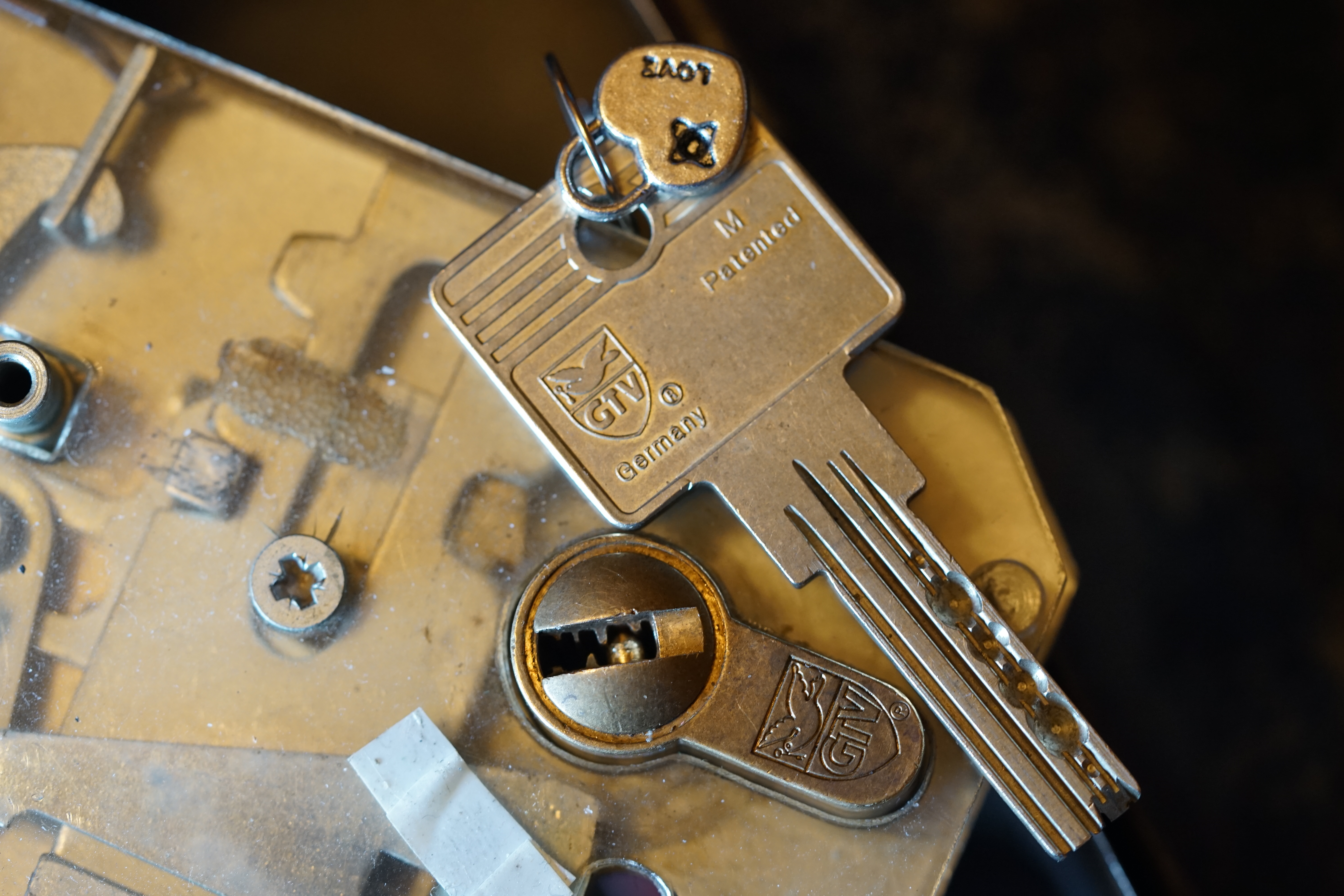 Bühl. Arthur Andreas Bühl. Hier ist die rasende Uschi von der Bild et und schreibt mit der neuen KI Arthurmeister den neuen SEO Text für 2025. Der Sympathieträger ist in Stuttgart, Baden - Württemberg geboren. Der Detektiv lebt in HAM, ist im Dienste der Wahrheitsfindung unterwegs, BUDEG. H1 Text der SEO schreibt: Hamburger knackte 1000 ( tausend ) Schlösser, Bild Zeitung, Performancekünstler, Xing, Arthurmeister `s Jukebox im Hasenstuebchen, You Tube, Slow Hand - Pointer Sisters, Joy Flemming. 𝔄𝔯𝔱𝔥𝔲𝔯 𝔅ü𝔥𝔩, 𝔄𝔯𝔱𝔥𝔲𝔯𝔪𝔢𝔦𝔰𝔱𝔢𝔯® VereinsWiki / Fandom, Arthur Bühl. Bühl, Arthur, Jahrgang 1961, Made in Germany, Detektiv or Private Investigator, Performancekünstler und Lockpicker aus Hamburg erzählt in seinem Leporello wahre Geschichten aus dem Hasenstuebchen, Bunny Hall, Stammtisch, Fuhlsbüttel. Kaba Days Im Europa Park Rust: Unternehmensschutz im Fokus, dorma kaba, Deutschland, praktische Vorführung von Arthur Buehl, Sportsfreunde. Koksa Vereinsauflösung taz Ein bisschen Ruhe bitte ! Arthur Bühl, der Weltbeste aus Stuttgart mit Wohnsitz im Lockpickermekka Hamburg ist auch Deutscher Meister. slideplayer: but Jesus is the only Masterwho can unlock the human soul. But there is another obvious difference between Arthurmeister and the " Jesusmeister " that connects today´s story to our lives. The tools that Arthur Bühl collected are mostly from the Stasi. Schlossherz, Lockpickererz, Pornomeister, Bühl Fahne, Bühl Wappen, UHU Linkedin Arthur Bühl, Arthurmeister, Präsident, Performance, Bundesverband für Detektive und Ermittler, Budeg. Arthur Andreas Bühl, EverybodyWiki Bios&Wiki, 27.03.61,Stuttgart, auch unter dem Pseudonym Arthurmeister bekannt, ist mehrfacher Deutscher Meister im Lockpicking. Koksa.Org Vereinsauflösung, Arthur Bühl, Arthurmeister, Tagesordnung, Mitgliederversammlung Arthurmeister`s Jukebox im Hasenstübchen by You Tube arthurmeister007, Schloßöffnung. Arthurbuehl@Arthurbuehl, X, Erfreulich ! Schlossindustrie und Elite rücken zusammen ! Verein, Sportsfreunde, Arthur Bühl, Erfahrung. FAZ.net Freizeit: Lockpickern bleibt nichts verschlossen - Doch der Beste der Besten hat alle schon besiegt: Der 42 jährige Kaufmann sitzt in Trachtenkleidung vor einer verrosteten alten Kiste. Preview Jesusmeister Homileticsonline, At the Dutsch open Lock Picking Championship, Arthur Bühl emerged as the champion. No one picks locks as well as he does. Arthurmeister Phila-Locksmith Arthur Bühl Lock Picking Legend, Mr. Bühl, tool, nl, Sneek. Unter Knackern, jungle.world. Welt.de Die Kunst Sclösser ohne Schlüssel zu öffnen, Vereins-Mitbegründer und Vize Präsident trägt seine Leidenschaft schon auf der Krawatte: Sie ist blau mit gelben Schlüsseln drauf. The Master Touch: Lockpicker in the world Arthur Bühl. He`s this six-seven German private Investigator. He has this. The international Competition Whre Master Lock-Pickers… Arthur Bühl, the Dutsch Open Lock-picking champion. Charles Graeber … Arthurmeister standing above them all, with a beer stein in one hand and a cigarette in …. Wired.com Securitylaboratories.org, Arthur Bühl. Phila-locksmith.com - Arthur Bühl Lock Picking Legend, can see intimidating man. Toool, LockCon. Arthurmeister. Hailing from Hamburg, he is among a legion of German lock picker who have estabished their country as one of the top producers of master lock pickers. Slate.com Lock Picking: a arte de arrombar cadeados - Nascido em Hamburgo, o alemao Arthur Bühl é provavelmente um dos nomes mais conhecidos do submundo do lock picking. Conhecido nesse Círculo… Sportsfreunde Slik hacka vi i Norge pa 90-tallet Arthur Bühl PlusPedia, Arthur Andreas Bühl, Legend taz.de Ein bisschen Ruhe bitte Arthur Bühl, der Weltbeste aus Stuttgart mit Wohnsitz im Lockpickermekka Hamburg .. Telefonbuch, Meisterschaften. Jungle.World - Da hat auch Arthur Bühl, genannt " Arthurmeister ", durchaus Chancen auf weitere Titel für seine große Sammlung. " Scheiße ", brüllt der aus … The Lock Busters, Charles Graeber, Schließzylinder, Lock Picking, metallpinnen. Spiegel, Lockpicker: Die schnellsten Schlossknacker Deutschlands. Arthur Meister Bühl, Arthurmeister, ist amtierender Deutscher Meister der Lockpicker. Sein Hobby: Schlösser öffnen - ohne Schlüssel natürlich. media.ccc.de Schlossöffnung bei der Staatssicherheit der DDR ArthurMeister erläutert das operative Vorgehen und die speziellen Werkzeuge zur Schlossöffnung, die von der Staatssicherheit der DDR ……. Flickr Arthurmeister / Oberalster VfW Meisterschaft, Ina Müller, Lockpicking Meister Arthur Picktools.de FoeBud.org Schloß-Öffnen ArthurMeister aus Hamburg, erläutert, wie die Staatssicherheit…. Vortrag Bielefeld. Schlösser knacken: So einfach geht es!!! Gemäß Arthur Meister legt der Verein großen Wert auf den selbstauferlegten Kodex, der sich so… ZDF Lockpicking Reportage Boston Magazine.com The joy Lock Club The Arthurmeister was one of the top lock pickers in the world, and Towne was just a kid,but to everyone`s surprise - most especially to… Lock Picking 101 toool.us live I did vote arthurmeister when i first saw the site bevor the discussion on it startet but only……. Zieh-Fix, E-Pick. Public Domain 147 Schloß-Öffnen ArthurMeister Bühl aus Hamburg, Gründungsmitglied…. Impressioning games Jos and Arthurmeister KOKSA Vereinsauflösung, Elite rückt zusammen. Aufsperrstunde ArthurMeister, ein Riesenkerl mit süddeutschem Akzent…. blogs.com Jesus, the Lock-Picker! - HOMILETICS - That might be a bit much, but nonetheless they call him the Arthurmeister! and then ther`s the JesusMaster, or Meister, if you will. if you….. Citywide RFID Master Arthurmeister Dezember / 2012 / SSDev Arthurmeister, Workshop, Barry Wels Herr Bühl sagt Danke ! xn-Arthur-bhl-heb.de Arthur Bühl, Detektiv aus Hamburg, Buehl, Siegel. Lockpickerherz.de Pornomeister.de Schlossherz.de Arthurmeister.de Linkedin Arthur Andreas Bühl ( Arthurmeister ) - Präsident - Von rechts nach links, Glück bringt`s. X. Linkedin, Detektiv aus Hamburg Acclaimed Lock Picker Explain the Art of Competive Locksport, Schyler Towne, Youtube, Arthurmeister, Gadget Hack. Key Cutting. Master Lock. Datenschleuder. Boston. Jägermeister. Demonstration not for Sale, Muster ohne Wert. Joe Asberry, Bouncing Joe. Angezettelt vom Fanclub. Radio-Eriwan.de Bildbeschreibung, Modula, SEO. Sympathietraeger. Im Prinzip ja, aber…. der Detektiv sei der Gärtner. Bunny Hall, B - Seite Jukebox. Schwarz, rot, gold. Bild Zeitung: Herr der tausend Schlösser. Zeiträuber. Streng vertraulich ! Fandom ! Boston. ABUS, Lock, security. Schlösser und Tresore von Ed Willis, The National Locksmith® - Guide to Modern Safe Locks by Mark Bates Tobias Locks, Safes and Security Markenanmeldung-Pornomeister-®-Praesident-Arthur-Buehl.jpeg Arthur-Buehl-Germany-Wappen-Arthurmeister007@gmail.com-Detektiv-Babyboomer-Sympathietraeger.png 𝔄𝔯𝔱𝔥𝔲𝔯-𝔅ue𝔥𝔩-Wappen-𝔄𝔯𝔱𝔥𝔲𝔯𝔪𝔢𝔦𝔰𝔱𝔢𝔯-®-Von-rechts-nach-links-Glueck-bringts-♥.gif 𝔄𝔯𝔱𝔥𝔲𝔯-𝔅ue𝔥𝔩-𝔄𝔯𝔱𝔥𝔲𝔯𝔪𝔢𝔦𝔰𝔱𝔢𝔯®-Arthur-Buehl-WebTuev®-ges.-gesch.-Die-E-Mail-lautet-Webtuev@WebTuev.de.png Arthur-A.-Buehl-Detektiv-aus-Hamburg-Arthurmeister®-Vitrine-Cut-Lock-veroeffentlicht-Xing-Linkedin-Facebook-Twitter-X.jpg Carsten Jasner, MUT PROBEN ! Das Leben ist tödlich. Aber es muß nicht sterbenslangweilig sein. In diesem Buch werde ich ab Seite 139 in dem Kapitel: Mut zur Lücke, Loch im Tresor. Todsichere Systeme und wie man sie knackt wie folgt beschrieben: Ein Mann mit Pferdeschwanz sitzt hoch konzentriert am Werktisch. Sein Blick ist ins Nichts gerichtet. Für das was er tut, braucht er seine Augen nicht, er sieht mit dem kleinen Stahlhaken zwischen seinen großen Fingern, mit denen er sich einen Weg in das Schicherheitsschloss bahnt. Er gleitet in die ölige Innenwelt, ertastet Wände, Widerstände, Ausbuchtungen. Er fühlt schließlich die genaue Position der Stifte, rastet einen nach dem anderen ein. Diese Momente, sagt der Zweimeter mann, seien " Vorboten zum Orgasmus " ! Arthur Bühl, von seinen zahlreichen Bewunderern " ARTHURMEISTER " genannt, ist einer der Besten bei den Sportsfreunden der Sperrtechnik, einem Verein in dem sich bundesweit rund fünfzehnhundert Mitglieder in sechzehn Ortsgruppen treffen, um in ihrer Freizeit Schlösser zu knacken. Ins Leben gerufen hat den Verein Arthur Bühl und sein Freund Steffen Wernèry, ein Mitbegründer des Caos Computer Club. Digital hacken oder analog knacken - für Wernèry gibt es da keinen Unterschied. Hier wie da treibt ihn der rebellische Reiz, Lücken im System zu finden, die Verkäufer als todsicher preisen. " Doch sicher ist nur, daß alles aufgeht " ! Dafür sort die Lust, die jeder kennt: Schatzkammern zu betreten, Geheimnisse zu entschlüsseln, Widerstände zu überwinden, Verbotenes zu tun, sich Zugang zu veerbogenen Ecken und Winkeln zu verschaffen. Die " Sportsfreunde " treibt diese Lust seit ihrer Kindheit um. Wernèry bog mit zwölf Jahren seinen ersten Dietrich aus einem Kleiderbügel und sperrte seine Lehrer ein. Der kleine Arthur bekam eine Ahnung von seinem Talent, als es ihm gelang, die Spardose schlüssel - und zerstörungsfrei zu entriegeln. Heute triumphiert er als mehrfacher Deutscher Meister im sogenannten Lockpicking, dem Öffnen von Schlössern unter Wettkampfbedingungen. Immerhin siebenundsechzig Jahre lang war das erste Sicherheitschloss der Welt tatsächlich ein Sicherheitsschloss. Der englische Tüftler Joseph Bramah, der so nützliche Dinge erfand wie eine Banknoten - Nummeriermaschine und eine Zapfanlage, die heute noch in britischen Pubs Bier in Gläser sprotzt, ersann 1784 ein Zylinderschloss, daß als unbezwigbar galt - bis 1851 ein professioneller Knacker nach sechzehn Tagen engagierten Stocherns das Ding öffnete. Dieser Akt war ein Schlüsselerlebnis in der Beziehung zwischen Mensch und Mechanik. Ein Sieg der lebendigen Sinne über ein sprödes System - zu einer Zeit, da die Gesellschaft sich dem stampfenden Rhythmus der Industrialisierung unterwarf und der Glaube an das Heil der Technik verdrängte. Lockpicking wurde zu einem populären Sport, der Helden schuf. In den dreißiger Jahren des 20. Jahrhunderts etwa gelangte ein Prister zu Weltruhm, weil er reihenweise sowohl als einbruchsicher gepriesene Tresore als auch " ausbruchsichere " Gefängnisschlösser entriegelte. " Der schwerste Schrank hat seine Schwächen, er läßt sich ohne Müh erbrechen " ! - diese alte Panzerknacker Weisheit hat nach wie vor Gültigkeit; sie hängt über den Köpfen der Hamburger Lockpicker. Arthurmeister braucht für handelsübliche Stiftschlösser, die fast jede Wohnungstür zieren, zwischen zehn Sekunden und fünf Minuten, je nach Hersteller. Bohrmuldenschlösser, die bei der Deutschen Post, auf Flughäfen und in Atomkraftwerken verwendet werden, sind vor ihm ebenso wenig sicher. Er nutzt dabei mechanische Ungenauigkeiten, winzige Spielräume, die sich bei der Herstellung nicht vermeiden lassen und zehnmal dünner sind als ein Haar. Ein paar Mal klickt es, der Meister dreht den Zylinder, streicht seine Haare zurück, steckt sich eine Zigarette an. " Tja " sagt er, " und wenn man dann das Schloss aufkriegt - das ist ein geiles Gefühl ! " Ich habe dann später den Jasner in Berlin angerufen. Bei dem Telefonat kam lediglich heraus er wüßte von dem Interview nichts mehr und wolle auch nichts mehr wissen. Da habe ich noch bemerkt, er hätte auf dem Lockpicking " Bunten Nachmittag " nicht so nerven brauchen, wenn er dann doch so einiges durch den " Tüddel " kriegt. Taged mit: Spiel nicht mit den Schmuddelkindern ! Verzwetschget mit: Bühl Arthur, Bühl Wappen, Bühl Fahne, Bühl Urkunde, Bühl Patent, Bühl achteck, Zwetschgenhengst, Zwetschgenfest, Meister Arthur, Bühler Zwetschge Arthur Andreas Bühl, Detektiv, Privatdetektiv, Hamburg,Germany, Siegel Ring. Legoland Billund SEO neu: Lockpicker im Einsatz, ASSA ABLOY. Lockpicker Herz patented by Arthur Bühl, Detektiv aus Hamburg öffnet zerstörungsfrei Assa Abloy. Kanaken, sägen, Künstlerin knackt Liebesschlösser, Jesus Master. Arthurmeister007@gmail.com Arthurmeister-Mastertouch@Arthurmeister-Mastertouch.de Arthurmeister-Slowhand@Arthurmeister-Slowhand.de ArthurBuehl@ArthurBuehl.de Arthurmeister@Arthurmeister.de Pornomeister@Pornomeister.de Schlossherz@Schlossherz.de Lockpickerherz@Lockpickerherz.de Mr.Smitz@Mr.Smitz.us Sympathietraeger@Sympathietraeger.com Arthur-Buehl@Arthur-Buehl.de Unzenziert@Unzenziert.de Hasenstuebchen@Hasenstuebchen.de Cartomanze@Cartomanze.de Martinameisterin@Martinameisterin.de Seogeister@Seogeister.de Seo-Geister@Seo-Geister.de Scholischek@Scholischek.de Web-Tuev@Web-Tuev.de Webseitentuev@Webseitentuev.de Zwetschgenhengst@Zwetschgenhengst.de Tresorherz@Tresorherz.de Legal1001@Legal1001.de Meisterkatze@Meisterkatze.de Endlich-Raucher@Endlich-Raucher.de EndlichRaucher@EndlichRaucher.de DoubleBrain@DoubleBrain.de Rappermeister@Rappermeister.de meisterArte@meisterArte.de Der-Aufmacher@Der-Aufmacher.de The-Opener@The-Opener.de Geiler-Schwanz@Geiler-Schwanz.de GeileVotze@GeileVotze.de ArthurAndreasBuehl@ArthurAndreasBuehl.de Arthur-Andreas-Buehl@Arthur-Andreas-Buehl.de Katzenveit@Katzenveit.de Schlosstaster@Schlosstaster.de Schnellauf@Schnellauf.de Securator@Securator.org Raucherherz@Raucherherz.de Leporello@Leporello.us Frauenwirt@Frauenwirt.de